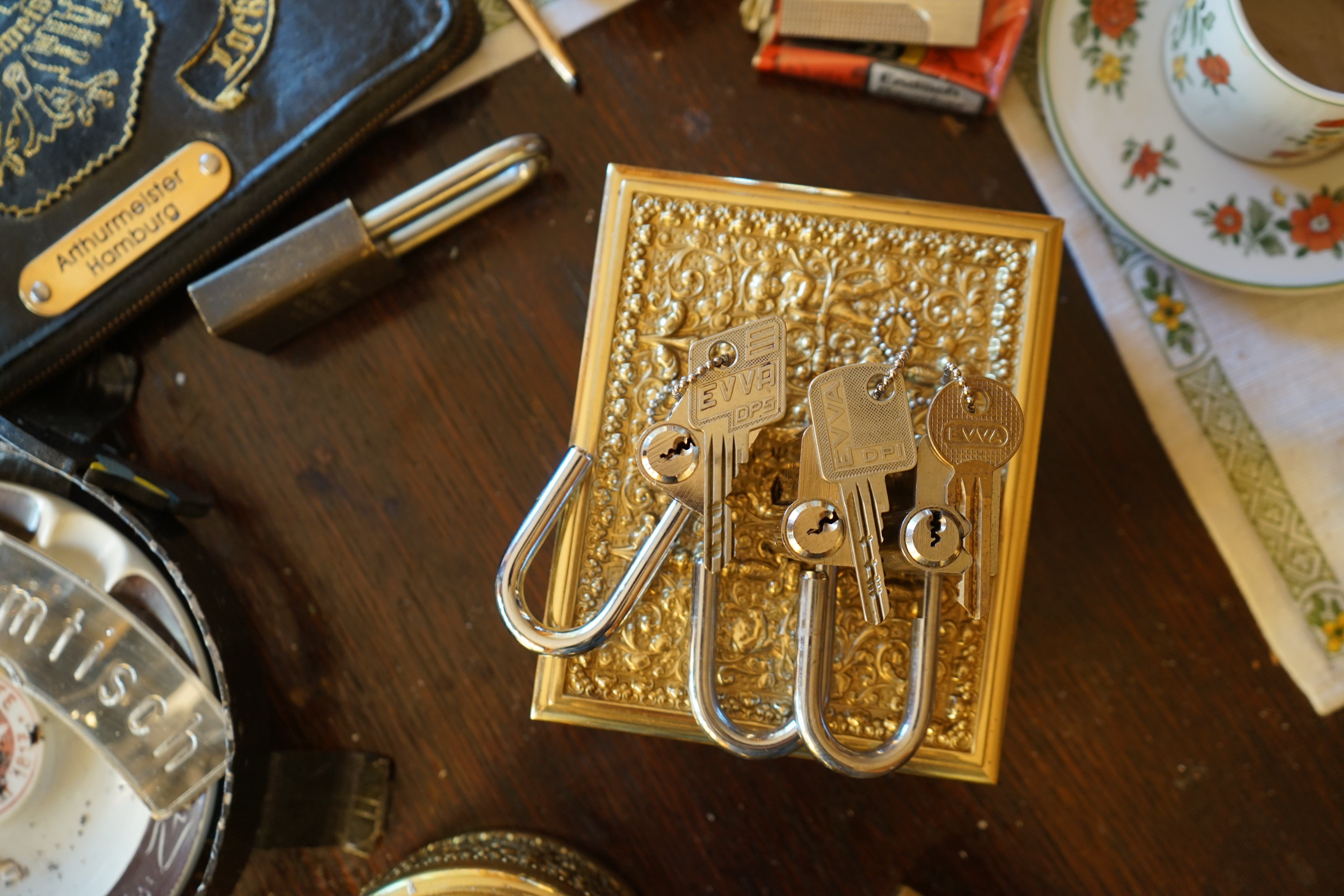 Arthurmeister007@gmail.com 𝔄𝔯𝔱𝔥𝔲𝔯 𝔅ü𝔥𝔩, 𝔄𝔯𝔱𝔥𝔲𝔯𝔪𝔢𝔦𝔰𝔱𝔢𝔯 ® Stück Davon schwarze Katze, Zwei Katzenkopf Schlösser Zunft, Schlosser, Zunftabzeichen, Wappen, Geselle, Anstecknadel, Verbandsabzeichen, Stück Davon. Die nicht alltägliche Form eines Truhenschlossen führte dazu, das man die Schlosser im Zunftleben scherzhaft ironisierend Katzenköpfe nannte. Der Spitzname erhielt sich durch die Jahrhunderte. Und der Katzenkopf wurde damit zu einem Symbol. Er erscheint auf der Anstecknadel, die heute der Schlosser als Verbandabzeichen tragen kann. Die auf der Nadel angebrachte Inschrift " Stück Davon " erklärt sich wie folgt: Der wandernde Schlossergeselle sprach bei einem Meister um Arbeit vor. Befragt, ob er das Handwerk verstünde, antwortete er: Stück Davon ! Die zwei Worte wiesen ihn in aller Bescheidenheit als Angehörigen der Zunft aus, der bereit sei noch weiter zu lernen. DoubleBrain ® SEO für heute: Barockschlüssel, Schmiedeeisen, Halme gedreht, Bärte geschnitten, Reiden aufgesetzt, Stahlschnitttechnik, Kapelleneingerichte, Schmiedeeisen, Hohldorn, Gesenk, Pflanzenmotiv, Wappentierschmuck, geschmiedet, gepunzt, Schlüsselgriff beidseitig, halbrelief, Bekrönung auf der einen Seite als männlicher auf der anderen als weiblicher Kopf, Löwenwappen, Delphine, Schwanzflosse, Stilelemente der Reaissance, profilierter Steckhalm, Gesenke und Reide ziseliert, Griffrand, Zwei Schlangen blau angelassen, Eisenblech, Schließblech, Türrahmen, Schlosskasten, Eisenkern, französisch, Zierdecke ausgehauen, eingehauen und getrieben, Rosette, Ringgriff, Rokoko und Schlüssel, eisernes Wiener Barock Hangschloss mit Spreitzfedernverschluss, gefeilt, geschnitten und ziseliert, flacher Steckschlüssel, Eisengrundplatte und zwei Engel mit Trompete, Posaune und Blumengeranke verziert. Figuren, Schmuck, Jagdszene, Empire, Möbelschlösser, Messingzierdecken, Witwerschlüssel, Schlüsselgewalt, Symbol, Sargschlüssel, Silberschlüssel, Hohldorn, Nachbildung, Kammerherrnschlüssel, Bronce, feuervergoldet, Emblem mit Initialien der weltlichen oder kirchlichen Fürsten versehen, die sie verliehen haben. Doppeladler, Reichsapfel, Zepter und Krone, Übergabeschlüssel, magische Stilelemente, östrerreichischer Kammerherrenschlüssel mit Doppeladler, Kordeln und Quasten, Wien, Hoflieferant, Mayestät, päbstlich, ungarisch, bayerisch, in Silber gegossen, Sinsheim, Hohldornschlösser mit Eisenriegeln, Gelenkschlüssel, einfacher Schieberiegel aus Holz, klappbare Doppelschlüssel aus Tirol, Rohrhülse, Bart, Tirol, Kreuz, Herz, Schlüsselgehänge, süddeutsch, Leder, gotisch, Bügel, Tabakspfeifenschlüssel, Schlossergeselle nach bestandener Prüfung, Schlüsselgeschenketui für die Braut: Bund mit fünf Zimmer, Möbel und Kassettenschlüsseln, in der Mitte Haustorschlüssel aus einem Stück geschmiedet, geschnitten und mit Stahlstangen handpoliert auf dem vierseitigen Gesenk in Schreibschrift " Deutsches Empire ", Dreipass, Jugendstil, Doppelrohr, Hauptportal der Jesuitenkirchen Sankt Michael, Der Hammerschlüssel für Weinkeller: der ziselierte aufgesetzte Hammer diente dem Küfner zum abklopfen der Fässer und zum öffnen der Spunde, Enstehungszeit, Hoftheater, bayrisches Nationaltheater in München, Zerstörung, Kunstschlosser, Fritz Nüssel, Heinrich Pankofer, Germany, wissenschaftlich, systematisch, Schlüsselexperte, Sammler, Privatsammlung, Schlüsselzentrale München, Fachmann für Sicherheitsfragen, sachkundig, Experte, versierter Restaurator, historischer Wert, handwerkliches Geschick und seine langjährige Berufserfahrung, Anerkennung, international, Fachmann nicht nur für die Technick von Schlüsseln und Schloss, auch für künstlerische und historische Fragen. Standardwerk Europa, Übersee, offizielle Stellen, Landeskriminalamt, Bundesanwaltschaft, Keltenschlüssel, Vorchristus, Witwenschlüssel, John F. Kennedy, Weisses Haus, Schlossmuseum Velbert, gut verpackt, Pullach, Erfinder und Auror, Leidenschaft, aufschlußreiches Werrk, Memoiren, Töchter, Emmi Seifert, Marlene Nüssel, Frau Anni, Kaminkehrer, Schwanthal, Freund und Helfer der Polizei, mein Leben, Gedichte, Kaffeveranstaltung, Nachbarschaftshilfe, Essen auf Rädern, Schlüsselfigur, tausend Stücke, Keltenzeit, Christus, Kelheim, Exemplare, Ausländische Lehrlinge, Brocken, wiegt fünf Kilo, Schmucksafe, Ludwig XV 1430, Brillianten, Verona, Eisenzeit, Ägypten, Hallstadtzeit, Salzkammergut, Hallstadt Gräberfeld, Epoche, Eisenverhüttung, Salzbergbau, Gerätschaften zu exportieren, geographischer Ort am Nordende des Neuenburger Sees in der Schweiz, Pfalbauten, auf festem Land angelegte Siedlung, europäische Eisenzeit, Kelten Indogermanischen Völkergruppe, Germanen, Rhein, kämperisch, expansionsbereit, Rom, Homer, Dichter, Jugendzeit, halbdunkel, erahnbar, zivisilatorische Dokumente, Dichtung, märchenhaft schöne Gestalt, Götter treten vor uns hin, denen die mittelmerisch kleinasiatische Menschheit Wirkungen und Tätigkeiten zugedacht hat, die diesen Fabelwesen für immer Kontur verliehen haben. So tritt der Schmiedegott Hephaistos lateinisch Vulkanos vor uns hin: Rußig und edel zugleich, genial erfinderisch, ein kunstreicher Handwerkegott. Der zu den 12 Hauptgöttern der griechisch römischen Antike erzählt wird. Jupiter, Himmel, hinabgstürtzt, Entfernung der Erde von den Sternen, Insel Lemlos, Hinkefuss, Gerechtigkeit, alte Fabeln, schöne und liebenswürdige, Eheweib, Museeum of fine Arts in Boston USA, Parmenides Lehrgedicht Balanos, Hammer, Amboss, Feuer, Wasser, glühend, Metall, Hammerschlag, Gußverfahren, gewünschte Form, Holz oder Kohle, warmgeschmiedet, grobkristallin, feinkörnig, Streck und Bruchgrenze, Plinius, samische Künstler, Erzguß, Keltenschlüssel, hochkant durch einen Schlitz in der Tür gesteckt, gedreht, bis er - nun waagrecht - in die Angriffe der im Riegel gelagerten Sperrklötze eingerastet: die Sperrklötze werden angehoben, der Riegel ist entsperrt und lässt sich mit einem ledernen Zugriemen von außen auf und zu ziehen. Griechenland, lakonisch, neues Prinzip, Schlüsselträger, Kaiserzeit, Würde, Statussymbol, Römer, die punische Kriegen das Metallhandelsmonopol an sich gebracht hatten verfügten in reichem Maße über Kupfer, Zink und Zinn. Verschlußriegel, Feder, Lochkanäle, Sperrstifte, entsichert, auf oder zugeschoben, Drehschlüssel, Hangschloss, Spreitzfeder, Kulturlandschaft, Kassetten, Truhen, Türen, Tiermaskendeckel, Pferdegstalt, arabisch, Vexier, indisch, Kugel, Grundform, Volldorn, Technische Feinheit, Eleganz, Zweckgebilde in den Händen von Menschen, die bemüht sind, mit einem rauhen, kriegerischen Leben fertig zu werden, Verteidigung, bedachte Architektur, spürbar, verschlossen, Zierlichkeit, Zeitläufe, Kultur, Willen und Werkstätten in Pompji und Herkulaneum, Wachsmodell Tonmantel gebrannt, schmilzt das Wachs glühend, Nachteil, römisches Imperium, desto länger, primitive Form, Spätantik, Karolingische Kunst, Fräkisches Adelsgeschlecht, Karl der Große, Triebfeder, Höfische und Kirchliche Kreise, Monumental Kunst, Klerikale Kreise, Kulturträger, Elfenbein, Goldschmied, Goldschmiedekunst, geistig - kulturelle Erhellung, Abendland, profunde Bedeutung, Ehefrau, häusliche Gewalt, Vertrauen, Brauch, Kirchweihtag, Steiermark, geweiht, Gnadenschlüssel, Petrus - Schlüssel, Apostel, Pilger, Schenkung, Pabst Pälagius, Gregor, König Alfons von Kastilien, König Alfred, romanischer Stil, schöpferische Kraft, Kunstgewerbe, Klöster, Kostbarkeiten, kunsthandwerklich, Verfeinerung, Raffiniertheit, Formenwelt, Alltag, Kleidung, Ritterrüstung, kraftvoll, primitiv, gotische Epoche, Jan van Eick, Grammatik, Lebensstil, geläutert, gültig, Opulenz der Kleidung, Materialwert, Charme, Sakral, Phantasie, Formensprache, feinsinnig, Steinmetz, Bescheidenheit, Portal, Notre - Dame, Paris, köstlich, kostbar, Mechanismus, Entsperrungsvorgang, Fischblasen, Kreuze, Drei - und Vierpass, grotesk, meisterlich, Handwerkszeug primitiv, Gewirre, Besatzung, Tropfen Öl, rein von Hand, Prochnov, Kunstschreiner, gesunde Männer, Michael Mann, Michael Mann Kästchen, Nürnberg, Augsburg, Fürth, Wörth, Riegelwerk, sauber geätzte und vergoltdete Büchsen und Pistolen aus Eisen. Doppelmeyer, Markgraf, erlassene Strafe, Spinnenschlösser, Deckelunterseite, figürlich, kunstfertigkeit, Schlüsselloch, größere Summen harten Geldes, raffiniert, Spielerei, Kuriusität, Zeugnis, Möbel, Bombast, Schwulst, Liebe, Zäsur, Dreißigjähriger Krieg, Mutter Courage, Armut, Schichten in Deutschland, Reformation, patetisch, Phänomen, Ornament, Pierre Frommerie, Sedan, Berlin, Ebenholz, Emaill, monumental, Signatur, Barock, Formenreichtum, gediegen, summarisch, mittelmäßig, Epochen, Werkleute, Halskette, Mayestät, Spanien, Revolution, Mittelalter, feierlich, Feind, Öffnung der Tore, Kapitulation, Schlüsselsoldat, Mitglied der päbstlichen Schweizer Garde, Pabstwappen, abfällige Bedeutung, Stadtwappen Tabackspfeife, Vierkant, Dolch, Pistolenschlüssel, geheime Nachrichten, Siegel, Hammerschlüssel für einen Weinkeller, Liebende, Angebetete, Ritter, Kreuzzug, Heiliges Land, Kreuzritter, Ehefrau, Märchen, arges oder schönes, es will scheinen, das eine Welt ohne Schlüssel nicht denkbar ist, Paris, Turenschloss, Schlossfalle, Konstruktion, Luxus, Verschwendungssucht, Kleinod, Brilliant, Maillard, König Stanislas, Ballkongitter, Pastellportrait, Museeum der Stadt Nancy, spirituell Sonnenkönig, Prinz Eugen von Savojen, den sublimen Geist seiner Epoche, General Feldmarschall Prinz Freund der Musen, Besieger der Türken, Zunftbuch, Balthasar, Gitter, Porzellan, hochkultiviert, Degengriff, Münchener Hof, Wittelsbach, Gesamtkunstwerk, Johann Joachim Winckelmann, Kleidermode, Reifrock, Schnürrleibchen, Wohnkultur, Neoklassizismus, Möbel, Chubb, Bramah, Inselstaat, Engländer, Ungarn, Italiener, Tossi, Yale, Hobbs, Aber die Bemühungen um immer neue vergrößerte Sicherheit im Bereich des Schlosses gingen weiter. Man glaubte vorübergehend das non plus ultra Sicherheitsschloss konstruiert zu haben und zwar kühn genug, Geldpreise für denjenigen auszusetzen, dem es gelingen würde, diese neuartigen Schlösser aufzusperren. Überraschend geschah das dank der Fertigkeit des Amerikaners Hobbs 1853. Seine Medtode des Aufsperrens ist in der Fachwelt als Hobbsches Öffnungsverfahren bekannt. Es wurde mit Erfolg publiziert, das Kriminelle Hinweise zum Öffnen der Sicherheitsschlösser erhielten. Linus Yale, Fallstiftriegelschlösser, der Ägypter, Assyrer, Babyloner, Yale Zylinder, C.E. Schulte in Velbert, Kromer Protector Schloss 1871, Hahn AG, Karl Zeiss, BKS, Boge und Kasten Solingen, Koloss von Roddos, Byzanz, Konstantinopel, Moschee, Kirche, Schlüsseltyp, Kaufmann, Herkunft, Herzblatt, Kurfürst, Alltagsgebrauch. Die Schönheit der Welt. Die Kraft, die menschlichen Schöpfergeist gewahr werden lässt. Die beiden Schlüssel in der Hand des heiligen Petrus geben diesem die Macht, die Pforten des Himmels zu öffnen. Der Schlüssel ist ein christliches Symbol, er ist aber auch das Inbild menschlichen Schöpfergeistes und als solches steht er in unmittelbarer Beziehung zu der Arbeitswelt des Sammlers Heinrich Pankofer. Doblebrain ® gibt vor: Mehr SEO ! ! ! 𝔄𝔯𝔱𝔥𝔲𝔯 𝔅ü𝔥𝔩, 𝔄𝔯𝔱𝔥𝔲𝔯𝔪𝔢𝔦𝔰𝔱𝔢𝔯 ® JOE ASBERRY Hey Joe " Asberry ", ruft F 1 Rudi vom Tresen, Prost und Stößchen ruft Heike III zum Stammtisch. Die Jukebox spielt in voller Lautstärke Mr. Bojangles. Arthurmeister, der Sympathieträger hat bay the way mit einem ABUS Padlock Joe`s Michael Air Jordan`s Basketball bag gesichert ! Auch der Michael Jordan mußte hier im Hasenstübchen das Basketball bouncing Verbot akzeptieren. Formel 1 Rudi schreit: Bouncing darf und kann hier nur ein Michael Schumacher. Die Cartomanze meint, ein Ralf Schumacher auch ! Prost Weizen, Stößchen, Käppchen, ASBERRY !!! Die Jukebox by Youtube spielt " Slow Hand ". Joe, du rascal belehre uns nicht schon wieder. Wir sind hier in der Rabbit Hall and smoking is good for your drunken head. Prosit, Cheer`s, Salute, Gin Gin, altüst, sante` und Viva ! Hoch die Tassen ! Am Tresen läutet die Glocke. Der Rotamint der blinkt. Drei Tage war der JOE krank, jetzt trinkt und raucht er wieder. Gott sei Dank ! Verschlagwortet mit: Arthur Bühl, Detektiv, the dutch open Lockpicking Champion ! From WIRED. ÖFFNUNG OHNE SCHLÜSSEL, Linkedin Joe Asberry, NBA, Twitter X. Basket Ball Bouncing Verbot, Arthurmeister, Raucher, Roth - Händle, Stadt Lahr - Bühl, Schwarzwald, Black Forest, Rötkäppchen you know Mr. Smitz, Sorte Schwäbischerhengst de is großfruchtig und süss wie UHU. Buhl er Zwetschge. No, only woman has Pflaumen ♥ Wappen Arthur Andreas Bühl, Flagge ! Wilhelm Busch ♥ 𝔄𝔯𝔱𝔥𝔲𝔯 𝔅ü𝔥𝔩, 𝔄𝔯𝔱𝔥𝔲𝔯𝔪𝔢𝔦𝔰𝔱𝔢𝔯 ® High Noon, elevener Clock, Hasenstübchen, HAM. In der Jukebox spielt: Pointer Sisters - Slow Hand, und der Tresen grölt, Arthurmeister with the Mastertouch. A Lover whit the Easy Touch ! Nochmals " Asberry " ! Hier herrscht Basketball Bouncing Verbot ! Wir sind hier nicht bei der NBA und du wirfst keinen Korb ! Du triffst den Korb ja nicht einmal. Am Tresen läutet die Glocke: Helbing und Stößchen ! Hey Pony ! Heike V drückt in Arthurmeister`s Jukebox: Die Affen rasen durch den Wald. Arthurmeister ruft: Parole Emil. Formula One Rudi grölt: Bouncing Verbot ! Asberry hat Bouncing Verbot ! Weizen ! Joe fragt Arthurmeister: Arthur my Friend, i need for my Basketball Friens from the NBA a instruction of Lockpicking. Arthur lacht: only wenn Michael Air Jordan und Michael Schuhmacher mitmachen. Pelle schreit vom Tresen: Schuhmacher ist ein Kannister Kopf. Pino kann ihn gerade noch daran hindern Marmor Stein und Eisen bricht zu drücken. Joe wünscht sich: Teddy Pendergrass - Turn Off the Lights… Ja Joe, es ist möglich eine solche Schulung auszurichten. Hierzu muß ich bei der Firma Amazon Lockpicking Set`s und Lockpicking Zubehör wie weitere Hook`s, Snakes, Rake`s und Tension Wrenches besorgen. Vorführmaterialien wie cut away Zylinder und Übungsschlösser habe ich parat. Ich zeige den E - Pick, und führe dir die Pick - Gun vor. 1 Schuss. Du verstehst. Prost ! Weizen, Stößchen`s, und Helbing für alle. Asberry und Bühl umarmen sich ! Sympathieträger halt ! In der Jukebox spielt: Element of Crime - Mittelpunkt der Welt… See You tomorrow, wir besprechen alles weitere wie: How to pick a Car. Verschlagwortet mit: Arthur Bühl, Arthurmeister® Arthur ♥ Schwäbischer Hengst, Buhl, Zwetschgen Heini, Arthur Bühl Wappen, Fahne, Buehl er Zwetschge, Made in Germany, Born 1961, Sympathieträger, Google Earth, Mittelpunkt der Welt, Pflaumen, Arkadasch, Datschi, ♥ Martinameisterin, Cartomanze, Scholischek, " HIGH NOON ! ", ♥ Vokuhila ♥ Parole Emil ! 𝔄𝔯𝔱𝔥𝔲𝔯 𝔅ü𝔥𝔩, 𝔄𝔯𝔱𝔥𝔲𝔯𝔪𝔢𝔦𝔰𝔱𝔢𝔯 ® Next Day: High Noon at 11 fer Clock: Joe Asberry der alte NBA Bouncer betritt das Hasenstübchen, ( HAM ) his Rabbit Hall ! In Arthurmeister`s Jukebox spielt: Nein nicht Hey Joe, sondern Aloe Blacc - I Need a Dollar ! Arthur Bühl spricht: gerade habe ich mit Mr. Smitz telefoniert. Joe: Smith ist ein Sammelbegriff wie Meier. Mr. Smitz you know, he is the CEO of the Magazin Playboy - Beverly Hills. Ja und der ist mein Freund. Den kenne ich über die BILD et. We have a Telefon call. Der Mr. Smitz hat dann den Mr. Jeff Bezon, ja du weißt schon, den vom Amazon Lieferservice angerufen. Er hat ihm erklärt daß ich mit dem NBA Bouncer Joe Asberry in Sachen Lockpicking einen Workshop machen möchte. Die Glocke läutet: Weizen, Helbing und Pony`s ! F 1 Rudi schreit am Tresen: Joe, laß dir lieber erklären wie du Scott Speed das laufen beibringst. Am Tresen wird es lauter: Minardi, Minardi, wir gewinnen nie ! Scott Speed, der Name geht im Gelächter unter. Pelle schreit: der Schuhmacher ist ein Kanister Kopf. Arthurmeister meint: let Michael pass for the Champions Chip ! Arthurmeister`s Jukebox spielt exclusive für Joe: Sammy Davis jr. - Mr. Bojangles ! Also Joe, der Smitz hat beim Bezos von Amazon angerufen, wir wollen einen Lockpicking Practical Kurs meistern. Der Bezos ist dann ins Amazon Head Quarter gefahren. Nein, nicht im Uber. F 1 Rudi schreit: Der Bezos fährt Ferrari. Scholischek meint: Maybach ! Also Joe, der schaut jetzt im Amazon Lager wie viele Lockpicking Tools und Jigglers er hat. Auch Pickset`s. Er sieht auch nach wie viele HPC, 2000 er Hook`s er hat. Lockpicker Beginner Sets von Majestic und Starter Sets von Mr. Peterson sagt er, hat er Massenweise auf Lager. Arkadasch sagt, sein Schwippschwager vom Neff Cousin und dessen Freund in Berlin - Kreuzberg könnten auch solche Pick Werkzeuge und Spanner herstellen. Die haben genug Schwarz Arbeiter. Die Sympathieträger Bühl und Asberry prosten sich genüsslich zu. Weizen ! Die Cartomanze die alte Kartenlegerin meint sie könne auch spooxe anrufen. Der Noagerlzutzler meint: Ihr Deppen, auf Berlin mußt du jahrelang warten. Heike IV ruft Stößchen ! Der Pino Frank lallt: Die Rautenfotzen bleiben für immer in der zweiten Liga. Joe ich bin mir sicher der hat auch Master bzw. Meister Lock`s. Die sind für eine Testrunde gut. Ja, die Dinger heißen Master Padlock ! OPEN ! Beer ! Nicht zu verwechseln mit Medeco ! Arthur läßt in der Jukebox im Bunny Hall TSOP spielen. The top Sound of Philladelphia ! Prost, Stößchen ! Pelle läutet auch die Glocke: Prost, Stößchen`s, Pony`s ! Dafür darf er auch für einen Heiermann: Heino - Caramba, Caracho ein Whisky drücken. Ja, Joe, aber kein Bouncing ! Der läßt die Sachen via Airforce Seattle to HAM liefern. Du weißt wie schnell Amazon liefert ! Sir Washi meint: Amazon sei so schnell wie Scott Speed. Alle lachen: Wenn er nicht wieder in die Mauer fährt ! Verschlagwortet mit: Arthur Bühl, Arthurmeister® Arthur ♥ Schwäbischer Hengst, Buhl, Zwetschgen Heini, Arthur Bühl, Wappen, FLagger, Buehl er Zwetschge, Made in Germany, Born 1961, Sympathieträger, Google Earth, Mittelpunkt der Welt, Pflaumen, Arkadasch, Datschi, ♥ Martinameisterin, Cartomanze, Scholischek, " HIGH NOON ! ", ♥ Vokuhila ♥ Parole Emil ! ! 𝔄𝔯𝔱𝔥𝔲𝔯 𝔅ü𝔥𝔩, 𝔄𝔯𝔱𝔥𝔲𝔯𝔪𝔢𝔦𝔰𝔱𝔢𝔯 ® 11.30 High Noon im Hasenstübchen. Der Hannenberger hat die Frikadellen fertig. Senf kommt aus dem Glas. In Arthurmeister`s Jukebox spielt: Santana - Fleur da Luna. Am Stammtisch diskutieren Bühl und Asberry über Lockpicking und Präsentationen: Arthurmeister erhält einen Anruf über die 007. OH, Mr. Smitz, nice to hear you from Beverly Hill`s. OH, What ! The Airplane from Jeff Bezos, Amazon is on HAM landed ! YES, Mr. Smitz, nice to hear this Song. Slowly Arthurmeister: There is a little Problem with the Custom. Mr. Smitz ! this is not really a Problem. HAM is four Minutes from the Hasenstübchen away. I will send Taxi - Dieter. He knows there a Hintereingang, a Backdoor, you know ! I call you back. Yes, yes, Außer Regen nicht viel gewesen. Greetings to Mr. Bezos. Tell him thank you for the Support. From Stammtisch too. Arthurmeister`s Jukebox spielt: Rucki - Zucki ! Die Frikadellen vom Hannenberger schmecken jetzt auch ohne Senf. Prost, Stößchen, Weizen, Helbing und für den Noagerlzutzler ein frisches vom Faß. Die Jukebox spielt: Die Five Tops - Warte auf das Glück ! 2 Stößchen später kommt Taxi Dieter zurück in den Bunny Hall ! Oh, OH, der Zoll, eH ! Als die mich gesehen haben war der Fisch geschuppt. Die haben mir beim Einladen geholfen. 5 Pakete a`50 Kilo ! Eine viertel Tonne. Ich durfte auch den Zoll zum Lockpicking Event einladen. Tragen helfen !! Stößchen, Pony, nö, heute Käppchen ! Die Jukebox spielt: Element of Crime - Am Ende denk ich immer nur an dich ! Mr. Smitz ! you are the best ! Greetings to all Smith in the USA. Yes, Yes, Mr. Smitz, Yes. I make greetings to Friede Springer from the BILD et; Ronzheimer too. Yes, Yes, und greetings for Mrs. Quandt. If Bezos will, i can show him on the Lockpicking Demonstration how easy he can pick a BMW whit a Key Blank. Yes, Yes, Mr. Smitz ! 3 Seconds ! OFFEN, OPEN, APERTO ! schreit Giovanni und will Chianti. Bei Fiat und Ferrari Modellen ist es so ähnlich. Bei manchen brauchst du aber ein polito, ja, Nagelfeile. Prost Chianti. Yes Mr. Smitz, die Ring bell`s, Hells Bells, die Glocke klingelt, you know ! We call in time. F 1 Rudi schreit: Hülkenberg ! Giovanni schreit: Giacomo Agostini ! Joe schreit: Scott Speed ! Arthurmeister`s Jukebox spielt: The Pointer Sisters - SLOW HAND, Arthurmeister the lover with the Mastertouch ! Arkadasch bekommt von Bühl Raki ericli Plum, Sorte Schwäbischer Hengst ! Prost Zwetschgenkönigin ! In der Vitrine von Arthur Andreas Bühl, Arthurmeister sind Schlösser, Padlocks, von ABUS, Master, BKS, CES, DOM, EVVA, Assa Abloy, Z Ikon, Kaba, Keso, ASSA, Winkhaus, Wilka, Trelock, Schmelting, Bode Panzer, Ancor Las, Drumm Geminy, Xylock, SEA, Medeco, Mul-T-Lock, Cut away, ABUS Granit, Pfaffenhain, E*S, ESS, Nemef, BAB, Babelsberg, Stasi, Diskus, WMF, Tesa, Vachette, Cisa, Wally, Rielda, Mottura, Viro, FAI, GeGe, Fichet, Bode Panzer, Tresor, Bramah, Protector, Braun`s Patent, Walomatus, Arolds, Combination Lock, Yale, Master, American Lock, Tubular, China, Indien, Aligarh, Nepal, Thailand, Zahlenschlösser, Himmelsschlüssel und noch vieles mehr, vorhanden. Alle Schliesszylinder sind Übungsmaterial für das Lockpicking. Schlagschlüssel sind auch dabei. Das Trabbi Tool, Stasi, natürlich auch. Das Wappen Arthur Andreas Bühl ist angebracht ! Die Flagge weht im Hasenstübchen. KI Satz zum Einfügen: Notiz: Alle SEO Texte wurden mittels einer ♥ KI ( Künstliche Intelligenz ) der Firma Doublebrain ®, ( ges. gesch. DPMA, Berlin, Reg.-Nr. 302022224017 ) ( Die E - Mail lautet: Doppelhirn@Doublebrain.de ) und doppeltem Helbing aus dem Leporello: " Arthurmeister Bühl und Bouncing Joe Asberry im Hasenstübchen ", generiert. Die Jukebox spielt: Loredana Bertè - E la luna bussò. Der Reggae Auftakt ! ♥