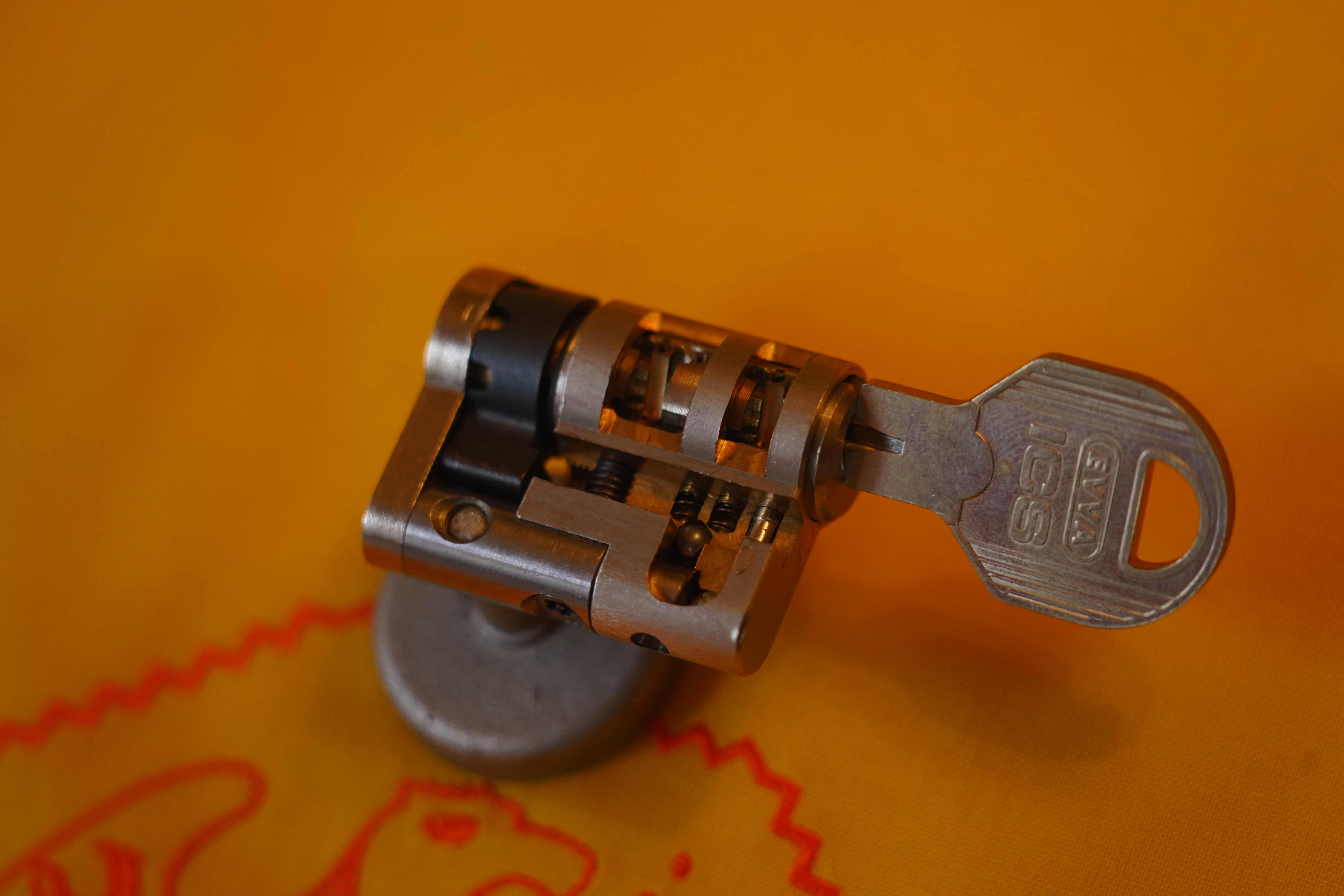 Arthur Bühl, Detektiv und Performancekünstler aus Hamburg Fuhlsbüttel, wird von seinen Freunden aus dem Hasenstübchen strahlend begrüßt: Hallo Arthurmeister®, du alter einarmiger Sympathieträger: zitierst Du heute wieder am Stammtisch beim Lockpicking und beim anschauen von Schloss Herzen unseren Freund: Wilhelm Busch ? Max und Moritz - Eine Bubengeschichte in sieben Streichen Max und Moritz machten beide, als sie lebten, keinem Freude; Bildlich siehst du jetzt die Possen, die in Wirklichkeit verdrossen, mit behaglichem Gekicher, weil du selbst vor ihnen sicher. Aber das bedenke stets : Wie man’s treibt, mein Kind, so geht’s. Vorwort Ach was muß man oft von bösen Kindern hören oder lesen ! Wie zum Beispiel hier von diesen, welche Max und Moritz hießen. Die, anstatt durch weise Lehren sich zum Guten zu bekehren, oftmals noch darüber lachten und sich heimlich lustig machten. Ja, zur Übeltätigkeit, Ja, dazu ist man bereit ! Menschen necken, Tiere quälen, Äpfel, Birnen, Zwetschen stehlen, das ist freilich angenehmer und dazu auch viel bequemer, als in Kirche oder Schule festzusitzen auf dem Stuhle. Aber wehe, wehe, wehe, Wenn ich auf das Ende sehe ! ! Aber wehe, wehe, wehe, Wenn ich auf das Ende sehe ! ! Ach, das war ein schlimmes Ding, wie es Max und Moritz ging. Drum ist hier, was sie getrieben, abgemalt und aufgeschrieben. Max und Moritz - Erster Streich - Witwe Bolte Mancher gibt sich viele Müh mit dem lieben Federvieh; einesteils der Eier wegen, welche diese Vögel legen, zweitens, weil man dann und wann einen Braten essen kann; drittens aber nimmt man auch ihre Federn zum Gebrauch in die Kissen und die Pfühle, denn man liegt nicht gerne kühle. " Seht, da ist die Witwe Bolte, Die das auch nicht gerne wollte. " Seht, da ist die Witwe Bolte, die das auch nicht gerne wollte. Ihrer Hühner waren drei und ein stolzer Hahn dabei. Max und Moritz dachten nun : Was ist hier jetzt wohl zu tun ? Ganz geschwinde, eins, zwei, drei, schneiden sie sich Brot entzwei, in vier Teile, jedes Stück wie ein kleiner Finger dick. Diese binden sie an Fäden, übers Kreuz, ein Stück an jeden, und verlegen sie genau in den Hof der guten Frau. Kaum hat dies der Hahn gesehen, fängt er auch schon an zu krähen: Kikeriki, kikikerikih!! Tak, tak, tak, da kommen sie! Hahn und Hühner schlucken munter jedes ein Stück Brot hinunter; Aber als sie sich besinnen, konnte keines recht von hinnen. In die Kreuz und in die Quer reißen sie sich hin und her, flattern auf und in die Höh, Ach herrje, herrjemine! Ach, sie bleiben an dem langen, Dürren Ast des Baumes hangen. Und ihr Hals wird lang und länger, Ihr Gesang wird bang und bänger, Jedes legt noch schnell ein Ei, Und dann kommt der Tod herbei. Witwe Bolte in der Kammer Hört im Bette diesen Jammer; Ahnungsvoll tritt sie heraus: Ach, was war das für ein Graus! " Fließet aus dem Aug, ihr Tränen! All mein Hoffen, all mein Sehnen, meines Lebens schönster Traum hängt an diesem Apfelbaum " ! Tiefbetrübt und sorgenschwer kriegt sie jetzt das Messer her, Nimmt die Toten von den Strängen, Daß sie so nicht länger hängen, Und mit stummem Trauerblick Kehrt sie in ihr Haus zurück. Dieses war der erste Streich, Doch der zweite folgt sogleich. Max und Moritz - Zweiter Streich Als die gute Witwe Bolte Sich von ihrem Schmerz erholte, Dachte sie so hin und her, Daß es wohl das beste wär, Die Verstorbnen, die hienieden Schon so frühe abgeschieden, Ganz im stillen und in Ehren Gut gebraten zu verzehren. Freilich war die Trauer groß, Als sie nun so nackt und bloß Abgerupft am Herde lagen, Sie, die einst in schönen Tagen Bald im Hofe, bald im Garten Lebensfroh im Sande scharrten. Ach, Frau Bolte weint aufs neu, Und der Spitz steht auch dabei. Max und Moritz rochen dieses: "Schnell aufs Dach gekrochen!“ hieß es. Durch den Schornstein mit Vergnügen Sehen sie die Hühner liegen, Die schon ohne Kopf und Gurgeln Lieblich in der Pfanne schmurgeln. " Eben geht mit einem Teller Witwe Bolte in den Keller " Eben geht mit einem Teller Witwe Bolte in den Keller, Daß sie von dem Sauerkohle Eine Portion sich hole, Wofür sie besonders schwärmt, Wenn er wieder aufgewärmt. Unterdessen auf dem Dache Ist man tätig bei der Sache. Max hat schon mit Vorbedacht Eine Angel mitgebracht. Schnupdiwup, da wird nach oben Schon ein Huhn heraufgehoben! Schnupdiwup, jetzt Numro zwei! Schnupdiwup, jetzt Numro drei! Und jetzt kommt noch Numro vier: Schnupdiwup, dich haben wir! Zwar der Spitz sah es genau Und er bellt: Rawau, rawau! Aber schon sind sie ganz munter Fort und von dem Dach herunter. Na, das wird Spektakel geben, Denn Frau Bolte kommt soeben; Angewurzelt stand sie da, Als sie nach der Pfanne sah. Alle Hühner waren fort, "Spitz!“ das war ihr erstes Wort. "O du Spitz, du Ungetüm! Aber wart, ich komme ihm!“ Mit dem Löffel groß und schwer Geht es über Spitzen her; Laut ertönt sein Wehgeschrei, Denn er fühlt sich schuldenfrei. Max und Moritz im Verstecke Schnarchen aber an der Hecke. Und vom ganzen Hühnerschmaus Guckt nur noch ein Bein heraus. Dieses war der zweite Streich, Doch der dritte folgt sogleich. Max und Moritz - Dritter Streich Jedermann im Dorfe kannte Einen, der sich Böck benannte. " Alle diese Kleidungssachen Wußte Schneider Böck zu machen. " Alltagsröcke, Sonntagsröcke, Lange Hosen, spitze Fräcke, Westen mit bequemen Taschen, Warme Mäntel und Gamaschen, Alle diese Kleidungssachen Wußte Schneider Böck zu machen. Oder wäre was zu flicken, Abzuschneiden, anzustücken, Oder gar ein Knopf der Hose Abgerissen oder lose Wie und wo und was es sei, Hinten, vorne, einerlei Alles macht der Meister Böck, Denn das ist sein Lebenszweck. Drum so hat in der Gemeinde Jedermann ihn gern zum Freunde. Aber Max und Moritz dachten, Wie sie ihn verdrießlich machten. Nämlich vor des Meisters Hause Floß ein Wasser mit Gebrause. Übers Wasser führt ein Steg Und darüber geht der Weg. Max und Moritz, gar nicht träge, Sägen heimlich mit der Säge, Ritzeratze! voller Tücke, In die Brücke eine Lücke. Als nun diese Tat vorbei, Hört man plötzlich ein Geschrei: "He, heraus, du Ziegen-Böck! Scheider Schneider, meck, meck, meck!“ Alles konnte Böck ertragen, Ohne nur ein Wort zu sagen; Aber wenn er dies erfuhr, Ging“s ihm wider die Natur. " Denn schon wieder ihm zum Schreck Tönt ein lautes: ‚Meck, meck, meck! " Schnelle springt er mit der Elle Über seines Hauses Schwelle, Denn schon wieder ihm zum Schreck Tönt ein lautes: "Meck, meck, meck!“ Und schon ist er auf der Brücke. Kracks, die Brücke bricht in Stücke! Wieder tönt es: "Meck, meck, meck!“ Plumps, da ist der Schneider weg! Grad als dieses vorgekommen, Kommt ein Gänsepaar geschwommen, Welches Böck in Todeshast Krampfhaft bei den Beinen faßt. Beide Gänse in der Hand, Flattert er auf trocknes Land. Übrigens bei alledem Ist so etwas nicht bequem! Wie denn Böck von der Geschichte Auch das Magendrücken kriegte. Hoch ist hier Frau Böck zu preisen! Denn ein heißes Bügeleisen, Auf den kalten Leib gebracht, Hat es wiedergutgemacht. Bald im Dorf hinauf, hinunter Hieß es: Böck ist wieder munter. Dieses war der dritte Streich, Doch der vierte folgt sogleich. Max und Moritz - Vierter Streich Also lautet ein Beschluß: Daß der Mensch was lernen muß. Nicht allein das Abc Bringt den Menschen in die Höh, Nicht allein im Schreiben, Lesen Übt sich ein vernünftig Wesen; Nicht allein in Rechnungssachen Soll der Mensch sich Mühe machen; Sondern auch der Weisheit Lehren Muß man mit Vergnügen hören. " Daß dies mit Verstand geschah War Herr Lehrer Lämpel da. " Daß dies mit Verstand geschah War Herr Lehrer Lämpel da. Max und Moritz, diese beiden, Mochten ihn darum nicht leiden. Denn wer böse Streiche macht, Gibt nicht auf den Lehrer acht. Nun war dieser brave Lehrer Von dem Tobak ein Verehrer, Was man ohne alle Frage Nach des Tages Müh und Plage Einem guten, alten Mann Auch von Herzen gönnen kann. Max und Moritz, unverdrossen, Sinnen aber schon auf Possen, Ob vermittelst seiner Pfeifen Dieser Mann nicht anzugreifen. Einstens, als es Sonntag wieder Und Herr Lämpel brav und bieder In der Kirche mit Gefühle Saß vor seinem Orgelspiele, Schlichen sich die bösen Buben In sein – Haus und seine Stuben, Wo die Meerschaumpfeife stand; Max hält sie in seiner Hand; Aber Moritz aus der Tasche Zieht die Flintenpulverflasche, Und geschwinde – stopf, stopf, stopf – Pulver in den Pfeifenkopf. Jetzt nur still und schnell nach Haus, Denn schon ist die Kirche aus! Eben schließt in sanfter Ruh Lämpel seine Kirche zu; Und mit Buch und Notenheften, Nach besorgten Amtsgeschäften, Lenkt er freudig seine Schritte Zu der heimatlichen Hütte, Und voll Dankbarkeit sodann Zündet er sein Pfeifchen an. "Ach!“ spricht er, "die größte Freud Ist doch die Zufriedenheit!“ Rums, da geht die Pfeife los Mit Getöse, schrecklich groß! Kaffeetopf und Wasserglas, Tabaksdose, Tintenfaß, Ofen, Tisch und Sorgensitz Alles fliegt im Pulverblitz. Als der Dampf sich nun erhob, Sieht man Lämpel, der – gottlob! – Lebend auf dem Rücken liegt; Doch er hat was abgekriegt. Nase, Hand, Gesicht und Ohren Sind so schwarz als wie die Mohren, Und des Haares letzter Schopf Ist verbrannt bis auf den Kopf. Wer soll nun die Kinder lehren Und die Wissenschaft vermehren Wer soll nun für Lämpel leiten Seine Amtestätigkeiten Woraus soll der Lehrer rauchen, Wenn die Pfeife nicht zu brauchen Mit der Zeit wird alles heil, Nur die Pfeife hat ihr Teil. Dieses war der vierte Streich, Doch der fünfte folgt sogleich. Max und Moritz - Fünfter Streich Wer in Dorfe oder Stadt Einen Onkel wohnen hat, Der sei höflich und bescheiden; Denn das mag der Onkel leiden. Morgens sagt man: " Guten Morgen! Haben Sie was zu besorgen?“ Bringt ihm, was er haben muß: Zeitung, Pfeife, Fidibus. Oder sollt `es wo im Rücken Drücken, beißen oder zwicken, Gleich ist man mit Freudigkeit Dienstbeflissen und bereit. Oder sei`s nach einer Prise, Daß der Onkel heftig niese, Ruft man: " Prosit ! " alsogleich. " Danke ! " - " Wohl bekomm es Euch ! " Oder kommt er spät nach Haus, Zieht man ihm die Stiefel aus, Holt Pantoffel, Schlafrock, Mütze, Daß er nicht im Kalten sitze. Kurz, man ist darauf bedacht, Was dem Onkel Freude macht. Max und Moritz ihrerseits Fanden darin keinen Reiz. Denkt euch nur, welch schlechten Witz Machten sie mit Onkel Fritz ! Jeder weiß, was so ein Mai- Käfer für ein Vogel sei. In den Bäumen hin und her Fliegt und kriecht und krabbelt er. Max und Moritz, immer munter, Schütteln sie vom Baum herunter. In die Tüte von Papiere Sperren sie die Krabbeltiere. Fort damit und in die Ecke Unter Onkel Fritzens Decke! Bald zu Bett geht Onkel Fritze In der spitzen Zipfelmütze; Seine Augen macht er zu Hüllt sich ein und schläft in Ruh. Doch die Käfer - kritze, kratze ! - Kommen schnell aus der Matratze. Schon faßt einer, der voran, Onkel Fritzens Nase an. " Bau! " schreit er“,was ist das hier ? " Und erfaßt das Ungetier. Und den Onkel voller Grausen Sieht man aus dem Bette sausen. " Autsch! " - schon wieder hat er einen lm Genicke, an den Beinen; Hin und her und rundherum Kriecht es, fliegt es mit Gebrumm. " Onkel Fritz, in dieser Not, Haut und trampelt alles tot. " Onkel Fritz, in dieser Not, Haut und trampelt alles tot. Guckste wohl, jetzt ist“s vorbei Mit der Käferkrabbelei! Onkel Fritz hat wieder Ruh Und macht seine Augen zu. Dieses war der fünfte Streich, Doch der sechste folgt sogleich. Max und Moritz - Sechster Streich In der schönen Osterzeit, Wenn die frommen Bäckersleut Viele süße Zuckersachen Backen und zurechtemachen, Wünschen Max und Moritz auch Sich so etwas zum Gebrauch. Doch der Bäcker, mit Bedacht, Hat das Backhaus zugemacht, Also, will hier einer stehlen, Muß er durch den Schlot sich quälen. Ratsch! . da kommen die zwei Knaben Durch den Schornstein,schwarz wie Raben. Puff. sie fallen in die Kist, Wo das Mehl darinnen ist ! Da! nun sind sie alle beide rundherum so weiß wie Kreide Aber schon mit viel Vergnügen sehen sie die Brezeln liegen. Knacks! da bricht der Stuhl entzwei; Schwapp! da liegen sie im Brei. Ganz von Kuchenteig umhüllt, stehn sie da als Jammerbild. " Gleich erscheint der Meister Bäcker Und bemerkt die Zuckerlecker. " Gleich erscheint der Meister Bäcker Und bemerkt die Zuckerlecker. Eins, zwei, drei, eh man`s gedacht, sind zwei Brote draus gemacht ! In dem Ofen glüht es noch Ruff ! damit ins Ofenloch ! Ruff! man zieht sie aus der Glut; Denn nun sind sie braun und gut ! Jeder denkt: die sind perdü ! Aber nein - noch leben sie. Knusper, knasper ! wie zwei Mäuse Fressen sie durch das Gehäuse; Und der Meister Bäcker schrie: " Ach herrje, da laufen sie ! " Dieses war der sechste Streich, Doch der letzte folgt sogleich. Max und Moritz - Letzter Streich Max und Moritz, wehe euch ! Jetzt kommt euer letzter Streich ! Wozu müssen auch die beiden Löcher in die Säcke schneiden ? " Seht, da trägt der Bauer Mecke Einen seiner Maltersäcke. " Seht, da trägt der Bauer Mecke Einen seiner Maltersäcke. Aber kaum, daß er von hinnen, fängt das Korn schon an zu rinnen. Und verwundert steht und spricht er: " Zapperment ! Dat Ding werd lichter ! " Hei ! Da sieht er voller Freude Max und Moritz im Getreide. Rabs ! - In seinen großen Sack Schaufelt er das Lumpenpack. Max und Moritz wird es schwüle; Denn nun geht es nach der Mühle. " Meister Müller, he, heran ! Mahl er das, so schnell er kann ! " " Her damit ! " und in den Trichter Schüttelt er die Bösewichter. Rickeracke! Rickeracke! Geht die Mühle mit Geknacke. Hier kann man sie noch erblicken Fein geschroten und in Stücken. Doch sogleich verzehret sie Meister Müllers Federvieh. Schluß Als man dies im Dorf erfuhr, War von Trauer keine Spur. Witwe Bolte, mild und weich, Sprach: " Sieh da, ich dacht es gleich ! " " Jajaja ! " rief Meister Böck, " Bosheit ist kein Lebenszweck! " Drauf so sprach Herr Lehrer Lämpel: " Dies ist wieder ein Exempel! " " Freilich“, meint der Zuckerbäcker, " Warum ist der Mensch so lecker ! " Selbst der gute Onkel Fritze Sprach: " Das kommt von dumme Witze ! " Doch der brave Bauersmann Dachte: " Wat geiht meck dat an ! " Kurz, im ganzen Ort herum Ging ein freudiges Gebrumm " Gott sei Dank ! Nun ist`s vorbei Mit der Übeltäterei ! ! " Tagged with Arthur Andreas Bühl, Arthurmeister, Vereins - Wiki - Fandom, Linkedin Detektiv Arthur Bühl aus Hamburg, Bühl, Stadt Bühl, Wappen Bühl, Design Bühl, Zwetschgenfest Bühl, Schwäbischer Hengst Bühl, Arthur Bühl, geb. 1961, Babyboomer, Detektiv aus Hamburg sagt am Stammtisch: Wilhelm, du alter Säufer ! Hier lautet es: Parole Emil ! Koksa.org erfreulich Schlossindustrie und Elite rücken zusammen. Pressebox KABA Days, Boston Magazin Arthurmeister, one off the top lockpickers of the world. Sympathieträger Ausperrstunde, Ein bischen Ruhe bitte, Wired Arthurmeister boom`s, Wikipedia, Jukebox im Hasenstübchen, PAROLE EMIL.