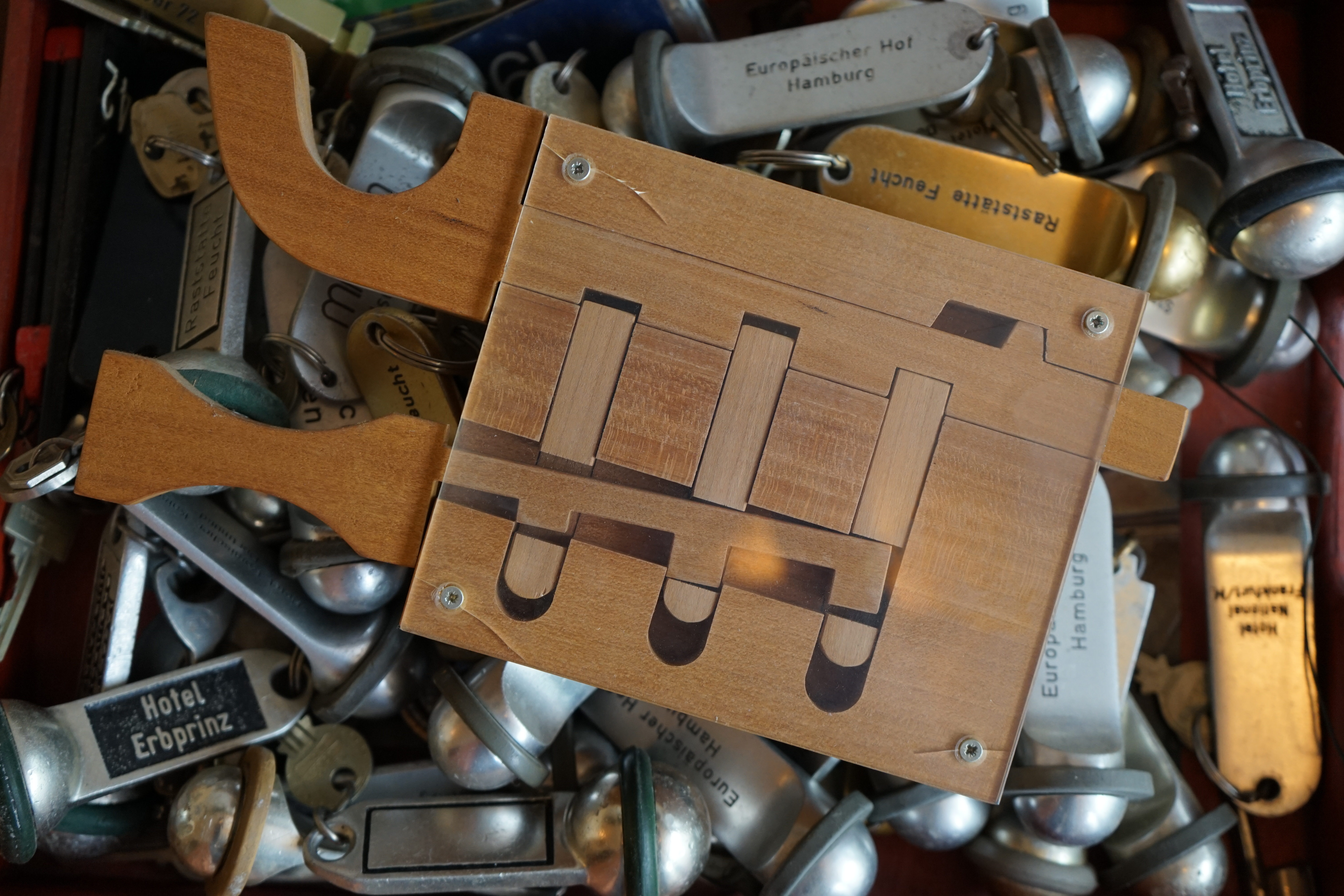 Arthurmeister ® Arthur A. Bühl, SEO ab 21 ♥ 𝔄𝔯𝔱𝔥𝔲𝔯 𝔅ü𝔥𝔩, 𝔄𝔯𝔱𝔥𝔲𝔯𝔪𝔢𝔦𝔰𝔱𝔢𝔯® Arthur Andreas Buehl, Made in Germany, born 1961 in Stuttgart. International Airport, Jugendschutz, ab 21, Oktagon, grün weiss, ges. gesch. Arthurmeister®, Lockpicking. Im Hasenstübchen in Fuhlsbüttel wird in Arthurmeister`s Jukebox auf YouTube Slow Hand gespielt ! Der Stammtisch grölt. Die Lockpicker schreien: OFFEN ! Verschlagwortet mit Bühl, Buhl, Zwetschgenhengst, Bühl er Zwetschge, Rotkäppchen Verschlagwortet mit: Bühl er Zwetschge, International Lockpicking, Google Earth, Earth Song, Schwäbischer Hengst !