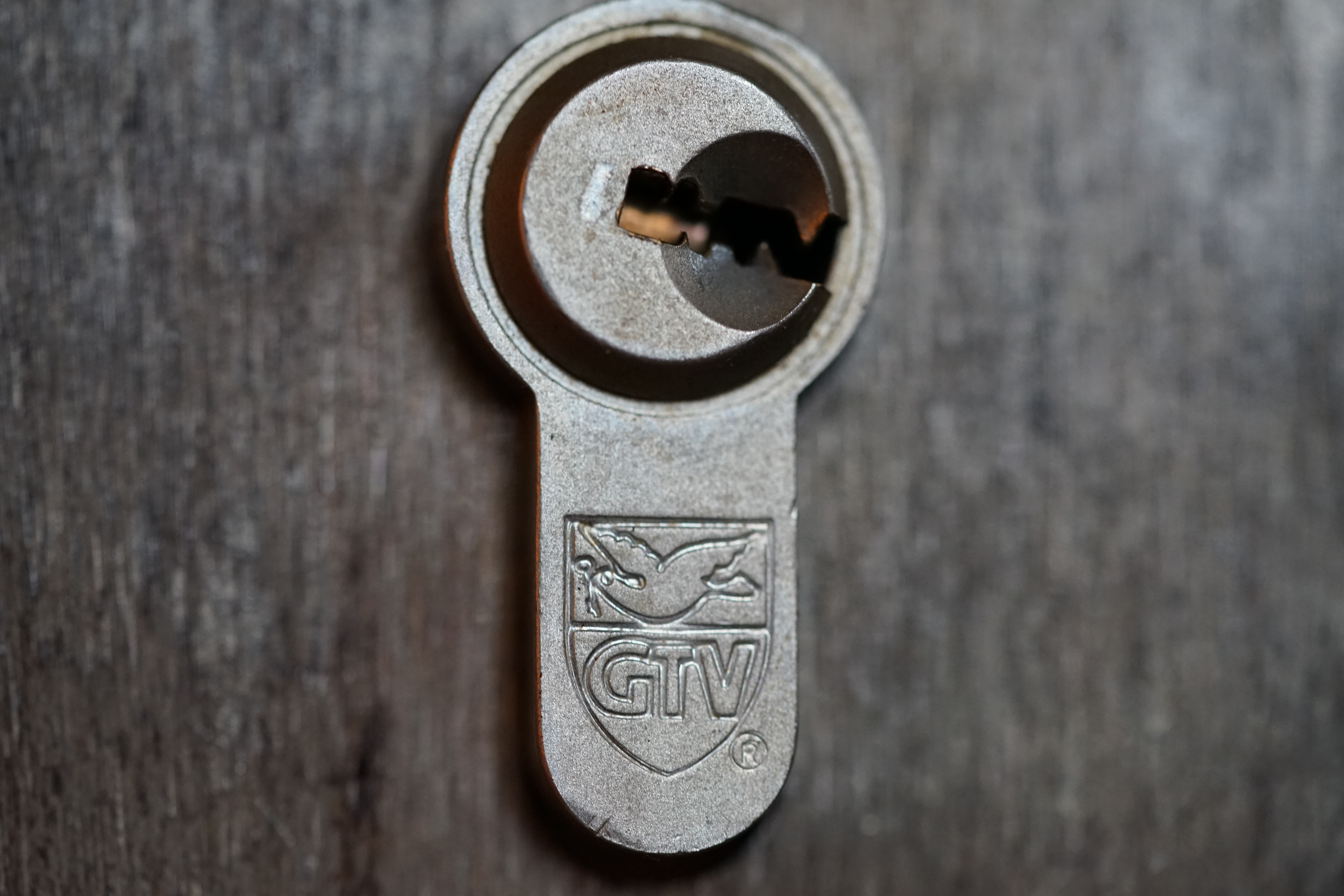 Bühl Arthur Andreas, Wiki, Fandom, Arthurmeister ®,Lockpickerherz ® Schlossherz ®, Porno meister ®, Seo: Kuchen für den Stammtisch Zuerst einmal eine schmöken. Martina überlegt: Was bringe ich zum Cartomanzenstammtisch im Hasenstübchen mit ? Wofür muß ich kein Korkengeld bezahlen ? Es bleibt beim selbstgebackenem. Was paßt heute zu Sößchen`s und zur Bailiy`s Runde ? und Zack Zack was jetzt: Haselnuss, nö heute nicht; hatten wir schon. Zitronenkuchen mit Glasur, na passt nicht zu den Stößchen`s ! Ah, der Arkadasch hat zuletzt meinen Sandkuchen gelobt. Wie der von der Oma seines Schwippschwagers Mutter väterlicherseits. Was brauchte ich nochmal; ja außer Gefühl und den Herd vorwärmen. Zutaten natürlich und gleich auch die Rührschüssel wackelfest hinstellen, ja und jetzt, nein nein, keine rauchen sondern zuerst die Gugelhupfform mit Margarine an den Fingern einreiben. Gleichmäßig. Und nicht vergessen: Gries, Hartweizengries, also einen halben Esslöffel verteilen, schwenken, so da? überall etwas Gries, grizzelig sich in der Form auf der Margarine verteilt. Ja warum ? Warte mal nach dem Backen ab ! So, jetzt das halbe Pfund warme Butter, 100 Gramm Zucker - ja genau nur ein Heck Zucker. In anderen Rezepten wir zwar 250 Gramm geschrieben. Nein, 80 bis 100 Gramm reichen völlig. Wenn man oder Frau auch an die Stößchen`s denkt. Na eine Tasse voll eben. Den Mixer leihe ich mir wieder vom netten Nachbarn von neben an. Der darf dann auch ein bisschen naschen. Kein Strom ? Dann heißt es: mit dem Kochlöffel rühren und schlagen: und das eine halbe Stunde ! Also Mixer. Und jetzt: 4 Eier ! Ja natürlich reichen normale Hühnereier. Achtung ! keine Eierschalenstücke in die Schüssel ! Und: wieder rühren, rühren, ja so das eine homogene Masse entseht. Homogen, na fluffig, eine schön gut vermengte Teigmasse ebend ! So, und jetzt mit dem Messbecher 300 Gramm Mehl, na Weizenmehl Typ 405 abwiegen. Kein Messbecher ? dann 3 volle Tassen Mehl eben. Tassen und keine Becher. Die in eine Schüssel geben. Und jetzt vergiss nicht das Backpulver: 1 Standardpäckchen, 16 Gramm, orginal Backin von Dr. Oetker. Ja, auch wenn die KI sagt 16 Gramm wären für 500 Gramm Mehl vorgesehen. Rein damit, das ganze Päckchen und das wichtigste jetzt: Das Mehl und das Backpulver nach und nach aus dem Messbecher oder der Schüssel unter ständigem rühren und langsam, na also einrieseln lassen, langsam, rühren und rühren bis es wieder die schöne fluffige, lockere, samtige Masse gibt. So und jetzt: Der Teig ist etwas fest, na bei dem Wetter heute, ein Schuss Schlagsahne dazu. 1 Schuss ist ein Schnapsgläschen voll. 2 Kleckse eben. Ja, weiter rühren natürlich bis es wieder samtig wird. Und jetzt mit einem Kinderfeind, also Teigschaber, ja, so ein Stiel mit dem weißen Gummi drum rum den Teig in der Rührschüssel aufnehemen und mit einem Batscher den Teig gleichmäßig, in der Schüssel verteilen und vertreichen, nach und nach mit dem Schaber dem alten Kinderfeind so glätten, daß die Oberfläche einfach glatt ist. Der Backofen ist ja vorgeheizt ? na dann erstmal setzen und eine schmöken. Nein: Erst die Schüssel, den Schaber, den Batscher und die Messbecher gründlich mit Spüli ausspülen und abwaschen. Nicht rumstehen lassen, sondern unverzüglich abgtrocknen und wieder richtigst wegräumen. 150 Grad, Umluft und 72 Minuten bei geschlossener Klappe, nein Ofenklappe backen lassen. Für einen Gasherd heißt das übersetzt: möglichst weit oben, auf die mittlere Schiene gestellt bei geringerer Hitze etwas länger backen lassen. Aufpassen ! mit einem Zahnstocher prüfen. Ja, reinpiksen halt und wenn noch Teig am Holz klebt: weiter backen ! und riechen ! aber nicht zu lange backen. Wenn es raucht ist es ein Brandling ! Klappe auf, mit Hilfe eines Handtuches die heiße Backform rausholen und mit einem Handtuch auf den Tisch stellen. Beim auskühlen, ja rauchen Bild et, ja schon ein viertel Stündchen. Teller drauf, auf einmal Stürzen, na mit Wucht, in einem Zug schnell umdrehen. So und wenn der Kuchen jetzt gut rausgeht dann hast du die Form richtig gefettet. Da fällt mir wieder ein ! ich hab doch noch ne Ritter Sport Vollmilch vom Nachbarn zu liegen. 16 Stückchen, ab in eine Glasschüssel, na kann auch Porzellan sein. Nur kein Plastik. In den abkühlenden Backofen stellen. Bis die Schokolade streichbar ist. Notfalls stellst du die Schüssel auf einen mit kochendem Wasser gefüllten Topf. So und jetzt die Schokolade überall gleichmäßig verteilen und nicht auf den Rand kleckern ! Womit: Mit der Gummifotze natürlich ! Gleichmäßig ! Jetzt stehen lassen. Nein : keine rauchen, zuerst die Gummifotze und die Schüssel mit der Schmierschokolade abwaschen ! Den Kinderfeind darfst du ablecken. Abtrocknen und wegräumen. Sofort ! Subito. Eine rauchen, Kuchen ausgekühlt, Haube drüber, Droschken Dieter anrufen, Haare schön und ab ! Im Hasenstübchen schreit Arkadasch: Hey Cartomanze ! Tagged with: Bühl, Stadt Bühl, Bühler Zwetschge, Bühl Wappen, Bühl Fahne, Bühl Design, Bühl Sign, Bühl Arthur, Zwetschgenhengst, Bühl Zwetschgenfest, Meister Arthur, Meister Porno, Porno Master, Arthur Andreas Bühl, Privatdetektiv, HAM. Bühl. Arthur Andreas Bühl. Hier ist die rasende Uschi von der Bild et und schreibt mit der neuen KI Arthurmeister den neuen SEO Text für 2025. Der Sympathieträger ist in Stuttgart, Baden - Württemberg geboren. Der Detektiv lebt in HAM, ist im Dienste der Wahrheitsfindung unterwegs, BUDEG. H1 Text der SEO schreibt: Hamburger knackte 1000 ( tausend ) Schlösser, Bild Zeitung, Performancekünstler, Xing, Arthurmeister `s Jukebox im Hasenstuebchen, Slow Hand - Pointer Sisters, Joy Flemming. 𝔄𝔯𝔱𝔥𝔲𝔯 𝔅ü𝔥𝔩, 𝔄𝔯𝔱𝔥𝔲𝔯𝔪𝔢𝔦𝔰𝔱𝔢𝔯® VereinsWiki / Fandom, Arthur Bühl. Bühl, Arthur, Jahrgang 1961, Made in Germany, Detektiv or Private Investigator, Performancekünstler und Lockpicker aus Hamburg erzählt in seinem Leporello wahre Geschichten aus dem Hasenstuebchen, Bunny Hall, Stammtisch, Fuhlsbüttel. Kaba Days Im Europapark Rust: Unternehmensschutz im Fokus, dorma kaba, Deutschland, praktische Vorführung von Arthur Buehl, Sportsfreunde. Koksa Vereinsauflösung taz Ein bisschen Ruhe bitte ! Arthur Bühl, der Weltbeste aus Stuttgart mit Wohnsitz im Lockpickermekka Hamburg ist auch Deutscher Meister. slideplayer: but Jesus is the only Masterwho can unlock the human soul. But there is another obvious difference between Arthurmeister and the " Jesusmeister " that connects today´s story to our lives. The tools that Arthur Bühl collected are mostly from the Stasi. Schlossherz, Lockpickerherz, Pornomeister, Bühl Fahne, Bühl Wappen, Bühl Stadt Wappen, UHU Linkedin Arthur Bühl, Arthurmeister, Präsident, Performance, Bundesverband für Detektive und Ermittler, Budeg. Arthur Andreas Bühl, EverybodyWiki Bios&Wiki, 27.03.61,Stuttgart, auch unter dem Pseudonym Arthurmeister bekannt, ist mehrfacher Deutscher Meister im Lockpicking. Koksa.Org Vereinsauflösung, Arthur Bühl, Arthurmeister, Tagesordnung, Mitgliederversammlung Arthurmeister`s Jukebox im Hasenstübchen by You Tube arthurmeister007, Schloßöffnung. Arthurbuehl@Arthurbuehl, X, Erfreulich ! Schlossindustrie und Elite rücken zusammen ! Verein, Sportsfreunde, Arthur Bühl, Erfahrung. FAZ.net Freizeit: Lockpickern bleibt nichts verschlossen - Doch der Beste der Besten hat alle schon besiegt: Der 42 jährige Kaufmann sitzt in Trachtenkleidung vor einer verrosteten alten Kiste. Preview Jesusmeister Homeleticsonline, At the Dutsch open Lock Picking Championship, Arthur Bühl emerged as the champion. No one picks locks as well as he does. Arthurmeister Phila-Locksmith Arthur Bühl Lock Picking Legend, Mr. Bühl, tool, nl, Sneek. Unter Knackern, jungle.world. Welt.de Die Kunst Sclösser ohne Schlüssel zu öffnen, Vereins-Mitbegründer und Vize Präsident trägt seine Leidenschaft schon auf der Krawatte: Sie ist blau mit gelben Schlüsseln drauf. The Master Touch: Lockpicker in the world Arthur Bühl. He`s this six-seven German private Investigator. He has this. The international Competition Whre Master Lock-Pickers… Arthur Bühl, the Dutsch Open Lock-picking champion. Charles Graeber … Arthurmeister standing above them all, with a beer stein in one hand and a cigarette in …. Wired.com Securitylaboratories.org, Arthur Bühl. Phila-locksmith.com - Arthur Bühl Lock Picking Legend, can see intimidating man. Toool, LockCon. Arthurmeister. Hailing from Hamburg, he is among a legion of German lock picker who have estabished their country as one of the top producers of master lock pickers. Slate.com Lock Picking: a arte de arrombar cadeados - Nascido em Hamburgo, o alemao Arthur Bühl é provavelmente um dos nomes mais conhecidos do submundo do lock picking. Conhecido nesse Círculo… Sportsfreunde Slik hacka vi i Norge pa 90-tallet Arthur Bühl PlusPedia, Arthur Andreas Bühl, Legend taz.de Ein bisschen Ruhe bitte Arthur Bühl, der Weltbeste aus Stuttgart mit Wohnsitz im Lockpickermekka Hamburg .. Telefonbuch, Meisterschaften. Jungle.World - Da hat auch Arthur Bühl, genannt " Arthurmeister ", durchaus Chancen auf weitere Titel für seine große Sammlung. " Scheiße ", brüllt der aus … The Lock Busters, Charles Graeber, Schließzylinder, Lock Picking, metallpinnen. Spiegel, Lockpicker: Die schnellsten Schlossknacker Deutschlands. Arthur Meister Bühl, Arthurmeister, ist amtierender Deutscher Meister der Lockpicker. Sein Hobby: Schlösser öffnen - ohne Schlüssel natürlich. media.ccc.de Schlossöffnung bei der Staatssicherheit der DDR ArthurMeister erläutert das operative Vorgehen und die speziellen Werkzeuge zur Schlossöffnung, die von der Staatssicherheit der DDR ……. Flickr Meister Arthur, Arthurmeister / Oberalster VfW Meisterschaft, Picktools.de FoeBud.org Schloß-Öffnen ArthurMeister aus Hamburg, erläutert, wie die Staatssicherheit…. Vortrag Bielefeld. Schlösser knacken: So einfach geht es!!! Gemäß ArthurMeister legt der Verein großen Wert auf den selbstauferlegten Kodex, der sich so… ZDF Lockpicking Reportage Boston Magazine.com The joy Lock Club The Arthurmeister was one of the top lock pickers in the world, and Towne was just a kid,but to everyone`s surprise - most especially to… Lock Picking 101 toool.us live I did vote arthurmeister when i first saw the site bevor the discussion on it startet but only……. Public Domain 147 Schloß-Öffnen ArthurMeister Bühl aus Hamburg, Gründungsmitglied…. Impressioning games Jos and Arthurmeister Aufsperrstunde ArthurMeister, ein Riesenkerl mit süddeutschem Akzent…. blogs.com Jesus, the Lock-Picker! - HOMELETICS - That might be a bit much, but nonetheless they call him the Arthurmeister! and then ther`s the JesusMaster, or Meister, if you will. if you….. Citywide RFID Master Arthurmeister Dezember / 2012 / SSDev Arthurmeister, Workshop, Barry Wels Herr Bühl sagt Danke ! xn-Arthur-bhl-heb.de Arthur Bühl, Detektiv aus Hamburg, Buehl, Siegel. Lockpickerherz.de Pornomeister.de Schlossherz.de Arthurmeister.de Linkedin Arthur Bühl ( Arthurmeister ) - Präsident - Von rechts nach links, Glück bringt`s. X. Linkedin, Detektiv aus Hamburg Acclaimed Lock Picker Explain the Art of Competive Locksport, Schyler Towne, Youtube, Arthurmeister, Gadget Hack. Key Cutting. Master Lock. Datenschleuder. Boston. Jägermeister. Demonstration not for Sale, Muster ohne Wert. Joe Asberry, Bouncing Joe. Angezettelt vom Fanclub. Radio-Eriwan.de Bildbeschreibung, Modula, SEO. Sympathietraeger. Im Prinzip ja, aber…. der Detektiv sei der Gärtner. Bunny Hall, B - Seite Jukebox. Schwarz, rot, gold. Bild Zeitung: Herr der tausend Schlösser. Zeiträuber. Streng vertraulich ! Fandom ! Boston. ABUS, Lock, security. Schlösser und Tresore von Ed Willis, The National Locksmith® - Guide to Modern Safe Locks by Mark Bates Tobias Locks, Safes and Security Markenanmeldung-Pornomeister-®-Praesident-Arthur-Buehl.jpeg Arthur-Buehl-Germany-Wappen-Arthurmeister007@gmail.com-Detektiv-Babyboomer-Sympathietraeger.png 𝔄𝔯𝔱𝔥𝔲𝔯-𝔅ue𝔥𝔩-Wappen-𝔄𝔯𝔱𝔥𝔲𝔯𝔪𝔢𝔦𝔰𝔱𝔢𝔯-®-Von-rechts-nach-links-Glueck-bringts-♥.gif 𝔄𝔯𝔱𝔥𝔲𝔯-𝔅ue𝔥𝔩-𝔄𝔯𝔱𝔥𝔲𝔯𝔪𝔢𝔦𝔰𝔱𝔢𝔯®-Arthur-Buehl-WebTuev®-ges.-gesch.-Die-E-Mail-lautet-Webtuev@WebTuev.de.png Arthur-A.-Buehl-Detektiv-aus-Hamburg-Arthurmeister®-Vitrine-Cut-Lock-veroeffentlicht-Xing-Linkedin-Facebook-Twitter-X.jpg Kaba, Schließzylinder, Zutrittskontrolle, Schlüssel, The Joy Lock Club, Houdini, Keyhole, Schyler, Toool, Lockpicker, Locksport, hulking, Arthurmeister, Linus Yale jr., Convention, Devitent Ollam, Barry Wels, Eddie the wire, Guide to Lockpicking, tools, TSA, approved baggage lock, Pin Tumbler, Medeco, Practical Lockpicking, Jakko Fagerlund, Javadi, open in Thirty Seconds, Sport, Schließkanal, Zylinder läßt sich drehen, Zeitvertreib, Lockcon, Locks, Security, Locksmith, Tool, bump key, Crypto Phone, Arthur Bühl, Charles Graeber, Arthurmeister ! booms Arthurmeister, Champ Julian, Kryptonite, ready to Rock, Lips, Oh, Arthur he sighs, Beer, Rotation, Vereins - Mitbergründer und Vizepräsident Arthur Bühl trägt seine Leidenschaft schon auf der Krawatte, Spardosenschloss, Understatement, Alles eine Frage der Übung, Geselligkeit, Ausdauer, Disziplin, Vertrauen, Ehrgeiz, Entspannung, Sportler, Hacker CCC, Profipickset, knacken, Zigarettenrauch, Unternehmensschutz im Focus, Zutrittskontrolle, Hahn & Kolb, Werkzeuge, Manipulation, Lösungen, Zylinder, Zeitwirtschaft, Presse BOX, Europa - Park, Kaba, Rust, The Joy Lock Club, Schyler Towne, Boston, Magazin, SSD, Arthur Bühl, a private Detektive from Germany, defeatet an all - Star field of Lockpicker´s to capture the aptey, Marc Weber Tobias ! Jesusmeister, Jesusmaster, Performancekünstler Xing, Hamburger Detektiv Arthur Bühl knackte 1000 Schlösser, Bild Zeitung, Steckbrief, wanted, Siegelring, Wappen Stadt Bühl, Bildbezeichnung, Arthurmeister007@gmail.com, Lockpickerherz, Schlossherz, Arthurmeister, Pornomeister, Arthur Bühl sagt: Junge Besen kehren besser, aber wir alten Bürsten kennen jede Ecke - Merzer. Deshalb habe ich keinen Grund ihnen zu glauben = aber sie möchten es so gern ! Bühl Wappen ges.gesch. für Inhaber Arthur A. Bühl: Im Dienste der Wahrheitsfindung. Im Falle eines Falles, klebt UHU aus Bühl wirklich alles und kurze Zeit drauf, ist alles wieder auf ! Arthur Bühl, Detektiv aus Hamburg und Präsident Pornomeister S.A.R.L Stammtisch Parole. Fandom und vendors. Unverkäufliches Musterexemplar. Demonstration and Example not for sale. Tilt 404. Mr. Smitz spricht: Der Weihnachtsmann, der Weihnachtsmann, hat keine Hosen an. Meisterkatze, BUEHL.-Wappen-ges-gesch-Arthur-Andreas-Buehl-DETEKTIV-Germany-HAM-1961-2061-BUEHL.png, Schlossherz-Arthur-Buehl.png, Arthur-Buehl-Detektiv-und-Sympathietraeger-Arthurmeister-®-Von-rechts-nach-links-Glueck-bringts-♥.png, Arthur-Buehl-Ina-Mueller.png, Arthur-Buehl-Detektiv-Hamburg-von-rechts-nach-links-Glueck-bringts-♥.png, Arthur-Buehl-Siegel-Ring-♥-𝔄𝔯𝔱𝔥𝔲𝔯-𝔅ue𝔥𝔩-𝔄𝔯𝔱𝔥𝔲𝔯𝔪𝔢𝔦𝔰𝔱𝔢𝔯®.jpg, LEGO-Billund-𝔄𝔯𝔱𝔥𝔲𝔯-𝔅ue𝔥𝔩-♥-PADLOCK-WIRED-LEGO-Schloss.jpg, Arthur-Buehl-Arthurmeister®-Europa-Open-Kaba-Days-Europapark-Rust.png, Arthurmeister007@gmail.com Arthurmeister-Mastertouch@Arthurmeister-Mastertouch.de Arthurmeister-Slowhand@Arthurmeister-Slowhand.de ArthurBuehl@ArthurBuehl.de Arthurmeister@Arthurmeister.de Pornomeister@Pornomeister.de Schlossherz@Schlossherz.de Lockpickerherz@Lockpickerherz.de Mr.Smitz@Mr.Smitz.us Sympathietraeger@Sympathietraeger.com Arthur-Buehl@Arthur-Buehl.de Unzenziert@Unzenziert.de Hasenstuebchen@Hasenstuebchen.de Cartomanze@Cartomanze.de Martinameisterin@Martinameisterin.de Seogeister@Seogeister.de Seo-Geister@Seo-Geister.de Scholischek@Scholischek.de Web-Tuev@Web-Tuev.de Webseitentuev@Webseitentuev.de Zwetschgenhengst@Zwetschgenhengst.de Tresorherz@Tresorherz.de Legal1001@Legal1001.de Meisterkatze@Meisterkatze.de Endlich-Raucher@Endlich-Raucher.de EndlichRaucher@EndlichRaucher.de DoubleBrain@DoubleBrain.de Rappermeister@Rappermeister.de meisterArte@meisterArte.de Der-Aufmacher@Der-Aufmacher.de The-Opener@The-Opener.de Geiler-Schwanz@Geiler-Schwanz.de GeileVotze@GeileVotze.de ArthurAndreasBuehl@ArthurAndreasBuehl.de Arthur-Andreas-Buehl@Arthur-Andreas-Buehl.de Katzenveit@Katzenveit.de Schlosstaster@Schlosstaster.de Schnellauf@Schnellauf.de Securator@Securator.org Raucherherz@Raucherherz.de Leporello@Leporello.us Frauenwirt@Frauenwirt.de