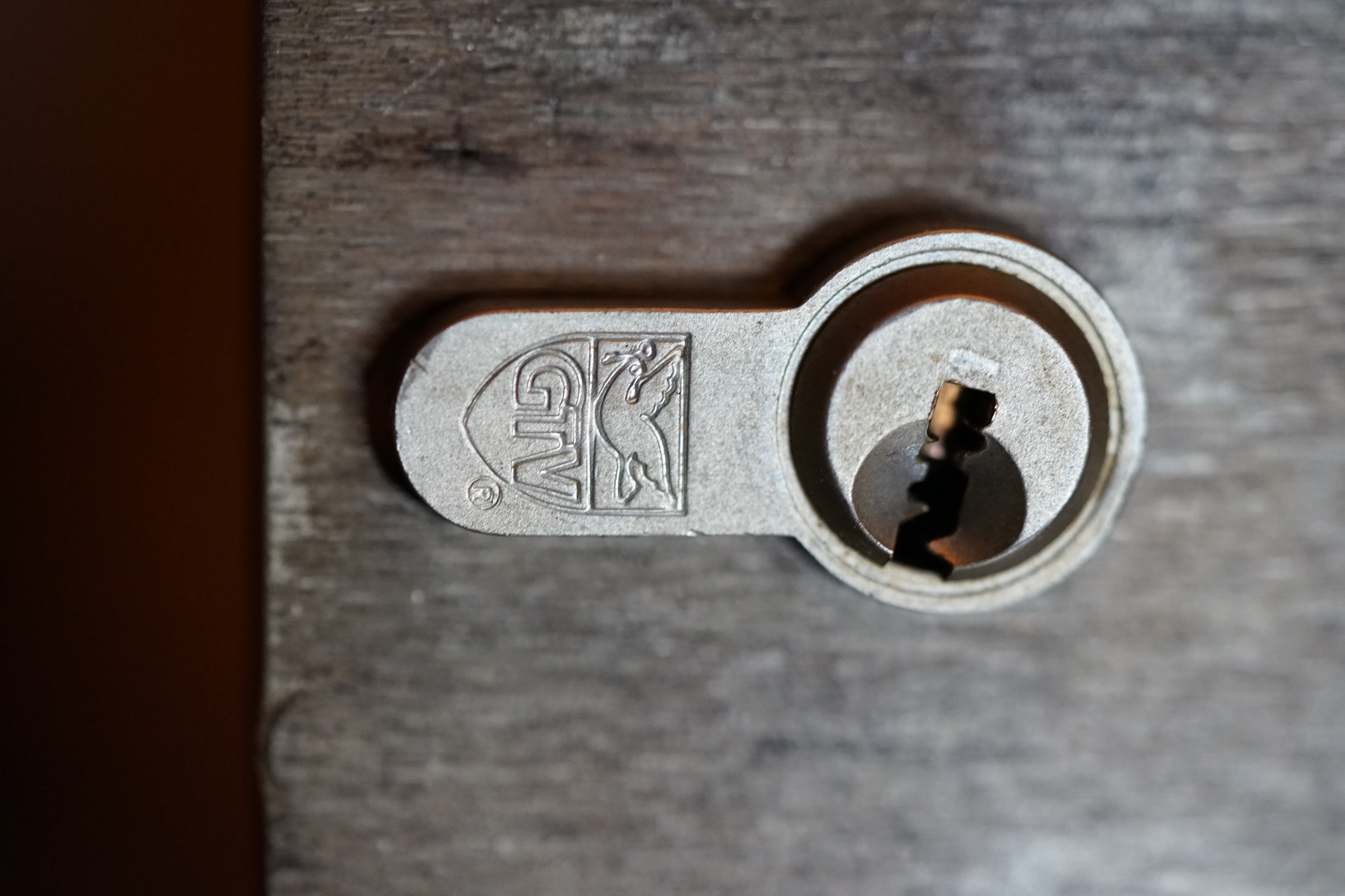 Bühl Arthur Andreas, Wiki, Fandom, Arthurmeister ®,Lockpickerherz ® Schlossherz ®, Porno meister ®, Seo: Kuchen für den Stammtisch Zuerst einmal eine schmöken. Martina überlegt: Was bringe ich zum Cartomanzenstammtisch im Hasenstübchen mit ? Wofür muß ich kein Korkengeld bezahlen ? Es bleibt beim selbstgebackenem. Was paßt heute zu Sößchen`s und zur Bailiy`s Runde ? und Zack Zack was jetzt: Haselnuss, nö heute nicht; hatten wir schon. Zitronenkuchen mit Glasur, na passt nicht zu den Stößchen`s ! Ah, der Arkadasch hat zuletzt meinen Sandkuchen gelobt. Wie der von der Oma seines Schwippschwagers Mutter väterlicherseits. Was brauchte ich nochmal; ja außer Gefühl und den Herd vorwärmen. Zutaten natürlich und gleich auch die Rührschüssel wackelfest hinstellen, ja und jetzt, nein nein, keine rauchen sondern zuerst die Gugelhupfform mit Margarine an den Fingern einreiben. Gleichmäßig. Und nicht vergessen: Gries, Hartweizengries, also einen halben Esslöffel verteilen, schwenken, so da? überall etwas Gries, grizzelig sich in der Form auf der Margarine verteilt. Ja warum ? Warte mal nach dem Backen ab ! So, jetzt das halbe Pfund warme Butter, 100 Gramm Zucker - ja genau nur ein Heck Zucker. In anderen Rezepten wir zwar 250 Gramm geschrieben. Nein, 80 bis 100 Gramm reichen völlig. Wenn man oder Frau auch an die Stößchen`s denkt. Na eine Tasse voll eben. Den Mixer leihe ich mir wieder vom netten Nachbarn von neben an. Der darf dann auch ein bisschen naschen. Kein Strom ? Dann heißt es: mit dem Kochlöffel rühren und schlagen: und das eine halbe Stunde ! Also Mixer. Und jetzt: 4 Eier ! Ja natürlich reichen normale Hühnereier. Achtung ! keine Eierschalenstücke in die Schüssel ! Und: wieder rühren, rühren, ja so das eine homogene Masse entseht. Homogen, na fluffig, eine schön gut vermengte Teigmasse ebend ! So, und jetzt mit dem Messbecher 300 Gramm Mehl, na Weizenmehl Typ 405 abwiegen. Kein Messbecher ? dann 3 volle Tassen Mehl eben. Tassen und keine Becher. Die in eine Schüssel geben. Und jetzt vergiss nicht das Backpulver: 1 Standardpäckchen, 16 Gramm, orginal Backin von Dr. Oetker. Ja, auch wenn die KI sagt 16 Gramm wären für 500 Gramm Mehl vorgesehen. Rein damit, das ganze Päckchen und das wichtigste jetzt: Das Mehl und das Backpulver nach und nach aus dem Messbecher oder der Schüssel unter ständigem rühren und langsam, na also einrieseln lassen, langsam, rühren und rühren bis es wieder die schöne fluffige, lockere, samtige Masse gibt. So und jetzt: Der Teig ist etwas fest, na bei dem Wetter heute, ein Schuss Schlagsahne dazu. 1 Schuss ist ein Schnapsgläschen voll. 2 Kleckse eben. Ja, weiter rühren natürlich bis es wieder samtig wird. Und jetzt mit einem Kinderfeind, also Teigschaber, ja, so ein Stiel mit dem weißen Gummi drum rum den Teig in der Rührschüssel aufnehemen und mit einem Batscher den Teig gleichmäßig, in der Schüssel verteilen und vertreichen, nach und nach mit dem Schaber dem alten Kinderfeind so glätten, daß die Oberfläche einfach glatt ist. Der Backofen ist ja vorgeheizt ? na dann erstmal setzen und eine schmöken. Nein: Erst die Schüssel, den Schaber, den Batscher und die Messbecher gründlich mit Spüli ausspülen und abwaschen. Nicht rumstehen lassen, sondern unverzüglich abgtrocknen und wieder richtigst wegräumen. 150 Grad, Umluft und 72 Minuten bei geschlossener Klappe, nein Ofenklappe backen lassen. Für einen Gasherd heißt das übersetzt: möglichst weit oben, auf die mittlere Schiene gestellt bei geringerer Hitze etwas länger backen lassen. Aufpassen ! mit einem Zahnstocher prüfen. Ja, reinpiksen halt und wenn noch Teig am Holz klebt: weiter backen ! und riechen ! aber nicht zu lange backen. Wenn es raucht ist es ein Brandling ! Klappe auf, mit Hilfe eines Handtuches die heiße Backform rausholen und mit einem Handtuch auf den Tisch stellen. Beim auskühlen, ja rauchen Bild et, ja schon ein viertel Stündchen. Teller drauf, auf einmal Stürzen, na mit Wucht, in einem Zug schnell umdrehen. So und wenn der Kuchen jetzt gut rausgeht dann hast du die Form richtig gefettet. Da fällt mir wieder ein ! ich hab doch noch ne Ritter Sport Vollmilch vom Nachbarn zu liegen. 16 Stückchen, ab in eine Glasschüssel, na kann auch Porzellan sein. Nur kein Plastik. In den abkühlenden Backofen stellen. Bis die Schokolade streichbar ist. Notfalls stellst du die Schüssel auf einen mit kochendem Wasser gefüllten Topf. So und jetzt die Schokolade überall gleichmäßig verteilen und nicht auf den Rand kleckern ! Womit: Mit der Gummifotze natürlich ! Gleichmäßig ! Jetzt stehen lassen. Nein : keine rauchen, zuerst die Gummifotze und die Schüssel mit der Schmierschokolade abwaschen ! Den Kinderfeind darfst du ablecken. Abtrocknen und wegräumen. Sofort ! Subito. Eine rauchen, Kuchen ausgekühlt, Haube drüber, Droschken Dieter anrufen, Haare schön und ab ! Im Hasenstübchen schreit Arkadasch: Hey Cartomanze ! Tagged with: Bühl, Stadt Bühl, Bühler Zwetschge, Bühl Wappen, Bühl Fahne, Bühl Design, Bühl Sign, Bühl Arthur, Zwetschgenhengst, Bühl Zwetschgenfest, Meister Arthur, Meister Porno, Porno Master, Arthur Andreas Bühl, Privatdetektiv, HAM. Bühl. Arthur Andreas Bühl. Hier ist die rasende Uschi von der Bild et und schreibt mit der neuen KI Arthurmeister den neuen SEO Text für 2025. Der Sympathieträger ist in Stuttgart, Baden - Württemberg geboren. Der Detektiv lebt in HAM, ist im Dienste der Wahrheitsfindung unterwegs, BUDEG. H1 Text der SEO schreibt: Hamburger knackte 1000 ( tausend ) Schlösser, Bild Zeitung, Performancekünstler, Xing, Arthurmeister `s Jukebox im Hasenstuebchen, Slow Hand - Pointer Sisters, Joy Flemming. 𝔄𝔯𝔱𝔥𝔲𝔯 𝔅ü𝔥𝔩, 𝔄𝔯𝔱𝔥𝔲𝔯𝔪𝔢𝔦𝔰𝔱𝔢𝔯® VereinsWiki / Fandom, Arthur Bühl. Bühl, Arthur, Jahrgang 1961, Made in Germany, Detektiv or Private Investigator, Performancekünstler und Lockpicker aus Hamburg erzählt in seinem Leporello wahre Geschichten aus dem Hasenstuebchen, Bunny Hall, Stammtisch, Fuhlsbüttel. Kaba Days Im Europapark Rust: Unternehmensschutz im Fokus, dorma kaba, Deutschland, praktische Vorführung von Arthur Buehl, Sportsfreunde. Koksa Vereinsauflösung taz Ein bisschen Ruhe bitte ! Arthur Bühl, der Weltbeste aus Stuttgart mit Wohnsitz im Lockpickermekka Hamburg ist auch Deutscher Meister. slideplayer: but Jesus is the only Masterwho can unlock the human soul. But there is another obvious difference between Arthurmeister and the " Jesusmeister " that connects today´s story to our lives. The tools that Arthur Bühl collected are mostly from the Stasi. Schlossherz, Lockpickerherz, Pornomeister, Bühl Fahne, Bühl Wappen, Bühl Stadt Wappen, UHU Linkedin Arthur Bühl, Arthurmeister, Präsident, Performance, Bundesverband für Detektive und Ermittler, Budeg. Arthur Andreas Bühl, EverybodyWiki Bios&Wiki, 27.03.61,Stuttgart, auch unter dem Pseudonym Arthurmeister bekannt, ist mehrfacher Deutscher Meister im Lockpicking. Koksa.Org Vereinsauflösung, Arthur Bühl, Arthurmeister, Tagesordnung, Mitgliederversammlung Arthurmeister`s Jukebox im Hasenstübchen by You Tube arthurmeister007, Schloßöffnung. Arthurbuehl@Arthurbuehl, X, Erfreulich ! Schlossindustrie und Elite rücken zusammen ! Verein, Sportsfreunde, Arthur Bühl, Erfahrung. FAZ.net Freizeit: Lockpickern bleibt nichts verschlossen - Doch der Beste der Besten hat alle schon besiegt: Der 42 jährige Kaufmann sitzt in Trachtenkleidung vor einer verrosteten alten Kiste. Preview Jesusmeister Homeleticsonline, At the Dutsch open Lock Picking Championship, Arthur Bühl emerged as the champion. No one picks locks as well as he does. Arthurmeister Phila-Locksmith Arthur Bühl Lock Picking Legend, Mr. Bühl, tool, nl, Sneek. Unter Knackern, jungle.world. Welt.de Die Kunst Sclösser ohne Schlüssel zu öffnen, Vereins-Mitbegründer und Vize Präsident trägt seine Leidenschaft schon auf der Krawatte: Sie ist blau mit gelben Schlüsseln drauf. The Master Touch: Lockpicker in the world Arthur Bühl. He`s this six-seven German private Investigator. He has this. The international Competition Whre Master Lock-Pickers… Arthur Bühl, the Dutsch Open Lock-picking champion. Charles Graeber … Arthurmeister standing above them all, with a beer stein in one hand and a cigarette in …. Wired.com Securitylaboratories.org, Arthur Bühl. Phila-locksmith.com - Arthur Bühl Lock Picking Legend, can see intimidating man. Toool, LockCon. Arthurmeister. Hailing from Hamburg, he is among a legion of German lock picker who have estabished their country as one of the top producers of master lock pickers. Slate.com Lock Picking: a arte de arrombar cadeados - Nascido em Hamburgo, o alemao Arthur Bühl é provavelmente um dos nomes mais conhecidos do submundo do lock picking. Conhecido nesse Círculo… Sportsfreunde Slik hacka vi i Norge pa 90-tallet Arthur Bühl PlusPedia, Arthur Andreas Bühl, Legend taz.de Ein bisschen Ruhe bitte Arthur Bühl, der Weltbeste aus Stuttgart mit Wohnsitz im Lockpickermekka Hamburg .. Telefonbuch, Meisterschaften. Jungle.World - Da hat auch Arthur Bühl, genannt " Arthurmeister ", durchaus Chancen auf weitere Titel für seine große Sammlung. " Scheiße ", brüllt der aus … The Lock Busters, Charles Graeber, Schließzylinder, Lock Picking, metallpinnen. Spiegel, Lockpicker: Die schnellsten Schlossknacker Deutschlands. Arthur Meister Bühl, Arthurmeister, ist amtierender Deutscher Meister der Lockpicker. Sein Hobby: Schlösser öffnen - ohne Schlüssel natürlich. media.ccc.de Schlossöffnung bei der Staatssicherheit der DDR ArthurMeister erläutert das operative Vorgehen und die speziellen Werkzeuge zur Schlossöffnung, die von der Staatssicherheit der DDR ……. Flickr Meister Arthur, Arthurmeister / Oberalster VfW Meisterschaft, Picktools.de FoeBud.org Schloß-Öffnen ArthurMeister aus Hamburg, erläutert, wie die Staatssicherheit…. Vortrag Bielefeld. Schlösser knacken: So einfach geht es!!! Gemäß ArthurMeister legt der Verein großen Wert auf den selbstauferlegten Kodex, der sich so… ZDF Lockpicking Reportage Boston Magazine.com The joy Lock Club The Arthurmeister was one of the top lock pickers in the world, and Towne was just a kid,but to everyone`s surprise - most especially to… Lock Picking 101 toool.us live I did vote arthurmeister when i first saw the site bevor the discussion on it startet but only……. Public Domain 147 Schloß-Öffnen ArthurMeister Bühl aus Hamburg, Gründungsmitglied…. Impressioning games Jos and Arthurmeister Aufsperrstunde ArthurMeister, ein Riesenkerl mit süddeutschem Akzent…. blogs.com Jesus, the Lock-Picker! - HOMELETICS - That might be a bit much, but nonetheless they call him the Arthurmeister! and then ther`s the JesusMaster, or Meister, if you will. if you….. Citywide RFID Master Arthurmeister Dezember / 2012 / SSDev Arthurmeister, Workshop, Barry Wels Herr Bühl sagt Danke ! xn-Arthur-bhl-heb.de Arthur Bühl, Detektiv aus Hamburg, Buehl, Siegel. Lockpickerherz.de Pornomeister.de Schlossherz.de Arthurmeister.de Linkedin Arthur Bühl ( Arthurmeister ) - Präsident - Von rechts nach links, Glück bringt`s. X. Linkedin, Detektiv aus Hamburg Acclaimed Lock Picker Explain the Art of Competive Locksport, Schyler Towne, Youtube, Arthurmeister, Gadget Hack. Key Cutting. Master Lock. Datenschleuder. Boston. Jägermeister. Demonstration not for Sale, Muster ohne Wert. Joe Asberry, Bouncing Joe. Angezettelt vom Fanclub. Radio-Eriwan.de Bildbeschreibung, Modula, SEO. Sympathietraeger. Im Prinzip ja, aber…. der Detektiv sei der Gärtner. Bunny Hall, B - Seite Jukebox. Schwarz, rot, gold. Bild Zeitung: Herr der tausend Schlösser. Zeiträuber. Streng vertraulich ! Fandom ! Boston. ABUS, Lock, security. Schlösser und Tresore von Ed Willis, The National Locksmith® - Guide to Modern Safe Locks by Mark Bates Tobias Locks, Safes and Security Markenanmeldung-Pornomeister-®-Praesident-Arthur-Buehl.jpeg Arthur-Buehl-Germany-Wappen-Arthurmeister007@gmail.com-Detektiv-Babyboomer-Sympathietraeger.png 𝔄𝔯𝔱𝔥𝔲𝔯-𝔅ue𝔥𝔩-Wappen-𝔄𝔯𝔱𝔥𝔲𝔯𝔪𝔢𝔦𝔰𝔱𝔢𝔯-®-Von-rechts-nach-links-Glueck-bringts-♥.gif 𝔄𝔯𝔱𝔥𝔲𝔯-𝔅ue𝔥𝔩-𝔄𝔯𝔱𝔥𝔲𝔯𝔪𝔢𝔦𝔰𝔱𝔢𝔯®-Arthur-Buehl-WebTuev®-ges.-gesch.-Die-E-Mail-lautet-Webtuev@WebTuev.de.png Arthur-A.-Buehl-Detektiv-aus-Hamburg-Arthurmeister®-Vitrine-Cut-Lock-veroeffentlicht-Xing-Linkedin-Facebook-Twitter-X.jpg Kaba, Schließzylinder, Zutrittskontrolle, Schlüssel, The Joy Lock Club, Houdini, Keyhole, Schyler, Toool, Lockpicker, Locksport, hulking, Arthurmeister, Linus Yale jr., Convention, Devitent Ollam, Barry Wels, Eddie the wire, Guide to Lockpicking, tools, TSA, approved baggage lock, Pin Tumbler, Medeco, Practical Lockpicking, Jakko Fagerlund, Javadi, open in Thirty Seconds, Sport, Schließkanal, Zylinder läßt sich drehen, Zeitvertreib, Lockcon, Locks, Security, Locksmith, Tool, bump key, Crypto Phone, Arthur Bühl, Charles Graeber, Arthurmeister ! booms Arthurmeister, Champ Julian, Kryptonite, ready to Rock, Lips, Oh, Arthur he sighs, Beer, Rotation, Vereins - Mitbergründer und Vizepräsident Arthur Bühl trägt seine Leidenschaft schon auf der Krawatte, Spardosenschloss, Understatement, Alles eine Frage der Übung, Geselligkeit, Ausdauer, Disziplin, Vertrauen, Ehrgeiz, Entspannung, Sportler, Hacker CCC, Profipickset, knacken, Zigarettenrauch, Unternehmensschutz im Focus, Zutrittskontrolle, Hahn & Kolb, Werkzeuge, Manipulation, Lösungen, Zylinder, Zeitwirtschaft, Presse BOX, Europa - Park, Kaba, Rust, The Joy Lock Club, Schyler Towne, Boston, Magazin, SSD, Arthur Bühl, a private Detektive from Germany, defeatet an all - Star field of Lockpicker´s to capture the aptey, Marc Weber Tobias ! Jesusmeister, Jesusmaster, Performancekünstler Xing, Hamburger Detektiv Arthur Bühl knackte 1000 Schlösser, Bild Zeitung, Steckbrief, wanted, Siegelring, Wappen Stadt Bühl, Bildbezeichnung, Arthurmeister007@gmail.com, Lockpickerherz, Schlossherz, Arthurmeister, Pornomeister, Arthur Bühl sagt: Junge Besen kehren besser, aber wir alten Bürsten kennen jede Ecke - Merzer. Deshalb habe ich keinen Grund ihnen zu glauben = aber sie möchten es so gern ! Bühl Wappen ges.gesch. für Inhaber Arthur A. Bühl: Im Dienste der Wahrheitsfindung. Im Falle eines Falles, klebt UHU aus Bühl wirklich alles und kurze Zeit drauf, ist alles wieder auf ! Arthur Bühl, Detektiv aus Hamburg und Präsident Pornomeister S.A.R.L Stammtisch Parole. Fandom und vendors. Unverkäufliches Musterexemplar. Demonstration and Example not for sale. Tilt 404. Mr. Smitz spricht: Der Weihnachtsmann, der Weihnachtsmann, hat keine Hosen an. Meisterkatze, BUEHL.-Wappen-ges-gesch-Arthur-Andreas-Buehl-DETEKTIV-Germany-HAM-1961-2061-BUEHL.png, Schlossherz-Arthur-Buehl.png, Arthur-Buehl-Detektiv-und-Sympathietraeger-Arthurmeister-®-Von-rechts-nach-links-Glueck-bringts-♥.png, Arthur-Buehl-Ina-Mueller.png, Arthur-Buehl-Detektiv-Hamburg-von-rechts-nach-links-Glueck-bringts-♥.png, Arthur-Buehl-Siegel-Ring-♥-𝔄𝔯𝔱𝔥𝔲𝔯-𝔅ue𝔥𝔩-𝔄𝔯𝔱𝔥𝔲𝔯𝔪𝔢𝔦𝔰𝔱𝔢𝔯®.jpg, LEGO-Billund-𝔄𝔯𝔱𝔥𝔲𝔯-𝔅ue𝔥𝔩-♥-PADLOCK-WIRED-LEGO-Schloss.jpg, Arthur-Buehl-Arthurmeister®-Europa-Open-Kaba-Days-Europapark-Rust.png, Arthurmeister007@gmail.com Arthurmeister-Mastertouch@Arthurmeister-Mastertouch.de Arthurmeister-Slowhand@Arthurmeister-Slowhand.de ArthurBuehl@ArthurBuehl.de Arthurmeister@Arthurmeister.de Pornomeister@Pornomeister.de Schlossherz@Schlossherz.de Lockpickerherz@Lockpickerherz.de Mr.Smitz@Mr.Smitz.us Sympathietraeger@Sympathietraeger.com Arthur-Buehl@Arthur-Buehl.de Unzenziert@Unzenziert.de Hasenstuebchen@Hasenstuebchen.de Cartomanze@Cartomanze.de Martinameisterin@Martinameisterin.de Seogeister@Seogeister.de Seo-Geister@Seo-Geister.de Scholischek@Scholischek.de Web-Tuev@Web-Tuev.de Webseitentuev@Webseitentuev.de Zwetschgenhengst@Zwetschgenhengst.de Tresorherz@Tresorherz.de Legal1001@Legal1001.de Meisterkatze@Meisterkatze.de Endlich-Raucher@Endlich-Raucher.de EndlichRaucher@EndlichRaucher.de DoubleBrain@DoubleBrain.de Rappermeister@Rappermeister.de meisterArte@meisterArte.de Der-Aufmacher@Der-Aufmacher.de The-Opener@The-Opener.de Geiler-Schwanz@Geiler-Schwanz.de GeileVotze@GeileVotze.de ArthurAndreasBuehl@ArthurAndreasBuehl.de Arthur-Andreas-Buehl@Arthur-Andreas-Buehl.de Katzenveit@Katzenveit.de Schlosstaster@Schlosstaster.de Schnellauf@Schnellauf.de Securator@Securator.org Raucherherz@Raucherherz.de Leporello@Leporello.us Frauenwirt@Frauenwirt.de