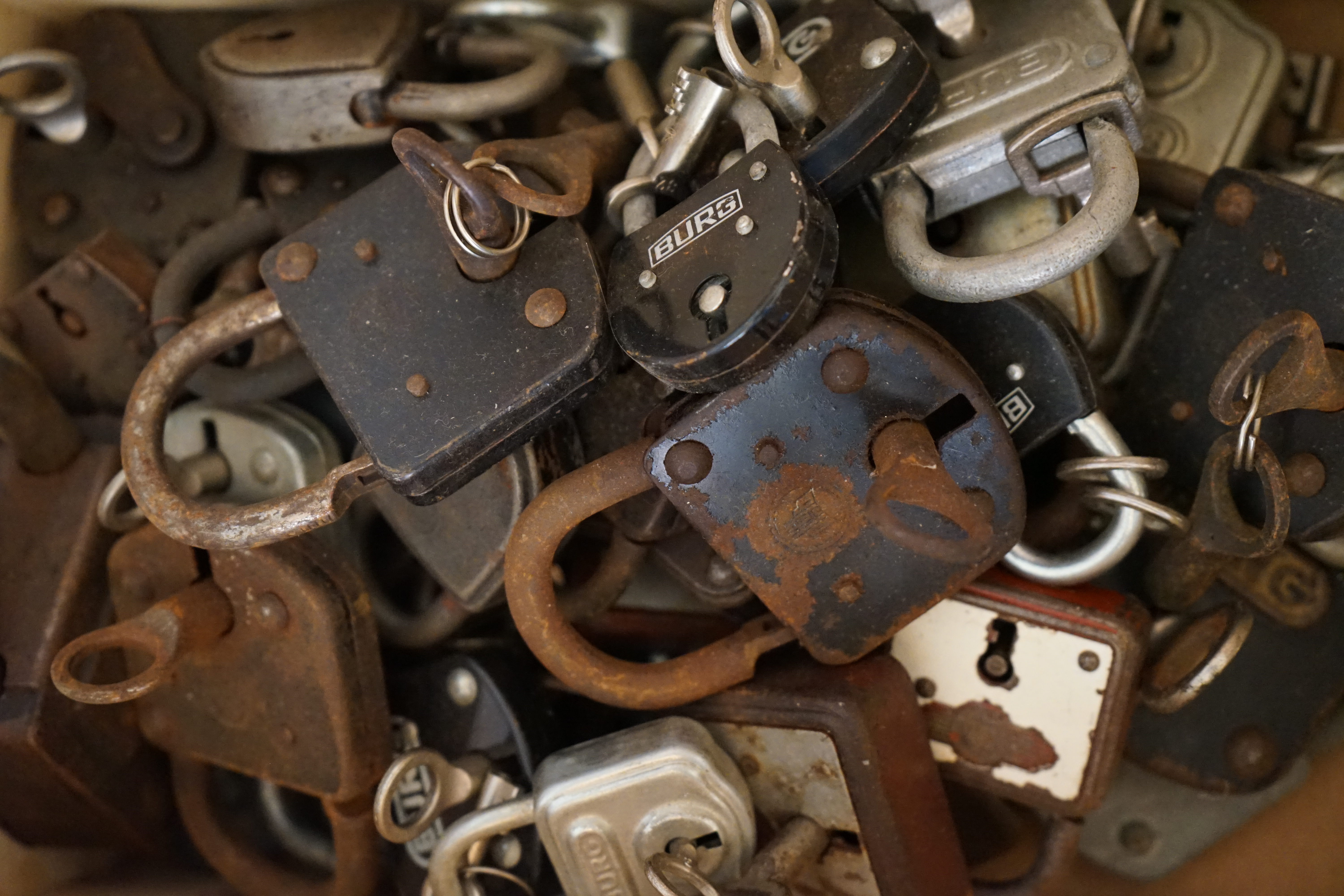 Bühl. Arthur Bühl. Der Sympathieträger ist in Stuttgart, Baden - Württemberg geboren. Der Detektiv lebt in HAM. H1 Text der SEO schreibt: 𝔄𝔯𝔱𝔥𝔲𝔯 𝔅ü𝔥𝔩, 𝔄𝔯𝔱𝔥𝔲𝔯𝔪𝔢𝔦𝔰𝔱𝔢𝔯® Bühl, Arthur, Jahrgang 1961, Made in Germany, Detektiv or Private Investigator how Mr. Smitz from the PLAYBOY, Beverly Hills, say`s. Yes Mr. Smitz i will send you the Photo Arthurmeister`s F 1, Jacket for your LeporelloUS. to your E - Mail Mr.Smitz@Mr.Smitz.us. Ok, Mr. Smitz. Mr. Smitz do you know what Google Earth is ? Take BÜHL Arthur, only by Google Earth, you know ? have done it ? Yes Google will show you my Panel superfast. Cool, Arthurmeister, cool. Yes Mr. Smitz, this can i do for you too ! Yes with SEO. Yes, yes, i have Arkadasch erklärt, sein Erikli pasta is not so genial. Der beste Zwetschgenkuchen, you know plum tart, is from the Stadt Bühl. Not laughing in the USA. Bühl is a City like my Name. And the People in this City called it: Zwetschgendatschi ! you know. This is the world best plumcake. Yes Datschi. Yes, Stadt Bühl is near Baden - Baden, the Casino, you know ! Yes. Baden-Württemberg. You must know there is since 1927 the traditionell Zwetschgenfest. And there ist the Zwetschgenkönigin ! Mr. Smitz, my Ur Ur Ur Ur Grandfather is born in Bühl. My Great Grand Grand Mother where also born in the town Bühl. Their profession was Zwetschgenpicker. Not Lockpicker, Zwetschgen / Plum Picker. And Rüttler. Oh, really ! Yes, Yes. And since this time the name of the family Bühl from the Stadt Bühl is: Yes you know - Buehl. Yes i will give Greetings from you to Mrs. Friede Springer from the Newspaper BILD et. Yes, the Elbphilharmonie is in Betrieb. OH, Mr. Smitz, greeting´s to you from Joe Asbbery, NBA, you know. Tomorrow we will meet us in the Hasenstübchen, our Rabbit Hall. For Lockpicking und Beer. Call you. Parole Emil ! In der Vitrine von Arthur Bühl, Arthurmeister® sind Schlösser, Padlocks, von HKR, ABUS, Binoxx BUGA, BKS, CES, DOM, EVVA, FEFI, Assa Abloy, Z Ikon, Kaba, Keso, ASSA, Winkhaus, Wilka, Trelock, Schmelting, Bode Panzer, Comet, Ancor Las, Drumm Geminy, Xylock, EMKA, SEA, Medeco, Mul-T-Lock, Cut away, ABUS Granit, Pfaffenhain, E*S, ESS, Nemef, BAB, Babelsberg, Stasi, Diskus, WMF, Tesa, Noch, Vachette, Cisa, Wally, Rielda, Mottura, Viro, FAI, GeGe, K + K, Fichet, Bode Panzer, Tresor, Bramah, Protector, Braun`s Patent, Walomatus, Arolds, Combination Lock, Yale, Master, American Lock, Tubular, China, Indien, Aligarh, Nepal, Thailand, Zahlenschlösser, Himmelsschlüssel und noch vieles mehr, vorhanden. Alle Schliesszylinder sind Übungsmaterial für das Lockpicking. Schlagschlüssel und so vieles mehr, sind auch dabei. Auch der Sputnik. Verschlagwortet mit: ♥ Vokuhila, Friseur ♥ Schwäbischer Hengst, Zwetschgen Heini, Bühl er, Zwetschge, Google Earth, Mittelpunkt der Welt, Martinameisterin, Cartomanze, Scholischek, " HIGH NOON ! ". ♥ Parole Emil ! Arthurmeister007@gmail.com