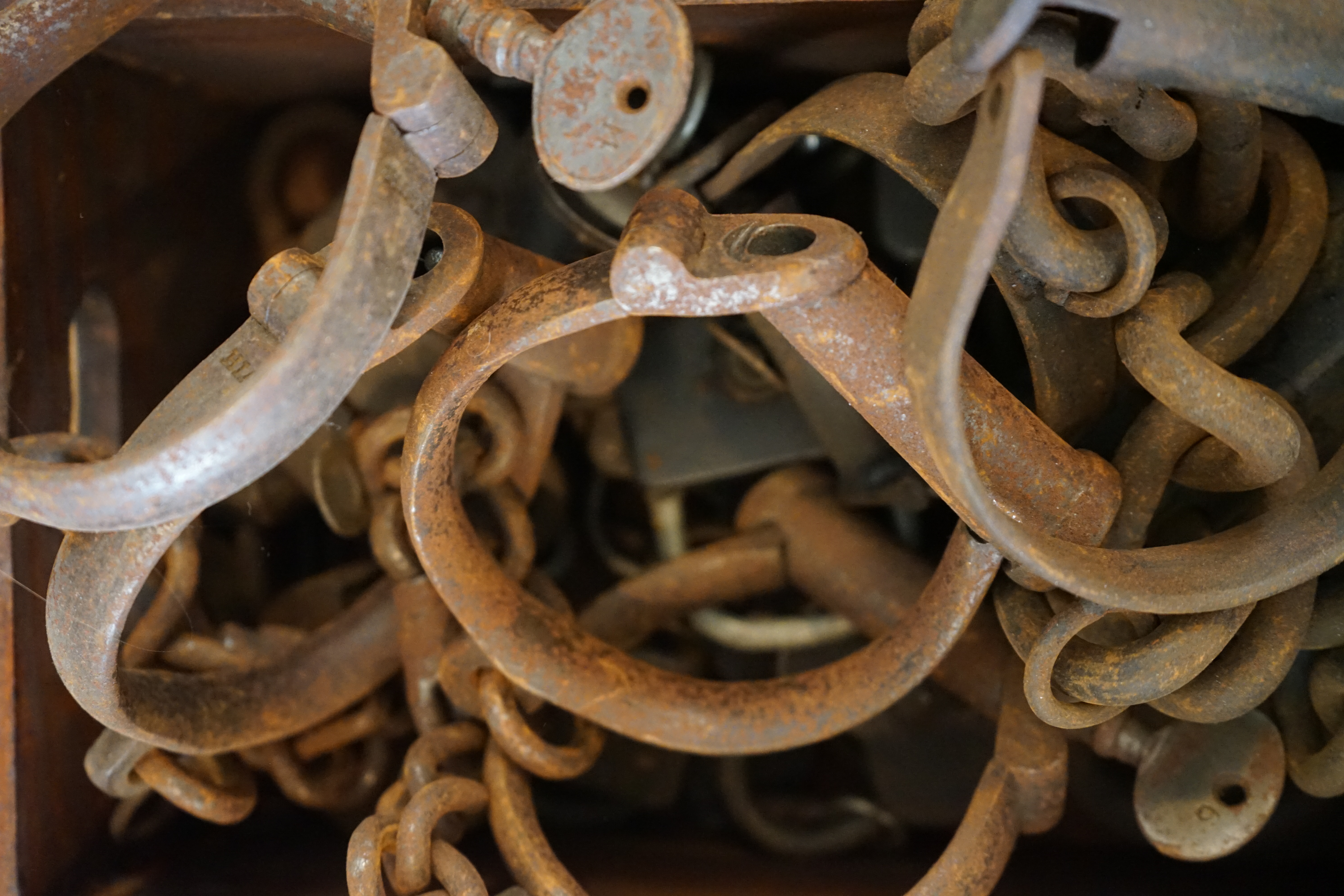 Google sagt: Content, Content und nochmals Content ! Arthurmeister ruft seine SEO GEISTER und seine Double Brain KI, worldwide mit dem WEB TÜV im Hasenstübchen vernetzt, und zwar nicht hoppi hopp oder ruck zuck sondern ZACK ZACK ! den heutigen SEO bitte ! Arkadasch fragt unaufgefordert den Arthurmeister im Bunny Hall. Was heißt das Pornomeister ? Arkadasch geh an den Tresen oder sonst wo aber nicht hier am Stammtisch herumlungern ! Ja, jetzt sag mal ehrlich ? Nerv hier nicht meine Gäste am Stammtisch und geh zu Deinen Helbingbrüdern an den Tresen ! Arthurmeister, die schicken mich ja zu Dir und ich soll fragen was Pornomeister heißt ? Pornomeister meint: Es gibt Hausmeister, Bürgermeister, Schlossermeister, Deutsche Meister und Arthurmeister und eben auch einen Pornomeister®. Der zeigt Dir in der hintersten Schlosskammer das letzte Härchen, äh Federchen, alle Einzel - und Beweglichkeiten im inneren des Zylinderschlosses. Cut, Schnittmodelle eben. Damit auch unser kleiner Arkadasch und der Scholischek auch alle Einzelheiten eines Funktionsmodelles sehen und dann vielleicht auch kapieren können. Und das ist Schlossporno ! und ich bin der Präsident Pornomeister SARL und zeige alle Einzelheiten zum Lockpicker ♥ Porno. Nein, es heißt ja auch nicht Vorsitzender Herr Trump ! So und jetzt nerv nicht weiter. Du penetriest ja mit einem Schlüssel ! Der Och sagt laut: mit seiner alten Schüssel ! Arthurmeister spricht: und wenn Du hier Dein Passwort Freibier - Freibier eingibst, für Getränke und Nachschub, also für eine Lokalrunde sorgst, so lasse ich ausnahmsweise Cem Karaca & Die Kanaken - Mein Deutscher Freund ! spielen. Hannenberger: Hast du gehört ! Allmählich kommt im Hasenstübchen Stimmung auf. Prost, Prösterchen, Käppchen und Kaffee für Taxi Dieter ! Arkadasch und Heike III tanzen. Bouncing Joe klatscht. Automatenpeter spielt am einarmigen®. Er feiert seine Glückssträhne. Heike I macht beim Purzelbaum die Pornomeisterin®. Der Glenkbusfuzzy klebt sich einen Pornomeister® Aufkleber auf die Stirn. Fortzetzung folgt oben in der Wohnung ! mit ABUS gesichert. Tagged with: Damit Schlüsselfreier auch wissen welche Stiftpaare sie mit ihrem Schlüssel penetrieren. Arthur Bühl, Sympathieträger aus Fuhlsbüttel ( HAM ) betritt das Hasenstübchen. Arthurmeister`s Jukebox spielt: Slow Hand ! Ey Arthurmeister, du alter Sympathieträger: Heute schon gepickt oder was. Heute erst so spät lallt der Scholischek. Der Aufhocker: Prost Helbing ! Der Arkadasch prostet und sabbelt los. Im Hintergrund ist der Objektleiter Hannenberger zu hören: Wie immer. Arthur mein Cousin aus Istanbul ist doch verheiratet mit der Nichte meines Schwippschwager`s und dessen Frau kommt aus Sofia Bulgarien und deren Mann hat eine Schwester und die auch einen Freund und der hat ein Schloss und das ist zu und soll geöffnet werden und wie immer wird Dir ein baugleiches Schloss zum Verbleib in deiner Sammlung zugesandt. Der Einernoch in einem Wort: ABUS. Der Gelenkbusfuzzy, der HSV Ute und BMW Dedl sitzen am Stammtisch. Die Jukebox spielt Ina Müller: Dörp Reggae, au ja Jan Delay. Ute: Stößchen für den HSV. Bouncing Joe Asberry means great NBA. Heike VI lacht: Air Ball. Der Automatenpeter drückt an Arthurmeister`s einarmigen Banditen herum ! Herr Arthur Bühl du Detektiv: Warum gewinne ich immer ? Boogie lallt: ich will auch einen einarmigen Banditen. Heike II will wissen: Wo hast Du denn den einarmigen her ? Das Liebchen flötet: ich will auch immer gewinnen ! Justamente ruft Mr. Smitz vom Playboy, Hollywood, aus seiner Stammkeipe Bunny Hall, im ersten Stock auch Rabbit House, genannt, an. Ey Pornomeister: Is all tutti aposto, what`s going on. I have a Lock for your Lockpicking Sport, you know Pornomaster®. It is an ABUS. No really: A ABUS Padlock. A cutted Modell. Yes orginal from the Company. Yes, ZEUS or ABUS too, yes, yes made in Hong Kong. Stößchen for all, yes, yes Lokalrunde ! you know, yes Käppchen, yes, yes Rotkäppchen. A Bottle from Helbing for the Noagerlzuzler an another Bottle of GabiKo for Scholischek. Yes, yes, for the Einernoch and the buongiorno Eierlikör. The Jukebox plays: T S O P, the top sound of Philadelphia. Die Jukebox im Bunny Hall spielt von der B - Seite Engelbert. Yes, yes, from Vegas. Hilton. America, you know ! Arthurmeister: today is the Keyword: free beer free beer, yes yes, Freibier Freibier, you know. And for the BILD et Uschi greeting`s and stößchen`s. Yes, yes, i have a telefon call with her. She tells me the KI, the chat Gpt from Google the Pornomeister® , you know, beause you are the Präsident from Pornomeister® SARL int. you are tagged with our Präsident Donald Trump. Yes, yes really. With`s the greatest Prädident ! Shure, yes he tells America first. The Jukebox play`s: I Love America. Yes, Yes now listen, yes zuhören, listen you know. I have Kontakte, Connections, you know to Stuttgart. Yes. Patsch Baracks. Yes, and Kelly Baracks too. Yes and we are people from the Hasenstübchen and the Strigoy, yes with the Strigoy and the Droschkendieter we have a Kontakt, yes a telefon call to Mr. Präsident Donald Trump, you know. Buon Giorno ! Trump has as anounced he will fly with his Air Force One to HAM. Yes, Yes, Droschkendieter will him picking up in Fuhlsbüttel. We think inkognito, mayby with Melania. In Arthurmeister`s Jukebox spielt: Schöner fremder Mann ! Schwerti rülpst Prost und F1 Rudi lallt: Schumacher win`s in Austin, Texas. Why Mr. Präsident will visit the Hasenstübchen, your Bunny Hall ? He will make Prosit with the Stammtisch for a Beer and a Frikadelle ! What ? Frikadelle is Burger pur, you know ! Yes shure he will come to ( HAM ) Fuhlsbüttel to the Street Am Hasenberge, you Know, 200 meter`s from Santa Fu away. No, NO, Mr Smitz.us ! Don`t be stupid. We will make with Mr. Präsident Trump a Deal, you know, yes a big Deal with One hundret Prozent Winner Garantie. You know, the einarmiger Bandit in our Hasenstübchen winning every time ! And the Präsident will know the Mystery for every time winning. And we will telling him this Secret and our Lockpicker Stammtisch, you know our Round Table wish for this to make a deal. What you make a deal with Mr. Trump Yes ! What ! Aus Arthurmeister`s Jukebox erklingt: Der alte Wolf, Lupo, you know. Mr. Smitz, not so silly and stupid ! first keine Bier, Wein und Spirituosen Steuern. Keine Tabaksteuern ! I Have Trump twitterd, X, you know, he is from Germany and in Deutschland is kneipensterben, you know rotto ! No bankrotto. And Mr. Trump know`s what party is. Really Mr. Smitz ! And the Stammtischpeople from the Hasenstübchen, the rabbit house, will show him the Magische Dreieck, the mysterie or magic triangle ! What`s that Mr. Arthur Bühl ? First Ritze, second zum goldenen Handschuh, Honka, you know, third Elbschlosskeller. ! You know. Reeperbahn, Yes Sankt Pauli. Yes, this street is called Herbertstraße ! Yes, yes, Herbert is the Schutzpatron from the Bockschein, Yes, yes, der heilige Bim Bam. You must know the deal: we will take our money from the Sparclub, yes from the Sparpig. We make a Kredit and will pay in and around the Kiez - and he make`s TAX free for German Fassbier and Tabak etc. in the Hasenstübchen ! Yes, Dorschkendieter and Dedl drive too. The last fakt is: he has called with the Bild et Friede. Yes, Yes, Mr. Präsident Trump is sorry, because he must going to play Golf. Schade. But we think the Passwort every time Freibier Freibier called is. Parole Emil, oh i see today is the pass word free tax for the Objekt Hasenstübchen. You know Mr. Smitz. Die Jukebox spielt: Joy Flemming - Half Breed ! So, Mr. Smitz, don`t forget the Abus Cut Padlock. Yes, yes, Mr. Smitz and greetings to your Playboy Team in your Bunny Hall. Im Hasenstübchen kocht die Stimmung. Stößchen, Tänzchen ! High Noon ! BMW Dedl meint: sogar 271 km/h. Arthur Bühl, Detektiv aus Hamburg ist Mitglied im Detektiv Verband BUDEG und an die IKD angeschlossen. Als Arthurmeister® erklärt Herr Bühl bei Behörden wie Fedpol, LKA Forensik, das Lockpicking ! Arthur Bühl, Arthurmeister® fuhr gerne in seiner Kindheit von Ludwigsburg über Mühlacker mit dem D Zug nach Frankfurt HBf und wurde dort von seiner Oma abgeholt. Als erstes gingen wir dann in die Kaiser Straße. Hier gab es ein Geschäft für besondere Spezaialitäten mit angeschlossem Kaffeehaus. Lt. Oma Gerda gibt es hier den besten Nougat der Welt ! Da hat sie uns beiden etwas gegönnt. Ich habe später auch noch nie einen gleichwertigen Nougat im Mund gehabt. Dannach ging es ins Hotel Terminus ! Hier war mein Opa der Max Koch. Hier wurden wir dann bewirtet. Den Straßenstrich gibt es heute noch. Dannach ging`s noch zum Schaufenster gucken, in der Innenstadt. Anschließen nach Oberursel, dann Stierstadt. Hier wohnten die beiden in einem Einelhaus im ersten Stock. Die Vermieterin war eine schreckliche Hexe, die im Erdgeschoss alles überwachte. Ein super, super Tag. Abend spielte im Radio HR das Lied Es fährt ein Zug nach nirgendwo von Christian Anders 1972. Den Text kenne ich heute noch auswendig und summe die Melodie gerne. Es fährt ein Zug nach Nirgendwo Mit mir allein als Passagier Mit jeder Stunde, die vergeht Führt er mich weiter weg von dir Es fährt ein Zug nach Nirgendwo Den es noch gestern gar nicht gab Ich hab' gedacht, du glaubst an mich Und dass ich dich für immer hab' Es fährt ein Zug nach Nirgendwo Und niemand stellt von grün auf rot das Licht Macht es dir wirklich gar nichts aus Dass unser Glück mit einem Mal zerbricht? Es fährt ein Zug nach Nirgendwo Bald bist auch du genau wie ich allein Sag' doch ein Wort, sag' nur ein Wort Und es wird alles so wie früher sein Oh Maria, ich hab' dich lieb Ich hab' dich lieb, bitte glaube mir Was auch immer mit der anderen war Das ist vorbei, ich schwöre es dir Oh Martina, du lässt mich gehen Doch eine Träne in deinem Blick Eine Träne hab' ich gesehen Will sie mir sagen, komm doch zurück? Die Zeit verrinnt, die Stunden gehen Bald bricht ein neuer Tag heran Noch ist es nicht für uns zu spät Doch wenn die Tür sich schließt, was dann? Es fährt ein Zug nach Nirgendwo Den es noch gestern gar nicht gab Ich hab' gedacht, du glaubst an mich Und dass ich dich für immer hab' Es fährt ein Zug nach Nirgendwo Und niemand stellt von grün auf rot das Licht Macht es dir wirklich gar nichts aus Dass unser Glück mit einem Mal zerbricht? Es fährt ein Zug nach Nirgendwo Bald bist auch du genau wie ich allein Sag' doch ein Wort, sag' nur ein Wort Und es wird alles so wie früher sein Oh Maria, ich hab' dich lieb Ich hab' dich lieb, bitte glaube mir Was auch immer mit der anderen war Das ist vorbei, ich schwöre es dir Oh Martina, du lässt mich gehen Doch eine Träne in deinem Blick Eine Träne hab' ich gesehen Will sie mir sagen, komm doch zurück? Oh Maria, du lässt mich gehen Doch eine Träne in deinem Blick Eine Träne, die hab' ich gesehen Willst du mir sagen, komm doch zurück? Oh Martina, ich hab' dich lieb (Es fährt ein Zug nach Nirgendwo) (Es fährt ein Zug nach Nirgendwo) Oh Martina (Es fährt ein Zug nach Nirgendwo) (Es fährt ein Zug nach Nirgendwo) Quelle: Lyric Find Christian Anders / Fred Jay Songtext von Es fährt ein Zug nach nirgendwo © Gema 𝔭𝔯𝔬𝔲𝔡𝔩𝔶 𝔭𝔯𝔢𝔰𝔢𝔫𝔱𝔢𝔡 𝔟𝔶 𝔄𝔯𝔱𝔥𝔲𝔯𝔪𝔢𝔦𝔰𝔱𝔢𝔯®