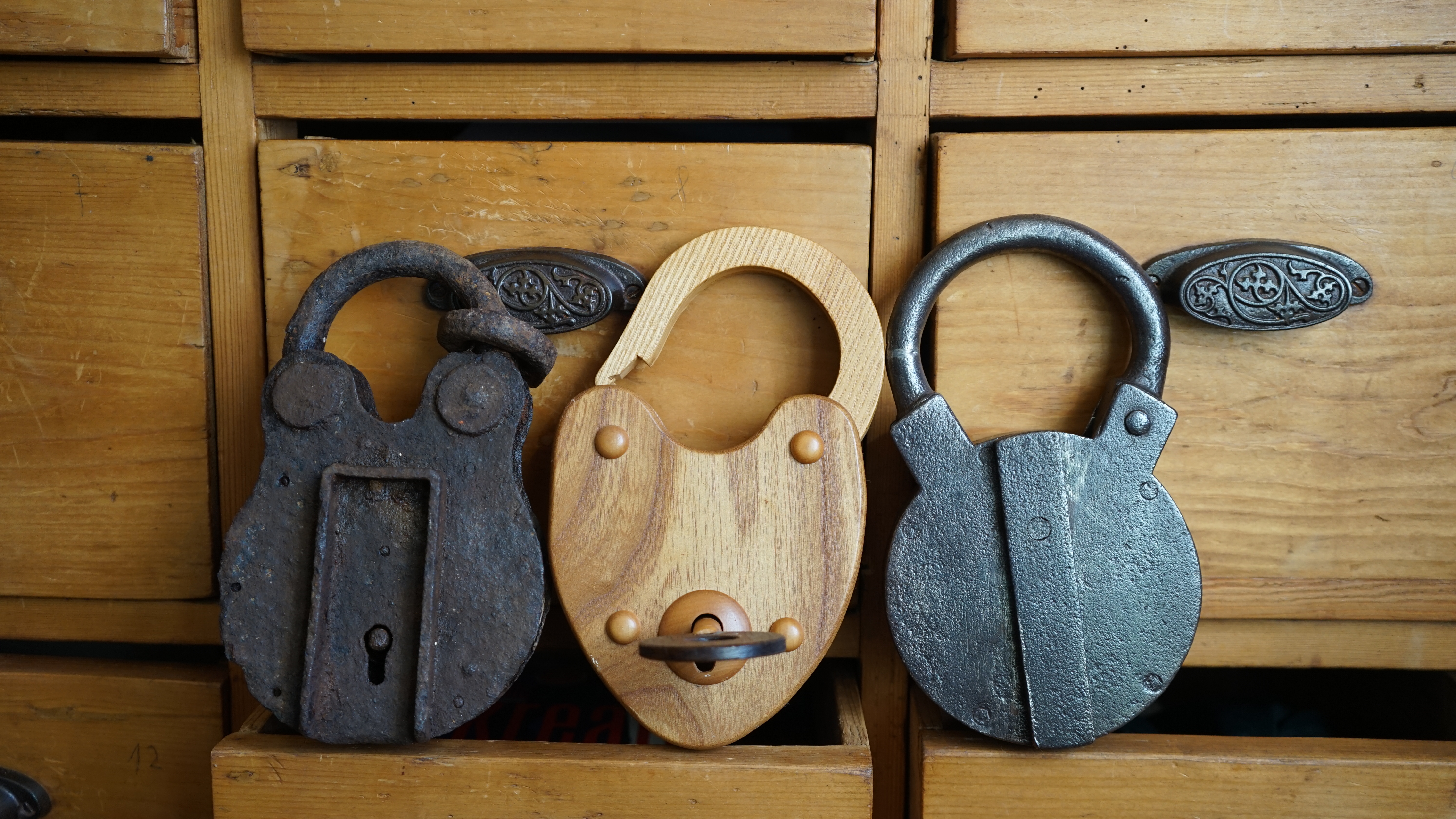 Bühl. Arthur Bühl. Der Sympathieträger ist in Stuttgart, Baden - Württemberg geboren. Der Detektiv lebt in HAM. H1 Text der SEO schreibt: 𝔄𝔯𝔱𝔥𝔲𝔯 𝔅ü𝔥𝔩, 𝔄𝔯𝔱𝔥𝔲𝔯𝔪𝔢𝔦𝔰𝔱𝔢𝔯® Bühl, Arthur, Jahrgang 1961, Made in Germany, Detektiv or Private Investigator how Mr. Smitz from the PLAYBOY, Beverly Hills, say`s. Yes Mr. Smitz i will send you the Photo Arthurmeister`s F 1, Jacket for your LeporelloUS. to your E - Mail Mr.Smitz@Mr.Smitz.us. Ok, Mr. Smitz. Mr. Smitz do you know what Google Earth is ? Take BÜHL Arthur, only by Google Earth, you know ? have done it ? Yes Google will show you my Panel superfast. Cool, Arthurmeister, cool. Yes Mr. Smitz, this can i do for you too ! Yes with SEO. Yes, yes, i have Arkadasch erklärt, sein Erikli pasta is not so genial. Der beste Zwetschgenkuchen, you know plum tart, is from the Stadt Bühl. Not laughing in the USA. Bühl is a City like my Name. And the People in this City called it: Zwetschgendatschi ! you know. This is the world best plumcake. Yes Datschi. Yes, Stadt Bühl is near Baden - Baden, the Casino, you know ! Yes. Baden-Württemberg. You must know there is since 1927 the traditionell Zwetschgenfest. And there ist the Zwetschgenkönigin ! Mr. Smitz, my Ur Ur Ur Ur Grandfather is born in Bühl. My Great Grand Grand Mother where also born in the town Bühl. Their profession was Zwetschgenpicker. Not Lockpicker, Zwetschgen / Plum Picker. And Rüttler. Oh, really ! Yes, Yes. And since this time the name of the family Bühl from the Stadt Bühl is: Yes you know - Buehl. Yes i will give Greetings from you to Mrs. Friede Springer from the Newspaper BILD et. Yes, the Elbphilharmonie is in Betrieb. OH, Mr. Smitz, greeting´s to you from Joe Asbbery, NBA, you know. Tomorrow we will meet us in the Hasenstübchen, our Rabbit Hall. For Lockpicking und Beer. Call you. Parole Emil ! In der Vitrine von Arthur Bühl, Arthurmeister® sind Schlösser, Padlocks, von HKR, ABUS, Binoxx BUGA, BKS, CES, DOM, EVVA, FEFI, Assa Abloy, Z Ikon, Kaba, Keso, ASSA, Winkhaus, Wilka, Trelock, Schmelting, Bode Panzer, Comet, Ancor Las, Drumm Geminy, Xylock, EMKA, SEA, Medeco, Mul-T-Lock, Cut away, ABUS Granit, Pfaffenhain, E*S, ESS, Nemef, BAB, Babelsberg, Stasi, Diskus, WMF, Tesa, Noch, Vachette, Cisa, Wally, Rielda, Mottura, Viro, FAI, GeGe, K + K, Fichet, Bode Panzer, Tresor, Bramah, Protector, Braun`s Patent, Walomatus, Arolds, Combination Lock, Yale, Master, American Lock, Tubular, China, Indien, Aligarh, Nepal, Thailand, Zahlenschlösser, Himmelsschlüssel und noch vieles mehr, vorhanden. Alle Schliesszylinder sind Übungsmaterial für das Lockpicking. Schlagschlüssel und so vieles mehr, sind auch dabei. Auch der Sputnik. Verschlagwortet mit: ♥ Vokuhila, Friseur ♥ Schwäbischer Hengst, Zwetschgen Heini, Bühl er, Zwetschge, Google Earth, Mittelpunkt der Welt, Martinameisterin, Cartomanze, Scholischek, " HIGH NOON ! ". ♥ Parole Emil ! Arthurmeister007@gmail.com