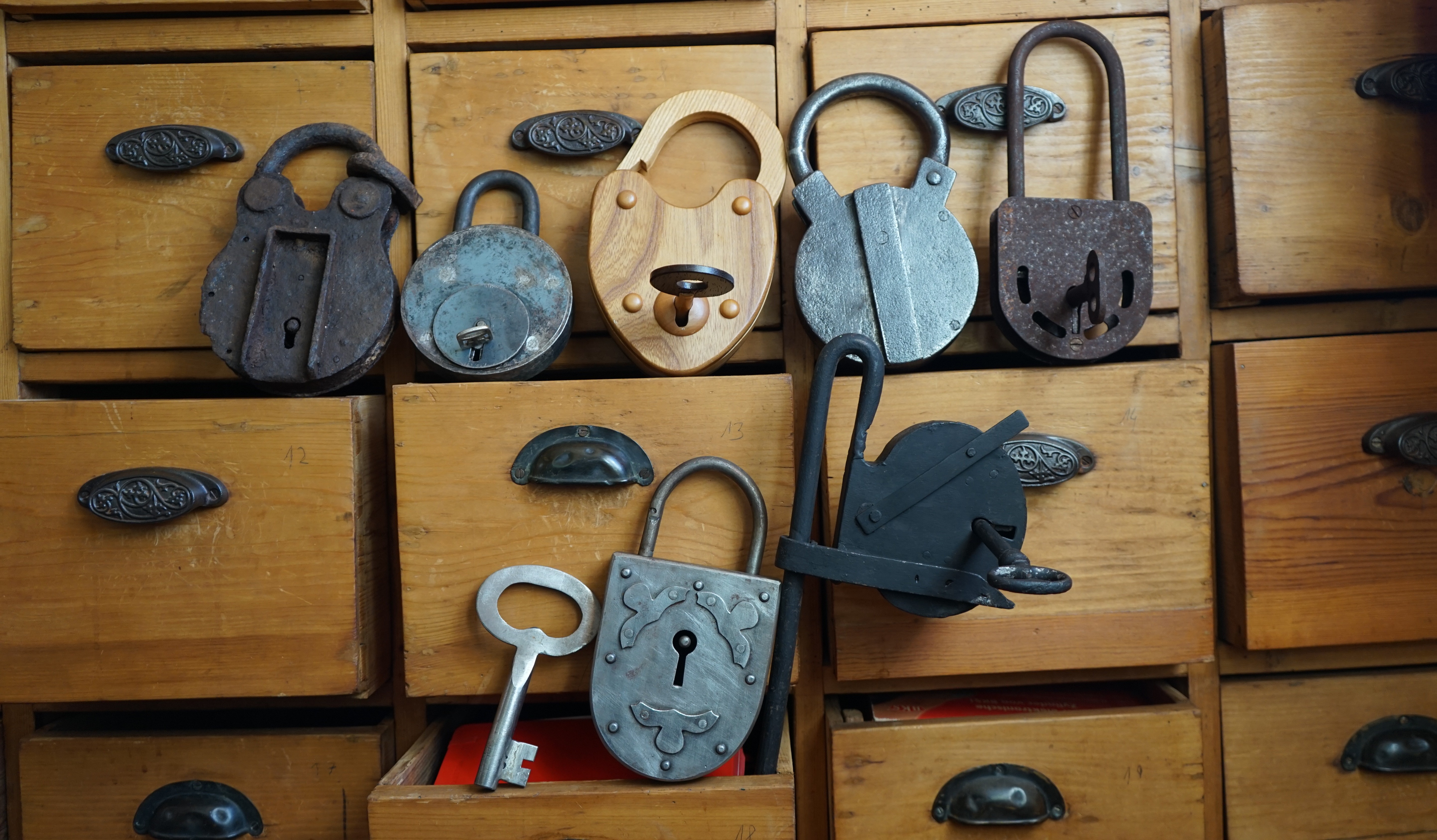 Arthur Andreas Bühl, Arthurmeister ®,Lockpickerherz ® Schlossherz ®, Pornomeister ®, neuer SEO Text für 2025 12.00 Mittags im Hasenstübchen. Basketball Bouncing Joe Asberry schreit: Prost ! Die Glocke kingelt ! In Arthurmeister`s Jukebox im Hasenstübchen spielt: Slow Hand von den Pointer Sisters. Ferrari Rudi sitzt am Tresen. Anstatt Helbing trinkt er heute Underberg. Pelle und Heike I machen Stößchen. Justamente klingelt das Telefonino. Der Hannenberger lacht zu Bouncing Joe Asberry: Ich wette mit Dir: Da ruft unser Freund Mr. Smitz vom Playboy an. Arthurmeister geh endlich ran. Die Glocke klingelt. Yes Mr. Smitz, yes, yes Mr. Smitz. Yes great, you know. Yes, yes we have a Party. Yes, yes. Ja: Angela Merkel, die kennen wir. You know: " Bundeskanzlerin ". Giovanni ruft: Bella Donna: Signora Merkel is the CEO of the world. Yes, Yes Mr. Smitz, i will look about her Memoiren. Oh Mr. Smitz ? Her Biographie with her Signature ? OH, Mr. Smitz mit Widmung ? Das wird nicht einfach ! no easy, you know ! Da muß die Glocke aber ein ganzes Wochenende läuten. Prost. Helbing. Yes Mr. Smitz, hands on the heard, you know, difficult ! Arkadasch !!! Smitz U.S.A. braucht die Memoiren von Angela Merkel signiert mit dem Text: Für Mr. Smitz from the Playboy ! Also pass auf: Dein Schwippschwager ist doch Aufsteller bei der Messe. Ja, Buchmesse. Dort hält die Merkel eine Autogrammstunde. Der soll sich dort anstellen mit seinen Kumpani. Ja, der Smitz läßt hier die Glocke läuten. Das gesamte Wochenende. Hannenberger gibt das Passwort: Freibier, Freibier ! Die Glocke läutet jetzt: Helbing ! In Arthurmeister`s Jukebox spielt: The Tramps - Disco Inferno - Orginal Longversion Tony Mendes ! Basketball Bouncing Joe swingt mit dem Kopf mit. Jetzt meint Arkadasch: Oh meine Kumpani trauen sich nicht zu Dr. Angela Merkel. Die haben Angst vor Ihr. Kein Autogramm heißt kein Freibier. Droschkendieter !! Du fährst jetzt zur Buchhandlung, holst drei Biographien von der ollen Merkel, fährst weiter zum Kujau ! Ja, der hat dem Heinemann vom Stern, Hamburg, gefälschte Tagebücher verkauft. Der soll dir in ein Exemplar die Unterschrift der Merkel und die Widmung reinmalen. Sag ihm viele Grüße vom Arthurmeister und Parole Freibier, Freibier ! Dann malt der es dir sofort. Der kann das freudigst. Und sag ihm, das sei für Smitz, Amerika. Aber diesmal soll er keine rosa Tinte verwenden. Dann kommst du wieder her und wir alle unterschreiben das zweite, dann fährst du geschwind rüber nach Fuhlsbüttel, drängelst dich am Luftfrachtschalter vor, läßt die Bücher verpacken und paßt auch auf, das die auch tatsächlich im nächsten Flieger in die U.S.A. reisen. Dann hat er die Bücher, quasi wenn der Flieger landet. Sag denen: Parole: Freibier, Freibier ! Arthur und wozu das dritte Buch ? Du Depp, wenn beim unterschreiben vom zweiten Buch einer draufkotzt oder ein Brandloch reinmacht dann haben wir Ersatz ! Und diesen legen wir dann hinter den Tresen ins Regal und tuen so als hätten wir es gelesen. Es reicht das wir Frau Bundeskanzlerin mit guten, besoffenen, nicht ausgeklügelten, dummen, peinlichen Ratschlägen beraten haben ! Punkt. In Arthurmeister´s Jukebox spielt: Lady von Kenny Rogers. Sir Waschi hat gleich CHARLIE RICH - The most Beautifull Girl in The World, gedrückt. Die Stimmung ist gut. In der Jukebox spielt mittlerweile Aloe Blanc - I need a Dollar. Die Stimmung ist fantastisch ! Jetzt steigert sich die Stimmnung noch als der Nachläufer Roberto Blanco - Caramba, Caracho ein Whiskey, Carambo Caracho ein Gin, verflucht Sacrcameto Dolores und alles ist wieder hin ! In Rio de Janeiro… drückt. Der Noagerlzutzler drückt Roberto Blanco - Der Puppenspieler von Mexico und räumt Gläser ab. Hannenberger reicht schon einmal den Himmelsschlüssel ! Schwerti fragt: Mastertouch und wenn der Dir auf die Schliche kommt ? Du Depp, was glaubst du wenn der erfährt, daß er einen orginalen Kujau, dem Tagebuchfälscher hat, dann läuft der durch Beverly Hills und gibt damit bei jedem an, als sei er The Greatest. Und Du weißt: Die Schriftsachverständigen vom Stern oder von der Bild et und der Heinemann brauchten Monate bis sie diesen Betrug mit dem Verkauf der Tagebücher erkannt haben. In Arthurmeister`s Jukebox spielt: Calvin Harris & Sam Smith: Promises ! und es wird mitgesungen. Das Droschkendieter dann doch nur beim Papierfuzzy im Copy Shop neben an war ? weil der Kujau besoffen war ? Quatsch, kalter Kaffee, der Smitz verhöckert das Buch an Rockefeller. Was glaubst du, warum die Parole Freibier Freibier lautet ? Wir sind hier nicht bei der Wohlfahrt. Ferrari Rudi macht Ralala: Sonntag ist Formel I in Indianapolis. Denkt dran: High Noon ist dann morgens 07.00 Uhr. Die Glocke läutet ununterbrochen. Freibier, Freibier, Freibier, Parole Freibier. Let Michael pass for the Championship ! Das gesamte Hasenstübchen tanzt und platzt aus allen Nähten. In der Jukebox spielt James Last und Orchester: T.S.O.P The Top Sound of Philadelphia ! Prost, Prosit und Stößchen ! Der Hannenberger sieht zufrieden aus. Taged with: Bühler Zwetschge, Bühl Wappen, Zwetschgenhengst, Zwetschgenfest, Meister, Arthur Andreas Bühl, Privatdetektiv, Arthurmeister007@gmail.com