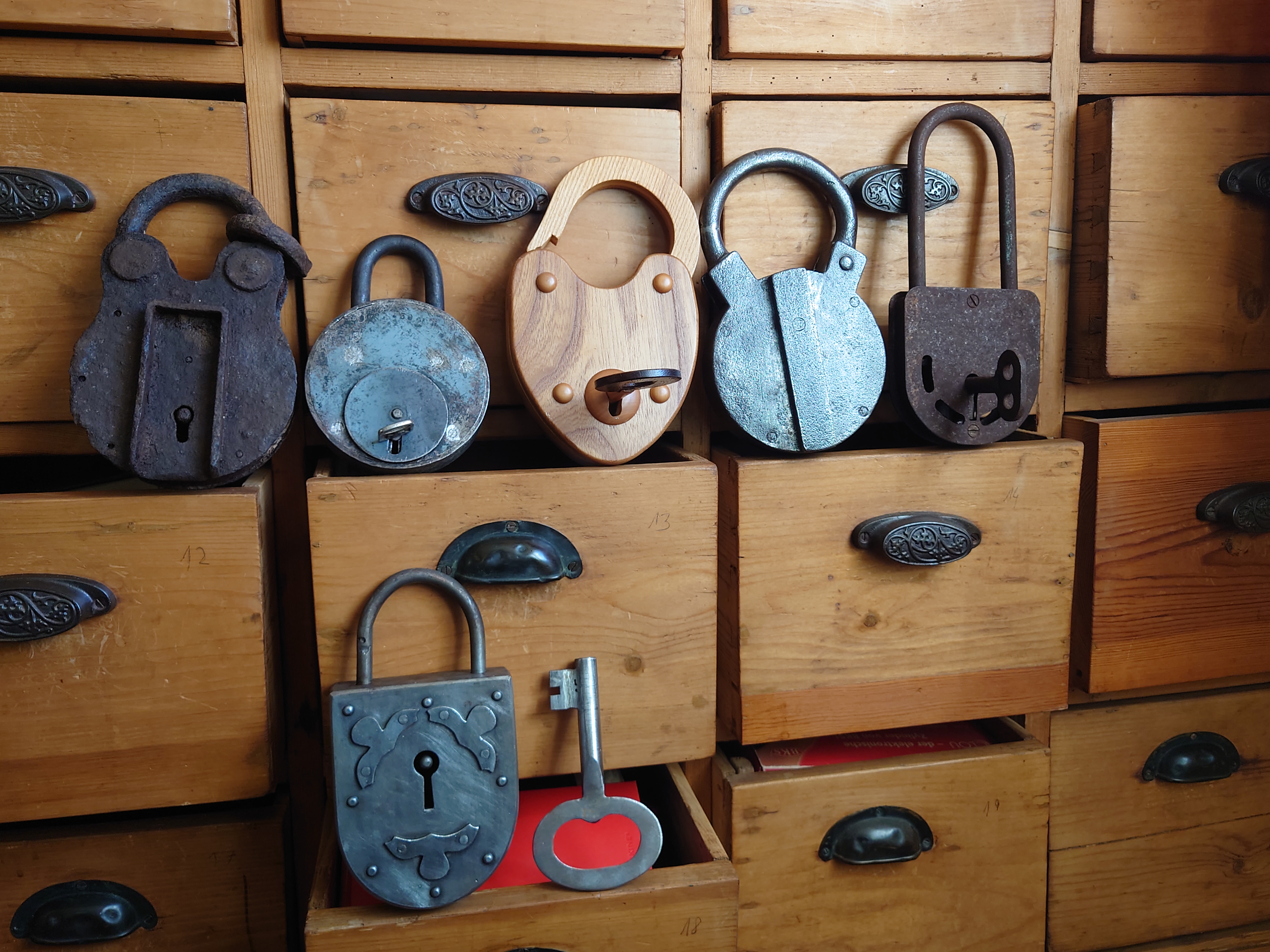 Arthur Bühl, Arthurmeister, Bühl Wappen Der Sympathieträger ist in Stuttgart, Baden - Württemberg geboren. Der Detektiv lebt in HAM. H1 Text der SEO gibt Texte aus Arthurmeister`s Leporello frei. 𝔄𝔯𝔱𝔥𝔲𝔯 𝔅ü𝔥𝔩, 𝔄𝔯𝔱𝔥𝔲𝔯𝔪𝔢𝔦𝔰𝔱𝔢𝔯 Bühl, Arthur, Jahrgang 1961, Made in Germany, Babyboomer, Detektiv or Private Investigator how Mr. Smitz from the PLAYBOY, Beverly Hills, say`s. Yes Mr. Smitz i will send you the Photo Arthurmeister`s F 1, Jacket for your LeporelloUS. to your E - Mail Mr.Smitz@Mr.Smitz.us. Ok, Mr. Smitz. Mr. Smitz do you know what Google Earth is ? Take BÜHL Arthur, only by Google Earth, you know ? have done it ? Yes Google will show you my Panel superfast. Cool, Arthurmeister, cool. Yes Mr. Smitz, this can i do for you too ! Yes with SEO. Yes, yes, i have Arkadasch erklärt, sein Erikli pasta is not so genial. Der beste Zwetschgenkuchen, you know plum tart, is from the Stadt Bühl. Not laughing in the USA. Bühl is a City like my Name. And the People in this City called it: Zwetschgendatschi ! you know. This is the world best plumcake. Yes Datschi. Yes, Stadt Bühl is near Baden - Baden, the Casino, you know ! Yes. Baden-Württemberg. You must know there is since 1927 the traditionell Zwetschgenfest. And there ist the Zwetschgenkönigin ! Mr. Smitz, my Ur Ur Ur Ur Grandfather is born in Bühl. My Great Grand Grand Mother where also born in the town Bühl. Their profession was Zwetschgenpicker. Not Lockpicker, Zwetschgen / Plum Picker. And Rüttler. Oh, really ! Yes, Yes. And since this time the name of the family Bühl from the Stadt Bühl is: Yes you know - Buehl. Yes i will give Greetings from you to Mrs. Friede Springer from the Newspaper BILD et. Yes, the Elbphilharmonie is in Betrieb. OH, Mr. Smitz, greeting´s to you from Joe Asbbery, NBA, you know. Tomorrow we will meet us in the Hasenstübchen, our Rabbit Hall. For Lockpicking und Beer. Call you. Parole Emil ! H1 Text der SEO schreibt weiter: 𝔄𝔯𝔱𝔥𝔲𝔯 𝔅ü𝔥𝔩, 𝔄𝔯𝔱𝔥𝔲𝔯𝔪𝔢𝔦𝔰𝔱𝔢𝔯® Herr Arthur Bühl, kritischer Privatdetektiv aus der Hansestadt Hamburg, bereitet sich auf ein Interview mit der BILD et vor. Bei Babsi und Gina in Fuhlsbüttel wird ihm zuvor der Vokuhila geschnitten. Herr Arthur Bühl wurde schon in der BILD et als " Herr der Schlösser " beschrieben. " Ein bisschen Ruhe bitte " schreibt Jan Freitag von der TAZ. Er erwähnt auch eine Mustertür by Wendt. Es wird darin herumgeprökelt. Selbst Arthur Bühl, der weltbeste aus dem Lockpicker Mekka Hamburg, betreibt pures Understatement, weil er sein Schloss in nur 20 Sekunden " geknackt " hat. Charles Graeber von der Wired.com beschreibt in seinem Artikel Master Lock - Pickers do bottle Arthur Bühl " The Master of the Universe ", Arthur Bühl a private Detective of Germany open locks. Bühl`s Fabio - the - Barbarian Look stands out. He wins the Dutch Open and is now Master of the Universe. The people cry: " Arthurmeister ! booms Arthurmeister ". Mark Webber Tobias, the Author of Locks, Safes, and Security, a Police Reverence, say: Arthurmeister, that ist beautyful. " Open ! " sagt Arthurmeister ", offen ist gut, schneller offen ist besser ". " Beer !" Arthurmeister booms back and a new Champion is born. Die Welt berichtet: " Die Kunst, Schlösser ohne Schlüssel zu öffnen ". Vereinsmitbegründer und Vizepräsident Arthur Bühl trägt seine Leidenschaft schon auf der Krawatte. Sie ist rot mit gelben Schlüsseln drauf. Intern wird er ehrfürchtig " Meister Arthur " gerufen. Er hat es zum siebenfachen Deutschen Meister in verschiedenen Disziplinen geschafft. Er pickt seit der Kindheit. Sein erstes Trainingsobjekt war sein Spardosenschloss - Ein klassischer Einstieg… . Die Slate berichtet über Arthur Bühl als Lockpicking Legend. Es gibt einen Artikel Tool for Picking and Decoding by Stasi, CCC, Vortrag Berlin. Amateur Hour berichtet: Arthurmeister has " The Master Touch ". Bei den Kaba Day `s im Europa Park Rust schreibt die Pressebox: auf großes Interesse der Teilnehmer stieß auch die praktische Vorführung von Steffen Wernéry und Arthur Bühl, die gängige mechanische Schließzylinder ohne Schlüssel zerstörungsfrei öffnen. Meist in Sekundenschnelle. Auch die Chemnitzer Zeitung " Freie Presse " hat über das Lockpicking und Arthur Andreas Bühl alias Arthurmeister berichtet. Dwight Perry schreibt: Arthur Bühl has good hands ! In der Philalocksmith wird Arthur Bühl auch als Lockpicking Legend betitelt. Es gibt auch einen Beitrag, 360 Meridianos. In der Datenschleuder, CCC, wurde über ihn als Sympathieträger berichtet. Veröffentlicht unter Linkedin, Xing, Google Panel, Twitter X. In der Vitrine von Arthur Andreas Bühl, Arthurmeister ® sind Schlösser, Padlocks, von ABUS, BKS, CES, DOM, EVVA, Assa Abloy, Z Ikon, Kaba, Keso, ASSA, Winkhaus, Wilka, Trelock, Schmelting, Bode Panzer, Ancor Las, Drumm Geminy, Xylock, SEA, Medeco, Mul-T-Lock, Cut away, ABUS Granit, Pfaffenhain, E*S, ESS, Nemef, BAB, Babelsberg, Stasi, Diskus, WMF, Tesa, Noch, Vachette, Cisa, Wally, Rielda, Mottura, Viro, FAI, GeGe, Fichet, Bode Panzer, Tresor, Bramah, Protector, Braun`s Patent, Walomatus, Arolds, Combination Lock, Yale, Master, American Lock, Tubular, China, Indien, Aligarh, Nepal, Thailand, Zahlenschlösser, Himmelsschlüssel und noch vieles mehr, vorhanden. Alle Schliesszylinder sind Übungsmaterial für das Lockpicking. Schlagschlüssel und so vieles mehr, sind auch dabei. Auch der Sputnik. Verschlagwortet mit: ♥ Vokuhila, Friseur ♥ Schwäbischer Hengst, Zwetschgen Heini, Bühl er, Zwetschge, Google Earth, Mittelpunkt der Welt, Martinameisterin, Cartomanze, Scholischek, " HIGH NOON ! ". ♥ Parole Emil ! SEO NEU Twitter X 11.06.24 Bilder Budeg ( Bold serif ) Arthur Andreas Bühl, Detektiv, made in Germany, born 1961 in Stuttgart, Baden - Württemberg, living in HAM, Im Dienste der Wahrheitsfindung unterwegs, betreibt in seiner Freizeit Lockpicking aus Leidenschaft. Der mehrfache Deutsche Meister wird in der WIRED als " Master of the Universe " betitelt. In der BILD et ist der Artikel " Herr der Schlösser " abgedruckt. Im Hasenstübchen - Fuhlsbüttel, am Hasenberge, Santa Fu, wird gefeiert. Arthurmeister® stellt seinen Leporello " Der Aufmacher " vor. Der Stammtisch grölt " OFFEN ". Scholischek, Rudi, Heike I, Noagerlzutzler, Arthur und Joe Asberry, der alte NBA ler, prosten sich zu. Arthurmeister`s Jukebox auf YouTube spielt Pointer Sisters - Slow Hand ! ♥ Beim Tanzen ruft die Cartomanze " Ey du Sympthieträger ♥, komm mal her " ! SEO für heute: DETEKTIV, Arthur Bühl, Lockpicker, Deutscher Meister, pickt ABUS Padlock.