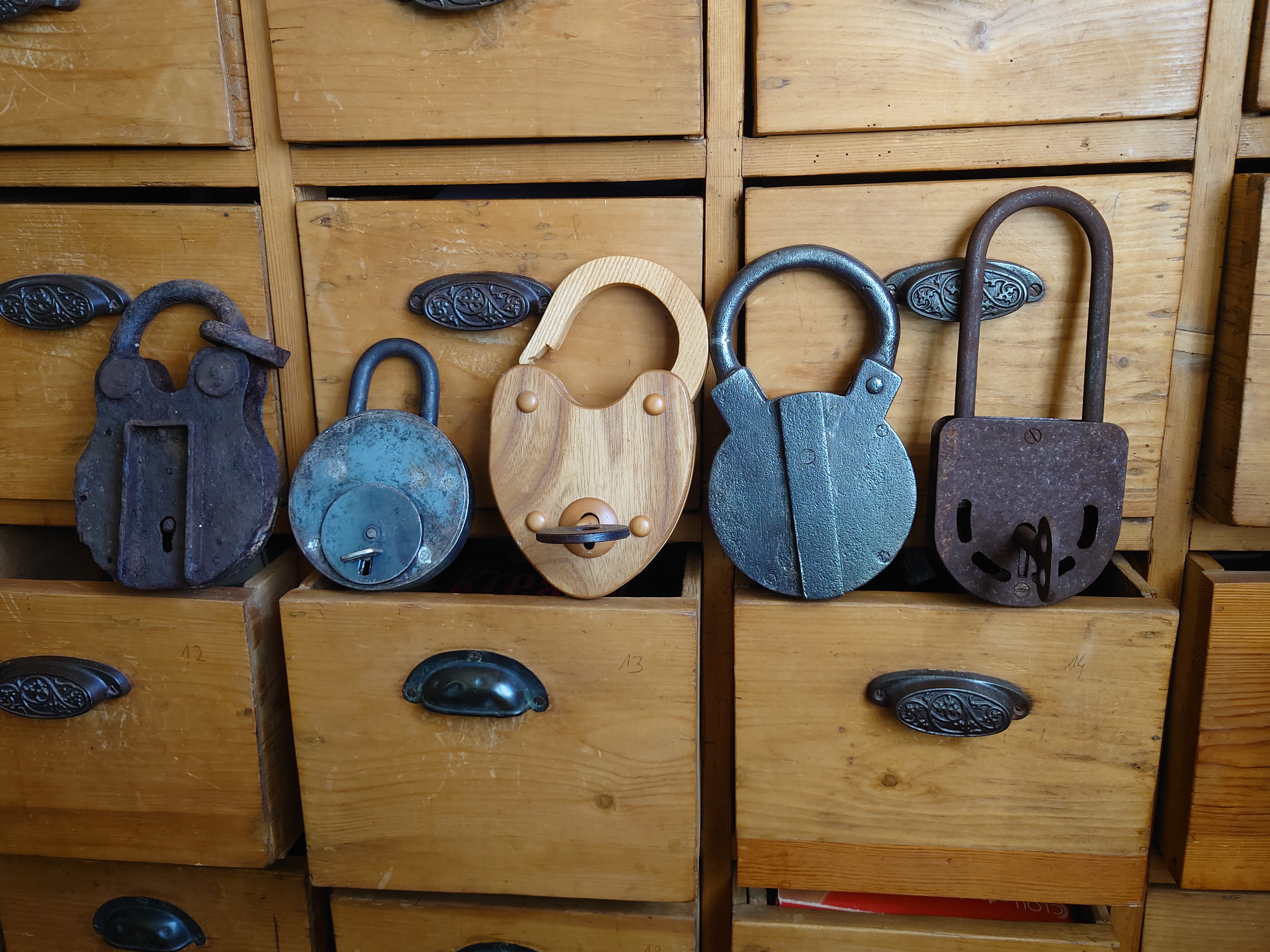 Vitrine Alternativtext: ♥ 𝔄𝔯𝔱𝔥𝔲𝔯 𝔅ü𝔥𝔩, 𝔄𝔯𝔱𝔥𝔲𝔯𝔪𝔢𝔦𝔰𝔱𝔢𝔯® Arthur Andreas Buehl, Privatdetektiv, Made in Germany, born 1961, stellt am Stammtisch im Hasenstübchen, Am Hasenberge, Santa Fu, Fuhlsbüttel, seine Vitrine vor: Die Lockpicker schreien " OFFEN ". Am Stammtischaschenbecher sind der Arkadasch, der Scholischek, der Noagerlzutzler und Heike I bei Öffnungsversuchen. Anfänger zur Schulung halt. In Arthurmeister`s Jukebox by YouTube spielt: Pointer Sisters: Slow Hand. Pelle tippt wie immer Marmor, Stein und Eisen bricht in die Rock-Ola. Heute hat aber Asberry dankenderweise den Drafi Deutscher getillt ! Now is only time for the Soul Train and T.S.O.P. Verschlagwortet mit: Arthur Bühl, Arthurmeister® Arthur ♥ Schwäbischer Hengst, Heini, Zwetschgen Hengst, Buhl er, Artur, Zwetschge, Made in Germany, Born 1961, Sympathieträger, Google Earth, Mittelpunkt der Welt, Pflaumen, Arkadasch, Datschi, ♥ Martinameisterin, Cartomanze, Scholischek, " HIGH NOON ! ", ♥ ♥ Vokuhila, Friseur ♥ Parole Emil ! ABUS, Assa Abloy, Basi, BKS, CES, Dom, Corbin, Cut away, Winkhaus, Wilka, Pfaffenhain, BAB, Babelsberg, Stasi, Xylock, Abus Granit, Viro, FAI, Mottura, WMF, Rielda, Noch, Drumm Geminy, Bode Panzer, Garny, Keller, Schladitz, Trelock, Vachette, Fichet, Sergent & Greenleaf, Yale, Tresor, Hahn, Handschellen, Abloy, Kaba, Keso, Kaba Day, ISEO, Burg Wächter, Medeco, Mul-T-Lock. Lockpicking by Arthurmeister ®, Schlossherz ®, Lockpickerherz ®, Pornomeister ® Verschlagwortet mit: ♥ Vokuhila, Friseur ♥ Schwäbischer Hengst, Zwetschgen Heini, Bühl er, Zwetschge, Google Earth, Mittelpunkt der Welt, Martinameisterin, Cartomanze, Scholischek, " HIGH NOON ! ". ♥ Parole Emil !