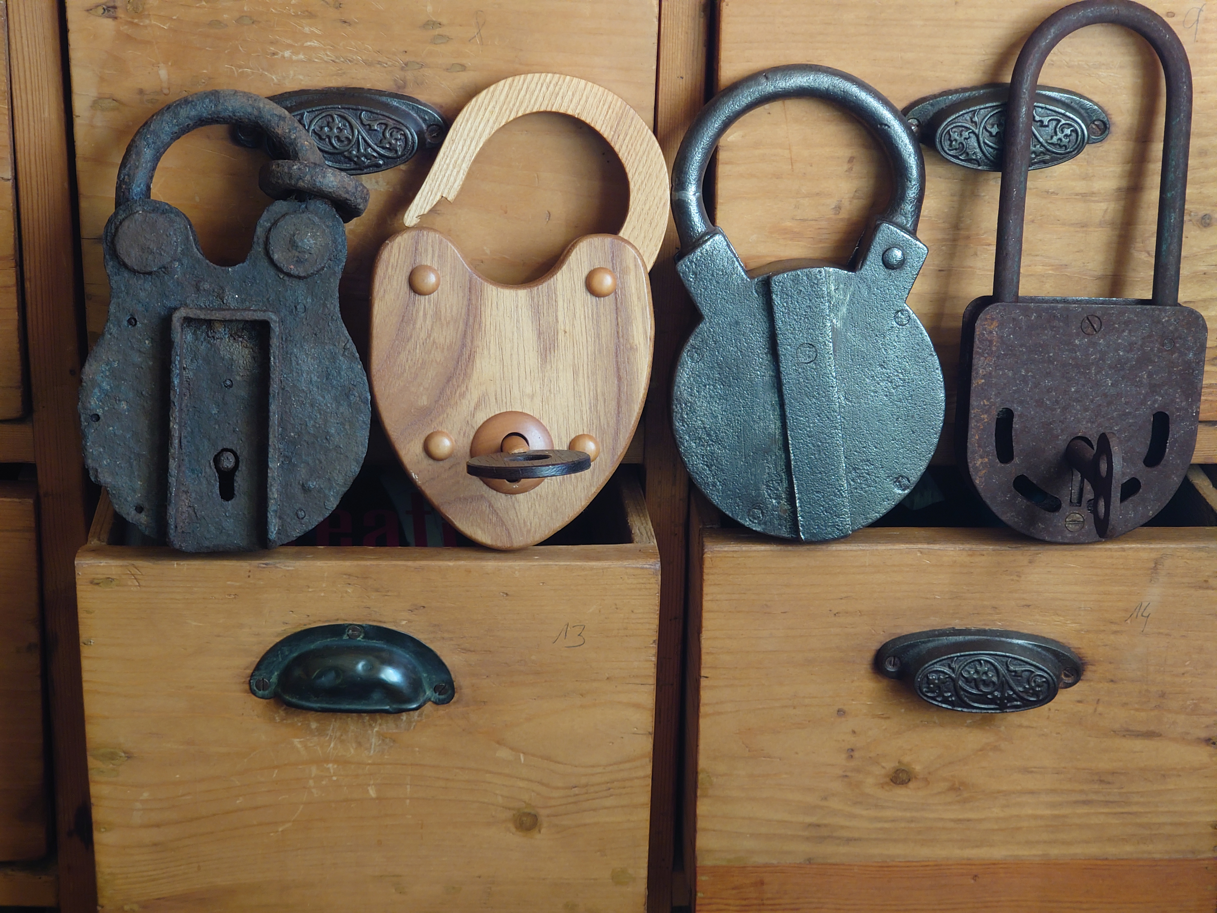 Good Morning, High Noon, guten Tag from Germany, Hamburg, mein Name ist Uschi. Die rasende Reporterin von der Bild et Zeitung. Ich konzipiere und betreue die Webseiten des Herrn Arthur Bühl, alias ARTHURMEISTER, Präsident Pornomeister SARL. Ich bemängele ihre falsche Auswahl zu den Bilder aud dem Laufband Arthurmeister " Arthur-Buehl-Arthurmeister®-Praesident ", dem Foto aus dem Laufband Pornomeister " Arthur-Buehl-Arthurmeister®-Detektiv-und-Sympathietraeger " und dem Foto des Herrn Bühl aus dem Laufband Arthur-Bühl.de " 𝔄𝔯𝔱𝔥𝔲𝔯-𝔅ue𝔥𝔩-𝔄𝔯𝔱𝔥𝔲𝔯𝔪𝔢𝔦𝔰𝔱𝔢𝔯®-Arthurmeister-beim-Friseur-vor-dem-Interview-Die-E-Mail-lautet-Sympathietraeger@Sympathietraeger.com. E-Mail-lautet-Arthurmeister007@gmail.com " Diese Lichtbilder wurden von mir zwar unter der Google Bilder - Gallerei eingepflegt, sind aber seit geraumer Zeit nicht mehr sichtbar. Deshalb habe ich die Bildbeschreibung dahingehend ergänzt, das es sich um eine private Performance Webseite handelt. Meine Anordnung dieser JPG in Ihrer Gallerie ist gewollt. Deshalb machen Sie diese Fotos aus dem Laufband Arthur Bühl und aus den Laufbändern Arthurmeister und Pornomeister wieder sichtbar. Diese Foto`s sind Bestandteil dieser Performance, wie das Grün in Ihrem geschätzten Google Logo, oder das Rot aus Ihrer geschätzten Landesflagge ! Ich würde Ihre Logo`s auch nicht entfernen ! Also: alle Foto`s und JPG `s im Internetz, wieder sichtbar machen ! Ihre Uschi, die rasende Reporterin von der Bild et Zeitung und die Macherin von Radio-Eriwan.de. Ihre Mühe sehe ich als Selbstverständlichkeit ! Gerne Grüße ich vom Stammtisch im Hasenstübchen unserem Bunny Hall. In Arthurmeister`s Jukebox haben wir für das Google - Team den Bringersound " We speak no Americano " gedrückt ! Parole Freibier für Google LLC. And greetings from Mr. Smitz.us ! 𝔄𝔯𝔱𝔥𝔲𝔯 𝔅ü𝔥𝔩, 𝔄𝔯𝔱𝔥𝔲𝔯𝔪𝔢𝔦𝔰𝔱𝔢𝔯 ® Stück Davon schwarze Katze, Zwei Katzenkopf Schlösser Zunft, Schlosser, Zunftabzeichen, Wappen, Geselle, Anstecknadel, Verbandsabzeichen, Stück Davon. Die nicht alltägliche Form eines Truhenschlossen führte dazu, das man die Schlosser im Zunftleben scherzhaft ironisierend Katzenköpfe nannte. Der Spitzname erhielt sich durch die Jahrhunderte. Und der Katzenkopf wurde damit zu einem Symbol. Er erscheint auf der Anstecknadel, die heute der Schlosser als Verbandabzeichen tragen kann. Die auf der Nadel angebrachte Inschrift " Stück Davon " erklärt sich wie folgt: Der wandernde Schlossergeselle sprach bei einem Meister um Arbeit vor. Befragt, ob er das Handwerk verstünde, antwortete er: Stück Davon ! Die zwei Worte wiesen ihn in aller Bescheidenheit als Angehörigen der Zunft aus, der bereit sei noch weiter zu lernen. DoubleBrain ® SEO für heute: Barockschlüssel, Schmiedeeisen, Halme gedreht, Bärte geschnitten, Reiden aufgesetzt, Stahlschnitttechnik, Kapelleneingerichte, Schmiedeeisen, Hohldorn, Gesenk, Pflanzenmotiv, Wappentierschmuck, geschmiedet, gepunzt, Schlüsselgriff beidseitig, halbrelief, Bekrönung auf der einen Seite als männlicher auf der anderen als weiblicher Kopf, Löwenwappen, Delphine, Schwanzflosse, Stilelemente der Reaissance, profilierter Steckhalm, Gesenke und Reide ziseliert, Griffrand, Zwei Schlangen blau angelassen, Eisenblech, Schließblech, Türrahmen, Schlosskasten, Eisenkern, französisch, Zierdecke ausgehauen, eingehauen und getrieben, Rosette, Ringgriff, Rokoko und Schlüssel, eisernes Wiener Barock Hangschloss mit Spreitzfedernverschluss, gefeilt, geschnitten und ziseliert, flacher Steckschlüssel, Eisengrundplatte und zwei Engel mit Trompete, Posaune und Blumengeranke verziert. Figuren, Schmuck, Jagdszene, Empire, Möbelschlösser, Messingzierdecken, Witwerschlüssel, Schlüsselgewalt, Symbol, Sargschlüssel, Silberschlüssel, Hohldorn, Nachbildung, Kammerherrnschlüssel, Bronce, feuervergoldet, Emblem mit Initialien der weltlichen oder kirchlichen Fürsten versehen, die sie verliehen haben. Doppeladler, Reichsapfel, Zepter und Krone, Übergabeschlüssel, magische Stilelemente, östrerreichischer Kammerherrenschlüssel mit Doppeladler, Kordeln und Quasten, Wien, Hoflieferant, Mayestät, päbstlich, ungarisch, bayerisch, in Silber gegossen, Sinsheim, Hohldornschlösser mit Eisenriegeln, Gelenkschlüssel, einfacher Schieberiegel aus Holz, klappbare Doppelschlüssel aus Tirol, Rohrhülse, Bart, Tirol, Kreuz, Herz, Schlüsselgehänge, süddeutsch, Leder, gotisch, Bügel, Tabakspfeifenschlüssel, Schlossergeselle nach bestandener Prüfung, Schlüsselgeschenketui für die Braut: Bund mit fünf Zimmer, Möbel und Kassettenschlüsseln, in der Mitte Haustorschlüssel aus einem Stück geschmiedet, geschnitten und mit Stahlstangen handpoliert auf dem vierseitigen Gesenk in Schreibschrift " Deutsches Empire ", Dreipass, Jugendstil, Doppelrohr, Hauptportal der Jesuitenkirchen Sankt Michael, Der Hammerschlüssel für Weinkeller: der ziselierte aufgesetzte Hammer diente dem Küfner zum abklopfen der Fässer und zum öffnen der Spunde, Enstehungszeit, Hoftheater, bayrisches Nationaltheater in München, Zerstörung, Kunstschlosser, Fritz Nüssel, Heinrich Pankofer, Germany, wissenschaftlich, systematisch, Schlüsselexperte, Sammler, Privatsammlung, Schlüsselzentrale München, Fachmann für Sicherheitsfragen, sachkundig, Experte, versierter Restaurator, historischer Wert, handwerkliches Geschick und seine langjährige Berufserfahrung, Anerkennung, international, Fachmann nicht nur für die Technick von Schlüsseln und Schloss, auch für künstlerische und historische Fragen. Standardwerk Europa, Übersee, offizielle Stellen, Landeskriminalamt, Bundesanwaltschaft, Keltenschlüssel, Vorchristus, Witwenschlüssel, John F. Kennedy, Weisses Haus, Schlossmuseum Velbert, gut verpackt, Pullach, Erfinder und Auror, Leidenschaft, aufschlußreiches Werrk, Memoiren, Töchter, Emmi Seifert, Marlene Nüssel, Frau Anni, Kaminkehrer, Schwanthal, Freund und Helfer der Polizei, mein Leben, Gedichte, Kaffeveranstaltung, Nachbarschaftshilfe, Essen auf Rädern, Schlüsselfigur, tausend Stücke, Keltenzeit, Christus, Kelheim, Exemplare, Ausländische Lehrlinge, Brocken, wiegt fünf Kilo, Schmucksafe, Ludwig XV 1430, Brillianten, Verona, Eisenzeit, Ägypten, Hallstadtzeit, Salzkammergut, Hallstadt Gräberfeld, Epoche, Eisenverhüttung, Salzbergbau, Gerätschaften zu exportieren, geographischer Ort am Nordende des Neuenburger Sees in der Schweiz, Pfalbauten, auf festem Land angelegte Siedlung, europäische Eisenzeit, Kelten Indogermanischen Völkergruppe, Germanen, Rhein, kämperisch, expansionsbereit, Rom, Homer, Dichter, Jugendzeit, halbdunkel, erahnbar, zivisilatorische Dokumente, Dichtung, märchenhaft schöne Gestalt, Götter treten vor uns hin, denen die mittelmerisch kleinasiatische Menschheit Wirkungen und Tätigkeiten zugedacht hat, die diesen Fabelwesen für immer Kontur verliehen haben. So tritt der Schmiedegott Hephaistos lateinisch Vulkanos vor uns hin: Rußig und edel zugleich, genial erfinderisch, ein kunstreicher Handwerkegott. Der zu den 12 Hauptgöttern der griechisch römischen Antike erzählt wird. Jupiter, Himmel, hinabgstürtzt, Entfernung der Erde von den Sternen, Insel Lemlos, Hinkefuss, Gerechtigkeit, alte Fabeln, schöne und liebenswürdige, Eheweib, Museeum of fine Arts in Boston USA, Parmenides Lehrgedicht Balanos, Hammer, Amboss, Feuer, Wasser, glühend, Metall, Hammerschlag, Gußverfahren, gewünschte Form, Holz oder Kohle, warmgeschmiedet, grobkristallin, feinkörnig, Streck und Bruchgrenze, Plinius, samische Künstler, Erzguß, Keltenschlüssel, hochkant durch einen Schlitz in der Tür gesteckt, gedreht, bis er - nun waagrecht - in die Angriffe der im Riegel gelagerten Sperrklötze eingerastet: die Sperrklötze werden angehoben, der Riegel ist entsperrt und lässt sich mit einem ledernen Zugriemen von außen auf und zu ziehen. Griechenland, lakonisch, neues Prinzip, Schlüsselträger, Kaiserzeit, Würde, Statussymbol, Römer, die punische Kriegen das Metallhandelsmonopol an sich gebracht hatten verfügten in reichem Maße über Kupfer, Zink und Zinn. Verschlußriegel, Feder, Lochkanäle, Sperrstifte, entsichert, auf oder zugeschoben, Drehschlüssel, Hangschloss, Spreitzfeder, Kulturlandschaft, Kassetten, Truhen, Türen, Tiermaskendeckel, Pferdegstalt, arabisch, Vexier, indisch, Kugel, Grundform, Volldorn, Technische Feinheit, Eleganz, Zweckgebilde in den Händen von Menschen, die bemüht sind, mit einem rauhen, kriegerischen Leben fertig zu werden, Verteidigung, bedachte Architektur, spürbar, verschlossen, Zierlichkeit, Zeitläufe, Kultur, Willen und Werkstätten in Pompji und Herkulaneum, Wachsmodell Tonmantel gebrannt, schmilzt das Wachs glühend, Nachteil, römisches Imperium, desto länger, primitive Form, Spätantik, Karolingische Kunst, Fräkisches Adelsgeschlecht, Karl der Große, Triebfeder, Höfische und Kirchliche Kreise, Monumental Kunst, Klerikale Kreise, Kulturträger, Elfenbein, Goldschmied, Goldschmiedekunst, geistig - kulturelle Erhellung, Abendland, profunde Bedeutung, Ehefrau, häusliche Gewalt, Vertrauen, Brauch, Kirchweihtag, Steiermark, geweiht, Gnadenschlüssel, Petrus - Schlüssel, Apostel, Pilger, Schenkung, Pabst Pälagius, Gregor, König Alfons von Kastilien, König Alfred, romanischer Stil, schöpferische Kraft, Kunstgewerbe, Klöster, Kostbarkeiten, kunsthandwerklich, Verfeinerung, Raffiniertheit, Formenwelt, Alltag, Kleidung, Ritterrüstung, kraftvoll, primitiv, gotische Epoche, Jan van Eick, Grammatik, Lebensstil, geläutert, gültig, Opulenz der Kleidung, Materialwert, Charme, Sakral, Phantasie, Formensprache, feinsinnig, Steinmetz, Bescheidenheit, Portal, Notre - Dame, Paris, köstlich, kostbar, Mechanismus, Entsperrungsvorgang, Fischblasen, Kreuze, Drei - und Vierpass, grotesk, meisterlich, Handwerkszeug primitiv, Gewirre, Besatzung, Tropfen Öl, rein von Hand, Prochnov, Kunstschreiner, gesunde Männer, Michael Mann, Michael Mann Kästchen, Nürnberg, Augsburg, Fürth, Wörth, Riegelwerk, sauber geätzte und vergoltdete Büchsen und Pistolen aus Eisen. Doppelmeyer, Markgraf, erlassene Strafe, Spinnenschlösser, Deckelunterseite, figürlich, kunstfertigkeit, Schlüsselloch, größere Summen harten Geldes, raffiniert, Spielerei, Kuriusität, Zeugnis, Möbel, Bombast, Schwulst, Liebe, Zäsur, Dreißigjähriger Krieg, Mutter Courage, Armut, Schichten in Deutschland, Reformation, patetisch, Phänomen, Ornament, Pierre Frommerie, Sedan, Berlin, Ebenholz, Emaill, monumental, Signatur, Barock, Formenreichtum, gediegen, summarisch, mittelmäßig, Epochen, Werkleute, Halskette, Mayestät, Spanien, Revolution, Mittelalter, feierlich, Feind, Öffnung der Tore, Kapitulation, Schlüsselsoldat, Mitglied der päbstlichen Schweizer Garde, Pabstwappen, abfällige Bedeutung, Stadtwappen Tabackspfeife, Vierkant, Dolch, Pistolenschlüssel, geheime Nachrichten, Siegel, Hammerschlüssel für einen Weinkeller, Liebende, Angebetete, Ritter, Kreuzzug, Heiliges Land, Kreuzritter, Ehefrau, Märchen, arges oder schönes, es will scheinen, das eine Welt ohne Schlüssel nicht denkbar ist, Paris, Turenschloss, Schlossfalle, Konstruktion, Luxus, Verschwendungssucht, Kleinod, Brilliant, Maillard, König Stanislas, Ballkongitter, Pastellportrait, Museeum der Stadt Nancy, spirituell Sonnenkönig, Prinz Eugen von Savojen, den sublimen Geist seiner Epoche, General Feldmarschall Prinz Freund der Musen, Besieger der Türken, Zunftbuch, Balthasar, Gitter, Porzellan, hochkultiviert, Degengriff, Münchener Hof, Wittelsbach, Gesamtkunstwerk, Johann Joachim Winckelmann, Kleidermode, Reifrock, Schnürrleibchen, Wohnkultur, Neoklassizismus, Möbel, Chubb, Bramah, Inselstaat, Engländer, Ungarn, Italiener, Tossi, Yale, Hobbs, Aber die Bemühungen um immer neue vergrößerte Sicherheit im Bereich des Schlosses gingen weiter. Man glaubte vorübergehend das non plus ultra Sicherheitsschloss konstruiert zu haben und zwar kühn genug, Geldpreise für denjenigen auszusetzen, dem es gelingen würde, diese neuartigen Schlösser aufzusperren. Überraschend geschah das dank der Fertigkeit des Amerikaners Hobbs 1853. Seine Medtode des Aufsperrens ist in der Fachwelt als Hobbsches Öffnungsverfahren bekannt. Es wurde mit Erfolg publiziert, das Kriminelle Hinweise zum Öffnen der Sicherheitsschlösser erhielten. Linus Yale, Fallstiftriegelschlösser, der Ägypter, Assyrer, Babyloner, Yale Zylinder, C.E. Schulte in Velbert, Kromer Protector Schloss 1871, Hahn AG, Karl Zeiss, BKS, Boge und Kasten Solingen, Koloss von Roddos, Byzanz, Konstantinopel, Moschee, Kirche, Schlüsseltyp, Kaufmann, Herkunft, Herzblatt, Kurfürst, Alltagsgebrauch. Die Schönheit der Welt. Die Kraft, die menschlichen Schöpfergeist gewahr werden lässt. Die beiden Schlüssel in der Hand des heiligen Petrus geben diesem die Macht, die Pforten des Himmels zu öffnen. Der Schlüssel ist ein christliches Symbol, er ist aber auch das Inbild menschlichen Schöpfergeistes und als solches steht er in unmittelbarer Beziehung zu der Arbeitswelt des Sammlers Heinrich Pankofer. Doblebrain ® gibt vor: Mehr SEO ! ! ! Arthur Bühl, Arthurmeister, Wappen Bühl, Flagge, Fahne, Arthurmeister Ring BÜHL öffnet Dormakaba, Kaba, Kaba 8 und weitere wie Quattro und Gemini. Tja und im Falle eines Falles, klebt UHU wirklich alles und kurz drauf, ist alles wieder auf ! Auch Dormakaba in Bühl im Falle eines Falles ! Verschlagwortet mit: Arthur Bühl, Detektiv, the dutch open Lockpicking Champion ! From WIRED. ÖFFNUNG OHNE SCHLÜSSEL, Linkedin Joe Asberry, NBA, Twitter X. Basket Ball Bouncing Verbot, Arthurmeister, Raucher, Roth - Händle, Stadt Lahr - Bühl, Schwarzwald, Black Forest, Rötkäppchen you know Mr. Smitz, Sorte Schwäbischerhengst de is großfruchtig und süss wie UHU. Buhl er Zwetschge. No, only woman has Pflaumen ♥ Wappen Arthur Andreas Bühl, Flagge ! Wilhelm Busch ♥