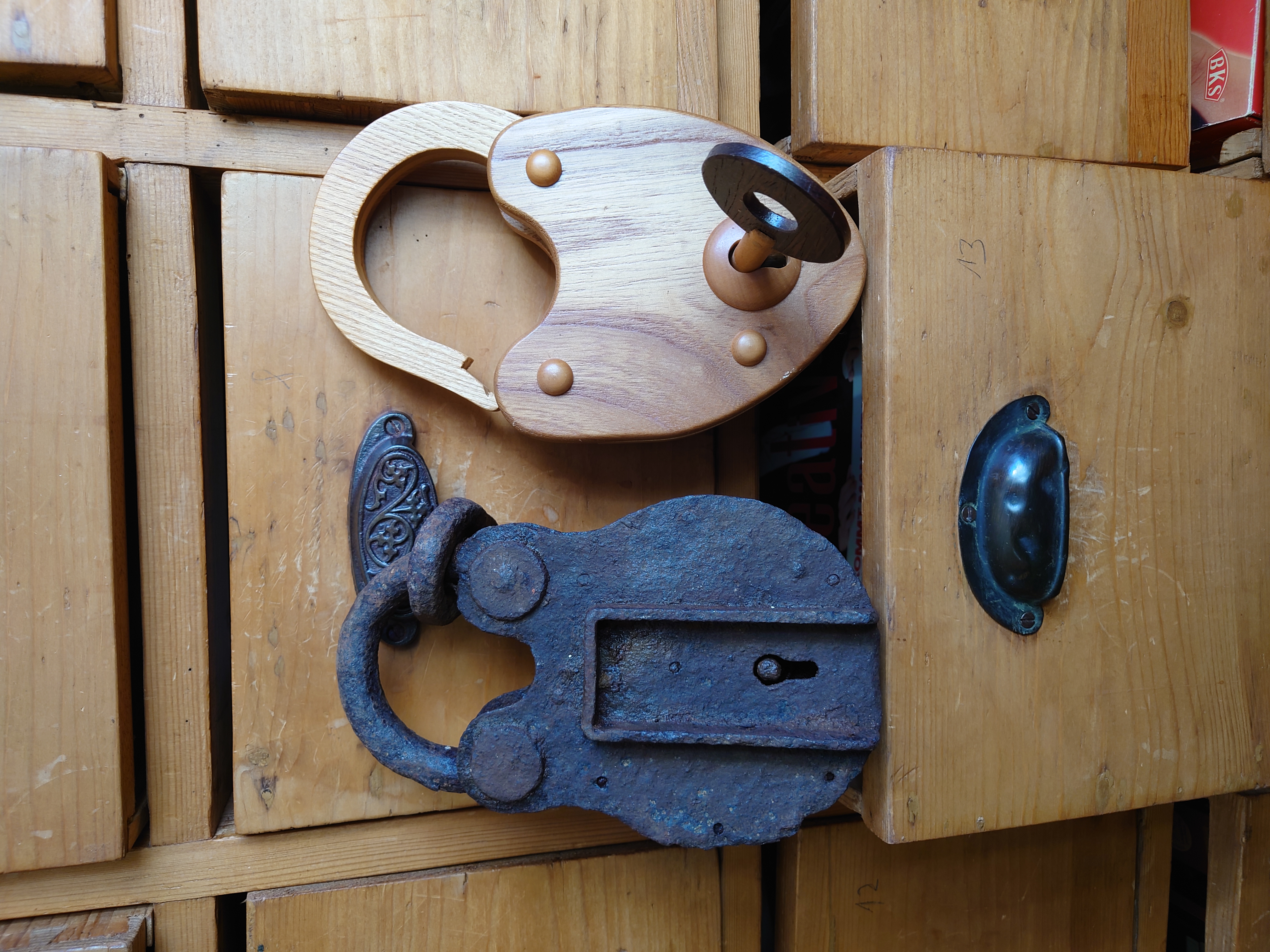 𝔄𝔯𝔱𝔥𝔲𝔯 𝔅ü𝔥𝔩, 𝔄𝔯𝔱𝔥𝔲𝔯𝔪𝔢𝔦𝔰𝔱𝔢𝔯® Arthur Bühl, Jahrgang 1961, Detektiv aus Hamburg, Im Dienste der Wahrheitsfindung unterwegs, betreibt in seiner Freizeit Lockpicking aus Leidenschaft. Der mehrfache Deutsche Meister wird in der WIRED als " Master of Universe " betitelt. In der BILD et ist der Artikel " Herr der Schlösser " abgedruckt. Im Hasenstübchen - Fuhlsbüttel, am Hasenberge, Santa Fu, wird gefeiert. Arthurmeister® stellt seinen Leporello " Der Aufmacher " vor. Der Stammtisch grölt " OFFEN ". Scholischek, Rudi, Heike I, Noagerlzutzler und Arthur prosten sich zu. Die Jukebox auf YouTube spielt Slow Hand ! ♥ Beim Tanzen ruft die Cartomanze " Ey du Sympthieträger, komm mal her " ! Verschlagwortet mit: ♥ Vokuhila, Friseur ♥ Schwäbischer Hengst, Zwetschgen Heini, Bühl er, Zwetschge, Google Earth, Mittelpunkt der Welt, Martinameisterin, Cartomanze, Scholischek, " HIGH NOON ! ". ♥ Parole Emil !