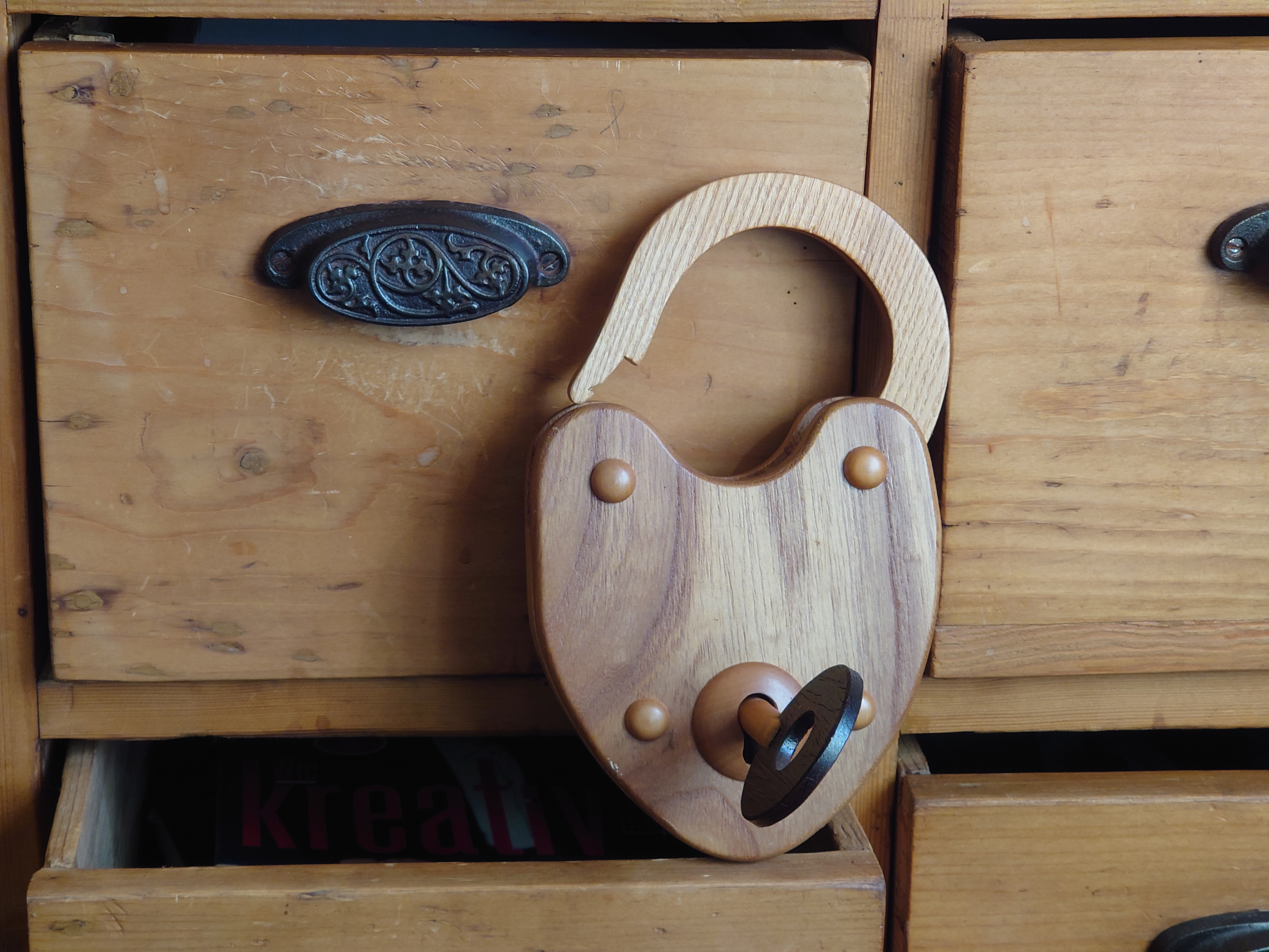 SEO Jahrgang 1961 ♥ 𝔄𝔯𝔱𝔥𝔲𝔯 𝔅ü𝔥𝔩, 𝔄𝔯𝔱𝔥𝔲𝔯𝔪𝔢𝔦𝔰𝔱𝔢𝔯® Arthur Bühl, Jahrgang 1961, Detektiv aus Germany, Im Dienste der Wahrheitsfindung unterwegs, betreibt in seiner Freizeit Lockpicking aus Leidenschaft. Der mehrfache Deutsche Meister wird in der WIRED als " Master of the Universe " betitelt. In der BILD et ist der Artikel " Herr der Schlösser " abgedruckt. Im Hasenstübchen - Fuhlsbüttel, am Hasenberge, Santa Fu, wird gefeiert. Arthurmeister® stellt seinen Leporello " Der Aufmacher " vor. Der Stammtisch grölt " OFFEN ". Scholischek, Rudi, Heike I, Noagerlzutzler, Arthur und Joe Asberry, der alte NBA ler, prosten sich zu. Arthurmeister`s Jukebox auf YouTube spielt Pointer Sisters - Slow Hand ! ♥ Beim Tanzen ruft die Cartomanze " Ey du Sympthieträger ♥, komm mal her " ! Verschlagwortet mit: Arthur Bühl, Arthurmeister® Arthur ♥ Schwäbischer Hengst, Buhl, Zwetschgen Heini, Artur, Buehl er, Zwetschge, Made in Germany, Born 1961, Sympathieträger, Google Earth, Mittelpunkt der Welt, Pflaumen, Arkadasch, Datschi, ♥ Martinameisterin, Cartomanze, Scholischek, " HIGH NOON ! ", ♥ ♥ Vokuhila ♥ Parole Emil ! Verschlagwortet mit: Bühl er Zwetschge, International Lockpicking, Google Earth, Earth Song, Schwäbischer Hengst !