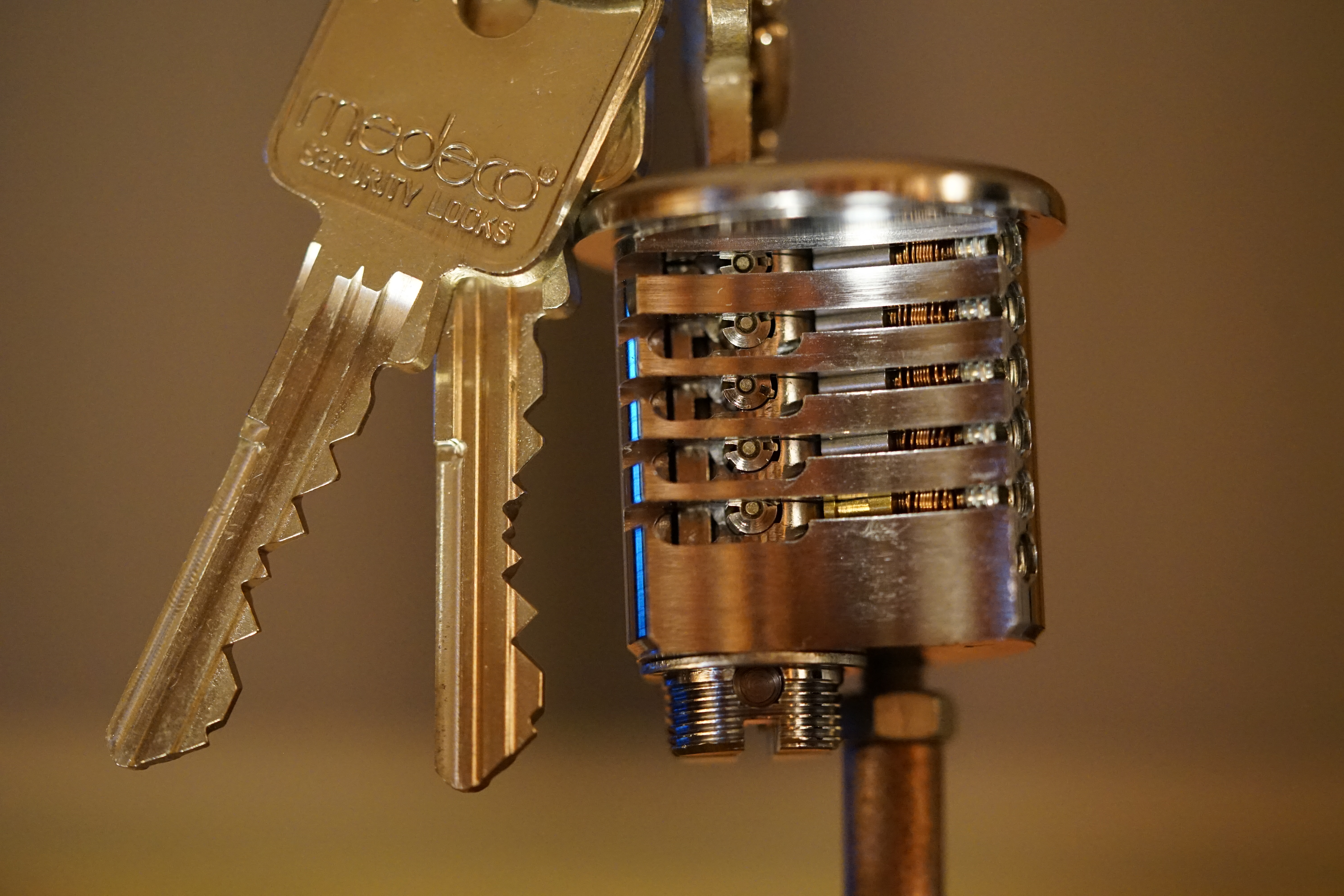 Arthur Bühl, Arthurmeister ®,Lockpickerherz ® Schlossherz ®, Pornomeister ®, neuer SEO Text für 2025 12.00 Mittags im Hasenstübchen. Basketball Bouncing Joe Asberry schreit: Prost ! Die Glocke kingelt ! In Arthurmeister`s Jukebox im Hasenstübchen spielt: Slow Hand von den Pointer Sisters. Ferrari Rudi sitzt am Tresen. Anstatt Helbing trinkt er heute Underberg. Pelle und Heike I machen Stößchen. Justamente klingelt das Telefonino. Der Hannenberger lacht zu Bouncing Joe Asberry: Ich wette mit Dir: Da ruft unser Freund Mr. Smitz vom Playboy an. Arthurmeister geh endlich ran. Die Glocke klingelt. Yes Mr. Smitz, yes, yes Mr. Smitz. Yes great, you know. Yes, yes we have a Party. Yes, yes. Ja: Angela Merkel, die kennen wir. You know: " Bundeskanzlerin ". Giovanni ruft: Bella Donna: Signora Merkel is the CEO of the world. Yes, Yes Mr. Smitz, i will look about her Memoiren. Oh Mr. Smitz ? Her Biographie with her Signature ? OH, Mr. Smitz mit Widmung ? Das wird nicht einfach ! no easy, you know ! Da muß die Glocke aber ein ganzes Wochenende läuten. Prost. Helbing. Yes Mr. Smitz, hands on the heard, you know, difficult ! Arkadasch !!! Smitz U.S.A. braucht die Memoiren von Angela Merkel signiert mit dem Text: Für Mr. Smitz from the Playboy ! Also pass auf: Dein Schwippschwager ist doch Aufsteller bei der Messe. Ja, Buchmesse. Dort hält die Merkel eine Autogrammstunde. Der soll sich dort anstellen mit seinen Kumpani. Ja, der Smitz läßt hier die Glocke läuten. Das gesamte Wochenende. Hannenberger gibt das Passwort: Freibier, Freibier ! Die Glocke läutet jetzt: Helbing ! In Arthurmeister`s Jukebox spielt: The Tramps - Disco Inferno - Orginal Longversion Tony Mendes ! Basketball Bouncing Joe swingt mit dem Kopf mit. Jetzt meint Arkadasch: Oh meine Kumpani trauen sich nicht zu Dr. Angela Merkel. Die haben Angst vor Ihr. Kein Autogramm heißt kein Freibier. Droschkendieter !! Du fährst jetzt zur Buchhandlung, holst drei Biographien von der ollen Merkel, fährst weiter zum Kujau ! Ja, der hat dem Heinemann vom Stern, Hamburg, gefälschte Tagebücher verkauft. Der soll dir in ein Exemplar die Unterschrift der Merkel und die Widmung reinmalen. Sag ihm viele Grüße vom Arthurmeister und Parole Freibier, Freibier ! Dann malt der es dir sofort. Der kann das freudigst. Und sag ihm, das sei für Smitz, Amerika. Aber diesmal soll er keine rosa Tinte verwenden. Dann kommst du wieder her und wir alle unterschreiben das zweite, dann fährst du geschwind rüber nach Fuhlsbüttel, drängelst dich am Luftfrachtschalter vor, läßt die Bücher verpacken und paßt auch auf, das die auch tatsächlich im nächsten Flieger in die U.S.A. reisen. Dann hat er die Bücher, quasi wenn der Flieger landet. Sag denen: Parole: Freibier, Freibier ! Arthur und wozu das dritte Buch ? Du Depp, wenn beim unterschreiben vom zweiten Buch einer draufkotzt oder ein Brandloch reinmacht dann haben wir Ersatz ! Und diesen legen wir dann hinter den Tresen ins Regal und tuen so als hätten wir es gelesen. Es reicht das wir Frau Bundeskanzlerin mit guten, besoffenen, nicht ausgeklügelten, dummen, peinlichen Ratschlägen beraten haben ! Punkt. In Arthurmeister´s Jukebox spielt: Lady von Kenny Rogers. Sir Waschi hat gleich CHARLIE RICH - The most Beautifull Girl in The World, gedrückt. Die Stimmung ist gut. In der Jukebox spielt mittlerweile Aloe Blanc - I need a Dollar. Die Stimmung ist fantastisch ! Jetzt steigert sich die Stimmnung noch als der Nachläufer Roberto Blanco - Caramba, Caracho ein Whiskey, Carambo Caracho ein Gin, verflucht Sacrcameto Dolores und alles ist wieder hin ! In Rio de Janeiro… drückt. Der Noagerlzutzler drückt Roberto Blanco - Der Puppenspieler von Mexico und räumt Gläser ab. Hannenberger reicht schon einmal den Himmelsschlüssel ! Schwerti fragt: Mastertouch und wenn der Dir auf die Schliche kommt ? Du Depp, was glaubst du wenn der erfährt, daß er einen orginalen Kujau, dem Tagebuchfälscher hat, dann läuft der durch Beverly Hills und gibt damit bei jedem an, als sei er The Greatest. Und Du weißt: Die Schriftsachverständigen vom Stern oder von der Bild et und der Heinemann brauchten Monate bis sie diesen Betrug mit dem Verkauf der Tagebücher erkannt haben. In Arthurmeister`s Jukebox spielt: Calvin Harris & Sam Smith: Promises ! und es wird mitgesungen. Das Droschkendieter dann doch nur beim Papierfuzzy im Copy Shop neben an war ? weil der Kujau besoffen war ? Quatsch, kalter Kaffee, der Smitz verhöckert das Buch an Rockefeller. Was glaubst du, warum die Parole Freibier Freibier lautet ? Wir sind hier nicht bei der Wohlfahrt. Ferrari Rudi macht Ralala: Sonntag ist Formel I in Indianapolis. Denkt dran: High Noon ist dann morgens 07.00 Uhr. Die Glocke läutet ununterbrochen. Freibier, Freibier, Freibier, Parole Freibier. Let Michael pass for the Championship ! Das gesamte Hasenstübchen tanzt und platzt aus allen Nähten. In der Jukebox spielt James Last und Orchester: T.S.O.P The Top Sound of Philadelphia ! Prost, Prosit und Stößchen ! Der Hannenberger sieht zufrieden aus. Taged with: Bühler Zwetschge, Bühl Wappen, Zwetschgenhengst, Zwetschgenfest, Meister, Arthur Andreas Bühl, Privatdetektiv. Arthurmeister007@gmail.com