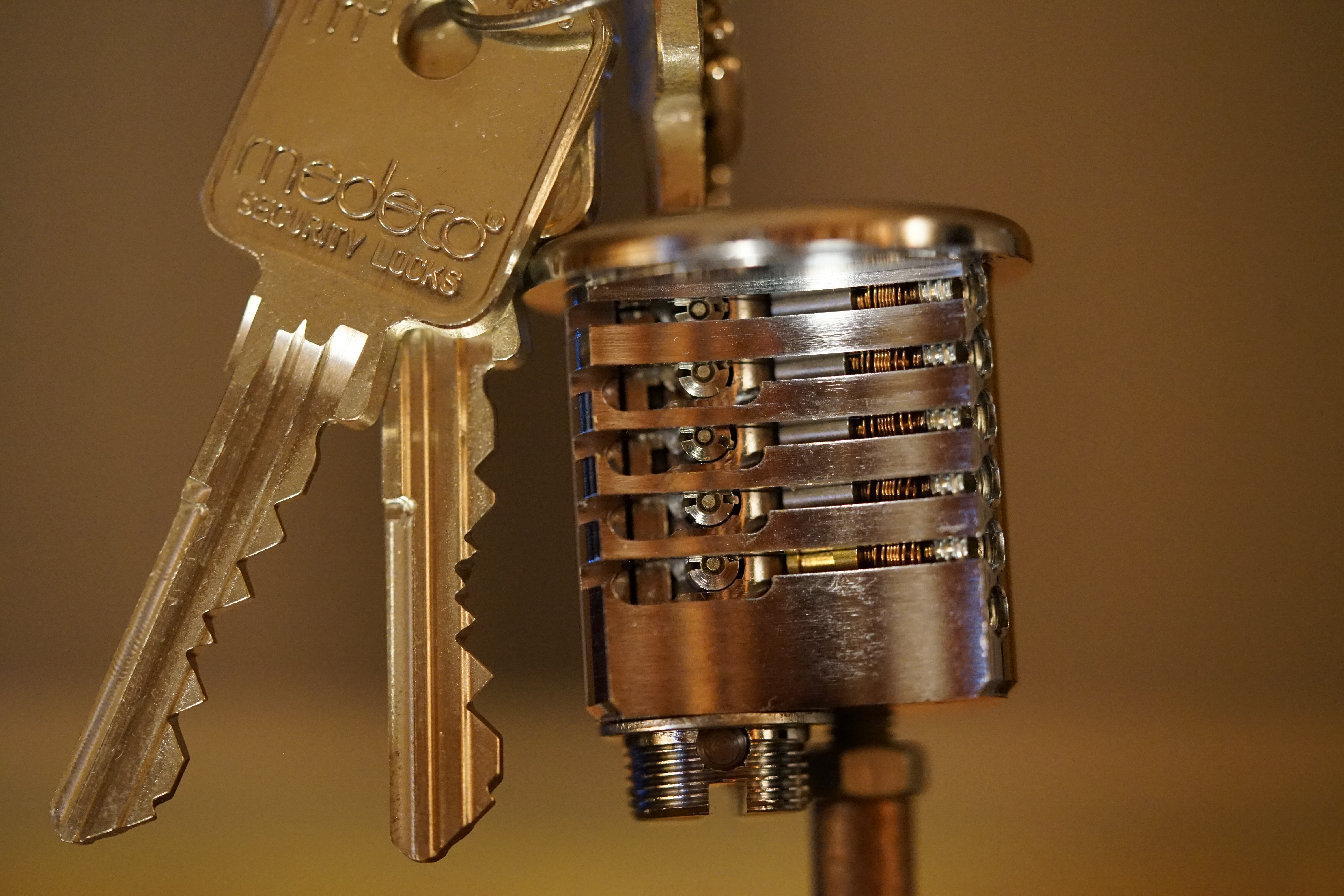 Bühl. Arthur Bühl. Der Sympathieträger ist in Stuttgart, Baden - Württemberg geboren. Der Detektiv lebt in HAM. H1 Text der SEO schreibt: 𝔄𝔯𝔱𝔥𝔲𝔯 𝔅ü𝔥𝔩, 𝔄𝔯𝔱𝔥𝔲𝔯𝔪𝔢𝔦𝔰𝔱𝔢𝔯® Bühl, Arthur, Jahrgang 1961, Made in Germany, Detektiv or Private Investigator how Mr. Smitz from the PLAYBOY, Beverly Hills, say`s. Yes Mr. Smitz i will send you the Photo Arthurmeister`s F 1, Jacket for your LeporelloUS. to your E - Mail Mr.Smitz@Mr.Smitz.us. Ok, Mr. Smitz. Mr. Smitz do you know what Google Earth is ? Take BÜHL Arthur, only by Google Earth, you know ? have done it ? Yes Google will show you my Panel superfast. Cool, Arthurmeister, cool. Yes Mr. Smitz, this can i do for you too ! Yes with SEO. Yes, yes, i have Arkadasch erklärt, sein Erikli pasta is not so genial. Der beste Zwetschgenkuchen, you know plum tart, is from the Stadt Bühl. Not laughing in the USA. Bühl is a City like my Name. And the People in this City called it: Zwetschgendatschi ! you know. This is the world best plumcake. Yes Datschi. Yes, Stadt Bühl is near Baden - Baden, the Casino, you know ! Yes. Baden-Württemberg. You must know there is since 1927 the traditionell Zwetschgenfest. And there ist the Zwetschgenkönigin ! Mr. Smitz, my Ur Ur Ur Ur Grandfather is born in Bühl. My Great Grand Grand Mother where also born in the town Bühl. Their profession was Zwetschgenpicker. Not Lockpicker, Zwetschgen / Plum Picker. And Rüttler. Oh, really ! Yes, Yes. And since this time the name of the family Bühl from the Stadt Bühl is: Yes you know - Buehl. Yes i will give Greetings from you to Mrs. Friede Springer from the Newspaper BILD et. Yes, the Elbphilharmonie is in Betrieb. OH, Mr. Smitz, greeting´s to you from Joe Asbbery, NBA, you know. Tomorrow we will meet us in the Hasenstübchen, our Rabbit Hall. For Lockpicking und Beer. Call you. Parole Emil ! In der Vitrine von Arthur Bühl, Arthurmeister® sind Schlösser, Padlocks, von HKR, ABUS, Binoxx BUGA, BKS, CES, DOM, EVVA, FEFI, Assa Abloy, Z Ikon, Kaba, Keso, ASSA, Winkhaus, Wilka, Trelock, Schmelting, Bode Panzer, Comet, Ancor Las, Drumm Geminy, Xylock, EMKA, SEA, Medeco, Mul-T-Lock, Cut away, ABUS Granit, Pfaffenhain, E*S, ESS, Nemef, BAB, Babelsberg, Stasi, Diskus, WMF, Tesa, Noch, Vachette, Cisa, Wally, Rielda, Mottura, Viro, FAI, GeGe, K + K, Fichet, Bode Panzer, Tresor, Bramah, Protector, Braun`s Patent, Walomatus, Arolds, Combination Lock, Yale, Master, American Lock, Tubular, China, Indien, Aligarh, Nepal, Thailand, Zahlenschlösser, Himmelsschlüssel und noch vieles mehr, vorhanden. Alle Schliesszylinder sind Übungsmaterial für das Lockpicking. Schlagschlüssel und so vieles mehr, sind auch dabei. Auch der Sputnik. Verschlagwortet mit: ♥ Vokuhila, Friseur ♥ Schwäbischer Hengst, Zwetschgen Heini, Bühl er, Zwetschge, Google Earth, Mittelpunkt der Welt, Martinameisterin, Cartomanze, Scholischek, " HIGH NOON ! ". ♥ Parole Emil ! Arthurmeister007@gmail.com https://media.wired.com/photos/59323075b8eb31692072e0db/master/w_1600,c_limit/arthur-buhl.jpg 10.30 Uhr, High Noon im Hasenstübchen. Herr Arthur A. Bühl betritt das Hasenstübchen. Alle sind da. Martina, Heike II, Bouncing Joe Asberry und Schwerti sitzen am Stammtisch. Moin Arthurmeister, du alter einarmiger ®. Am Tresen sitzen Brilli - Ralf, Behördenmanni, Roswitha von Freitag, noch, Schneiderheinze und Schlosserklaus mit Heike I, Formel 1 Rudi, Boogie, Sir Waschi und der Gelenkbusfuzzy. Ganz hinten im Eck sitzen noch der HSV Ute, BMW Dedl und der Malermeister " Och ". Am Nebentisch stehen der Nachläufer, der Noagerlzuzzler, der Scholischek, der Stasi Meier mit seinem Freund Strigoy. Aus dem Hinterzimmer sind der Zigeunerschorsch, Giovanni, Lupo der alte Schmierlappen, Pino Frank, Maxam, auch ein deutscher Meister im Lockpicking, Ingo der Wirt von der Oberalster und Sammy der Wirt aus dem Dithmarscher, Schlüsselmichi und der Tschi, lautstark zu hören. In Arthurmeister`s Jukebox spielt " Slow Hand " von den Pointer Sisters. Hannenberger fragt: wie immer ! Arkadasch kommt vom Pissoir und schreit: Arthurmeister, du alter Sympathieträger und Aufmacher, mein alter Freund: wo hast Du denn den einarmigen ® her ? Sag es mir schnell ! Der Automatenpeter gibt eine Lokalrunde nach der anderen ! Er hat am einarmigen Banditen ® gewonnen und jetzt eine Glückssträhne ! Ich will auch solch ein Glück haben. Der ist vom Automaten nicht weg zu kriegen. Aber er solange einen ausgibt ! Den hatte ich noch vom Kujau stehen. Den zweiten einarmigen Banditen ® habe ich zu Mr. Smitz nach Beverly Hill`s, Hollywood, U.S.A. via Luftfracht in deren Bunny Hall liefern lassen. Das hat der Droschkendieter mit seinem Taxi bewerkstelligt. Prost, Stößchen, Salute ! Automatenpeter schreit lallend: Helbing für alle ! Das Hasenstübchen bebt. Sektchen, Stößchen, Prosit und Trallala ! Arthurmeister`s Jukebox spielt Dance Monkey. Der Hannenberger hat sich Heike I in Sachen Logistik Getränke nachlegen, hinter den Tresen geholt. Automatenpeter sitzt immer noch vor dem einarmigen Banditen ® und schreit: Glückssträhne ! Helbing für alle. Hannenberger läßt die Sektkorken knallen. Käppchen ! Die Jukebox spielt sheila B. Devotion, Spacer. Giovanni will aber Gianna Nannini hören. Mittlerweile sind Silkie, Marion und Ingrid hereinspatziert. Damengedeck und Ponyrunde ! Automatenpeter schreit: Helbing für alle ! Plötzlich tut es einen Schlag: Automatenpeter ist mitsamt seiner Helbingflasche vom Hocker auf den Hinterkopf geflogen. Hannenberger, der Objektleiter versucht zu helfen. Sofort geht ein Gerangel los: Der Strigoy, der Noagerlzuzzler und der Nachläufer schubsen sich gegenseitig weg. Automatenpeter stöhnt " Helbing ", versucht auf zu stehen. Alle drei wollen an den einarmigen ®. Da kommt Pelle Pelz von hinten und schreit: Bielefeld, Bier bestellt, Bielefeld, Bier bestellt, schnappt sich den Hocker und schafft es mit einer schlanken Drehung an den Banditen ®. Bielefeld, Bier bestellt. Ich will auch mal gewinnen. Arthurmeister`s Jukebox spielt lautstark sexy von French Affair. Be my lover, be my inspiration. You are so sexy, sex sex sexy, physical und logical temtation. No, no, no higher, higher, Bayby higher. Der Hannenberger und Heike I kommen mit dem nachschenken kaum nach. Jetzt hilft Niekole beim Abwasch. Angela hilft auch. Sammy vom Dithmarscher leert die Aschenbecher. Ingo kotzt in den Schirmständer. Das Hasenstübchen bebt. Schwerti der alte Versicherungsmathematiker aus der City Nord schreit: HMI, wir bezahlen nie ! ERGO heißen wir heute und bescheißen weiter die Leute. Sein Hocker wackelt bedenklich. Formel 1 Rudi krallt sich am Tresen fest. Der einarmige ® blinkt und Pelle gewinnt. HMI, wir bezahlen nie ! ERGO heißen wir heute und bekotzen die Leute ! Pelle schreit: Bielefeld, Bier bestellt. Der Rotamint, der blinkt. Rudi lallt: Scott Speed ! Die Ponyrunde macht Stößchen und Käppchen ! Arkadasch drückt sich an den Stammtisch und fängt ungefragt zu labern an: Arthurmeister, mein Schwippschwager hat eine Schwester und deren Freunds Cousin 2 ten Grades hat mir diesen Profilzylinder von Kale Kilit aus Istanbul mitgebracht. Kannst Du den zerstörungsfrei öffnen ? Der hat nämlich einen Wendeschlüssel wie Keso oder Kaba ! Arthurmeister spricht: Wie immer ! wenn der Schließzylinder von mir geöffnet wird, bleibt er hier am Stammtischaschenbecher ! Arkadasch murmelt. Arthurmeister entnimmt seinem Pick Set seinen deutschen Meister Taster und einen Spanner. Ruck Zuck ist das wehrlose Schloss geöffnet und liegt jetzt zerstörungsfrei auf dem Stammtisch. Arfthurmeister jells: OPEN ! Giovanni meint: aperto. Tschi schreit Ouzo. Bielefeld schreit: Helbing. Pelles Hocker beginnt bedenklich zu wackeln. Schwerti fängt wieder an zu pöbeln: HMI, wir bezahlen nie ! ERGO heißen wir heute und machen weiter fette Beute. Helbing für alle. Stößchen und Prosit. Joe, hier herscht auch heute Bouncing Verbot. Wir sind hier nicht in der NBA. Airball wirfst du zu Hause ! Giovanni hat sich durchgesetzt. Gianna Nannini dröhnt aus der Jukebox und zeigt ihre Titten. Tja, im Hasenstübchen achtet der Hannenberger auf 3 D. Justamente ruft Mr. Smitz aus dem Bunny Hall, Beverly Hills, Hollywood im Hasenstübchen am Hasenberge, an. Hannenberger ruft: Arthurmeister ! Mr. Smitz für dich am Telefon. High Noon Mr. Smitz, are you on party ? Yes, Yes, Arthurmeister. The einarmiger Bandit ®, the Slotmachine is arrived in our Rabbit House. All the Peoble will play the one armed ! What a fun. They are winning sempre. Fun, Fun ! What`s about with the Helbing Brother`s ? Oh, Mr. Smitz, there are a little drunk. What`s about the BILD et Uschi ? Uschi is on Reporter Tour on the Reeperbahn, the Kiez, you know ! I think Droschkendieter bring`s her later in the Hasenstübchen. He has tell, he will play the einarmiger ®. Uschi will have a Glücksträhne. What is Glücksträhne ? If you are winning sempre. The Jukebox is playing: Fading. Yes Mr. Smitz, i have the einarmiger Bandit ® patented by the Gouverment DPMA registerd ! Yes, Yes, for Arthur Bühl, President Pornomeister S.A.R.L. Im Hintergrund ist ein umkippender Barhocker und ein schreiender Pelle zu hören. Helbing, Freibier, Freibier ! Das Gerangel wer am einarmigen ® spielen darf geht von vorne los. Jetzt läßt Schneiderheinze die Glocken läuten. Käppchen, Stößchen, Prösterchen ! Im Hasenstübchen wird getanzt: Dance Monkey ertönt erneut. Pronto ! So Mr. Smitz: Good luck with the einarmiger ® and have a great winning time. And take greating to Harvey and to your President. No Mr. Smitz, I haven`t time, hier is party. Ende des Telefonats ! Das Hasenstübchen feiert. In der Jukebox erklingt: Haindling, Du Depp ! Fortsetzung folgt. Fandom Wiki Arthur A. Bühl, Detektiv aus Hamburg, Profilbild, Lockpicking, Danke Dr. Ulrich Morgenrot, Velbert, Schlüsselregion, Schlüsselfest in Velbert, Forum Niederberg, Schlossmuseum, Schlüsselfest, Schlossherz, Hans Schell Collection, Martina Pall, Graz, Austria, Park Hotel, Brauhaus, BKS, Heiligenhaus, Wilka Schließtechnik, Silca, IHK, KFV, Errebi, Beschlag, Hersteller, ABUS, Arthur Bühl, Arthurmeister ®, Schlosssammler, Bühl Wappen, Bühl Flagge, Bühl Urkunde Patent, BKS, Arthur Meister, Porno Meister, Wernèry, Profilzylinder, Juke Box Arthurmeister You Tube, Buehl Logo, Cutaway Cilinder, Pfaffenhain, Demonstration Lockpicking, Schliesszylinder, Holland, Toool, Rohlinge zur Impression, zerstörungsfrei ohne Schlüssel, Schlüsseldienst, Soultrain, Philysound, TSOP, Es fährt ein Zug nach nirgendwo ! Arthur Bühl.de, Sicherheit, Performance Künstler. TILT, Flipper, einarmiger Bandit, Bally Wulff, Rotamint, Mad Monkey - Slot Machine, Spielautomat Merkur, Casino, Monte Carlo, Jackpot, Merkur Sonne, Jubilee, ROL-A-TOP, Old slot machine, Love Meter, Jet play, Looping the Loop Fürst, Münzschleuder, Astoria, Orakel Automat, Multi, Super Multi, Booster, Toool Lockpicking, Australia, E - Bay, Mein E - Bay, Uliton, Profilzylinder, ABUS, Bremicker und Söhne, Vorhängeschloss, Vorhängeschlösser, Vorhangschloss, Einbausicherung Korf, Raucher, Jesusmaster, Hasenstübchen, bunter Nachmittag, SEO Geister, Web Tüv, Jägermeister, Bild et Uschi, Doublebrain, Präsident, KI Tüv, Stasi, DDR, Himmelsschlüssel, Urkunde, Katalog Stasi, Signatur Bühl, Token, Amerikaner, fälschungssicher, Sicherheitstechnik, DOM, Muster, Kneipe, Eckkneipe, Gastwirtschaft, Wirtschaft, Portacenere, Musterspuren, Tresor, Jord Knaap, Tresoröffnung zerstörungsfrei, KJS, Schlossherz, Lockpickerherz, Pornomeister, Lockpicking Herz, Notöffnung beim Bunten Nachmittag, Arthur Bühl und die Jukebox im Hasenstübchen, einarmiger Bandit, Merkur, Sonne, Nachtjäger, 08 15, Der Goldene Schuss, Ali Baba und die Wunderschlösser, Wunderino, Padlock Collector, Rotalok, Protector junior, Bühl, Art, Kunst, Künstler, Kataloge, BÜHL, Kunstwerke Deutschland, Kunstprojekt Artothek, Arte, Meisterarte, Artworks, Conny Veit, Zwetschgenstadt Bühl, Tipico Games, Casino, online, Spielothek, Slotmagie, Susi Live, Gutscheincode, Erwin, Freispiele, Novolino, FSK ab 18, Gewinnerlos, 0800 ruf nicht an, Spielautomatenwelt, Rock Ola, Wurlitzer, Seeburg, Bluray, Stingray.