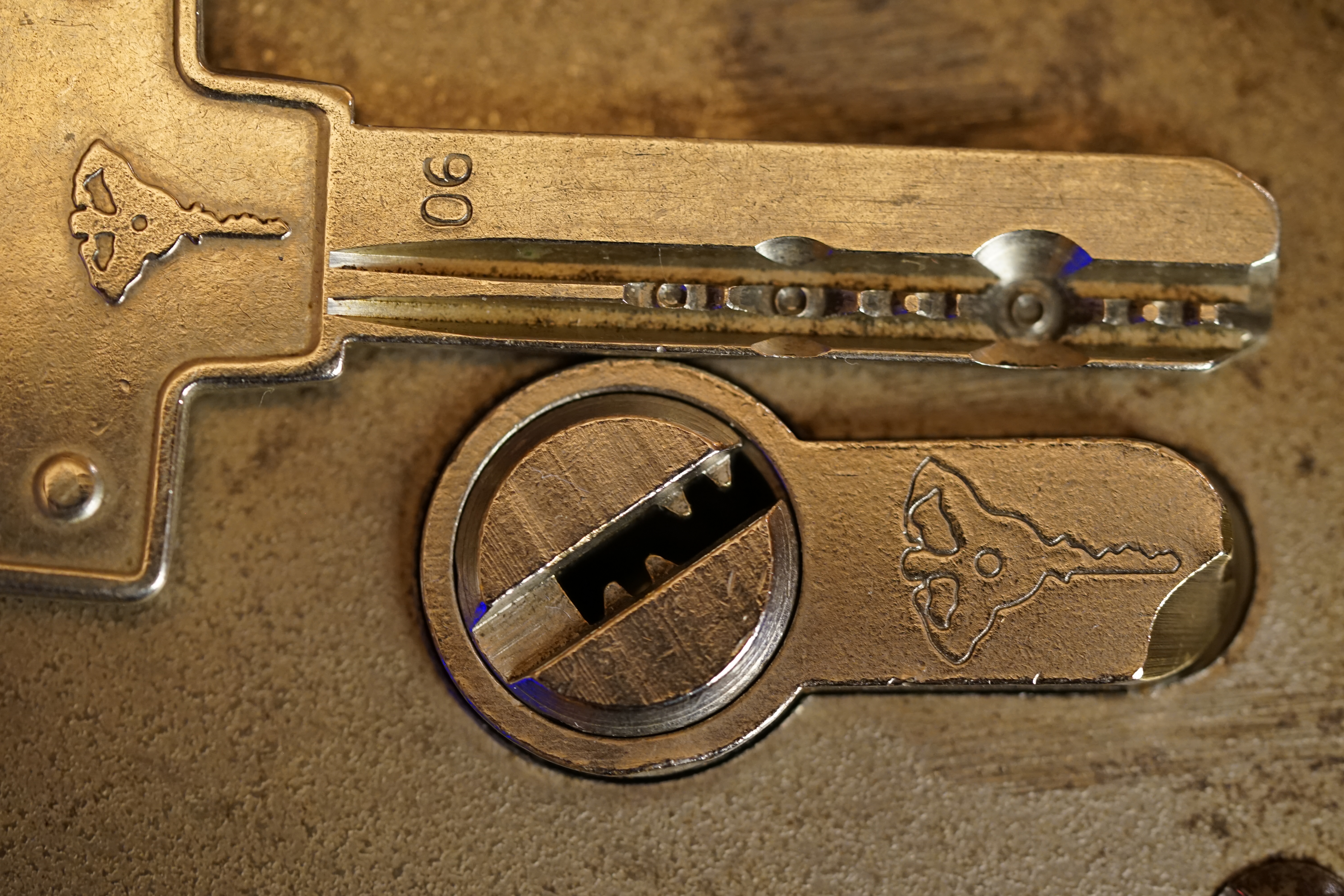 Arthur Andreas Bühl, Arthurmeister ®,Lockpickerherz ® Schlossherz ®, Pornomeister ®, Bühl, Arthurmeister ist Lockpicker aus Leidenschaft. Der erste Erfolg: Das zerstörungsfreie Öffnen seiner Spardose. Sobald er einen Draht biegen konnte, öffnete er auch Bartschlösser. Bei Fahradschlössern: Es ist einfach ein lüsternes Gefühl wenn es schnappt. Bühl fing nun an eigene Dietriche zu biegen. Mit Hilfe vom Nachbarn Mendel, Tischler aus Asperg, lernte er auch Tricks wie Türen generell schnell geöffnet werden können. Der Mendel half Arthur weitere, härtere Dietriche herzustellen. Diese Sperrzeuge wurden dann im Burggraben der Festung Hohenasperg auf ihre Tauglichkeit getestet. Und auch beim Lockpicking verhält es sich so wie der Amy in den Patsch Barracks schwätzt: learning bei doing und verschenkte ein Pickset. Mit solchen Pick`s lassen sich Zylinderschlösser zerstörungsfrei öffnen und auch flippern. Gerne ließen sich Vorhangschlösser picken; nein besser pflücken. Seit dieser Zeit häuft Bühl, Arthurmeister Schließzylinder und Vorhängeschlösser an. Er sammelt Schlösser der Marken Auch besondere Öffnungswerkzeuge, auch einige von der Stasi lassen sich hier bewundern. Später schulte er dann zusammen mit Steffen Wernèry, ehemaliger Pressesprecher vom Chaos Computer Club, Behörden, Industrievertreter, Feuerwehren und natürlich auch Leute im Hasensübchen am Stammtisch. Taged mit: Spiel nicht mit den Schmuddelkindern ! Taged with: Bühler Zwetschge, Bühl Wappen, Zwetschgenhengst, Zwetschgenfest, Meister, Arthur Andreas Bühl, Privatdetektiv.