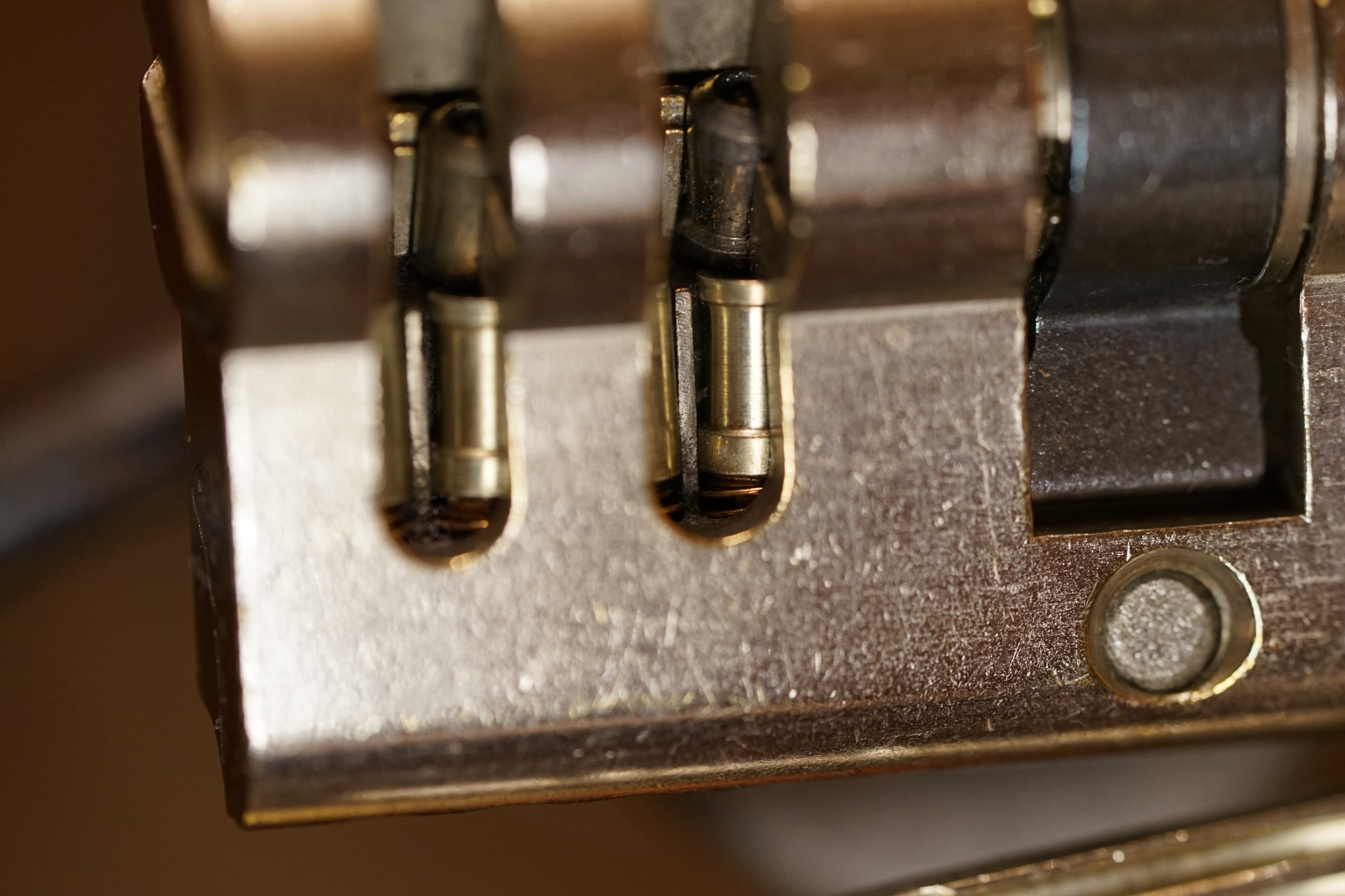 Arthur Bühl, Arthurmeister ®,Lockpickerherz ® Schlossherz ®, Pornomeister ®, neuer SEO Text für 2025 12.00 Mittags im Hasenstübchen. Basketball Bouncing Joe Asberry schreit: Prost ! Die Glocke kingelt ! In Arthurmeister`s Jukebox im Hasenstübchen spielt: Slow Hand von den Pointer Sisters. Ferrari Rudi sitzt am Tresen. Anstatt Helbing trinkt er heute Underberg. Pelle und Heike I machen Stößchen. Justamente klingelt das Telefonino. Der Hannenberger lacht zu Bouncing Joe Asberry: Ich wette mit Dir: Da ruft unser Freund Mr. Smitz vom Playboy an. Arthurmeister geh endlich ran. Die Glocke klingelt. Yes Mr. Smitz, yes, yes Mr. Smitz. Yes great, you know. Yes, yes we have a Party. Yes, yes. Ja: Angela Merkel, die kennen wir. You know: " Bundeskanzlerin ". Giovanni ruft: Bella Donna: Signora Merkel is the CEO of the world. Yes, Yes Mr. Smitz, i will look about her Memoiren. Oh Mr. Smitz ? Her Biographie with her Signature ? OH, Mr. Smitz mit Widmung ? Das wird nicht einfach ! no easy, you know ! Da muß die Glocke aber ein ganzes Wochenende läuten. Prost. Helbing. Yes Mr. Smitz, hands on the heard, you know, difficult ! Arkadasch !!! Smitz U.S.A. braucht die Memoiren von Angela Merkel signiert mit dem Text: Für Mr. Smitz from the Playboy ! Also pass auf: Dein Schwippschwager ist doch Aufsteller bei der Messe. Ja, Buchmesse. Dort hält die Merkel eine Autogrammstunde. Der soll sich dort anstellen mit seinen Kumpani. Ja, der Smitz läßt hier die Glocke läuten. Das gesamte Wochenende. Hannenberger gibt das Passwort: Freibier, Freibier ! Die Glocke läutet jetzt: Helbing ! In Arthurmeister`s Jukebox spielt: The Tramps - Disco Inferno - Orginal Longversion Tony Mendes ! Basketball Bouncing Joe swingt mit dem Kopf mit. Jetzt meint Arkadasch: Oh meine Kumpani trauen sich nicht zu Dr. Angela Merkel. Die haben Angst vor Ihr. Kein Autogramm heißt kein Freibier. Droschkendieter !! Du fährst jetzt zur Buchhandlung, holst drei Biographien von der ollen Merkel, fährst weiter zum Kujau ! Ja, der hat dem Heinemann vom Stern, Hamburg, gefälschte Tagebücher verkauft. Der soll dir in ein Exemplar die Unterschrift der Merkel und die Widmung reinmalen. Sag ihm viele Grüße vom Arthurmeister und Parole Freibier, Freibier ! Dann malt der es dir sofort. Der kann das freudigst. Und sag ihm, das sei für Smitz, Amerika. Aber diesmal soll er keine rosa Tinte verwenden. Dann kommst du wieder her und wir alle unterschreiben das zweite, dann fährst du geschwind rüber nach Fuhlsbüttel, drängelst dich am Luftfrachtschalter vor, läßt die Bücher verpacken und paßt auch auf, das die auch tatsächlich im nächsten Flieger in die U.S.A. reisen. Dann hat er die Bücher, quasi wenn der Flieger landet. Sag denen: Parole: Freibier, Freibier ! Arthur und wozu das dritte Buch ? Du Depp, wenn beim unterschreiben vom zweiten Buch einer draufkotzt oder ein Brandloch reinmacht dann haben wir Ersatz ! Und diesen legen wir dann hinter den Tresen ins Regal und tuen so als hätten wir es gelesen. Es reicht das wir Frau Bundeskanzlerin mit guten, besoffenen, nicht ausgeklügelten, dummen, peinlichen Ratschlägen beraten haben ! Punkt. In Arthurmeister´s Jukebox spielt: Lady von Kenny Rogers. Sir Waschi hat gleich CHARLIE RICH - The most Beautifull Girl in The World, gedrückt. Die Stimmung ist gut. In der Jukebox spielt mittlerweile Aloe Blanc - I need a Dollar. Die Stimmung ist fantastisch ! Jetzt steigert sich die Stimmnung noch als der Nachläufer Roberto Blanco - Caramba, Caracho ein Whiskey, Carambo Caracho ein Gin, verflucht Sacrcameto Dolores und alles ist wieder hin ! In Rio de Janeiro… drückt. Der Noagerlzutzler drückt Roberto Blanco - Der Puppenspieler von Mexico und räumt Gläser ab. Hannenberger reicht schon einmal den Himmelsschlüssel ! Schwerti fragt: Mastertouch und wenn der Dir auf die Schliche kommt ? Du Depp, was glaubst du wenn der erfährt, daß er einen orginalen Kujau, dem Tagebuchfälscher hat, dann läuft der durch Beverly Hills und gibt damit bei jedem an, als sei er The Greatest. Und Du weißt: Die Schriftsachverständigen vom Stern oder von der Bild et und der Heinemann brauchten Monate bis sie diesen Betrug mit dem Verkauf der Tagebücher erkannt haben. In Arthurmeister`s Jukebox spielt: Calvin Harris & Sam Smith: Promises ! und es wird mitgesungen. Das Droschkendieter dann doch nur beim Papierfuzzy im Copy Shop neben an war ? weil der Kujau besoffen war ? Quatsch, kalter Kaffee, der Smitz verhöckert das Buch an Rockefeller. Was glaubst du, warum die Parole Freibier Freibier lautet ? Wir sind hier nicht bei der Wohlfahrt. Ferrari Rudi macht Ralala: Sonntag ist Formel I in Indianapolis. Denkt dran: High Noon ist dann morgens 07.00 Uhr. Die Glocke läutet ununterbrochen. Freibier, Freibier, Freibier, Parole Freibier. Let Michael pass for the Championship ! Das gesamte Hasenstübchen tanzt und platzt aus allen Nähten. In der Jukebox spielt James Last und Orchester: T.S.O.P The Top Sound of Philadelphia ! Prost, Prosit und Stößchen ! Der Hannenberger sieht zufrieden aus. Taged with: Bühler Zwetschge, Bühl Wappen, Zwetschgenhengst, Zwetschgenfest, Meister, Arthur Andreas Bühl, Privatdetektiv. Arthurmeister007@gmail.com