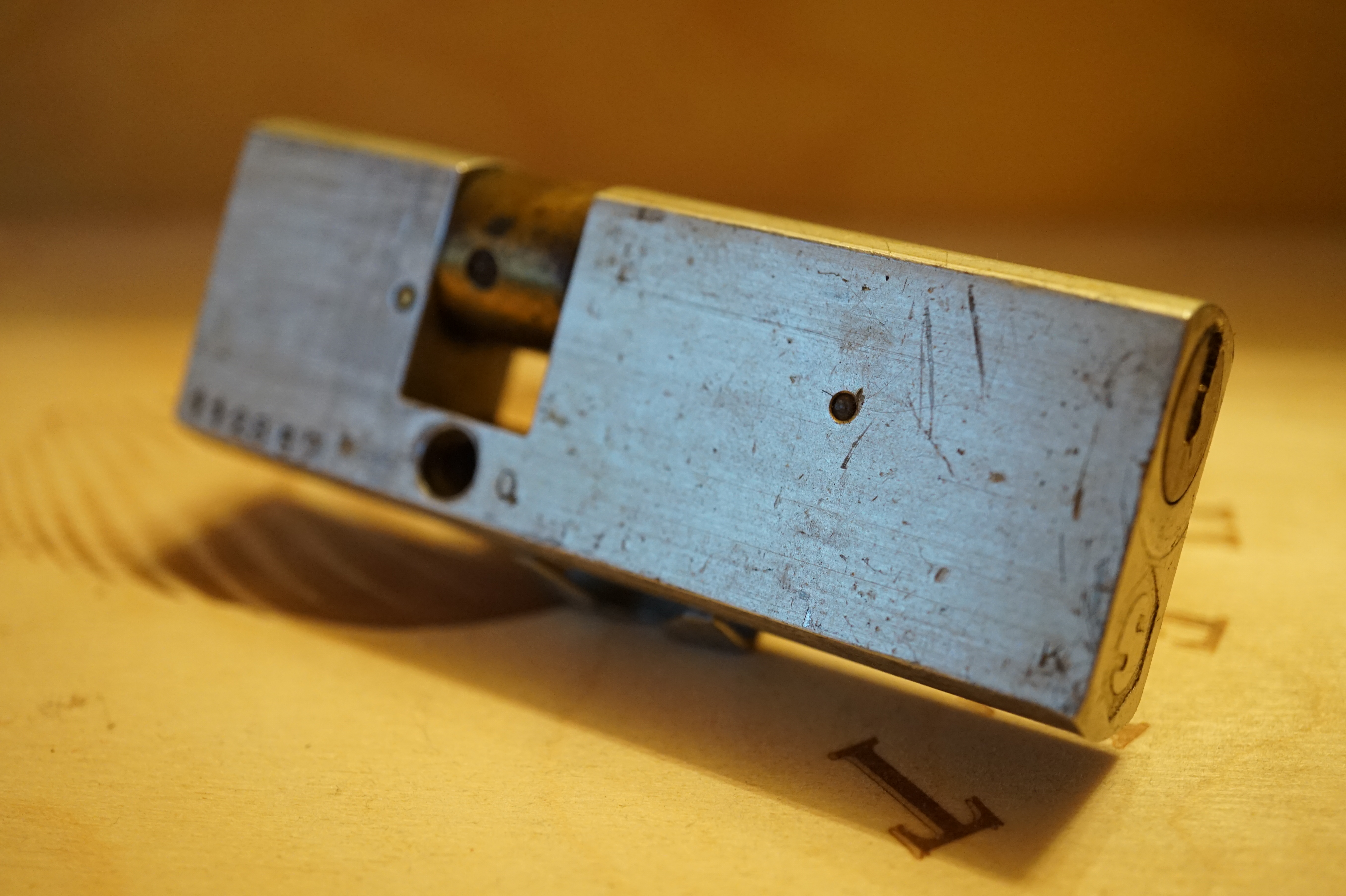 Bühl Arthur Andreas, Wiki, Fandom, Arthurmeister ®,Lockpickerherz ® Schlossherz ®, Porno meister ®, Seo: Kuchen für den Stammtisch Zuerst einmal eine schmöken. Martina überlegt: Was bringe ich zum Cartomanzenstammtisch im Hasenstübchen mit ? Wofür muß ich kein Korkengeld bezahlen ? Es bleibt beim selbstgebackenem. Was paßt heute zu Sößchen`s und zur Bailiy`s Runde ? und Zack Zack was jetzt: Haselnuss, nö heute nicht; hatten wir schon. Zitronenkuchen mit Glasur, na passt nicht zu den Stößchen`s ! Ah, der Arkadasch hat zuletzt meinen Sandkuchen gelobt. Wie der von der Oma seines Schwippschwagers Mutter väterlicherseits. Was brauchte ich nochmal; ja außer Gefühl und den Herd vorwärmen. Zutaten natürlich und gleich auch die Rührschüssel wackelfest hinstellen, ja und jetzt, nein nein, keine rauchen sondern zuerst die Gugelhupfform mit Margarine an den Fingern einreiben. Gleichmäßig. Und nicht vergessen: Gries, Hartweizengries, also einen halben Esslöffel verteilen, schwenken, so da? überall etwas Gries, grizzelig sich in der Form auf der Margarine verteilt. Ja warum ? Warte mal nach dem Backen ab ! So, jetzt das halbe Pfund warme Butter, 100 Gramm Zucker - ja genau nur ein Heck Zucker. In anderen Rezepten wir zwar 250 Gramm geschrieben. Nein, 80 bis 100 Gramm reichen völlig. Wenn man oder Frau auch an die Stößchen`s denkt. Na eine Tasse voll eben. Den Mixer leihe ich mir wieder vom netten Nachbarn von neben an. Der darf dann auch ein bisschen naschen. Kein Strom ? Dann heißt es: mit dem Kochlöffel rühren und schlagen: und das eine halbe Stunde ! Also Mixer. Und jetzt: 4 Eier ! Ja natürlich reichen normale Hühnereier. Achtung ! keine Eierschalenstücke in die Schüssel ! Und: wieder rühren, rühren, ja so das eine homogene Masse entseht. Homogen, na fluffig, eine schön gut vermengte Teigmasse ebend ! So, und jetzt mit dem Messbecher 300 Gramm Mehl, na Weizenmehl Typ 405 abwiegen. Kein Messbecher ? dann 3 volle Tassen Mehl eben. Tassen und keine Becher. Die in eine Schüssel geben. Und jetzt vergiss nicht das Backpulver: 1 Standardpäckchen, 16 Gramm, orginal Backin von Dr. Oetker. Ja, auch wenn die KI sagt 16 Gramm wären für 500 Gramm Mehl vorgesehen. Rein damit, das ganze Päckchen und das wichtigste jetzt: Das Mehl und das Backpulver nach und nach aus dem Messbecher oder der Schüssel unter ständigem rühren und langsam, na also einrieseln lassen, langsam, rühren und rühren bis es wieder die schöne fluffige, lockere, samtige Masse gibt. So und jetzt: Der Teig ist etwas fest, na bei dem Wetter heute, ein Schuss Schlagsahne dazu. 1 Schuss ist ein Schnapsgläschen voll. 2 Kleckse eben. Ja, weiter rühren natürlich bis es wieder samtig wird. Und jetzt mit einem Kinderfeind, also Teigschaber, ja, so ein Stiel mit dem weißen Gummi drum rum den Teig in der Rührschüssel aufnehemen und mit einem Batscher den Teig gleichmäßig, in der Schüssel verteilen und vertreichen, nach und nach mit dem Schaber dem alten Kinderfeind so glätten, daß die Oberfläche einfach glatt ist.