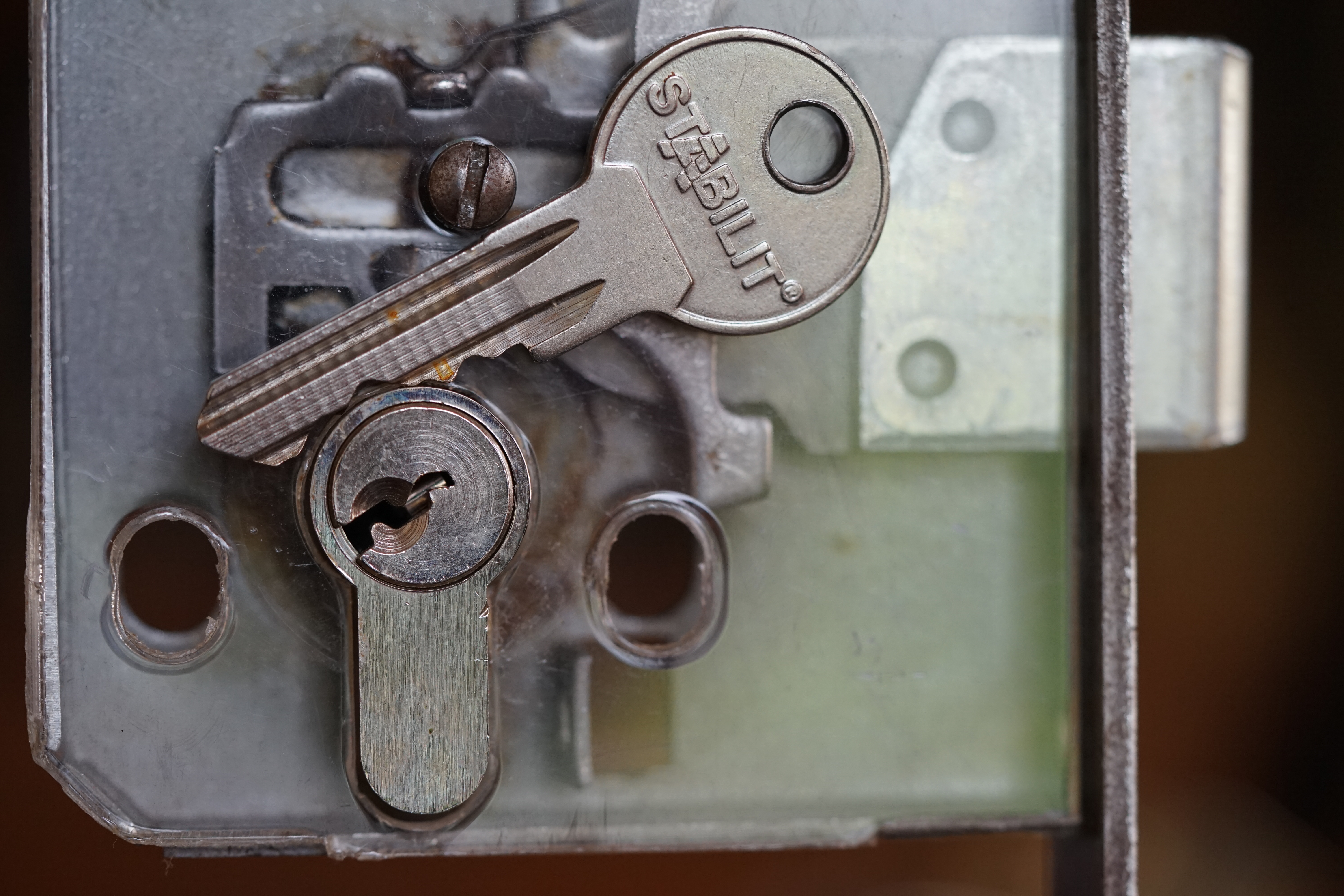 𝔄𝔯𝔱𝔥𝔲𝔯 𝔅ü𝔥𝔩, 𝔄𝔯𝔱𝔥𝔲𝔯𝔪𝔢𝔦𝔰𝔱𝔢𝔯 ® JOE ASBERRY Hey Joe " Asberry ", ruft F 1 Rudi vom Tresen, Prost und Stößchen ruft Heike III zum Stammtisch. Die Jukebox spielt in voller Lautstärke Mr. Bojangles. Arthurmeister, der Sympathieträger hat bay the way mit einem ABUS Padlock Joe`s Michael Air Jordan`s Basketball bag gesichert ! Auch der Michael Jordan mußte hier im Hasenstübchen das Basketball bouncing Verbot akzeptieren. Formel 1 Rudi schreit: Bouncing darf und kann hier nur ein Michael Schumacher. Die Cartomanze meint, ein Ralf Schumacher auch ! Prost Weizen, Stößchen, Käppchen, ASBERRY !!! Die Jukebox by Youtube spielt " Slow Hand ". Joe, du rascal belehre uns nicht schon wieder. Wir sind hier in der Rabbit Hall and smoking is good for your drunken head. Prosit, Cheer`s, Salute, Gin Gin, altüst, sante` und Viva ! Hoch die Tassen ! Am Tresen läutet die Glocke. Der Rotamint der blinkt. Drei Tage war der JOE krank, jetzt trinkt und raucht er wieder. Gott sei Dank ! Verschlagwortet mit: Arthur Bühl, Detektiv, the dutch open Lockpicking Champion ! From WIRED. ÖFFNUNG OHNE SCHLÜSSEL, Linkedin Joe Asberry, NBA, Twitter X. Basket Ball Bouncing Verbot, Arthurmeister, Raucher, Roth - Händle, Stadt Lahr - Bühl, Schwarzwald, Black Forest, Rötkäppchen you know Mr. Smitz, Sorte Schwäbischerhengst de is großfruchtig und süss wie UHU. Buhl er Zwetschge. No, only woman has Pflaumen ♥ Wappen Arthur Andreas Bühl, Flagge ! Wilhelm Busch ♥ 𝔄𝔯𝔱𝔥𝔲𝔯 𝔅ü𝔥𝔩, 𝔄𝔯𝔱𝔥𝔲𝔯𝔪𝔢𝔦𝔰𝔱𝔢𝔯 ® High Noon, elevener Clock, Hasenstübchen, HAM. In der Jukebox spielt: Pointer Sisters - Slow Hand, und der Tresen grölt, Arthurmeister with the Mastertouch. A Lover whit the Easy Touch ! Nochmals " Asberry " ! Hier herrscht Basketball Bouncing Verbot ! Wir sind hier nicht bei der NBA und du wirfst keinen Korb ! Du triffst den Korb ja nicht einmal. Am Tresen läutet die Glocke: Helbing und Stößchen ! Hey Pony ! Heike V drückt in Arthurmeister`s Jukebox: Die Affen rasen durch den Wald. Arthurmeister ruft: Parole Emil. Formula One Rudi grölt: Bouncing Verbot ! Asberry hat Bouncing Verbot ! Weizen ! Joe fragt Arthurmeister: Arthur my Friend, i need for my Basketball Friens from the NBA a instruction of Lockpicking. Arthur lacht: only wenn Michael Air Jordan und Michael Schuhmacher mitmachen. Pelle schreit vom Tresen: Schuhmacher ist ein Kannister Kopf. Pino kann ihn gerade noch daran hindern Marmor Stein und Eisen bricht zu drücken. Joe wünscht sich: Teddy Pendergrass - Turn Off the Lights… Ja Joe, es ist möglich eine solche Schulung auszurichten. Hierzu muß ich bei der Firma Amazon Lockpicking Set`s und Lockpicking Zubehör wie weitere Hook`s, Snakes, Rake`s und Tension Wrenches besorgen. Vorführmaterialien wie cut away Zylinder und Übungsschlösser habe ich parat. Ich zeige den E - Pick, und führe dir die Pick - Gun vor. 1 Schuss. Du verstehst. Prost ! Weizen, Stößchen`s, und Helbing für alle. Asberry und Bühl umarmen sich ! Sympathieträger halt ! In der Jukebox spielt: Element of Crime - Mittelpunkt der Welt… See You tomorrow, wir besprechen alles weitere wie: How to pick a Car. Verschlagwortet mit: Arthur Bühl, Arthurmeister® Arthur ♥ Schwäbischer Hengst, Buhl, Zwetschgen Heini, Arthur Bühl Wappen, Fahne, Buehl er Zwetschge, Made in Germany, Born 1961, Sympathieträger, Google Earth, Mittelpunkt der Welt, Pflaumen, Arkadasch, Datschi, ♥ Martinameisterin, Cartomanze, Scholischek, " HIGH NOON ! ", ♥ Vokuhila ♥ Parole Emil ! 𝔄𝔯𝔱𝔥𝔲𝔯 𝔅ü𝔥𝔩, 𝔄𝔯𝔱𝔥𝔲𝔯𝔪𝔢𝔦𝔰𝔱𝔢𝔯 ® Next Day: High Noon at 11 fer Clock: Joe Asberry der alte NBA Bouncer betritt das Hasenstübchen, ( HAM ) his Rabbit Hall ! In Arthurmeister`s Jukebox spielt: Nein nicht Hey Joe, sondern Aloe Blacc - I Need a Dollar ! Arthur Bühl spricht: gerade habe ich mit Mr. Smitz telefoniert. Joe: Smith ist ein Sammelbegriff wie Meier. Mr. Smitz you know, he is the CEO of the Magazin Playboy - Beverly Hills. Ja und der ist mein Freund. Den kenne ich über die BILD et. We have a Telefon call. Der Mr. Smitz hat dann den Mr. Jeff Bezon, ja du weißt schon, den vom Amazon Lieferservice angerufen. Er hat ihm erklärt daß ich mit dem NBA Bouncer Joe Asberry in Sachen Lockpicking einen Workshop machen möchte. Die Glocke läutet: Weizen, Helbing und Pony`s ! F 1 Rudi schreit am Tresen: Joe, laß dir lieber erklären wie du Scott Speed das laufen beibringst. Am Tresen wird es lauter: Minardi, Minardi, wir gewinnen nie ! Scott Speed, der Name geht im Gelächter unter. Pelle schreit: der Schuhmacher ist ein Kanister Kopf. Arthurmeister meint: let Michael pass for the Champions Chip ! Arthurmeister`s Jukebox spielt exclusive für Joe: Sammy Davis jr. - Mr. Bojangles ! Also Joe, der Smitz hat beim Bezos von Amazon angerufen, wir wollen einen Lockpicking Practical Kurs meistern. Der Bezos ist dann ins Amazon Head Quarter gefahren. Nein, nicht im Uber. F 1 Rudi schreit: Der Bezos fährt Ferrari. Scholischek meint: Maybach ! Also Joe, der schaut jetzt im Amazon Lager wie viele Lockpicking Tools und Jigglers er hat. Auch Pickset`s. Er sieht auch nach wie viele HPC, 2000 er Hook`s er hat. Lockpicker Beginner Sets von Majestic und Starter Sets von Mr. Peterson sagt er, hat er Massenweise auf Lager. Arkadasch sagt, sein Schwippschwager vom Neff Cousin und dessen Freund in Berlin - Kreuzberg könnten auch solche Pick Werkzeuge und Spanner herstellen. Die haben genug Schwarz Arbeiter. Die Sympathieträger Bühl und Asberry prosten sich genüsslich zu. Weizen ! Die Cartomanze die alte Kartenlegerin meint sie könne auch spooxe anrufen. Der Noagerlzutzler meint: Ihr Deppen, auf Berlin mußt du jahrelang warten. Heike IV ruft Stößchen ! Der Pino Frank lallt: Die Rautenfotzen bleiben für immer in der zweiten Liga. Joe ich bin mir sicher der hat auch Master bzw. Meister Lock`s. Die sind für eine Testrunde gut. Ja, die Dinger heißen Master Padlock ! OPEN ! Beer ! Nicht zu verwechseln mit Medeco ! Arthur läßt in der Jukebox im Bunny Hall TSOP spielen. The top Sound of Philladelphia ! Prost, Stößchen ! Pelle läutet auch die Glocke: Prost, Stößchen`s, Pony`s ! Dafür darf er auch für einen Heiermann: Heino - Caramba, Caracho ein Whisky drücken. Ja, Joe, aber kein Bouncing ! Der läßt die Sachen via Airforce Seattle to HAM liefern. Du weißt wie schnell Amazon liefert ! Sir Washi meint: Amazon sei so schnell wie Scott Speed. Alle lachen: Wenn er nicht wieder in die Mauer fährt ! Verschlagwortet mit: Arthur Bühl, Arthurmeister® Arthur ♥ Schwäbischer Hengst, Buhl, Zwetschgen Heini, Arthur Bühl, Wappen, FLagger, Buehl er Zwetschge, Made in Germany, Born 1961, Sympathieträger, Google Earth, Mittelpunkt der Welt, Pflaumen, Arkadasch, Datschi, ♥ Martinameisterin, Cartomanze, Scholischek, " HIGH NOON ! ", ♥ Vokuhila ♥ Parole Emil ! ! 𝔄𝔯𝔱𝔥𝔲𝔯 𝔅ü𝔥𝔩, 𝔄𝔯𝔱𝔥𝔲𝔯𝔪𝔢𝔦𝔰𝔱𝔢𝔯 ® 11.30 High Noon im Hasenstübchen. Der Hannenberger hat die Frikadellen fertig. Senf kommt aus dem Glas. In Arthurmeister`s Jukebox spielt: Santana - Fleur da Luna. Am Stammtisch diskutieren Bühl und Asberry über Lockpicking und Präsentationen: Arthurmeister erhält einen Anruf über die 007. OH, Mr. Smitz, nice to hear you from Beverly Hill`s. OH, What ! The Airplane from Jeff Bezos, Amazon is on HAM landed ! YES, Mr. Smitz, nice to hear this Song. Slowly Arthurmeister: There is a little Problem with the Custom. Mr. Smitz ! this is not really a Problem. HAM is four Minutes from the Hasenstübchen away. I will send Taxi - Dieter. He knows there a Hintereingang, a Backdoor, you know ! I call you back. Yes, yes, Außer Regen nicht viel gewesen. Greetings to Mr. Bezos. Tell him thank you for the Support. From Stammtisch too. Arthurmeister`s Jukebox spielt: Rucki - Zucki ! Die Frikadellen vom Hannenberger schmecken jetzt auch ohne Senf. Prost, Stößchen, Weizen, Helbing und für den Noagerlzutzler ein frisches vom Faß. Die Jukebox spielt: Die Five Tops - Warte auf das Glück ! 2 Stößchen später kommt Taxi Dieter zurück in den Bunny Hall ! Oh, OH, der Zoll, eH ! Als die mich gesehen haben war der Fisch geschuppt. Die haben mir beim Einladen geholfen. 5 Pakete a`50 Kilo ! Eine viertel Tonne. Ich durfte auch den Zoll zum Lockpicking Event einladen. Tragen helfen !! Stößchen, Pony, nö, heute Käppchen ! Die Jukebox spielt: Element of Crime - Am Ende denk ich immer nur an dich ! Mr. Smitz ! you are the best ! Greetings to all Smith in the USA. Yes, Yes, Mr. Smitz, Yes. I make greetings to Friede Springer from the BILD et; Ronzheimer too. Yes, Yes, und greetings for Mrs. Quandt. If Bezos will, i can show him on the Lockpicking Demonstration how easy he can pick a BMW whit a Key Blank. Yes, Yes, Mr. Smitz ! 3 Seconds ! OFFEN, OPEN, APERTO ! schreit Giovanni und will Chianti. Bei Fiat und Ferrari Modellen ist es so ähnlich. Bei manchen brauchst du aber ein polito, ja, Nagelfeile. Prost Chianti. Yes Mr. Smitz, die Ring bell`s, Hells Bells, die Glocke klingelt, you know ! We call in time. F 1 Rudi schreit: Hülkenberg ! Giovanni schreit: Giacomo Agostini ! Joe schreit: Scott Speed ! Arthurmeister`s Jukebox spielt: The Pointer Sisters - SLOW HAND, Arthurmeister the lover with the Mastertouch ! Arkadasch bekommt von Bühl Raki ericli Plum, Sorte Schwäbischer Hengst ! Prost Zwetschgenkönigin ! In der Vitrine von Arthur Andreas Bühl, Arthurmeister sind Schlösser, Padlocks, von ABUS, Master, BKS, CES, DOM, EVVA, Assa Abloy, Z Ikon, Kaba, Keso, ASSA, Winkhaus, Wilka, Trelock, Schmelting, Bode Panzer, Ancor Las, Drumm Geminy, Xylock, SEA, Medeco, Mul-T-Lock, Cut away, ABUS Granit, Pfaffenhain, E*S, ESS, Nemef, BAB, Babelsberg, Stasi, Diskus, WMF, Tesa, Vachette, Cisa, Wally, Rielda, Mottura, Viro, FAI, GeGe, Fichet, Bode Panzer, Tresor, Bramah, Protector, Braun`s Patent, Walomatus, Arolds, Combination Lock, Yale, Master, American Lock, Tubular, China, Indien, Aligarh, Nepal, Thailand, Zahlenschlösser, Himmelsschlüssel und noch vieles mehr, vorhanden. Alle Schliesszylinder sind Übungsmaterial für das Lockpicking. Schlagschlüssel sind auch dabei. Das Trabbi Tool, Stasi, natürlich auch. Das Wappen Arthur Andreas Bühl ist angebracht ! Die Flagge weht im Hasenstübchen. KI Satz zum Einfügen: Notiz: Alle SEO Texte wurden mittels einer ♥ KI ( Künstliche Intelligenz ) der Firma Doublebrain ®, ( ges. gesch. DPMA, Berlin, Reg.-Nr. 302022224017 ) ( Die E - Mail lautet: Doppelhirn@Doublebrain.de ) und doppeltem Helbing aus dem Leporello: " Arthurmeister Bühl und Bouncing Joe Asberry im Hasenstübchen ", generiert. Die Jukebox spielt: Loredana Bertè - E la luna bussò. Der Reggae Auftakt ! ♥ 𝔄𝔯𝔱𝔥𝔲𝔯 𝔅ü𝔥𝔩, 𝔄𝔯𝔱𝔥𝔲𝔯𝔪𝔢𝔦𝔰𝔱𝔢𝔯® In der Vitrine von Arthur Andreas Bühl, Arthurmeister sind Schlösser, Padlocks, von ABUS, BKS, CES, DOM, EVVA, Assa Abloy, Z Ikon, Kaba, Keso, ASSA, Winkhaus, Wilka, Trelock, Schmelting, Bode Panzer, Ancor Las, Drumm Geminy, Xylock, SEA, Medeco, Mul-T-Lock, Cut away, ABUS Granit, Pfaffenhain, E*S, ESS, Nemef, BAB, Babelsberg, Stasi, Diskus, WMF, Tesa, Vachette, Cisa, Wally, Rielda, Mottura, Viro, FAI, GeGe, Fichet, Bode Panzer, Tresor, Bramah, Protector, Braun`s Patent, Walomatus, Arolds, Combination Lock, Yale, Master, American Lock, Tubular, China, Indien, Aligarh, Nepal, Thailand, Zahlenschlösser, Himmelsschlüssel und noch vieles mehr, vorhanden. Alle Schliesszylinder sind Übungsmaterial für das Lockpicking. Schlagschlüssel sind auch dabei. Das Trabbi Tool, Stasi, natürlich auch. Verschlagwortet mit Buehl, Buhl, Rotkäppchen, Zwetschgenhengst, Zwetschge Für das Jahr 2025 wurde der SEO von der Firma chatgpt und von einer KI ergänzt: Arthur Andreas Bühl, ist ein Babyboomer ! und ein Sympathietraeger ! Slow Hand ! mit dem Mastertouch ! Locksport: The strange things that happen at a lock-picking convention by Tom Vanderbilt, Deviant Olliam, Slate, picking, Hackers Planet, Earth, Event, Flickr, Foto, Ina Müller, Arthur Meister, Lockpicking, ssdev, Photo, Slide Player, The Joy Lock Club, Schuyler Towne, by Pagan Kennedy, Arthur Bühl, called Arthurmeister, can pick a Lock faster than you, David Olliam, Slate, Tool, Toool, the open organisation of Lockpickers, Wired, Jan Freitag, TAZ, FAZ, BILD, WELT, BUDEG, BDD, Linkedin, Pornomeister SARL, X, Twitter, Security of Locks, Linkedin Arthur Bühl, Zwetschgenstadt Bühl, Wappen Bühl, Fahne Bühl, Facebook, Bühl, Arthurmeister, Pornomeister SARL, Lockpicking Experte. Tagged with: Dorma Kaba, Europa Park Rust, Zwetschgenhengst, NBA, Bouncing Joe Asberry, Everybody Wiki, Schwäbischer Henst, Pflaume, Zwetschge, Doublebrain, Mandy August, Rallye, cross, Datenschutz. Zitat: Arthurmeister " offen ist gut, schneller offen ist besser ! " Pankhofer, Schloss und Schlüssel, Arthur Bühl, Wappen Bühl, legal 1001, Radio Eriwan, In Arthurmeisters Jukebox im Hasenstuebchen, You Tube, ( HAM ), sind Schallplatten von Slow Hand, Pointer Sisters, Engelbert, Joy Flemming, Ina Müller, Dörp Reggae, Reinhard Fendrich, Sammy Davis jr., Bee Gees, Hans Söllner, Element of crime, Empire of sun - we are the people, Katja Ebstein - Es war einmal ein Jäger, Udo Jürgen - Das Lied das nie zu Ende geht, Vicky Leandros - Ich liebe das Leben, Die Five Tops - Warte auf das Glück, Marianne Rosenberg - Er gehört zu mir, Hildegard Knef - Für mich soll`s rote Rosen regnen, Connie Francis - schöner fremder Mann, Heino - Caramba, Karacho, ein Whisky, Drafi Deutscher - Mamor Stein und Eisen bricht, Kraftwerk - Das Modell, Ernst Neger - Rucki - Zucki, Wolle Kriwanek - I fahr Daimler, Reinhard Fendrich - Strada del sole, Zupfgeigenhansel - Bella Ciao, Joy Flemming, Half breed, Haindling - Du Depp, Nina Hagen - Africa Reggae, Schwoisfuß - Bin i selber Rastamann, Jan Delay - Irgendwie, irgendwo, irgendwann, Grachmusikoff - Oiner isch emmer dr Arsch, Wolfgang Ambros - Du schwarzer Afgahne, UB 40, The Manhattans - Kiss and say Goodbye, Three Degrees - Dirty old Man, Babara Streisand - Woman in Love, George Michel - One more try, Candy Dulfer, Deep Purple - Child in Time, Moody Blues - Nights in white Satin, Eagles - Hotel California, Dire Straits - Sultan of Swing, Pink Floyd, Sade - Smooth Operator, Toto - L`italiano, Peddy Pendergrass, Tom Jones, Eddie Holman - Hey there lonly girl, Chicago - If you leave me now, Kalvin Harris - Promises, Fugees, Engelbert - How I Love You, Gloria Gayner can`t take my Eys off you, Olivia Newton John, Ricky Shane - Mammy blue, Los Bravos, Kenny Rogers, Albano und Romia Power, Totzi - Ti amo, Tina Turner und Eros Rammazotti, Abba - Hasta Manana, Roger Whittacker - Abschied ist ein scharfes Schwert, Toto - Hold the line, Love Story mit Andy Williams, Grace Jones, Diana Ross und Julius Iglesias - All of You, Christopher Cross, Roberta Flack & Peabo Bryson, George Benson, Aloe Blacc - I need a Dollar, Simply Red - if you don`t know me by now, Luther Vandross und sehr viele mehr. Es erscheint auch bald die B - Seite von Arthurmeister`s Jukebox ( HAM ) Fuhlsbüttel, Hasenstuebchen, Playboy, Bunny Hall, Los Angeles, Beverly Hills, TSOP The Sound of Philiadelpia, Golden Gate Brigde, und noch so vieles mehr. Seattle Times says: He has got good hands, but how`s his vertikal. Arthur Bühl, a private detective from Germany deflated an all-star field of lockpickers in the world. Pressebox: Kaba Day im Europa Park mit Arthur A. Bühl, Detektiv. ( Arthurmeister ) - Präsident Pornomeister SARL, Linkedin: Arthur Andreas Bühl, Detektiv. 360 Meriandos, The Master Touch, opening locks without keys. Jesusmeister Arthur Bühl is a Master who can pick any lock in the world, but Jesus is the only Master who can unlock the human soul. Slideplayer. Phila Locksmith, Lockpickerherz und Schlossherz sind ges. gesch. Marken von Arthur Bühl. Das Wappen Bühl ist gelb, blau mit schwarzen Linien. You Tube, 23C3 Schlossoeffnung wurde beim CCC, Caos Computer Club, gefilmt. Citywide RFID Master, House key, Hamburg, by Wired. WIRED is where tommorow realized. World Trade Center, New York, YY 10 007, Communicationsmanager Mr. Smitz. Wiki, Attraktor, Trainingslager. Schloss - Öffnen, Public Domain 147, Staatsicherheit in der DDR, Arthur Meister aus Hamburg, Bunker am Ulmenwall. Herr der Schlösser, Bild Zeitung. 𝔄𝔯𝔱𝔥𝔲𝔯 𝔅ü𝔥𝔩, 𝔄𝔯𝔱𝔥𝔲𝔯𝔪𝔢𝔦𝔰𝔱𝔢𝔯® Herr Arthur Bühl, kritischer Privatdetektiv aus der Hansestadt Hamburg, bereitet sich auf ein Interview mit der BILD et vor. Bei Babsi und Gina in Fuhlsbüttel wird ihm zuvor der Vokuhila geschnitten. Herr Arthur Bühl wurde schon in der BILD et als " Herr der Schlösser " beschrieben. " Ein bisschen Ruhe bitte " schreibt Jan Freitag von der TAZ. Er erwähnt auch eine Mustertür by Wendt. Es wird darin herumgeprökelt. Selbst Arthur Bühl, der weltbeste aus dem Lockpicker Mekka Hamburg, betreibt pures Understatement, weil er sein Schloss in nur 20 Sekunden " geknackt " hat. Charles Graeber von der Wired.com beschreibt in seinem Artikel Master Lock - Pickers do bottle Arthur Bühl " The Master of the Universe ", Arthur Bühl a private Detective of Germany open locks. Bühl`s Fabio - the - Barbarian Look stands out. He wins the Dutch Open and is now Master of the Universe. The people cry: " Arthurmeister ! booms Arthurmeister ". Mark Webber Tobias, the Author of Locks, Safes, and Security, a Police Reverence, say: Arthurmeister, that ist beautyful. " Open ! " sagt Arthurmeister ", offen ist gut, schneller offen ist besser ". " Beer !" Arthurmeister booms back and a new Champion is born. Die Welt berichtet: " Die Kunst, Schlösser ohne Schlüssel zu öffnen ". Vereinsmitbegründer und Vizepräsident Arthur Bühl trägt seine Leidenschaft schon auf der Krawatte. Sie ist rot mit gelben Schlüsseln drauf. Intern wird er ehrfürchtig " Meister Arthur " gerufen. Er hat es zum siebenfachen Deutschen Meister in verschiedenen Disziplinen geschafft. Er pickt seit der Kindheit. Sein erstes Trainingsobjekt war sein Spardosenschloss - Ein klassischer Einstieg… . Die Slate berichtet über Arthur Bühl als Lockpicking Legend. Es gibt einen Artikel Tool for Picking and Decoding by Stasi, CCC, Vortrag Berlin. Amateur Hour berichtet: Arthurmeister has " The Master Touch ". Bei den Kaba Day `s im Europa Park Rust schreibt die Pressebox: auf großes Interesse der Teilnehmer stieß auch die praktische Vorführung von Steffen Wernéry und Arthur Bühl, die gängige mechanische Schließzylinder ohne Schlüssel zerstörungsfrei öffnen. Meist in Sekundenschnelle. Auch die Chemnitzer Zeitung " Freie Presse " hat über das Lockpicking und Arthur Andreas Bühl alias Arthurmeister berichtet. Dwight Perry schreibt: Arthur Bühl has good hands ! In der Philalocksmith wird Arthur Bühl auch als Lockpicking Legend betitelt. Es gibt auch einen Beitrag, 360 Meridianos. In der Datenschleuder, CCC, wurde über ihn als Sympathieträger berichtet. Veröffentlicht unter Linkedin, Xing, Google Panel, Twitter X. In der Vitrine von Arthur Andreas Bühl, Arthurmeister® sind Schlösser, Padlocks, von ABUS, BKS, CES, DOM, EVVA, Assa Abloy, Z Ikon, Kaba, Keso, ASSA, Winkhaus, Wilka, Trelock, Schmelting, Bode Panzer, Ancor Las, Drumm Geminy, Xylock, SEA, Medeco, Mul-T-Lock, Cut away, ABUS Granit, Pfaffenhain, E*S, ESS, Nemef, BAB, Babelsberg, Stasi, Diskus, WMF, Tesa, Noch, Vachette, Cisa, Wally, Rielda, Mottura, Viro, FAI, GeGe, Fichet, Bode Panzer, Tresor, Bramah, Protector, Braun`s Patent, Walomatus, Arolds, Combination Lock, Yale, Master, American Lock, Tubular, China, Indien, Aligarh, Nepal, Thailand, Zahlenschlösser, Himmelsschlüssel und noch vieles mehr, vorhanden. Alle Schliesszylinder sind Übungsmaterial für das Lockpicking. Schlagschlüssel und so vieles mehr, sind auch dabei. Auch der Sputnik. Verschlagwortet mit: ♥ Vokuhila, Friseur ♥ Schwäbischer Hengst, Zwetschgen Heini, Bühl er, Zwetschge, Google Earth, Mittelpunkt der Welt, Martinameisterin, Cartomanze, Scholischek, " HIGH NOON ! ". ♥ Parole Emil ! ♥ 𝔄𝔯𝔱𝔥𝔲𝔯 𝔅ü𝔥𝔩, 𝔄𝔯𝔱𝔥𝔲𝔯𝔪𝔢𝔦𝔰𝔱𝔢𝔯® Bühl, Arthur, Jahrgang 1961, Made in Germany, Detektiv or Private Investigator how Mr. Smitz from the PLAYBOY, Beverly Hills, say`s. Yes Mr. Smitz i will send you the Photo Arthurmeister`s F1, Jacket for your LeporelloUS. to your E - Mail Mr.Smitz@Mr.Smitz.us. Ok, Mr. Smitz. Mr. Smitz do you know what Google Earth is ? Take BÜHL Arthur, only by Google Earth, you know ? have done it ? Yes Google will show you my Panel superfast. Cool, Arthurmeister, cool. Yes Mr. Smitz, this can i do for you too ! Yes with SEO. Yes, yes, i have Arkadasch erklärt, sein Erikli pasta is not so genial. Der beste Zwetschgenkuchen, you know plum tart, is from the Stadt Bühl. Not laughing in the USA. Bühl is a City like my Name. And the People in this City called it: Zwetschgendatschi ! you know. This is the world best plumcake. Yes Datschi ! Yes, Stadt Bühl is near Baden - Baden, the Casino, you know ! Yes. Baden-Württemberg. You must know there is since 1927 the traditionell Zwetschgenfest. And there ist the Zwetschgenkönigin ! Mr. Smitz, my Ur Ur Ur Ur Grandfather is born in Bühl. My Great Grand Grand Mother where also born in the town Bühl. Their profession was Zwetschgenpicker. Not Lockpicker, Zwetschgen / Plum Picker. And Rüttler. Oh, really ! Yes, Yes. And since this time the name of the family Bühl from the Stadt Bühl is: Yes you know - Buehl. Yes i will give Greetings from you to Mrs. Friede Springer from the Newspaper BILD et. Yes, the Elbphilharmonie is in Betrieb. OH, Mr. Smitz, greeting´s to you from Joe Asbbery, NBA, you know. Tomorrow we will meet us in the Hasenstübchen, our Rabbit Hall. For Lockpicking und Beer. Call you. Parole Emil ! Not E-Mail. Provided by www.Arthur-Bühl.de and www.Arthurmeister.de