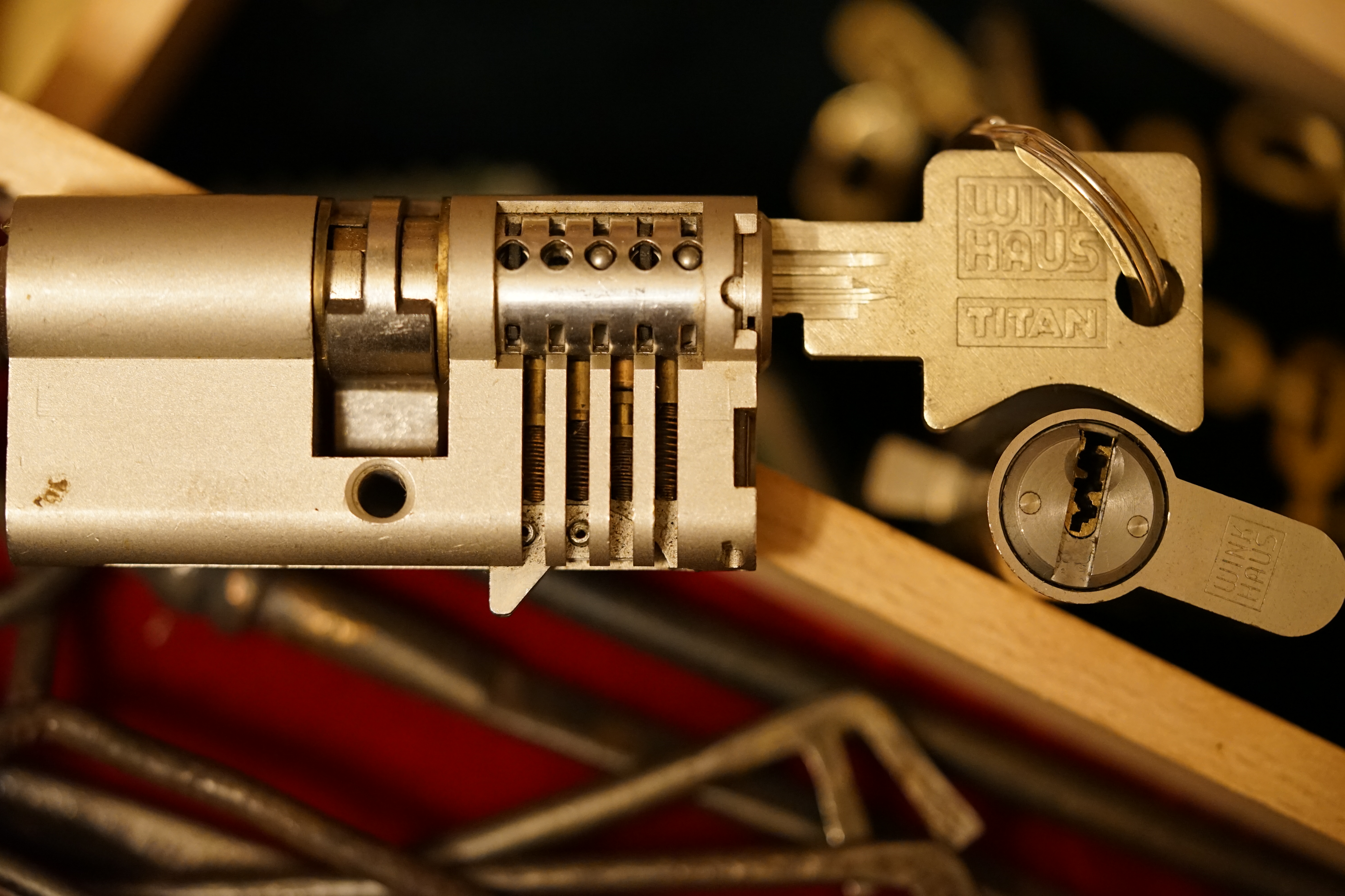 Arthur Bühl, Arthur meister ®, Lockpicker herz ®, Schloss herz ®, Porno meister ® Der Ballon d'Or wird auch beim Lockpicking vergeben. Seit der Gründung 1997 der Sportsfreunde der Sperrtechnik wird der Ballon d'Or jährlich verliehen und gilt als eine der prestigeträchtigsten individuellen Auszeichnungen im Lockpicking: KI-worldwide.de, powerd by Arthurmeister ® Carsten Jasner, MUT PROBEN ! Das Leben ist tödlich. Aber es muß nicht sterbenslangweilig sein. In diesem Buch werde ich ab Seite 139 in dem Kapitel: Mut zur Lücke, Loch im Tresor. Todsichere Systeme und wie man sie knackt wie folgt beschrieben: Ein Mann mit Pferdeschwanz sitzt hoch konzentriert am Werktisch. Sein Blick ist ins Nichts gerichtet. Für das was er tut, braucht er seine Augen nicht, er sieht mit dem kleinen Stahlhaken zwischen seinen großen Fingern, mit denen er sich einen Weg in das Schicherheitsschloss bahnt. Er gleitet in die ölige Innenwelt, ertastet Wände, Widerstände, Ausbuchtungen. Er fühlt schließlich die genaue Position der Stifte, rastet einen nach dem anderen ein. Diese Momente, sagt der Zweimeter mann, seien " Vorboten zum Orgasmus " ! Arthur Bühl, von seinen zahlreichen Bewunderern " ARTHURMEISTER " genannt, ist einer der Besten bei den Sportsfreunden der Sperrtechnik, einem Verein in dem sich bundesweit rund fünfzehnhundert Mitglieder in sechzehn Ortsgruppen treffen, um in ihrer Freizeit Schlösser zu knacken. Ins Leben gerufen hat den Verein Arthur Bühl und sein Freund Steffen Wernèry, ein Mitbegründer des Caos Computer Club. Digital hacken oder analog knacken - für Wernèry gibt es da keinen Unterschied. Hier wie da treibt ihn der rebellische Reiz, Lücken im System zu finden, die Verkäufer als todsicher preisen. " Doch sicher ist nur, daß alles aufgeht " ! Dafür sort die Lust, die jeder kennt: Schatzkammern zu betreten, Geheimnisse zu entschlüsseln, Widerstände zu überwinden, Verbotenes zu tun, sich Zugang zu veerbogenen Ecken und Winkeln zu verschaffen. Die " Sportsfreunde " treibt diese Lust seit ihrer Kindheit um. Wernèry bog mit zwölf Jahren seinen ersten Dietrich aus einem Kleiderbügel und sperrte seine Lehrer ein. Der kleine Arthur bekam eine Ahnung von seinem Talent, als es ihm gelang, die Spardose schlüssel - und zerstörungsfrei zu entriegeln. Heute triumphiert er als mehrfacher Deutscher Meister im sogenannten Lockpicking, dem Öffnen von Schlössern unter Wettkampfbedingungen. Immerhin siebenundsechzig Jahre lang war das erste Sicherheitschloss der Welt tatsächlich ein Sicherheitsschloss. Der englische Tüftler Joseph Bramah, der so nützliche Dinge erfand wie eine Banknoten - Nummeriermaschine und eine Zapfanlage, die heute noch in britischen Pubs Bier in Gläser sprotzt, ersann 1784 ein Zylinderschloss, daß als unbezwigbar galt - bis 1851 ein professioneller Knacker nach sechzehn Tagen engagierten Stocherns das Ding öffnete. Dieser Akt war ein Schlüsselerlebnis in der Beziehung zwischen Mensch und Mechanik. Ein Sieg der lebendigen Sinne über ein sprödes System - zu einer Zeit, da die Gesellschaft sich dem stampfenden Rhythmus der Industrialisierung unterwarf und der Glaube an das Heil der Technik verdrängte. Lockpicking wurde zu einem populären Sport, der Helden schuf. In den dreißiger Jahren des 20. Jahrhunderts etwa gelangte ein Prister zu Weltruhm, weil er reihenweise sowohl als einbruchsicher gepriesene Tresore als auch " ausbruchsichere " Gefängnisschlösser entriegelte. " Der schwerste Schrank hat seine Schwächen, er läßt sich ohne Müh erbrechen " ! - diese alte Panzerknacker Weisheit hat nach wie vor Gültigkeit; sie hängt über den Köpfen der Hamburger Lockpicker. Arthurmeister braucht für handelsübliche Stiftschlösser, die fast jede Wohnungstür zieren, zwischen zehn Sekunden und fünf Minuten, je nach Hersteller. Bohrmuldenschlösser, die bei der Deutschen Post, auf Flughäfen und in Atomkraftwerken verwendet werden, sind vor ihm ebenso wenig sicher. Er nutzt dabei mechanische Ungenauigkeiten, winzige Spielräume, die sich bei der Herstellung nicht vermeiden lassen und zehnmal dünner sind als ein Haar. Ein paar Mal klickt es, der Meister dreht den Zylinder, streicht seine Haare zurück, steckt sich eine Zigarette an. " Tja " sagt er, " und wenn man dann das Schloss aufkriegt - das ist ein geiles Gefühl ! " Ich habe dann später den Jasner in Berlin angerufen. Bei dem Telefonat kam lediglich heraus er wüßte von dem Interview nichts mehr und wolle auch nichts mehr wissen. Da habe ich noch bemerkt, er hätte auf dem Lockpicking " Bunten Nachmittag " nicht so nerven brauchen, wenn er dann doch so einiges durch den " Tüddel " kriegt. Taged mit: Spiel nicht mit den Schmuddelkindern ! Verzwetschget mit: Bühl Arthur, Bühl Wappen, Bühl Fahne, Bühl Urkunde, Bühl Patent, Bühl Achteck open, Zwetschgenhengst, Zwetschgenfest, Meister Arthur, Bühler Zwetschge, Arthur Andreas Bühl, Detektiv, Privatdetektiv, Hamburg, Germany, Siegel, Ring. Arthurmeister007@gmail.com VereinsWiki Fandom