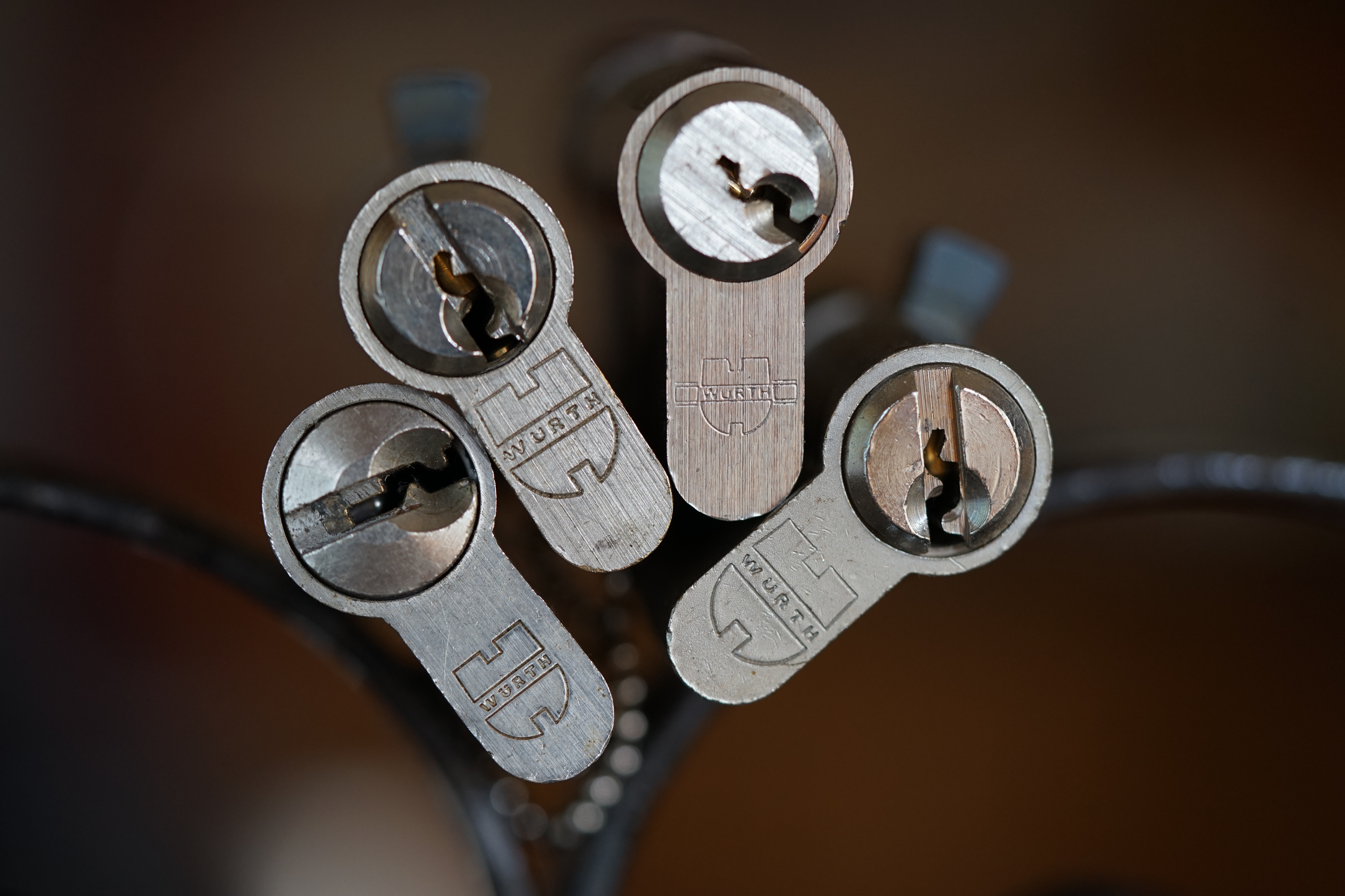 𝔄𝔯𝔱𝔥𝔲𝔯 𝔅ü𝔥𝔩, 𝔄𝔯𝔱𝔥𝔲𝔯𝔪𝔢𝔦𝔰𝔱𝔢𝔯® Herr Arthur Bühl, kritischer Detektiv aus der Hansestadt Hamburg, bereitet sich auf ein Interview mit der BILD et vor. Bei Babsi und Gina in Fuhlsbüttel wird ihm zuvor der Vokuhila geschnitten. Herr Arthur Bühl wurde schon in der BILD et als " Herr der Schlösser " beschrieben. " Ein bisschen Ruhe bitte " schreibt Jan Freitag von der TAZ. Er erwähnt auch eine Mustertür by Wendt. Es wird darin herumgeprökelt. Selbst Arthur Bühl, der weltbeste aus dem Lockpicker Mekka Hamburg, betreibt pures Understatement, weil er sein Schloss in nur 20 Sekunden " geknackt " hat. Charles Graeber von der Wired.com beschreibt in seinem Artikel Master Lock - Pickers do bottle Arthur Bühl " The Master of the Universe ", Arthur Bühl a private Detective of Germany open locks. Bühl`s Fabio - the - Barbarian Look stands out. He wins the Dutch Open and is now Master of the Universe. The people cry: " Arthurmeister ! booms Arthurmeister ". Mark Webber Tobias, the Author of Locks, Safes, and Security, a Police Reverence, say: Arthurmeister, that ist beautyful. " Open ! " sagt Arthurmeister ", offen ist gut, schneller offen ist besser ". " Beer !" Arthurmeister booms back and a new Champion is born. Die Welt berichtet: " Die Kunst, Schlösser ohne Schlüssel zu öffnen ". Vereinsmitbegründer und Vizepräsident Arthur Bühl trägt seine Leidenschaft schon auf der Krawatte. Sie ist rot mit gelben Schlüsseln drauf. Intern wird er ehrfürchtig " Meister Arthur " gerufen. Er hat es zum siebenfachen Deutschen Meister in verschiedenen Disziplinen geschafft. Er pickt seit der Kindheit. Sein erstes Trainingsobjekt war sein Spardosenschloss - Ein klassischer Einstieg… . Die Slate berichtet über Arthur Bühl als Lockpicking Legend. Es gibt einen Artikel Tool for Picking and Decoding by Stasi, CCC, Vortrag Berlin. Amateur Hour berichtet: Arthurmeister has " The Master Touch ". In der Vitrine von Arthur Andreas Bühl, Arthurmeister® sind Schlösser, Padlocks, von ABUS, BKS, Binoxx BUGA, CES, DOM, EVVA, Assa Abloy, Z Ikon, Kaba, Keso, ASSA, Winkhaus, Wilka, Trelock, Schmelting, Favour, Bode Panzer, Ancor Las, Drumm Geminy, Xylock, SEA, Medeco, Mul-T-Lock, Cut away, ABUS Granit, Pfaffenhain, E*S, ESS, Nemef, BAB, Babelsberg, Stasi, Diskus, WMF, Tesa, Noch, Vachette, Cisa, Wally, Rielda, Mottura, Viro, FAI, GeGe, Fichet, Bode Panzer, Tresor, Bramah, Protector, Braun`s Patent, Walomatus, Arolds, Combination Lock, Yale, Master, American Lock, Tubular, China, Indien, Aligarh, Nepal, Thailand, Zahlenschlösser, Himmelsschlüssel und noch vieles mehr, vorhanden. Alle Schliesszylinder sind Übungsmaterial für das Lockpicking. Schlagschlüssel und so vieles mehr, sind auch dabei. Auch der Sputnik. Verschlagwortet mit: ♥ Vokuhila, Friseur ♥ Schwäbischer Hengst, Zwetschgen Heini, Bühl er, Zwetschge, Google Earth, Mittelpunkt der Welt, Martinameisterin, Cartomanze, Scholischek, " HIGH NOON ! ". ♥ Parole Emil !