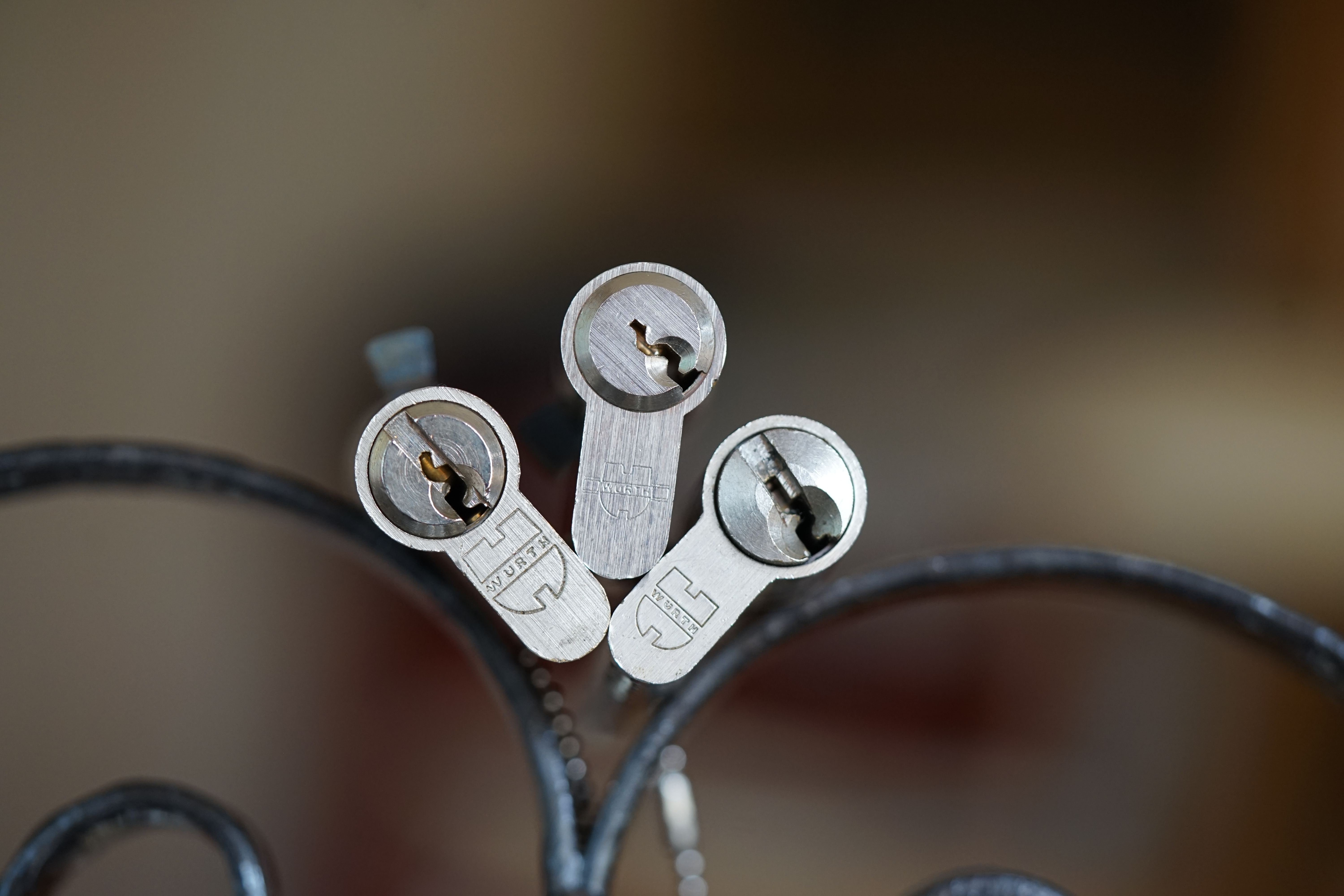 Arthur Bühl, Arthurmeister, Bühl Wappen Der Sympathieträger ist in Stuttgart, Baden - Württemberg geboren. Der Detektiv lebt in HAM. H1 Text der SEO gibt Texte aus Arthurmeister`s Leporello frei. 𝔄𝔯𝔱𝔥𝔲𝔯 𝔅ü𝔥𝔩, 𝔄𝔯𝔱𝔥𝔲𝔯𝔪𝔢𝔦𝔰𝔱𝔢𝔯 Bühl, Arthur, Jahrgang 1961, Made in Germany, Babyboomer, Detektiv or Private Investigator how Mr. Smitz from the PLAYBOY, Beverly Hills, say`s. Yes Mr. Smitz i will send you the Photo Arthurmeister`s F 1, Jacket for your LeporelloUS. to your E - Mail Mr.Smitz@Mr.Smitz.us. Ok, Mr. Smitz. Mr. Smitz do you know what Google Earth is ? Take BÜHL Arthur, only by Google Earth, you know ? have done it ? Yes Google will show you my Panel superfast. Cool, Arthurmeister, cool. Yes Mr. Smitz, this can i do for you too ! Yes with SEO. Yes, yes, i have Arkadasch erklärt, sein Erikli pasta is not so genial. Der beste Zwetschgenkuchen, you know plum tart, is from the Stadt Bühl. Not laughing in the USA. Bühl is a City like my Name. And the People in this City called it: Zwetschgendatschi ! you know. This is the world best plumcake. Yes Datschi. Yes, Stadt Bühl is near Baden - Baden, the Casino, you know ! Yes. Baden-Württemberg. You must know there is since 1927 the traditionell Zwetschgenfest. And there ist the Zwetschgenkönigin ! Mr. Smitz, my Ur Ur Ur Ur Grandfather is born in Bühl. My Great Grand Grand Mother where also born in the town Bühl. Their profession was Zwetschgenpicker. Not Lockpicker, Zwetschgen / Plum Picker. And Rüttler. Oh, really ! Yes, Yes. And since this time the name of the family Bühl from the Stadt Bühl is: Yes you know - Buehl. Yes i will give Greetings from you to Mrs. Friede Springer from the Newspaper BILD et. Yes, the Elbphilharmonie is in Betrieb. OH, Mr. Smitz, greeting´s to you from Joe Asbbery, NBA, you know. Tomorrow we will meet us in the Hasenstübchen, our Rabbit Hall. For Lockpicking und Beer. Call you. Parole Emil ! H1 Text der SEO schreibt weiter: 𝔄𝔯𝔱𝔥𝔲𝔯 𝔅ü𝔥𝔩, 𝔄𝔯𝔱𝔥𝔲𝔯𝔪𝔢𝔦𝔰𝔱𝔢𝔯® Herr Arthur Bühl, kritischer Privatdetektiv aus der Hansestadt Hamburg, bereitet sich auf ein Interview mit der BILD et vor. Bei Babsi und Gina in Fuhlsbüttel wird ihm zuvor der Vokuhila geschnitten. Herr Arthur Bühl wurde schon in der BILD et als " Herr der Schlösser " beschrieben. " Ein bisschen Ruhe bitte " schreibt Jan Freitag von der TAZ. Er erwähnt auch eine Mustertür by Wendt. Es wird darin herumgeprökelt. Selbst Arthur Bühl, der weltbeste aus dem Lockpicker Mekka Hamburg, betreibt pures Understatement, weil er sein Schloss in nur 20 Sekunden " geknackt " hat. Charles Graeber von der Wired.com beschreibt in seinem Artikel Master Lock - Pickers do bottle Arthur Bühl " The Master of the Universe ", Arthur Bühl a private Detective of Germany open locks. Bühl`s Fabio - the - Barbarian Look stands out. He wins the Dutch Open and is now Master of the Universe. The people cry: " Arthurmeister ! booms Arthurmeister ". Mark Webber Tobias, the Author of Locks, Safes, and Security, a Police Reverence, say: Arthurmeister, that ist beautyful. " Open ! " sagt Arthurmeister ", offen ist gut, schneller offen ist besser ". " Beer !" Arthurmeister booms back and a new Champion is born. Die Welt berichtet: " Die Kunst, Schlösser ohne Schlüssel zu öffnen ". Vereinsmitbegründer und Vizepräsident Arthur Bühl trägt seine Leidenschaft schon auf der Krawatte. Sie ist rot mit gelben Schlüsseln drauf. Intern wird er ehrfürchtig " Meister Arthur " gerufen. Er hat es zum siebenfachen Deutschen Meister in verschiedenen Disziplinen geschafft. Er pickt seit der Kindheit. Sein erstes Trainingsobjekt war sein Spardosenschloss - Ein klassischer Einstieg… . Die Slate berichtet über Arthur Bühl als Lockpicking Legend. Es gibt einen Artikel Tool for Picking and Decoding by Stasi, CCC, Vortrag Berlin. Amateur Hour berichtet: Arthurmeister has " The Master Touch ". Bei den Kaba Day `s im Europa Park Rust schreibt die Pressebox: auf großes Interesse der Teilnehmer stieß auch die praktische Vorführung von Steffen Wernéry und Arthur Bühl, die gängige mechanische Schließzylinder ohne Schlüssel zerstörungsfrei öffnen. Meist in Sekundenschnelle. Auch die Chemnitzer Zeitung " Freie Presse " hat über das Lockpicking und Arthur Andreas Bühl alias Arthurmeister berichtet. Dwight Perry schreibt: Arthur Bühl has good hands ! In der Philalocksmith wird Arthur Bühl auch als Lockpicking Legend betitelt. Es gibt auch einen Beitrag, 360 Meridianos. In der Datenschleuder, CCC, wurde über ihn als Sympathieträger berichtet. Veröffentlicht unter Linkedin, Xing, Google Panel, Twitter X. In der Vitrine von Arthur Andreas Bühl, Arthurmeister ® sind Schlösser, Padlocks, von ABUS, BKS, CES, DOM, EVVA, Assa Abloy, Z Ikon, Kaba, Keso, ASSA, Winkhaus, Wilka, Trelock, Schmelting, Bode Panzer, Ancor Las, Drumm Geminy, Xylock, SEA, Medeco, Mul-T-Lock, Cut away, ABUS Granit, Pfaffenhain, E*S, ESS, Nemef, BAB, Babelsberg, Stasi, Diskus, WMF, Tesa, Noch, Vachette, Cisa, Wally, Rielda, Mottura, Viro, FAI, GeGe, Fichet, Bode Panzer, Tresor, Bramah, Protector, Braun`s Patent, Walomatus, Arolds, Combination Lock, Yale, Master, American Lock, Tubular, China, Indien, Aligarh, Nepal, Thailand, Zahlenschlösser, Himmelsschlüssel und noch vieles mehr, vorhanden. Alle Schliesszylinder sind Übungsmaterial für das Lockpicking. Schlagschlüssel und so vieles mehr, sind auch dabei. Auch der Sputnik. Verschlagwortet mit: ♥ Vokuhila, Friseur ♥ Schwäbischer Hengst, Zwetschgen Heini, Bühl er, Zwetschge, Google Earth, Mittelpunkt der Welt, Martinameisterin, Cartomanze, Scholischek, " HIGH NOON ! ". ♥ Parole Emil ! SEO NEU Twitter X 11.06.24 Bilder Budeg ( Bold serif ) Arthur Andreas Bühl, Detektiv, made in Germany, born 1961 in Stuttgart, Baden - Württemberg, living in HAM, Im Dienste der Wahrheitsfindung unterwegs, betreibt in seiner Freizeit Lockpicking aus Leidenschaft. Der mehrfache Deutsche Meister wird in der WIRED als " Master of the Universe " betitelt. In der BILD et ist der Artikel " Herr der Schlösser " abgedruckt. Im Hasenstübchen - Fuhlsbüttel, am Hasenberge, Santa Fu, wird gefeiert. Arthurmeister® stellt seinen Leporello " Der Aufmacher " vor. Der Stammtisch grölt " OFFEN ". Scholischek, Rudi, Heike I, Noagerlzutzler, Arthur und Joe Asberry, der alte NBA ler, prosten sich zu. Arthurmeister`s Jukebox auf YouTube spielt Pointer Sisters - Slow Hand ! ♥ Beim Tanzen ruft die Cartomanze " Ey du Sympthieträger ♥, komm mal her " ! SEO für heute: DETEKTIV, Arthur Bühl, Lockpicker, Deutscher Meister, pickt ABUS Padlock.