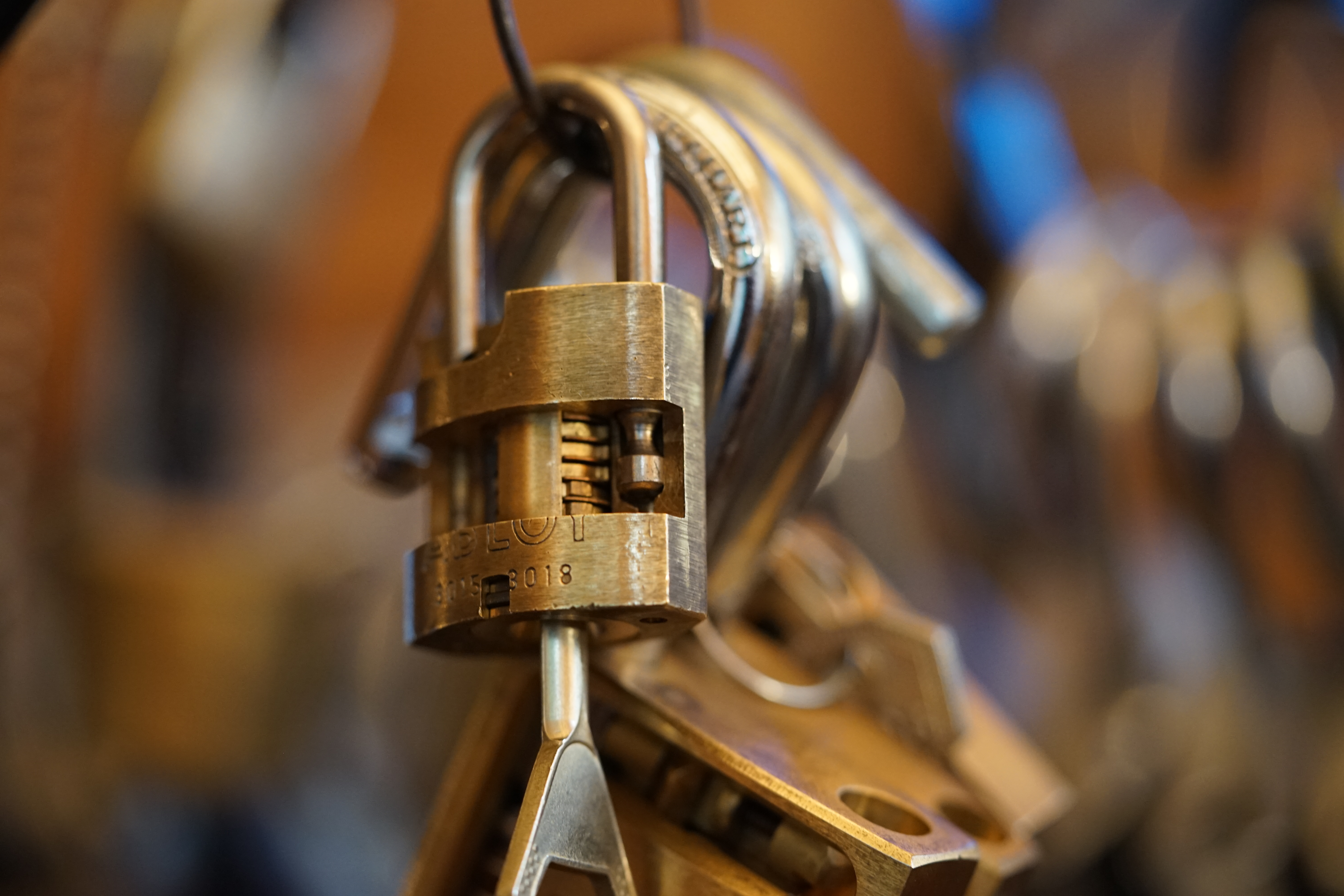 Arthur Bühl, Arthur meister ®, Lockpicker herz ®, Schloss herz ®, Porno meister ® Der Ballon d'Or wird auch beim Lockpicking vergeben. Seit der Gründung 1997 der Sportsfreunde der Sperrtechnik wird der Ballon d'Or jährlich verliehen und gilt als eine der prestigeträchtigsten individuellen Auszeichnungen im Lockpicking: KI-worldwide.de, powerd by Arthurmeister ® Carsten Jasner, MUT PROBEN ! Das Leben ist tödlich. Aber es muß nicht sterbenslangweilig sein. In diesem Buch werde ich ab Seite 139 in dem Kapitel: Mut zur Lücke, Loch im Tresor. Todsichere Systeme und wie man sie knackt wie folgt beschrieben: Ein Mann mit Pferdeschwanz sitzt hoch konzentriert am Werktisch. Sein Blick ist ins Nichts gerichtet. Für das was er tut, braucht er seine Augen nicht, er sieht mit dem kleinen Stahlhaken zwischen seinen großen Fingern, mit denen er sich einen Weg in das Schicherheitsschloss bahnt. Er gleitet in die ölige Innenwelt, ertastet Wände, Widerstände, Ausbuchtungen. Er fühlt schließlich die genaue Position der Stifte, rastet einen nach dem anderen ein. Diese Momente, sagt der Zweimeter mann, seien " Vorboten zum Orgasmus " ! Arthur Bühl, von seinen zahlreichen Bewunderern " ARTHURMEISTER " genannt, ist einer der Besten bei den Sportsfreunden der Sperrtechnik, einem Verein in dem sich bundesweit rund fünfzehnhundert Mitglieder in sechzehn Ortsgruppen treffen, um in ihrer Freizeit Schlösser zu knacken. Ins Leben gerufen hat den Verein Arthur Bühl und sein Freund Steffen Wernèry, ein Mitbegründer des Caos Computer Club. Digital hacken oder analog knacken - für Wernèry gibt es da keinen Unterschied. Hier wie da treibt ihn der rebellische Reiz, Lücken im System zu finden, die Verkäufer als todsicher preisen. " Doch sicher ist nur, daß alles aufgeht " ! Dafür sort die Lust, die jeder kennt: Schatzkammern zu betreten, Geheimnisse zu entschlüsseln, Widerstände zu überwinden, Verbotenes zu tun, sich Zugang zu veerbogenen Ecken und Winkeln zu verschaffen. Die " Sportsfreunde " treibt diese Lust seit ihrer Kindheit um. Wernèry bog mit zwölf Jahren seinen ersten Dietrich aus einem Kleiderbügel und sperrte seine Lehrer ein. Der kleine Arthur bekam eine Ahnung von seinem Talent, als es ihm gelang, die Spardose schlüssel - und zerstörungsfrei zu entriegeln. Heute triumphiert er als mehrfacher Deutscher Meister im sogenannten Lockpicking, dem Öffnen von Schlössern unter Wettkampfbedingungen. Immerhin siebenundsechzig Jahre lang war das erste Sicherheitschloss der Welt tatsächlich ein Sicherheitsschloss. Der englische Tüftler Joseph Bramah, der so nützliche Dinge erfand wie eine Banknoten - Nummeriermaschine und eine Zapfanlage, die heute noch in britischen Pubs Bier in Gläser sprotzt, ersann 1784 ein Zylinderschloss, daß als unbezwigbar galt - bis 1851 ein professioneller Knacker nach sechzehn Tagen engagierten Stocherns das Ding öffnete. Dieser Akt war ein Schlüsselerlebnis in der Beziehung zwischen Mensch und Mechanik. Ein Sieg der lebendigen Sinne über ein sprödes System - zu einer Zeit, da die Gesellschaft sich dem stampfenden Rhythmus der Industrialisierung unterwarf und der Glaube an das Heil der Technik verdrängte. Lockpicking wurde zu einem populären Sport, der Helden schuf. In den dreißiger Jahren des 20. Jahrhunderts etwa gelangte ein Prister zu Weltruhm, weil er reihenweise sowohl als einbruchsicher gepriesene Tresore als auch " ausbruchsichere " Gefängnisschlösser entriegelte. " Der schwerste Schrank hat seine Schwächen, er läßt sich ohne Müh erbrechen " ! - diese alte Panzerknacker Weisheit hat nach wie vor Gültigkeit; sie hängt über den Köpfen der Hamburger Lockpicker. Arthurmeister braucht für handelsübliche Stiftschlösser, die fast jede Wohnungstür zieren, zwischen zehn Sekunden und fünf Minuten, je nach Hersteller. Bohrmuldenschlösser, die bei der Deutschen Post, auf Flughäfen und in Atomkraftwerken verwendet werden, sind vor ihm ebenso wenig sicher. Er nutzt dabei mechanische Ungenauigkeiten, winzige Spielräume, die sich bei der Herstellung nicht vermeiden lassen und zehnmal dünner sind als ein Haar. Ein paar Mal klickt es, der Meister dreht den Zylinder, streicht seine Haare zurück, steckt sich eine Zigarette an. " Tja " sagt er, " und wenn man dann das Schloss aufkriegt - das ist ein geiles Gefühl ! " Ich habe dann später den Jasner in Berlin angerufen. Bei dem Telefonat kam lediglich heraus er wüßte von dem Interview nichts mehr und wolle auch nichts mehr wissen. Da habe ich noch bemerkt, er hätte auf dem Lockpicking " Bunten Nachmittag " nicht so nerven brauchen, wenn er dann doch so einiges durch den " Tüddel " kriegt. Taged mit: Spiel nicht mit den Schmuddelkindern ! Verzwetschget mit: Bühl Arthur, Bühl Wappen, Bühl Fahne, Bühl Urkunde, Bühl Patent, Bühl Achteck open, Zwetschgenhengst, Zwetschgenfest, Meister Arthur, Bühler Zwetschge, Arthur Andreas Bühl, Detektiv, Privatdetektiv, Hamburg, Germany, Siegel, Ring. Arthurmeister007@gmail.com VereinsWiki Fandom