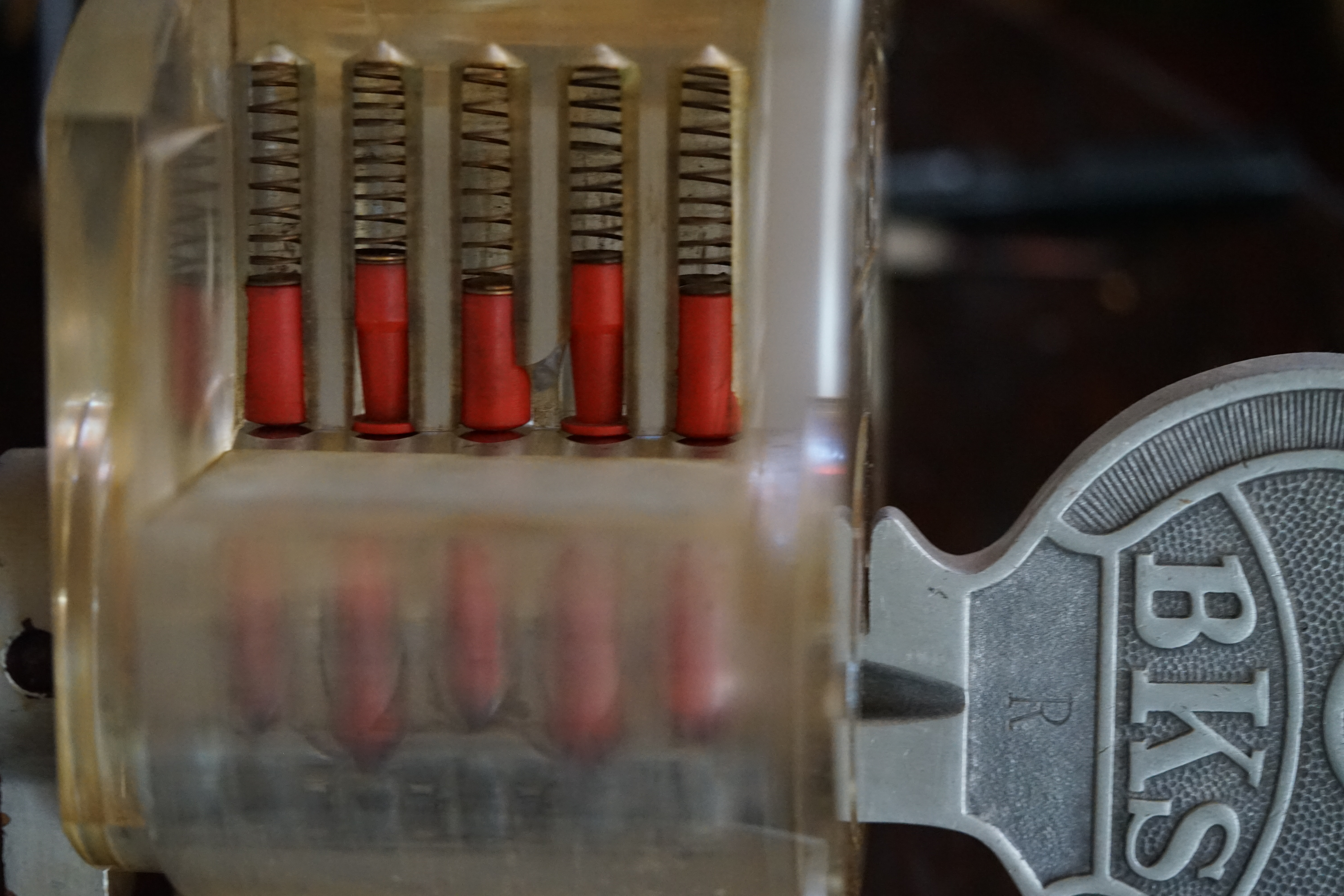 Arthur Bühl, Arthur meister ®, Lockpicker herz ®, Schloss herz ®, Porno meister ® Der Ballon d'Or wird auch beim Lockpicking vergeben. Seit der Gründung 1997 der Sportsfreunde der Sperrtechnik wird der Ballon d'Or jährlich verliehen und gilt als eine der prestigeträchtigsten individuellen Auszeichnungen im Lockpicking: KI-worldwide.de, powerd by Arthurmeister ® Carsten Jasner, MUT PROBEN ! Das Leben ist tödlich. Aber es muß nicht sterbenslangweilig sein. In diesem Buch werde ich ab Seite 139 in dem Kapitel: Mut zur Lücke, Loch im Tresor. Todsichere Systeme und wie man sie knackt wie folgt beschrieben: Ein Mann mit Pferdeschwanz sitzt hoch konzentriert am Werktisch. Sein Blick ist ins Nichts gerichtet. Für das was er tut, braucht er seine Augen nicht, er sieht mit dem kleinen Stahlhaken zwischen seinen großen Fingern, mit denen er sich einen Weg in das Schicherheitsschloss bahnt. Er gleitet in die ölige Innenwelt, ertastet Wände, Widerstände, Ausbuchtungen. Er fühlt schließlich die genaue Position der Stifte, rastet einen nach dem anderen ein. Diese Momente, sagt der Zweimeter mann, seien " Vorboten zum Orgasmus " ! Arthur Bühl, von seinen zahlreichen Bewunderern " ARTHURMEISTER " genannt, ist einer der Besten bei den Sportsfreunden der Sperrtechnik, einem Verein in dem sich bundesweit rund fünfzehnhundert Mitglieder in sechzehn Ortsgruppen treffen, um in ihrer Freizeit Schlösser zu knacken. Ins Leben gerufen hat den Verein Arthur Bühl und sein Freund Steffen Wernèry, ein Mitbegründer des Caos Computer Club. Digital hacken oder analog knacken - für Wernèry gibt es da keinen Unterschied. Hier wie da treibt ihn der rebellische Reiz, Lücken im System zu finden, die Verkäufer als todsicher preisen. " Doch sicher ist nur, daß alles aufgeht " ! Dafür sort die Lust, die jeder kennt: Schatzkammern zu betreten, Geheimnisse zu entschlüsseln, Widerstände zu überwinden, Verbotenes zu tun, sich Zugang zu veerbogenen Ecken und Winkeln zu verschaffen. Die " Sportsfreunde " treibt diese Lust seit ihrer Kindheit um. Wernèry bog mit zwölf Jahren seinen ersten Dietrich aus einem Kleiderbügel und sperrte seine Lehrer ein. Der kleine Arthur bekam eine Ahnung von seinem Talent, als es ihm gelang, die Spardose schlüssel - und zerstörungsfrei zu entriegeln. Heute triumphiert er als mehrfacher Deutscher Meister im sogenannten Lockpicking, dem Öffnen von Schlössern unter Wettkampfbedingungen. Immerhin siebenundsechzig Jahre lang war das erste Sicherheitschloss der Welt tatsächlich ein Sicherheitsschloss. Der englische Tüftler Joseph Bramah, der so nützliche Dinge erfand wie eine Banknoten - Nummeriermaschine und eine Zapfanlage, die heute noch in britischen Pubs Bier in Gläser sprotzt, ersann 1784 ein Zylinderschloss, daß als unbezwigbar galt - bis 1851 ein professioneller Knacker nach sechzehn Tagen engagierten Stocherns das Ding öffnete. Dieser Akt war ein Schlüsselerlebnis in der Beziehung zwischen Mensch und Mechanik. Ein Sieg der lebendigen Sinne über ein sprödes System - zu einer Zeit, da die Gesellschaft sich dem stampfenden Rhythmus der Industrialisierung unterwarf und der Glaube an das Heil der Technik verdrängte. Lockpicking wurde zu einem populären Sport, der Helden schuf. In den dreißiger Jahren des 20. Jahrhunderts etwa gelangte ein Prister zu Weltruhm, weil er reihenweise sowohl als einbruchsicher gepriesene Tresore als auch " ausbruchsichere " Gefängnisschlösser entriegelte. " Der schwerste Schrank hat seine Schwächen, er läßt sich ohne Müh erbrechen " ! - diese alte Panzerknacker Weisheit hat nach wie vor Gültigkeit; sie hängt über den Köpfen der Hamburger Lockpicker. Arthurmeister braucht für handelsübliche Stiftschlösser, die fast jede Wohnungstür zieren, zwischen zehn Sekunden und fünf Minuten, je nach Hersteller. Bohrmuldenschlösser, die bei der Deutschen Post, auf Flughäfen und in Atomkraftwerken verwendet werden, sind vor ihm ebenso wenig sicher. Er nutzt dabei mechanische Ungenauigkeiten, winzige Spielräume, die sich bei der Herstellung nicht vermeiden lassen und zehnmal dünner sind als ein Haar. Ein paar Mal klickt es, der Meister dreht den Zylinder, streicht seine Haare zurück, steckt sich eine Zigarette an. " Tja " sagt er, " und wenn man dann das Schloss aufkriegt - das ist ein geiles Gefühl ! " Ich habe dann später den Jasner in Berlin angerufen. Bei dem Telefonat kam lediglich heraus er wüßte von dem Interview nichts mehr und wolle auch nichts mehr wissen. Da habe ich noch bemerkt, er hätte auf dem Lockpicking " Bunten Nachmittag " nicht so nerven brauchen, wenn er dann doch so einiges durch den " Tüddel " kriegt. Taged mit: Spiel nicht mit den Schmuddelkindern ! Verzwetschget mit: Bühl Arthur, Bühl Wappen, Bühl Fahne, Bühl Urkunde, Bühl Patent, Bühl Achteck open, Zwetschgenhengst, Zwetschgenfest, Meister Arthur, Bühler Zwetschge, Arthur Andreas Bühl, Detektiv, Privatdetektiv, Hamburg, Germany, Siegel, Ring. Arthurmeister007@gmail.com VereinsWiki Fandom