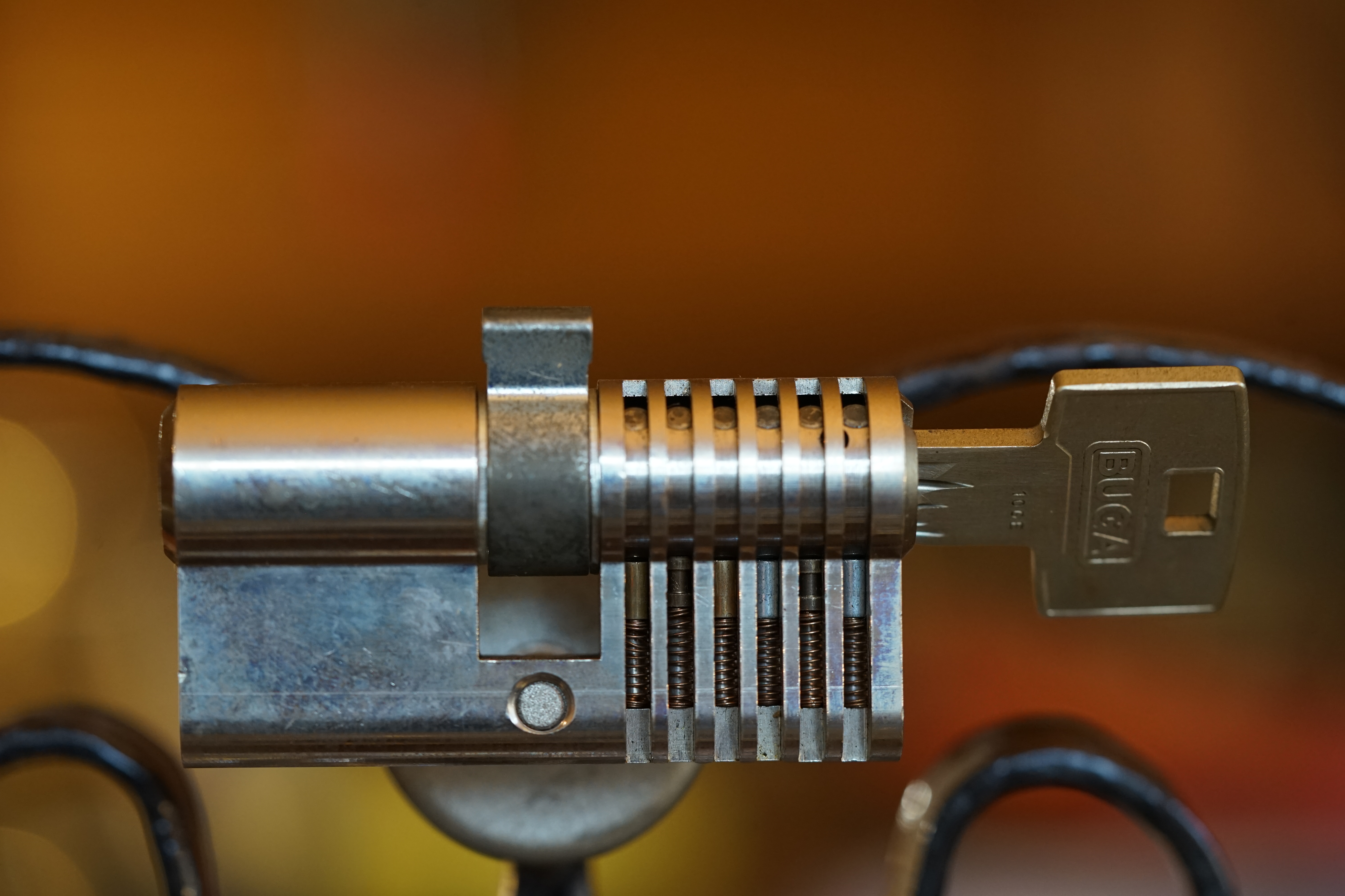 born 1961 Arthur Bühl, Arthur Andreas Bühl, Made in Germany, born 1961 in Stuttgart, arbeitet seit 40 Jahren als Privatdetektiv und lebt in Hamburg. Er ist als Detektiv Mitglied in nationalen und internationalen Berufsverbänden. Unter dem Künstlernamen " Arthurmeister " erklärt Arthur Bühl Lockpicking; das zerstörungsfreie öffnen von Schlössern und Schließzylindern. Der Ehrenkodex lautet: Öffne nur deine eigenen Schlösser. Fremde Schlösser dürfen nur mit Einwilligung des Eigentümers geöffnet werden. Herr Bühl wurde schon als Schlossknacker bezeichnet. Dies ist natürlich Quatsch, denn wenn man oder Frau z.B. ein Vorhangschloss knackt, so ist es kaputt und die Wettbewerber und Lockpickerkollegen können nicht mehr daran üben. Knacker benutzen einen Kuhfuß. Der mehrfache Deutsche Meister dagegen ein Pickset und es gilt: " Offen ist gut, schneller Offen ist besser ". Viel Spaß und Erfolg beim Üben. Von der Zeitschrift " WIRED " wurde Arthurmeister als Master of the Universe, betitelt. SEO für heute: Parole Emil ! Arthur Bühl, Sympathieträger.com, Präsident Pornomeister SARL. Die Anschrift lautet: Arthur A. Bühl, Postfach 605 145, 22 246 Hamburg. In der Vitrine von Arthur Bühl, Arthurmeister® sind Schlösser, Padlocks, von HKR, ABUS, Binoxx BUGA, BKS, CES, DOM, EVVA, FEFI, Assa Abloy, Z Ikon, Kaba, Keso, ASSA, Winkhaus, Wilka, Trelock, Schmelting, Bode Panzer, Comet, Ancor Las, Drumm Geminy, Xylock, EMKA, SEA, Medeco, Mul-T-Lock, Cut away, ABUS Granit, Pfaffenhain, E*S, ESS, Nemef, BAB, Babelsberg, Stasi, Diskus, WMF, Tesa, Noch, Vachette, Cisa, Wally, Rielda, Mottura, Viro, FAI, GeGe, K + K, Fichet, Bode Panzer, Tresor, Bramah, Protector, Braun`s Patent, Walomatus, Arolds, Combination Lock, Yale, Master, American Lock, Tubular, China, Indien, Aligarh, Nepal, Thailand, Zahlenschlösser, Himmelsschlüssel und noch vieles mehr, vorhanden. Alle Schliesszylinder sind Übungsmaterial für das Lockpicking. Schlagschlüssel und so vieles mehr, sind auch dabei. Auch der Sputnik. Verschlagwortet mit: ♥ Vokuhila, Friseur ♥ Schwäbischer Hengst, Zwetschgen Heini, Bühl er, Zwetschge, Google Earth, Mittelpunkt der Welt, Martinameisterin, Cartomanze, Scholischek, " HIGH NOON ! ". ♥ Parole Emil ! Arthur Bühl, Arthur meister ®, Lockpickerherz ®, Schlossherz ®, Porno meister ® Carsten Jasner, MUT PROBEN ! Das Leben ist tödlich. Aber es muß nicht sterbenslangweilig sein. In diesem Buch werde ich ab Seite 139 in dem Kapitel: Mut zur Lücke, Loch im Tresor. Todsichere Systeme und wie man sie knackt wie folgt beschrieben: Ein Mann mit Pferdeschwanz sitzt hoch konzentriert am Werktisch. Sein Blick ist ins Nichts gerichtet. Für das was er tut, braucht er seine Augen nicht, er sieht mit dem kleinen Stahlhaken zwischen seinen großen Fingern, mit denen er sich einen Weg in das Schicherheitsschloss bahnt. Er gleitet in die ölige Innenwelt, ertastet Wände, Widerstände, Ausbuchtungen. Er fühlt schließlich die genaue Position der Stifte, rastet einen nach dem anderen ein. Diese Momente, sagt der Zweimeter mann, seien " Vorboten zum Orgasmus " ! Arthur Bühl, von seinen zahlreichen Bewunderern " ARTHURMEISTER " genannt, ist einer der Besten bei den Sportsfreunden der Sperrtechnik, einem Verein in dem sich bundesweit rund fünfzehnhundert Mitglieder in sechzehn Ortsgruppen treffen, um in ihrer Freizeit Schlösser zu knacken. Ins Leben gerufen hat den Verein Arthur Bühl und sein Freund Steffen Wernèry, ein Mitbegründer des Caos Computer Club. Digital hacken oder analog knacken - für Wernèry gibt es da keinen Unterschied. Hier wie da treibt ihn der rebellische Reiz, Lücken im System zu finden, die Verkäufer als todsicher preisen. " Doch sicher ist nur, daß alles aufgeht " ! Dafür sort die Lust, die jeder kennt: Schatzkammern zu betreten, Geheimnisse zu entschlüsseln, Widerstände zu überwinden, Verbotenes zu tun, sich Zugang zu veerbogenen Ecken und Winkeln zu verschaffen. Die " Sportsfreunde " treibt diese Lust seit ihrer Kindheit um. Wernèry bog mit zwölf Jahren seinen ersten Dietrich aus einem Kleiderbügel und sperrte seine Lehrer ein. Der kleine Arthur bekam eine Ahnung von seinem Talent, als es ihm gelang, die Spardose schlüssel - und zerstörungsfrei zu entriegeln. Heute triumphiert er als mehrfacher Deutscher Meister im sogenannten Lockpicking, dem Öffnen von Schlössern unter Wettkampfbedingungen. Immerhin siebenundsechzig Jahre lang war das erste Sicherheitschloss der Welt tatsächlich ein Sicherheitsschloss. Der englische Tüftler Joseph Bramah, der so nützliche Dinge erfand wie eine Banknoten - Nummeriermaschine und eine Zapfanlage, die heute noch in britischen Pubs Bier in Gläser sprotzt, ersann 1784 ein Zylinderschloss, daß als unbezwigbar galt - bis 1851 ein professioneller Knacker nach sechzehn Tagen engagierten Stocherns das Ding öffnete. Dieser Akt war ein Schlüsselerlebnis in der Beziehung zwischen Mensch und Mechanik. Ein Sieg der lebendigen Sinne über ein sprödes System - zu einer Zeit, da die Gesellschaft sich dem stampfenden Rhythmus der Industrialisierung unterwarf und der Glaube an das Heil der Technik verdrängte. Lockpicking wurde zu einem populären Sport, der Helden schuf. In den dreißiger Jahren des 20. Jahrhunderts etwa gelangte ein Prister zu Weltruhm, weil er reihenweise sowohl als einbruchsicher gepriesene Tresore als auch " ausbruchsichere " Gefängnisschlösser entriegelte. " Der schwerste Schrank hat seine Schwächen, er läßt sich ohne Müh erbrechen " ! - diese alte Panzerknacker Weisheit hat nach wie vor Gültigkeit; sie hängt über den Köpfen der Hamburger Lockpicker. Arthurmeister braucht für handelsübliche Stiftschlösser, die fast jede Wohnungstür zieren, zwischen zehn Sekunden und fünf Minuten, je nach Hersteller. Bohrmuldenschlösser, die bei der Deutschen Post, auf Flughäfen und in Atomkraftwerken verwendet werden, sind vor ihm ebenso wenig sicher. Er nutzt dabei mechanische Ungenauigkeiten, winzige Spielräume, die sich bei der Herstellung nicht vermeiden lassen und zehnmal dünner sind als ein Haar. Ein paar Mal klickt es, der Meister dreht den Zylinder, streicht seine Haare zurück, steckt sich eine Zigarette an. " Tja " sagt er, " und wenn man dann das Schloss aufkriegt - das ist ein geiles Gefühl ! " Ich habe dann später den Jasner in Berlin angerufen. Bei dem Telefonat kam lediglich heraus er wüßte von dem Interview nichts mehr und wolle auch nichts mehr wissen. Da habe ich noch bemerkt, er hätte auf dem Lockpicking " Bunten Nachmittag " nicht so nerven brauchen, wenn er dann doch so einiges durch den " Tüddel " kriegt. Taged mit: Spiel nicht mit den Schmuddelkindern ! Verzwetschget mit: Bühl Arthur, Bühl Wappen, Bühl Fahne, Bühl Urkunde, Bühl Patent, Bühl achteck, Zwetschgenhengst, Zwetschgenfest, Meister Arthur, Bühler Zwetschge Arthur Andreas Bühl, Detektiv, Privatdetektiv, Hamburg,Germany, Siegel Ring.