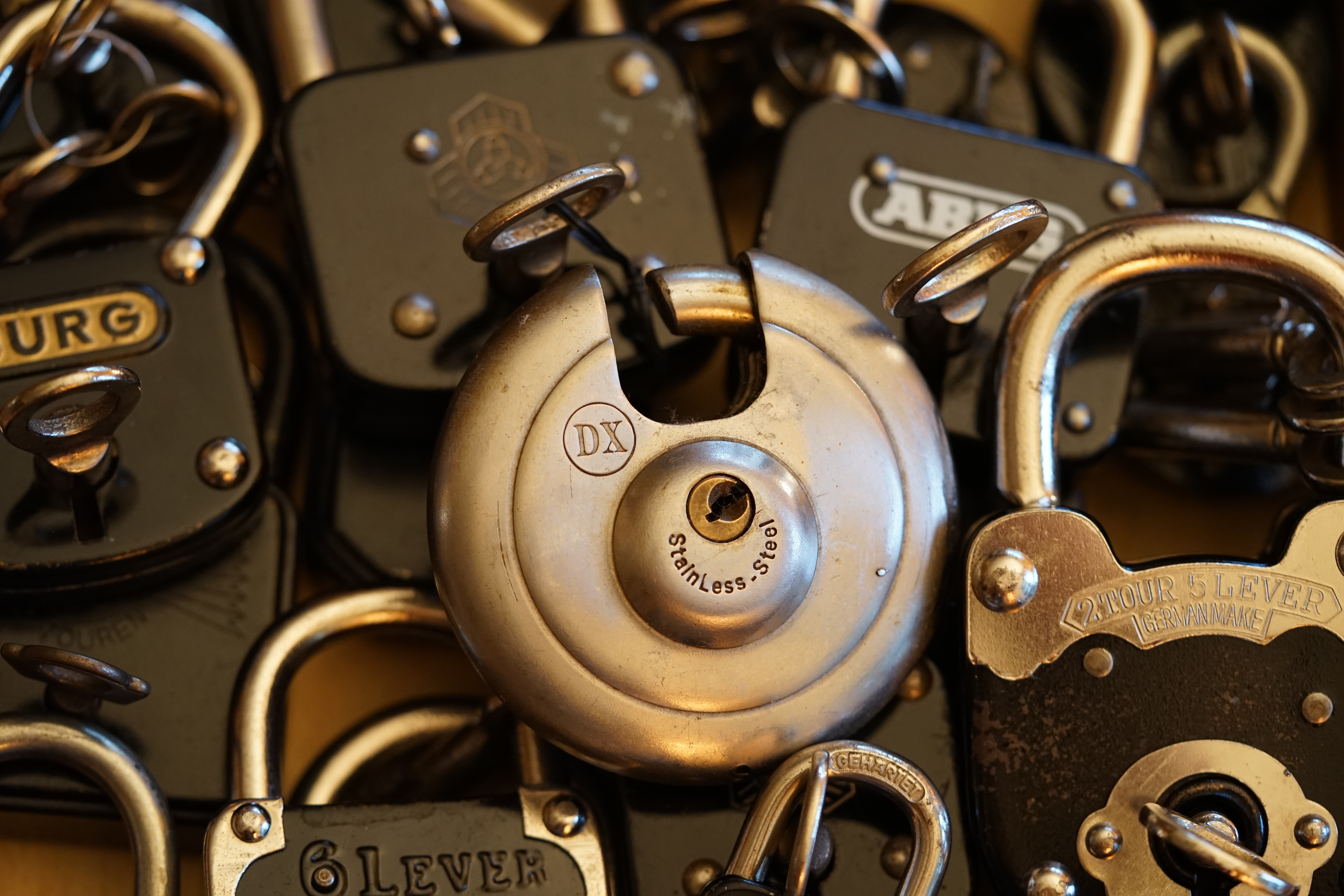 DER AUFMACHER 𝔄𝔯𝔱𝔥𝔲𝔯 𝔅ü𝔥𝔩, 𝔄𝔯𝔱𝔥𝔲𝔯𝔪𝔢𝔦𝔰𝔱𝔢𝔯® Bühl, Arthur, Jahrgang 1961, Made in Germany, Detektiv or Private Investigator how Mr. Smitz from the PLAYBOY, Beverly Hills, say`s. Yes Mr. Smitz i will send you the Photo Arthurmeister`s F 1, Jacket for your LeporelloUS. to your E - Mail Mr.Smitz@Mr.Smitz.us. Ok, Mr. Smitz. Mr. Smitz do you know what Google Earth is ? Take BÜHL Arthur, only by Google Earth, you know ? have done it ? Yes Google will show you my Panel superfast. Cool, Arthurmeister, cool. Yes Mr. Smitz, this can i do for you too ! Yes with SEO. Yes, yes, i have Arkadasch erklärt, sein Erikli pasta is not so genial. Der beste Zwetschgenkuchen, you know plum tart, is from the Stadt Bühl. Not laughing in the USA. Bühl is a City like my Name. And the People in this City called it: Zwetschgendatschi ! you know. This is the world best plumcake. Yes Datschi. Yes, Stadt Bühl is near Baden - Baden, the Casino, you know ! Yes. Baden-Württemberg. You must know there is since 1927 the traditionell Zwetschgenfest. And there ist the Zwetschgenkönigin ! Mr. Smitz, my Ur Ur Ur Ur Grandfather is born in Bühl. My Great Grand Grand Mother where also born in the town Bühl. Their profession was Zwetschgenpicker. Not Lockpicker, Zwetschgen / Plum Picker. And Rüttler. Oh, really ! Yes, Yes. And since this time the name of the family Bühl from the Stadt Bühl is: Yes you know - Buehl. Yes i will give Greetings from you to Mrs. Friede Springer from the Newspaper BILD et. Yes, the Elbphilharmonie is in Betrieb. OH, Mr. Smitz, greeting´s to you from Joe Asbbery, NBA, you know. Tomorrow we will meet us in the Hasenstübchen, our Rabbit Hall. For Lockpicking und Beer. Call you. Parole Emil ! 𝗗𝗶𝗲 𝗘 - 𝗠𝗮𝗶𝗹 𝗹𝗮𝘂𝘁𝗲𝘁: 𝗔𝗿𝘁𝗵𝘂𝗿𝗺𝗲𝗶𝘀𝘁𝗲𝗿@𝗔𝗿𝘁𝗵𝘂𝗿𝗺𝗲𝗶𝘀𝘁𝗲𝗿.𝗱𝗲 𝗗𝗶𝗲 𝗘 - 𝗠𝗮𝗶𝗹 𝗹𝗮𝘂𝘁𝗲𝘁: 𝗔𝗿𝘁𝗵𝘂𝗿𝗔𝗻𝗱𝗿𝗲𝗮𝘀𝗕𝘂𝗲𝗵𝗹@𝗔𝗿𝘁𝗵𝘂𝗿𝗔𝗻𝗱𝗿𝗲𝗮𝘀𝗕𝘂𝗲𝗵𝗹.𝗱𝗲 Verschlagwortet mit Bühl er Zwetschge, Zwetschgenhengst, Pflaume, plum, Erikli, prugna torta, Datschi, süss. ♥ Zwetschgen Heini verschlagwortet mit: ♥ Vokuhila, Friseur ♥ Schwäbischer Hengst, Zwetschgen Heini, Bühl Art, Zwetschge, Google Earth, Mittelpunkt der Welt, Martinameisterin, Cartomanze, Scholischek, " HIGH NOON ! ". ♥ Parole Emil !