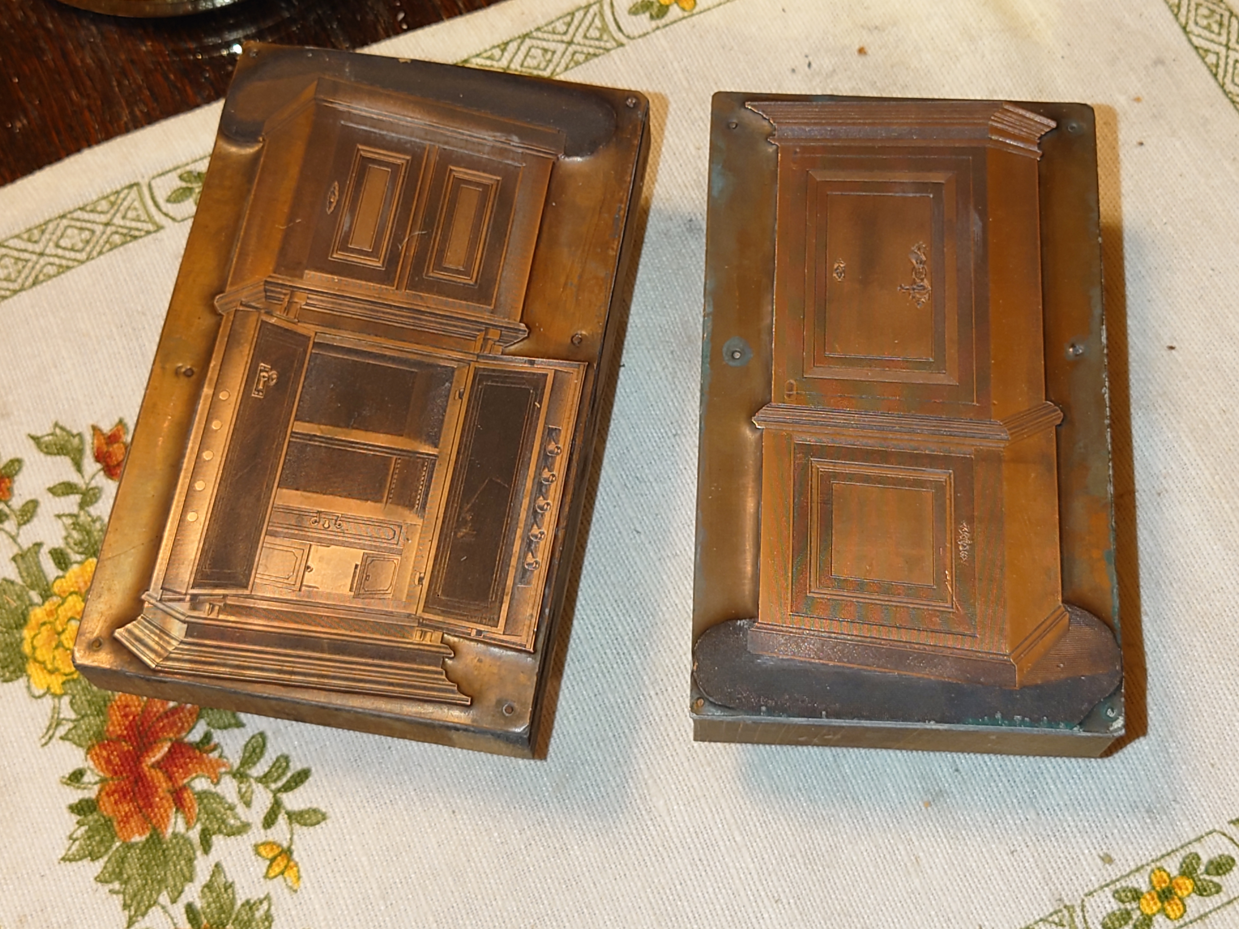 Arthur Bühl, Arthurmeister ®,Lockpickerherz ® Schlossherz ®, Pornomeister ®, neuer SEO Text für 2026 12.00 Mittags im Hasenstübchen. Basketball Bouncing Joe Asberry schreit: Prost ! Die Glocke kingelt ! In Arthurmeister`s Jukebox im Hasenstübchen spielt: Slow Hand von den Pointer Sisters. Ferrari Rudi sitzt am Tresen. Anstatt Helbing trinkt er heute Underberg. Pelle und Heike I machen Stößchen. Justamente klingelt das Telefonino. Der Hannenberger lacht zu Bouncing Joe Asberry: Ich wette mit Dir: Da ruft unser Freund Mr. Smitz vom Playboy an. Arthurmeister geh endlich ran. Die Glocke klingelt. Yes Mr. Smitz, yes, yes Mr. Smitz. Yes great, you know. Yes, yes we have a Party. Yes, yes. Ja: Angela Merkel, die kennen wir. You know: " Bundeskanzlerin ". Giovanni ruft: Bella Donna: Signora Merkel is the CEO of the world. Yes, Yes Mr. Smitz, i will look about her Memoiren. Oh Mr. Smitz ? Her Biographie with her Signature ? OH, Mr. Smitz mit Widmung ? Das wird nicht einfach ! no easy, you know ! Da muß die Glocke aber ein ganzes Wochenende läuten. Prost. Helbing. Yes Mr. Smitz, hands on the heard, you know, difficult ! Arkadasch !!! Smitz U.S.A. braucht die Memoiren von Angela Merkel signiert mit dem Text: Für Mr. Smitz from the Playboy ! Also pass auf: Dein Schwippschwager ist doch Aufsteller bei der Messe. Ja, Buchmesse. Dort hält die Merkel eine Autogrammstunde. Der soll sich dort anstellen mit seinen Kumpani. Ja, der Smitz läßt hier die Glocke läuten. Das gesamte Wochenende. Hannenberger gibt das Passwort: Freibier, Freibier ! Die Glocke läutet jetzt: Helbing ! In Arthurmeister`s Jukebox spielt: The Tramps - Disco Inferno - Orginal Longversion Tony Mendes ! Basketball Bouncing Joe swingt mit dem Kopf mit. Jetzt meint Arkadasch: Oh meine Kumpani trauen sich nicht zu Dr. Angela Merkel. Die haben Angst vor Ihr. Kein Autogramm heißt kein Freibier. Droschkendieter !! Du fährst jetzt zur Buchhandlung, holst drei Biographien von der ollen Merkel, fährst weiter zum Kujau ! Ja, der hat dem Heinemann vom Stern, Hamburg, gefälschte Tagebücher verkauft. Der soll dir in ein Exemplar die Unterschrift der Merkel und die Widmung reinmalen. Sag ihm viele Grüße vom Arthurmeister und Parole Freibier, Freibier ! Dann malt der es dir sofort. Der kann das freudigst. Und sag ihm, das sei für Smitz, Amerika. Aber diesmal soll er keine rosa Tinte verwenden. Dann kommst du wieder her und wir alle unterschreiben das zweite, dann fährst du geschwind rüber nach Fuhlsbüttel, drängelst dich am Luftfrachtschalter vor, läßt die Bücher verpacken und paßt auch auf, das die auch tatsächlich im nächsten Flieger in die U.S.A. reisen. Dann hat er die Bücher, quasi wenn der Flieger landet. Sag denen: Parole: Freibier, Freibier ! Arthur und wozu das dritte Buch ? Du Depp, wenn beim unterschreiben vom zweiten Buch einer draufkotzt oder ein Brandloch reinmacht dann haben wir Ersatz ! Und diesen legen wir dann hinter den Tresen ins Regal und tuen so als hätten wir es gelesen. Es reicht das wir Frau Bundeskanzlerin mit guten, besoffenen, nicht ausgeklügelten, dummen, peinlichen Ratschlägen beraten haben ! Punkt. In Arthurmeister´s Jukebox spielt: Lady von Kenny Rogers. Sir Waschi hat gleich CHARLIE RICH - The most Beautifull Girl in The World, gedrückt. Die Stimmung ist gut. In der Jukebox spielt mittlerweile Aloe Blanc - I need a Dollar. Die Stimmung ist fantastisch ! Jetzt steigert sich die Stimmnung noch als der Nachläufer Roberto Blanco - Caramba, Caracho ein Whiskey, Carambo Caracho ein Gin, verflucht Sacrcameto Dolores und alles ist wieder hin ! In Rio de Janeiro… drückt. Der Noagerlzutzler drückt Roberto Blanco - Der Puppenspieler von Mexico und räumt Gläser ab. Hannenberger reicht schon einmal den Himmelsschlüssel ! Schwerti fragt: Mastertouch und wenn der Dir auf die Schliche kommt ? Du Depp, was glaubst du wenn der erfährt, daß er einen orginalen Kujau, dem Tagebuchfälscher hat, dann läuft der durch Beverly Hills und gibt damit bei jedem an, als sei er The Greatest. Und Du weißt: Die Schriftsachverständigen vom Stern oder von der Bild et und der Heinemann brauchten Monate bis sie diesen Betrug mit dem Verkauf der Tagebücher erkannt haben. In Arthurmeister`s Jukebox spielt: Calvin Harris & Sam Smith: Promises ! und es wird mitgesungen. Das Droschkendieter dann doch nur beim Papierfuzzy im Copy Shop neben an war ? weil der Kujau besoffen war ? Quatsch, kalter Kaffee, der Smitz verhöckert das Buch an Rockefeller. Was glaubst du, warum die Parole Freibier Freibier lautet ? Wir sind hier nicht bei der Wohlfahrt. Ferrari Rudi macht Ralala: Sonntag ist Formel I in Indianapolis. Denkt dran: High Noon ist dann morgens 07.00 Uhr. Die Glocke läutet ununterbrochen. Freibier, Freibier, Freibier, Parole Freibier. Let Michael pass for the Championship ! Das gesamte Hasenstübchen tanzt und platzt aus allen Nähten. In der Jukebox spielt James Last und Orchester: T.S.O.P The Top Sound of Philadelphia ! Prost, Prosit und Stößchen ! Der Hannenberger sieht zufrieden aus. Taged with: Bühler Zwetschge, Bühl Wappen, Zwetschgenhengst, Zwetschgenfest, Meister, Arthur Andreas Bühl, Privatdetektiv. Arthurmeister007@gmail.com