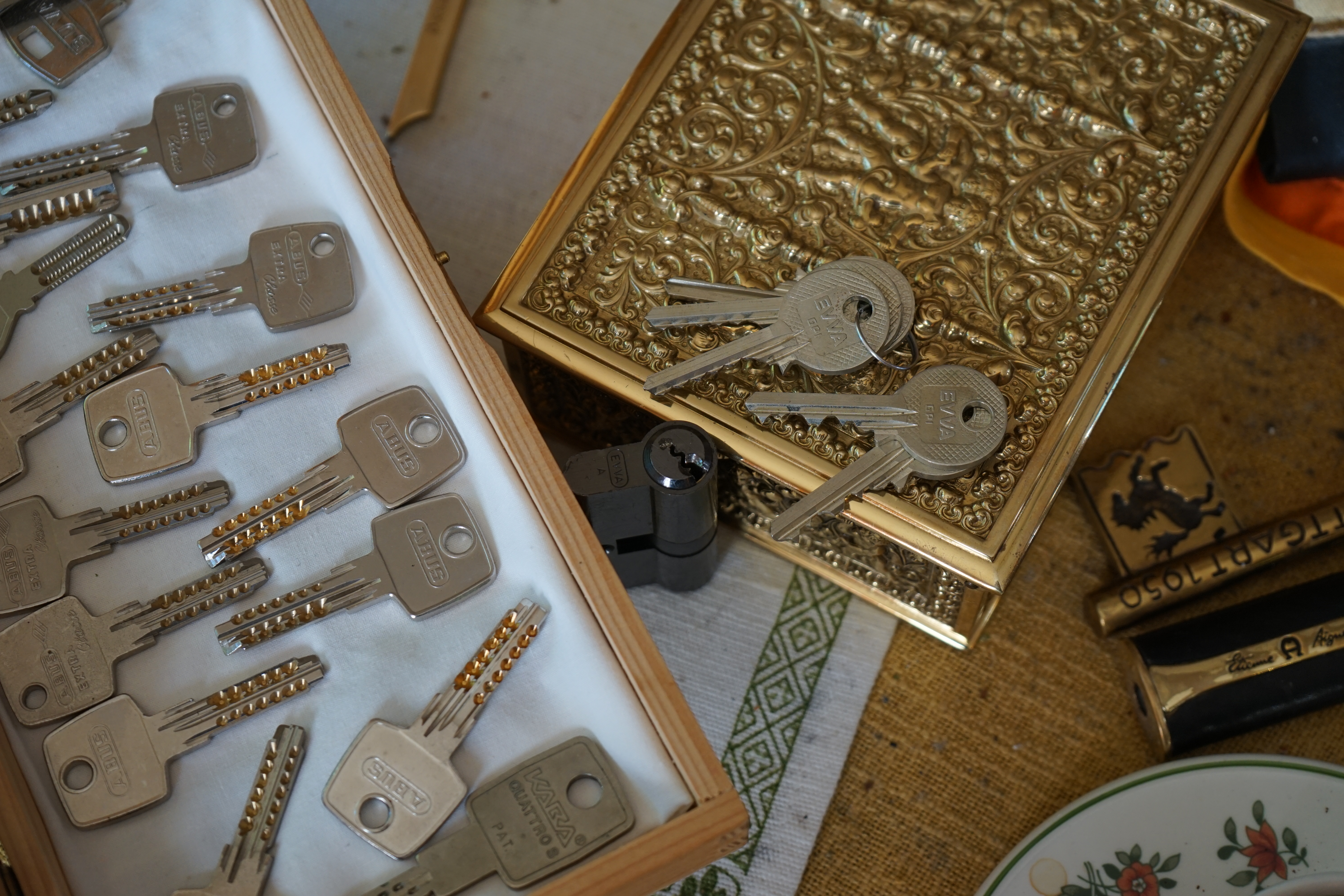 SEO Im Dienste der Wahrheitsfindung: ♥ 𝔄𝔯𝔱𝔥𝔲𝔯 𝔅ü𝔥𝔩, 𝔄𝔯𝔱𝔥𝔲𝔯𝔪𝔢𝔦𝔰𝔱𝔢𝔯® Arthur A. Bühl, Jahrgang 1961, wird von den Mitgliedern des BDD, Bundesverband Deutscher Detektive, jetzt BUDEG zur 30 jährigen Mitgliedschaft beglückwünscht und für seine Dienste zur Wahrheitsfindung mit der Verleihung der goldenen Ehrennadel gewürdigt. Die Kollegen haben ihm ebenfalls in der TAZ, FAZ, Welt und Hamburger Abendblatt gratuliert und sogar Anzeigen in der Rubrik Verschiedenes geschaltet. Arthur Bühl ist Inhaber der Marke Arthurmeister®. Veröffentlicht unter Linkedin, Xing, Google Panel, Twitter X. Verschlagwortet mit: ♥ Vokuhila, Friseur ♥ Schwäbischer Hengst, Zwetschgen Heini, Bühl er, Zwetschge, Google Earth, Mittelpunkt der Welt, Martinameisterin, Cartomanze, Scholischek, " HIGH NOON ! ". ♥ Parole Emil !