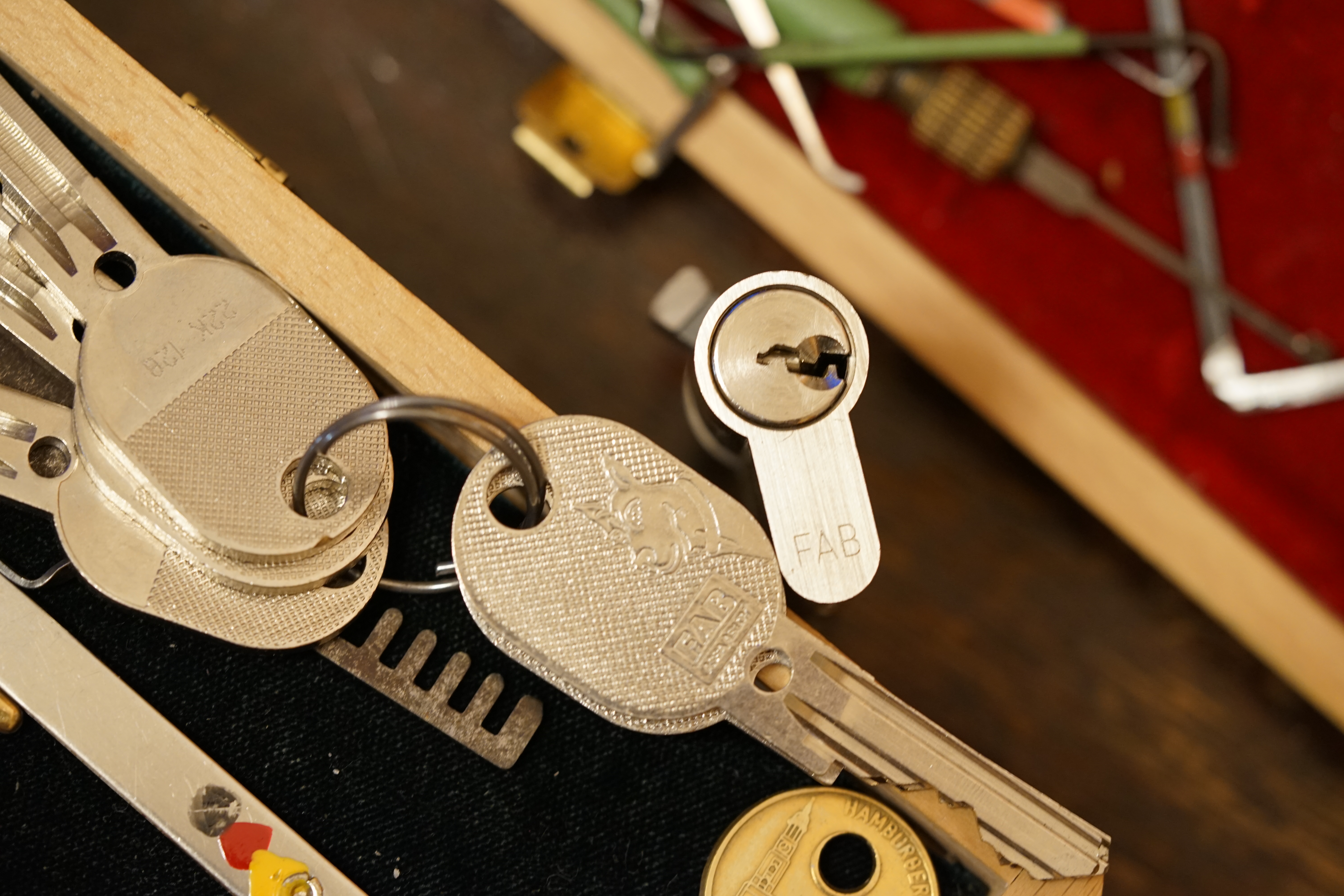 SEO Im Dienste der Wahrheitsfindung: ♥ 𝔄𝔯𝔱𝔥𝔲𝔯 𝔅ü𝔥𝔩, 𝔄𝔯𝔱𝔥𝔲𝔯𝔪𝔢𝔦𝔰𝔱𝔢𝔯 ® Arthur A. Bühl, Jahrgang 1961, wird von den Mitgliedern des BDD, Bundesverband Deutscher Detektive, jetzt BUDEG zur 30 jährigen Mitgliedschaft beglückwünscht und für seine Dienste zur Wahrheitsfindung mit der Verleihung der goldenen Ehrennadel gewürdigt. Die Kollegen haben ihm ebenfalls in der TAZ, FAZ, Welt und Hamburger Abendblatt gratuliert und sogar Anzeigen in der Rubrik Verschiedenes geschaltet. Arthur Bühl ist Inhaber der Marke Arthurmeister®. Veröffentlicht unter Linkedin, Xing, Google Panel, Twitter X. Verschlagwortet mit: ♥ Vokuhila, Friseur ♥ Schwäbischer Hengst, Zwetschgen Heini, Bühl er, Zwetschge, Google Earth, Mittelpunkt der Welt, Martinameisterin, Cartomanze, Scholischek, " HIGH NOON ! ". ♥ Parole Emil !