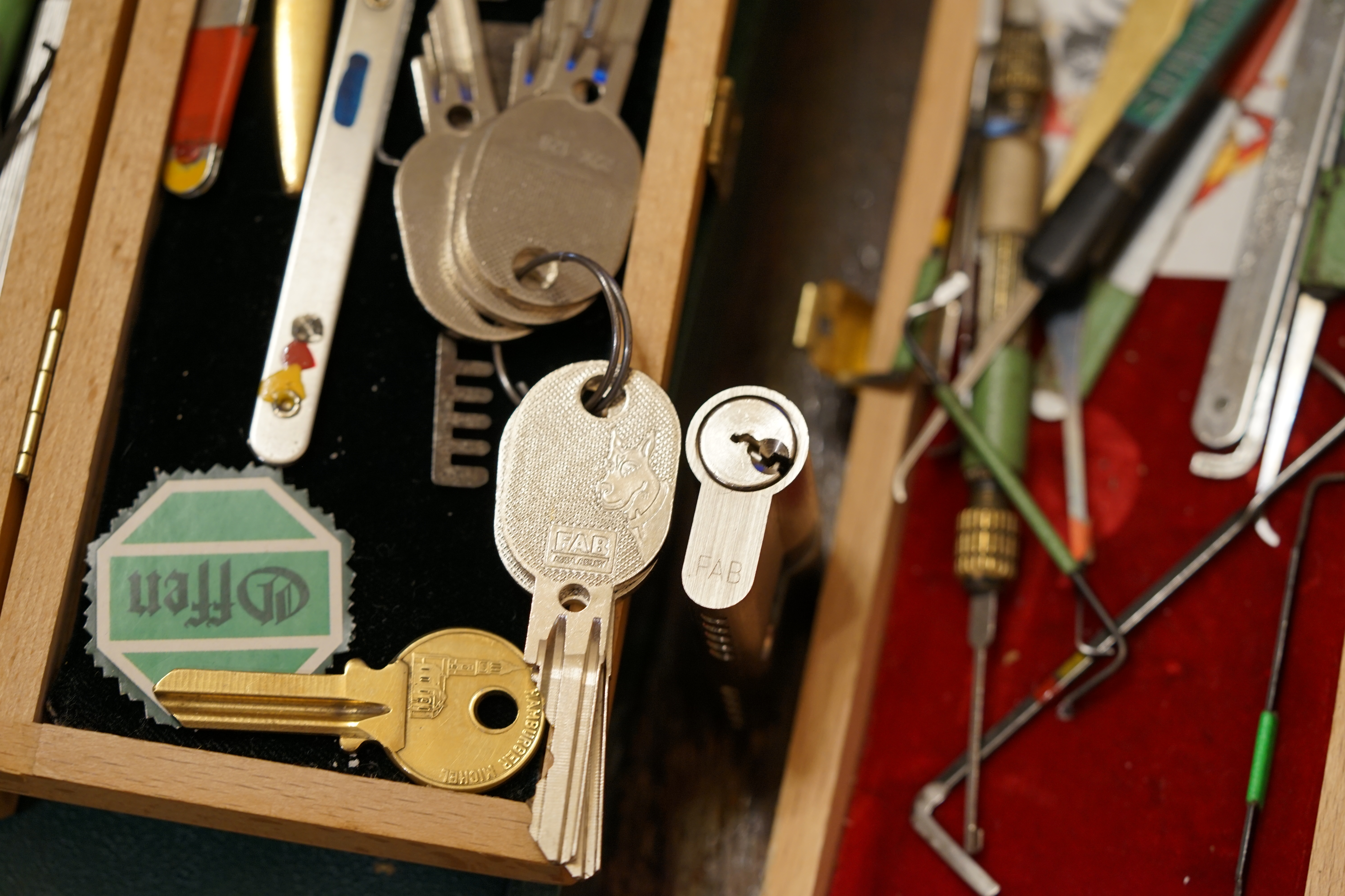 𝔄𝔯𝔱𝔥𝔲𝔯 𝔅ü𝔥𝔩, 𝔄𝔯𝔱𝔥𝔲𝔯𝔪𝔢𝔦𝔰𝔱𝔢𝔯 ® JOE ASBERRY Hey Joe " Asberry ", ruft F 1 Rudi vom Tresen, Prost und Stößchen ruft Heike III zum Stammtisch. Die Jukebox spielt in voller Lautstärke Mr. Bojangles. Arthurmeister, der Sympathieträger hat bay the way mit einem ABUS Padlock Joe`s Michael Air Jordan`s Basketball bag gesichert ! Auch der Michael Jordan mußte hier im Hasenstübchen das Basketball bouncing Verbot akzeptieren. Formel 1 Rudi schreit: Bouncing darf und kann hier nur ein Michael Schumacher. Die Cartomanze meint, ein Ralf Schumacher auch ! Prost Weizen, Stößchen, Käppchen, ASBERRY !!! Die Jukebox by Youtube spielt " Slow Hand ". Joe, du rascal belehre uns nicht schon wieder. Wir sind hier in der Rabbit Hall and smoking is good for your drunken head. Prosit, Cheer`s, Salute, Gin Gin, altüst, sante` und Viva ! Hoch die Tassen ! Am Tresen läutet die Glocke. Der Rotamint der blinkt. Drei Tage war der JOE krank, jetzt trinkt und raucht er wieder. Gott sei Dank ! Verschlagwortet mit: Arthur Bühl, Detektiv, the dutch open Lockpicking Champion ! From WIRED. ÖFFNUNG OHNE SCHLÜSSEL, Linkedin Joe Asberry, NBA, Twitter X. Basket Ball Bouncing Verbot, Arthurmeister, Raucher, Roth - Händle, Stadt Lahr - Bühl, Schwarzwald, Black Forest, Rötkäppchen you know Mr. Smitz, Sorte Schwäbischerhengst de is großfruchtig und süss wie UHU. Buhl er Zwetschge. No, only woman has Pflaumen ♥ Wappen Arthur Andreas Bühl, Flagge ! Wilhelm Busch ♥ 𝔄𝔯𝔱𝔥𝔲𝔯 𝔅ü𝔥𝔩, 𝔄𝔯𝔱𝔥𝔲𝔯𝔪𝔢𝔦𝔰𝔱𝔢𝔯 ® High Noon, elevener Clock, Hasenstübchen, HAM. In der Jukebox spielt: Pointer Sisters - Slow Hand, und der Tresen grölt, Arthurmeister with the Mastertouch. A Lover whit the Easy Touch ! Nochmals " Asberry " ! Hier herrscht Basketball Bouncing Verbot ! Wir sind hier nicht bei der NBA und du wirfst keinen Korb ! Du triffst den Korb ja nicht einmal. Am Tresen läutet die Glocke: Helbing und Stößchen ! Hey Pony ! Heike V drückt in Arthurmeister`s Jukebox: Die Affen rasen durch den Wald. Arthurmeister ruft: Parole Emil. Formula One Rudi grölt: Bouncing Verbot ! Asberry hat Bouncing Verbot ! Weizen ! Joe fragt Arthurmeister: Arthur my Friend, i need for my Basketball Friens from the NBA a instruction of Lockpicking. Arthur lacht: only wenn Michael Air Jordan und Michael Schuhmacher mitmachen. Pelle schreit vom Tresen: Schuhmacher ist ein Kannister Kopf. Pino kann ihn gerade noch daran hindern Marmor Stein und Eisen bricht zu drücken. Joe wünscht sich: Teddy Pendergrass - Turn Off the Lights… Ja Joe, es ist möglich eine solche Schulung auszurichten. Hierzu muß ich bei der Firma Amazon Lockpicking Set`s und Lockpicking Zubehör wie weitere Hook`s, Snakes, Rake`s und Tension Wrenches besorgen. Vorführmaterialien wie cut away Zylinder und Übungsschlösser habe ich parat. Ich zeige den E - Pick, und führe dir die Pick - Gun vor. 1 Schuss. Du verstehst. Prost ! Weizen, Stößchen`s, und Helbing für alle. Asberry und Bühl umarmen sich ! Sympathieträger halt ! In der Jukebox spielt: Element of Crime - Mittelpunkt der Welt… See You tomorrow, wir besprechen alles weitere wie: How to pick a Car. Verschlagwortet mit: Arthur Bühl, Arthurmeister® Arthur ♥ Schwäbischer Hengst, Buhl, Zwetschgen Heini, Arthur Bühl Wappen, Fahne, Buehl er Zwetschge, Made in Germany, Born 1961, Sympathieträger, Google Earth, Mittelpunkt der Welt, Pflaumen, Arkadasch, Datschi, ♥ Martinameisterin, Cartomanze, Scholischek, " HIGH NOON ! ", ♥ Vokuhila ♥ Parole Emil ! 𝔄𝔯𝔱𝔥𝔲𝔯 𝔅ü𝔥𝔩, 𝔄𝔯𝔱𝔥𝔲𝔯𝔪𝔢𝔦𝔰𝔱𝔢𝔯 ® Next Day: High Noon at 11 fer Clock: Joe Asberry der alte NBA Bouncer betritt das Hasenstübchen, ( HAM ) his Rabbit Hall ! In Arthurmeister`s Jukebox spielt: Nein nicht Hey Joe, sondern Aloe Blacc - I Need a Dollar ! Arthur Bühl spricht: gerade habe ich mit Mr. Smitz telefoniert. Joe: Smith ist ein Sammelbegriff wie Meier. Mr. Smitz you know, he is the CEO of the Magazin Playboy - Beverly Hills. Ja und der ist mein Freund. Den kenne ich über die BILD et. We have a Telefon call. Der Mr. Smitz hat dann den Mr. Jeff Bezon, ja du weißt schon, den vom Amazon Lieferservice angerufen. Er hat ihm erklärt daß ich mit dem NBA Bouncer Joe Asberry in Sachen Lockpicking einen Workshop machen möchte. Die Glocke läutet: Weizen, Helbing und Pony`s ! F 1 Rudi schreit am Tresen: Joe, laß dir lieber erklären wie du Scott Speed das laufen beibringst. Am Tresen wird es lauter: Minardi, Minardi, wir gewinnen nie ! Scott Speed, der Name geht im Gelächter unter. Pelle schreit: der Schuhmacher ist ein Kanister Kopf. Arthurmeister meint: let Michael pass for the Champions Chip ! Arthurmeister`s Jukebox spielt exclusive für Joe: Sammy Davis jr. - Mr. Bojangles ! Also Joe, der Smitz hat beim Bezos von Amazon angerufen, wir wollen einen Lockpicking Practical Kurs meistern. Der Bezos ist dann ins Amazon Head Quarter gefahren. Nein, nicht im Uber. F 1 Rudi schreit: Der Bezos fährt Ferrari. Scholischek meint: Maybach ! Also Joe, der schaut jetzt im Amazon Lager wie viele Lockpicking Tools und Jigglers er hat. Auch Pickset`s. Er sieht auch nach wie viele HPC, 2000 er Hook`s er hat. Lockpicker Beginner Sets von Majestic und Starter Sets von Mr. Peterson sagt er, hat er Massenweise auf Lager. Arkadasch sagt, sein Schwippschwager vom Neff Cousin und dessen Freund in Berlin - Kreuzberg könnten auch solche Pick Werkzeuge und Spanner herstellen. Die haben genug Schwarz Arbeiter. Die Sympathieträger Bühl und Asberry prosten sich genüsslich zu. Weizen ! Die Cartomanze die alte Kartenlegerin meint sie könne auch spooxe anrufen. Der Noagerlzutzler meint: Ihr Deppen, auf Berlin mußt du jahrelang warten. Heike IV ruft Stößchen ! Der Pino Frank lallt: Die Rautenfotzen bleiben für immer in der zweiten Liga. Joe ich bin mir sicher der hat auch Master bzw. Meister Lock`s. Die sind für eine Testrunde gut. Ja, die Dinger heißen Master Padlock ! OPEN ! Beer ! Nicht zu verwechseln mit Medeco ! Arthur läßt in der Jukebox im Bunny Hall TSOP spielen. The top Sound of Philladelphia ! Prost, Stößchen ! Pelle läutet auch die Glocke: Prost, Stößchen`s, Pony`s ! Dafür darf er auch für einen Heiermann: Heino - Caramba, Caracho ein Whisky drücken. Ja, Joe, aber kein Bouncing ! Der läßt die Sachen via Airforce Seattle to HAM liefern. Du weißt wie schnell Amazon liefert ! Sir Washi meint: Amazon sei so schnell wie Scott Speed. Alle lachen: Wenn er nicht wieder in die Mauer fährt ! Verschlagwortet mit: Arthur Bühl, Arthurmeister® Arthur ♥ Schwäbischer Hengst, Buhl, Zwetschgen Heini, Arthur Bühl, Wappen, FLagger, Buehl er Zwetschge, Made in Germany, Born 1961, Sympathieträger, Google Earth, Mittelpunkt der Welt, Pflaumen, Arkadasch, Datschi, ♥ Martinameisterin, Cartomanze, Scholischek, " HIGH NOON ! ", ♥ Vokuhila ♥ Parole Emil ! ! 𝔄𝔯𝔱𝔥𝔲𝔯 𝔅ü𝔥𝔩, 𝔄𝔯𝔱𝔥𝔲𝔯𝔪𝔢𝔦𝔰𝔱𝔢𝔯 ® 11.30 High Noon im Hasenstübchen. Der Hannenberger hat die Frikadellen fertig. Senf kommt aus dem Glas. In Arthurmeister`s Jukebox spielt: Santana - Fleur da Luna. Am Stammtisch diskutieren Bühl und Asberry über Lockpicking und Präsentationen: Arthurmeister erhält einen Anruf über die 007. OH, Mr. Smitz, nice to hear you from Beverly Hill`s. OH, What ! The Airplane from Jeff Bezos, Amazon is on HAM landed ! YES, Mr. Smitz, nice to hear this Song. Slowly Arthurmeister: There is a little Problem with the Custom. Mr. Smitz ! this is not really a Problem. HAM is four Minutes from the Hasenstübchen away. I will send Taxi - Dieter. He knows there a Hintereingang, a Backdoor, you know ! I call you back. Yes, yes, Außer Regen nicht viel gewesen. Greetings to Mr. Bezos. Tell him thank you for the Support. From Stammtisch too. Arthurmeister`s Jukebox spielt: Rucki - Zucki ! Die Frikadellen vom Hannenberger schmecken jetzt auch ohne Senf. Prost, Stößchen, Weizen, Helbing und für den Noagerlzutzler ein frisches vom Faß. Die Jukebox spielt: Die Five Tops - Warte auf das Glück ! 2 Stößchen später kommt Taxi Dieter zurück in den Bunny Hall ! Oh, OH, der Zoll, eH ! Als die mich gesehen haben war der Fisch geschuppt. Die haben mir beim Einladen geholfen. 5 Pakete a`50 Kilo ! Eine viertel Tonne. Ich durfte auch den Zoll zum Lockpicking Event einladen. Tragen helfen !! Stößchen, Pony, nö, heute Käppchen ! Die Jukebox spielt: Element of Crime - Am Ende denk ich immer nur an dich ! Mr. Smitz ! you are the best ! Greetings to all Smith in the USA. Yes, Yes, Mr. Smitz, Yes. I make greetings to Friede Springer from the BILD et; Ronzheimer too. Yes, Yes, und greetings for Mrs. Quandt. If Bezos will, i can show him on the Lockpicking Demonstration how easy he can pick a BMW whit a Key Blank. Yes, Yes, Mr. Smitz ! 3 Seconds ! OFFEN, OPEN, APERTO ! schreit Giovanni und will Chianti. Bei Fiat und Ferrari Modellen ist es so ähnlich. Bei manchen brauchst du aber ein polito, ja, Nagelfeile. Prost Chianti. Yes Mr. Smitz, die Ring bell`s, Hells Bells, die Glocke klingelt, you know ! We call in time. F 1 Rudi schreit: Hülkenberg ! Giovanni schreit: Giacomo Agostini ! Joe schreit: Scott Speed ! Arthurmeister`s Jukebox spielt: The Pointer Sisters - SLOW HAND, Arthurmeister the lover with the Mastertouch ! Arkadasch bekommt von Bühl Raki ericli Plum, Sorte Schwäbischer Hengst ! Prost Zwetschgenkönigin ! In der Vitrine von Arthur Andreas Bühl, Arthurmeister sind Schlösser, Padlocks, von ABUS, Master, BKS, CES, DOM, EVVA, Assa Abloy, Z Ikon, Kaba, Keso, ASSA, Winkhaus, Wilka, Trelock, Schmelting, Bode Panzer, Ancor Las, Drumm Geminy, Xylock, SEA, Medeco, Mul-T-Lock, Cut away, ABUS Granit, Pfaffenhain, E*S, ESS, Nemef, BAB, Babelsberg, Stasi, Diskus, WMF, Tesa, Vachette, Cisa, Wally, Rielda, Mottura, Viro, FAI, GeGe, Fichet, Bode Panzer, Tresor, Bramah, Protector, Braun`s Patent, Walomatus, Arolds, Combination Lock, Yale, Master, American Lock, Tubular, China, Indien, Aligarh, Nepal, Thailand, Zahlenschlösser, Himmelsschlüssel und noch vieles mehr, vorhanden. Alle Schliesszylinder sind Übungsmaterial für das Lockpicking. Schlagschlüssel sind auch dabei. Das Trabbi Tool, Stasi, natürlich auch. Das Wappen Arthur Andreas Bühl ist angebracht ! Die Flagge weht im Hasenstübchen. KI Satz zum Einfügen: Notiz: Alle SEO Texte wurden mittels einer ♥ KI ( Künstliche Intelligenz ) der Firma Doublebrain ®, ( ges. gesch. DPMA, Berlin, Reg.-Nr. 302022224017 ) ( Die E - Mail lautet: Doppelhirn@Doublebrain.de ) und doppeltem Helbing aus dem Leporello: " Arthurmeister Bühl und Bouncing Joe Asberry im Hasenstübchen ", generiert. Die Jukebox spielt: Loredana Bertè - E la luna bussò. Der Reggae Auftakt ! ♥ 𝔄𝔯𝔱𝔥𝔲𝔯 𝔅ü𝔥𝔩, 𝔄𝔯𝔱𝔥𝔲𝔯𝔪𝔢𝔦𝔰𝔱𝔢𝔯® In der Vitrine von Arthur Andreas Bühl, Arthurmeister sind Schlösser, Padlocks, von ABUS, BKS, CES, DOM, EVVA, Assa Abloy, Z Ikon, Kaba, Keso, ASSA, Winkhaus, Wilka, Trelock, Schmelting, Bode Panzer, Ancor Las, Drumm Geminy, Xylock, SEA, Medeco, Mul-T-Lock, Cut away, ABUS Granit, Pfaffenhain, E*S, ESS, Nemef, BAB, Babelsberg, Stasi, Diskus, WMF, Tesa, Vachette, Cisa, Wally, Rielda, Mottura, Viro, FAI, GeGe, Fichet, Bode Panzer, Tresor, Bramah, Protector, Braun`s Patent, Walomatus, Arolds, Combination Lock, Yale, Master, American Lock, Tubular, China, Indien, Aligarh, Nepal, Thailand, Zahlenschlösser, Himmelsschlüssel und noch vieles mehr, vorhanden. Alle Schliesszylinder sind Übungsmaterial für das Lockpicking. Schlagschlüssel sind auch dabei. Das Trabbi Tool, Stasi, natürlich auch. Verschlagwortet mit Buehl, Buhl, Rotkäppchen, Zwetschgenhengst, Zwetschge Für das Jahr 2025 wurde der SEO von der Firma chatgpt und von einer KI ergänzt: Arthur Andreas Bühl, ist ein Babyboomer ! und ein Sympathietraeger ! Slow Hand ! mit dem Mastertouch ! Locksport: The strange things that happen at a lock-picking convention by Tom Vanderbilt, Deviant Olliam, Slate, picking, Hackers Planet, Earth, Event, Flickr, Foto, Ina Müller, Arthur Meister, Lockpicking, ssdev, Photo, Slide Player, The Joy Lock Club, Schuyler Towne, by Pagan Kennedy, Arthur Bühl, called Arthurmeister, can pick a Lock faster than you, David Olliam, Slate, Tool, Toool, the open organisation of Lockpickers, Wired, Jan Freitag, TAZ, FAZ, BILD, WELT, BUDEG, BDD, Linkedin, Pornomeister SARL, X, Twitter, Security of Locks, Linkedin Arthur Bühl, Zwetschgenstadt Bühl, Wappen Bühl, Fahne Bühl, Facebook, Bühl, Arthurmeister, Pornomeister SARL, Lockpicking Experte. Tagged with: Dorma Kaba, Europa Park Rust, Zwetschgenhengst, NBA, Bouncing Joe Asberry, Everybody Wiki, Schwäbischer Henst, Pflaume, Zwetschge, Doublebrain, Mandy August, Rallye, cross, Datenschutz. Zitat: Arthurmeister " offen ist gut, schneller offen ist besser ! " Pankhofer, Schloss und Schlüssel, Arthur Bühl, Wappen Bühl, legal 1001, Radio Eriwan, In Arthurmeisters Jukebox im Hasenstuebchen, You Tube, ( HAM ), sind Schallplatten von Slow Hand, Pointer Sisters, Engelbert, Joy Flemming, Ina Müller, Dörp Reggae, Reinhard Fendrich, Sammy Davis jr., Bee Gees, Hans Söllner, Element of crime, Empire of sun - we are the people, Katja Ebstein - Es war einmal ein Jäger, Udo Jürgen - Das Lied das nie zu Ende geht, Vicky Leandros - Ich liebe das Leben, Die Five Tops - Warte auf das Glück, Marianne Rosenberg - Er gehört zu mir, Hildegard Knef - Für mich soll`s rote Rosen regnen, Connie Francis - schöner fremder Mann, Heino - Caramba, Karacho, ein Whisky, Drafi Deutscher - Mamor Stein und Eisen bricht, Kraftwerk - Das Modell, Ernst Neger - Rucki - Zucki, Wolle Kriwanek - I fahr Daimler, Reinhard Fendrich - Strada del sole, Zupfgeigenhansel - Bella Ciao, Joy Flemming, Half breed, Haindling - Du Depp, Nina Hagen - Africa Reggae, Schwoisfuß - Bin i selber Rastamann, Jan Delay - Irgendwie, irgendwo, irgendwann, Grachmusikoff - Oiner isch emmer dr Arsch, Wolfgang Ambros - Du schwarzer Afgahne, UB 40, The Manhattans - Kiss and say Goodbye, Three Degrees - Dirty old Man, Babara Streisand - Woman in Love, George Michel - One more try, Candy Dulfer, Deep Purple - Child in Time, Moody Blues - Nights in white Satin, Eagles - Hotel California, Dire Straits - Sultan of Swing, Pink Floyd, Sade - Smooth Operator, Toto - L`italiano, Peddy Pendergrass, Tom Jones, Eddie Holman - Hey there lonly girl, Chicago - If you leave me now, Kalvin Harris - Promises, Fugees, Engelbert - How I Love You, Gloria Gayner can`t take my Eys off you, Olivia Newton John, Ricky Shane - Mammy blue, Los Bravos, Kenny Rogers, Albano und Romia Power, Totzi - Ti amo, Tina Turner und Eros Rammazotti, Abba - Hasta Manana, Roger Whittacker - Abschied ist ein scharfes Schwert, Toto - Hold the line, Love Story mit Andy Williams, Grace Jones, Diana Ross und Julius Iglesias - All of You, Christopher Cross, Roberta Flack & Peabo Bryson, George Benson, Aloe Blacc - I need a Dollar, Simply Red - if you don`t know me by now, Luther Vandross und sehr viele mehr. Es erscheint auch bald die B - Seite von Arthurmeister`s Jukebox ( HAM ) Fuhlsbüttel, Hasenstuebchen, Playboy, Bunny Hall, Los Angeles, Beverly Hills, TSOP The Sound of Philiadelpia, Golden Gate Brigde, und noch so vieles mehr. Seattle Times says: He has got good hands, but how`s his vertikal. Arthur Bühl, a private detective from Germany deflated an all-star field of lockpickers in the world. Pressebox: Kaba Day im Europa Park mit Arthur A. Bühl, Detektiv. ( Arthurmeister ) - Präsident Pornomeister SARL, Linkedin: Arthur Andreas Bühl, Detektiv. 360 Meriandos, The Master Touch, opening locks without keys. Jesusmeister Arthur Bühl is a Master who can pick any lock in the world, but Jesus is the only Master who can unlock the human soul. Slideplayer. Phila Locksmith, Lockpickerherz und Schlossherz sind ges. gesch. Marken von Arthur Bühl. Das Wappen Bühl ist gelb, blau mit schwarzen Linien. You Tube, 23C3 Schlossoeffnung wurde beim CCC, Caos Computer Club, gefilmt. Citywide RFID Master, House key, Hamburg, by Wired. WIRED is where tommorow realized. World Trade Center, New York, YY 10 007, Communicationsmanager Mr. Smitz. Wiki, Attraktor, Trainingslager. Schloss - Öffnen, Public Domain 147, Staatsicherheit in der DDR, Arthur Meister aus Hamburg, Bunker am Ulmenwall. Herr der Schlösser, Bild Zeitung. 𝔄𝔯𝔱𝔥𝔲𝔯 𝔅ü𝔥𝔩, 𝔄𝔯𝔱𝔥𝔲𝔯𝔪𝔢𝔦𝔰𝔱𝔢𝔯® Herr Arthur Bühl, kritischer Privatdetektiv aus der Hansestadt Hamburg, bereitet sich auf ein Interview mit der BILD et vor. Bei Babsi und Gina in Fuhlsbüttel wird ihm zuvor der Vokuhila geschnitten. Herr Arthur Bühl wurde schon in der BILD et als " Herr der Schlösser " beschrieben. " Ein bisschen Ruhe bitte " schreibt Jan Freitag von der TAZ. Er erwähnt auch eine Mustertür by Wendt. Es wird darin herumgeprökelt. Selbst Arthur Bühl, der weltbeste aus dem Lockpicker Mekka Hamburg, betreibt pures Understatement, weil er sein Schloss in nur 20 Sekunden " geknackt " hat. Charles Graeber von der Wired.com beschreibt in seinem Artikel Master Lock - Pickers do bottle Arthur Bühl " The Master of the Universe ", Arthur Bühl a private Detective of Germany open locks. Bühl`s Fabio - the - Barbarian Look stands out. He wins the Dutch Open and is now Master of the Universe. The people cry: " Arthurmeister ! booms Arthurmeister ". Mark Webber Tobias, the Author of Locks, Safes, and Security, a Police Reverence, say: Arthurmeister, that ist beautyful. " Open ! " sagt Arthurmeister ", offen ist gut, schneller offen ist besser ". " Beer !" Arthurmeister booms back and a new Champion is born. Die Welt berichtet: " Die Kunst, Schlösser ohne Schlüssel zu öffnen ". Vereinsmitbegründer und Vizepräsident Arthur Bühl trägt seine Leidenschaft schon auf der Krawatte. Sie ist rot mit gelben Schlüsseln drauf. Intern wird er ehrfürchtig " Meister Arthur " gerufen. Er hat es zum siebenfachen Deutschen Meister in verschiedenen Disziplinen geschafft. Er pickt seit der Kindheit. Sein erstes Trainingsobjekt war sein Spardosenschloss - Ein klassischer Einstieg… . Die Slate berichtet über Arthur Bühl als Lockpicking Legend. Es gibt einen Artikel Tool for Picking and Decoding by Stasi, CCC, Vortrag Berlin. Amateur Hour berichtet: Arthurmeister has " The Master Touch ". Bei den Kaba Day `s im Europa Park Rust schreibt die Pressebox: auf großes Interesse der Teilnehmer stieß auch die praktische Vorführung von Steffen Wernéry und Arthur Bühl, die gängige mechanische Schließzylinder ohne Schlüssel zerstörungsfrei öffnen. Meist in Sekundenschnelle. Auch die Chemnitzer Zeitung " Freie Presse " hat über das Lockpicking und Arthur Andreas Bühl alias Arthurmeister berichtet. Dwight Perry schreibt: Arthur Bühl has good hands ! In der Philalocksmith wird Arthur Bühl auch als Lockpicking Legend betitelt. Es gibt auch einen Beitrag, 360 Meridianos. In der Datenschleuder, CCC, wurde über ihn als Sympathieträger berichtet. Veröffentlicht unter Linkedin, Xing, Google Panel, Twitter X. In der Vitrine von Arthur Andreas Bühl, Arthurmeister® sind Schlösser, Padlocks, von ABUS, BKS, CES, DOM, EVVA, Assa Abloy, Z Ikon, Kaba, Keso, ASSA, Winkhaus, Wilka, Trelock, Schmelting, Bode Panzer, Ancor Las, Drumm Geminy, Xylock, SEA, Medeco, Mul-T-Lock, Cut away, ABUS Granit, Pfaffenhain, E*S, ESS, Nemef, BAB, Babelsberg, Stasi, Diskus, WMF, Tesa, Noch, Vachette, Cisa, Wally, Rielda, Mottura, Viro, FAI, GeGe, Fichet, Bode Panzer, Tresor, Bramah, Protector, Braun`s Patent, Walomatus, Arolds, Combination Lock, Yale, Master, American Lock, Tubular, China, Indien, Aligarh, Nepal, Thailand, Zahlenschlösser, Himmelsschlüssel und noch vieles mehr, vorhanden. Alle Schliesszylinder sind Übungsmaterial für das Lockpicking. Schlagschlüssel und so vieles mehr, sind auch dabei. Auch der Sputnik. Verschlagwortet mit: ♥ Vokuhila, Friseur ♥ Schwäbischer Hengst, Zwetschgen Heini, Bühl er, Zwetschge, Google Earth, Mittelpunkt der Welt, Martinameisterin, Cartomanze, Scholischek, " HIGH NOON ! ". ♥ Parole Emil ! ♥ 𝔄𝔯𝔱𝔥𝔲𝔯 𝔅ü𝔥𝔩, 𝔄𝔯𝔱𝔥𝔲𝔯𝔪𝔢𝔦𝔰𝔱𝔢𝔯® Bühl, Arthur, Jahrgang 1961, Made in Germany, Detektiv or Private Investigator how Mr. Smitz from the PLAYBOY, Beverly Hills, say`s. Yes Mr. Smitz i will send you the Photo Arthurmeister`s F1, Jacket for your LeporelloUS. to your E - Mail Mr.Smitz@Mr.Smitz.us. Ok, Mr. Smitz. Mr. Smitz do you know what Google Earth is ? Take BÜHL Arthur, only by Google Earth, you know ? have done it ? Yes Google will show you my Panel superfast. Cool, Arthurmeister, cool. Yes Mr. Smitz, this can i do for you too ! Yes with SEO. Yes, yes, i have Arkadasch erklärt, sein Erikli pasta is not so genial. Der beste Zwetschgenkuchen, you know plum tart, is from the Stadt Bühl. Not laughing in the USA. Bühl is a City like my Name. And the People in this City called it: Zwetschgendatschi ! you know. This is the world best plumcake. Yes Datschi ! Yes, Stadt Bühl is near Baden - Baden, the Casino, you know ! Yes. Baden-Württemberg. You must know there is since 1927 the traditionell Zwetschgenfest. And there ist the Zwetschgenkönigin ! Mr. Smitz, my Ur Ur Ur Ur Grandfather is born in Bühl. My Great Grand Grand Mother where also born in the town Bühl. Their profession was Zwetschgenpicker. Not Lockpicker, Zwetschgen / Plum Picker. And Rüttler. Oh, really ! Yes, Yes. And since this time the name of the family Bühl from the Stadt Bühl is: Yes you know - Buehl. Yes i will give Greetings from you to Mrs. Friede Springer from the Newspaper BILD et. Yes, the Elbphilharmonie is in Betrieb. OH, Mr. Smitz, greeting´s to you from Joe Asbbery, NBA, you know. Tomorrow we will meet us in the Hasenstübchen, our Rabbit Hall. For Lockpicking und Beer. Call you. Parole Emil ! Not E-Mail. Provided by www.Arthur-Bühl.de and www.Arthurmeister.de