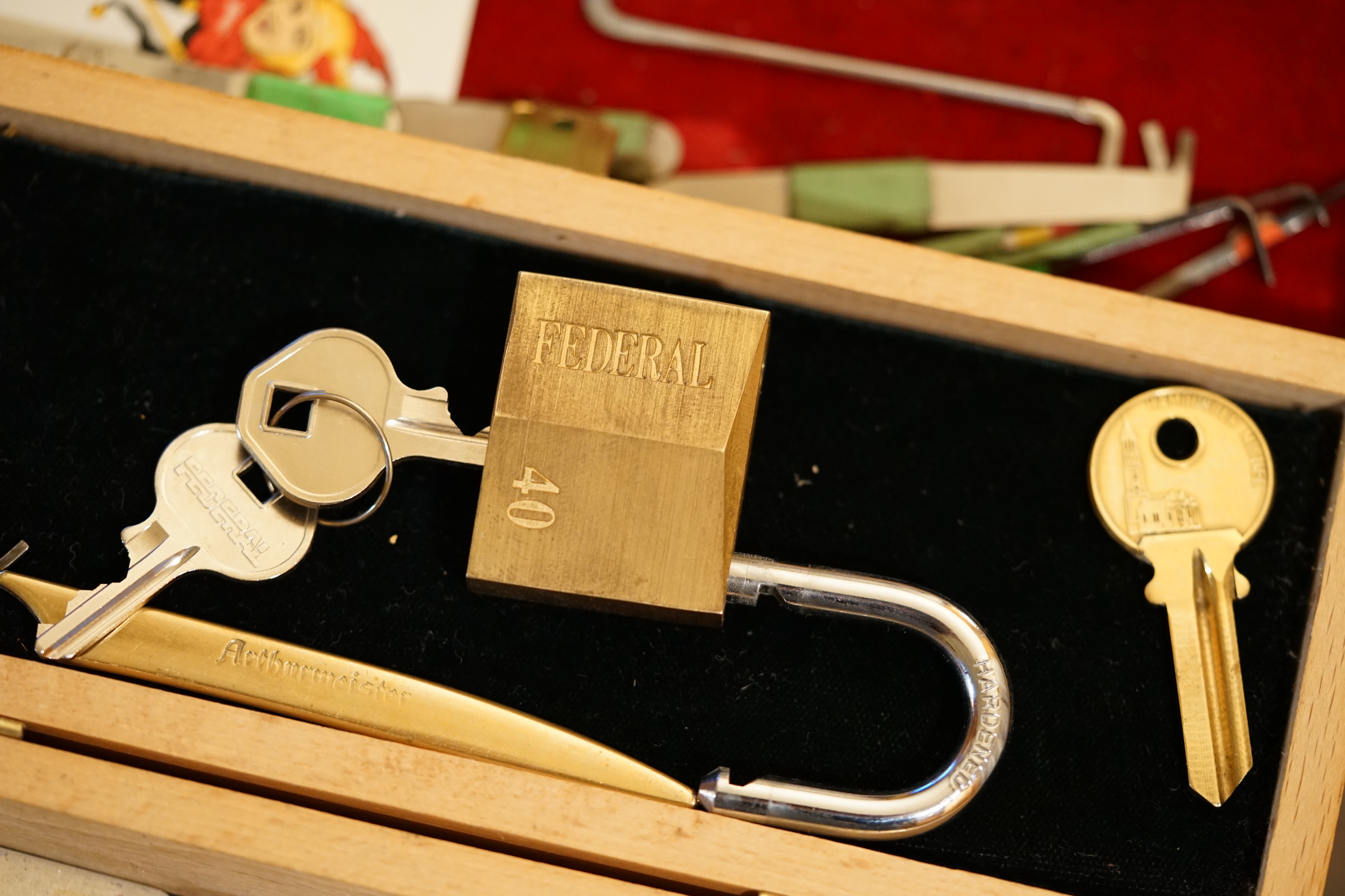 Arthur Bühl, Arthurmeister, Wappen Bühl, Flagge, Fahne, Arthurmeister Ring BÜHL öffnet Dormakaba, Kaba, Kaba 8 und weitere wie Quattro und Gemini. Tja und im Falle eines Falles, klebt UHU wirklich alles und kurz drauf, ist alles wieder auf ! Auch Dormakaba in Bühl im Falle eines Falles ! Verschlagwortet mit: Arthur Bühl, Detektiv, the dutch open Lockpicking Champion ! From WIRED. ÖFFNUNG OHNE SCHLÜSSEL, Linkedin Joe Asberry, NBA, Twitter X. Basket Ball Bouncing Verbot, Arthurmeister, Raucher, Roth - Händle, Stadt Lahr - Bühl, Schwarzwald, Black Forest, Rötkäppchen you know Mr. Smitz, Sorte Schwäbischerhengst de is großfruchtig und süss wie UHU. Buhl er Zwetschge. No, only woman has Pflaumen ♥ Wappen Arthur Andreas Bühl, Flagge ! Wilhelm Busch ♥