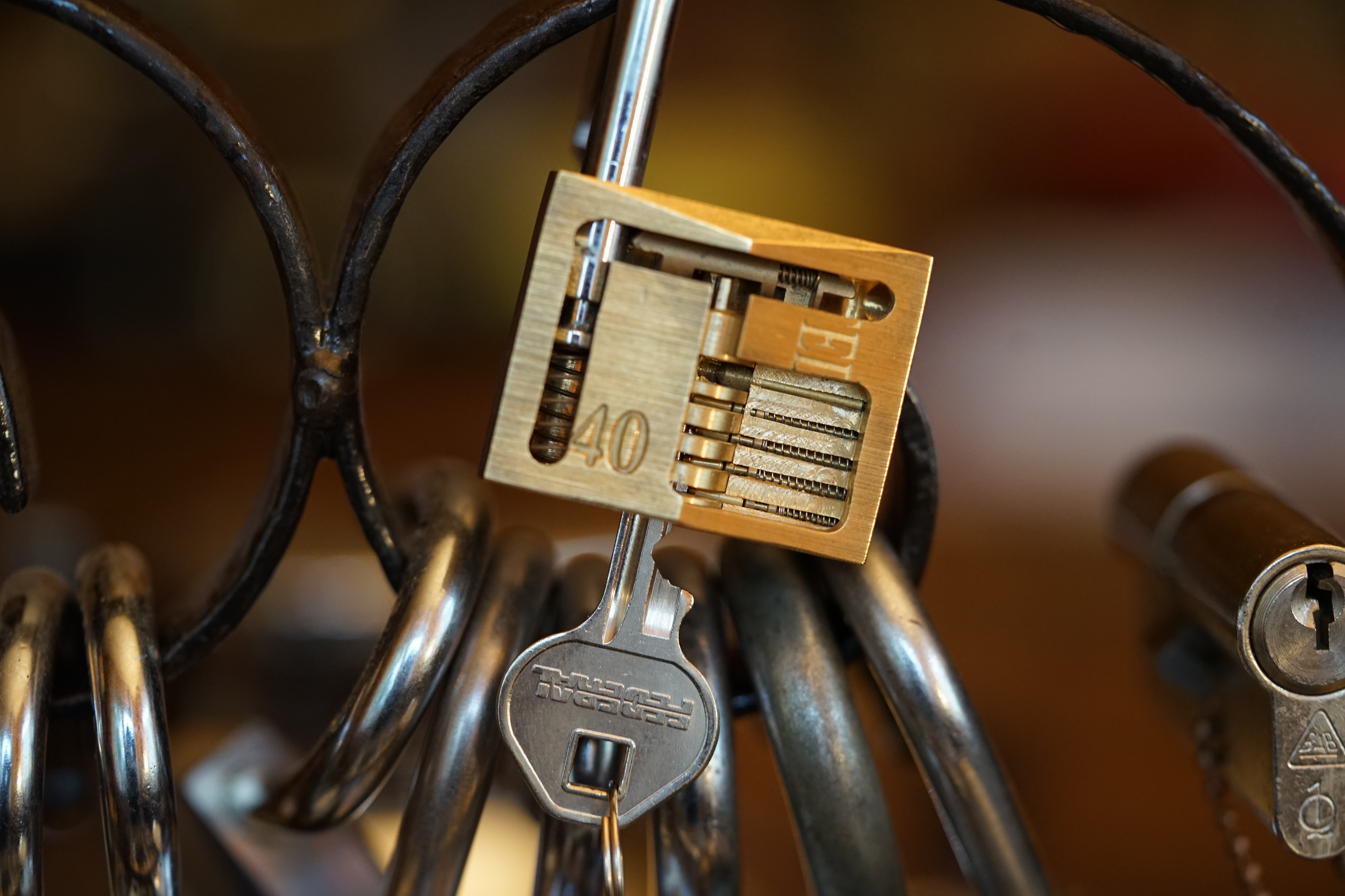 Arthur Bühl, Arthurmeister, Wappen Bühl, Flagge, Fahne, Arthurmeister Ring BÜHL öffnet Dormakaba, Kaba, Kaba 8 und weitere wie Quattro und Gemini. Tja und im Falle eines Falles, klebt UHU wirklich alles und kurz drauf, ist alles wieder auf ! Auch Dormakaba in Bühl im Falle eines Falles ! Verschlagwortet mit: Arthur Bühl, Detektiv, the dutch open Lockpicking Champion ! From WIRED. ÖFFNUNG OHNE SCHLÜSSEL, Linkedin Joe Asberry, NBA, Twitter X. Basket Ball Bouncing Verbot, Arthurmeister, Raucher, Roth - Händle, Stadt Lahr - Bühl, Schwarzwald, Black Forest, Rötkäppchen you know Mr. Smitz, Sorte Schwäbischerhengst de is großfruchtig und süss wie UHU. Buhl er Zwetschge. No, only woman has Pflaumen ♥ Wappen Arthur Andreas Bühl, Flagge ! Wilhelm Busch ♥