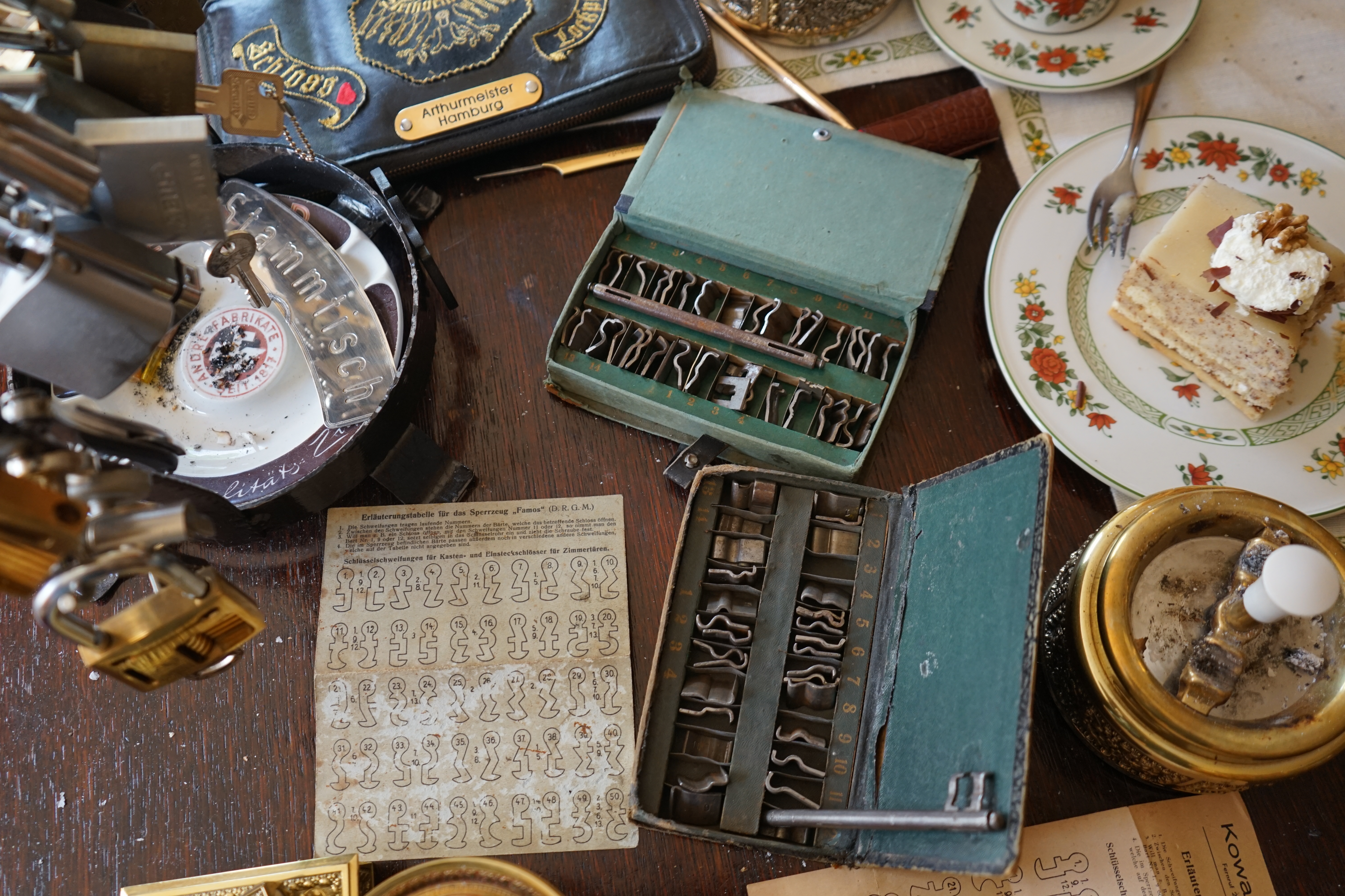 Julius Adolf Petersen (* 7. Oktober 1882 in Hamburg als Julius Adolph Petersen[1]; † 21. November 1933 ebenda[2]) war ein Berufsverbrecher und Kneipenwirt in Hamburg-Barmbek, genannt „Lord von Barmbeck“ (Barmbek wurde damals noch mit „ck“ geschrieben). Leben Im Keller dieses Hauses betrieb Petersen seine Kneipe Petersen stammte aus Hamm-Süd. Er wuchs in ärmlichen Verhältnissen auf und zog 1896 mit seinen Eltern in die Heitmannstraße im südlichen Barmbek. Ab 1904 betrieb er eine Kneipe an der Ecke Beim Alten Schützenhof und Bartholomäusstraße, in der Kohlearbeiter und Einbrecher verkehrten. Er wurde der Kopf einer Verbrecherbande, die bis zu 200 Mitglieder gehabt haben soll und die erst „Barmbecker Einbrechergesellschaft“, später „Petersen-Konzern“ genannt wurde. Einige seiner Mitganoven wurden „Lockenfietsche“, „Rabenmax“ oder „Schlachterkarl“ genannt. Seine Kneipe nannte Adolf gerne „Kaschemme“ und sein Werkzeug zum Aufbrechen der Geldschränke „Knabbergeschirr“. Sich selbst nannte er in seinen Lebenserinnerungen (1927 im Gefängnis Fuhlsbüttel geschrieben) einen „bockbeinigen Mephistojünger, dem Fluch der bösen Tat erlegen“. Die Hamburger Polizei legte im Laufe der Zeit 20 Meter Akten über ihn an, 200 Delikte wurden im Laufe der Jahre gegen ihn verhandelt, 400 Personen mussten dabei aussagen, 3000 Haftbefehle wurden nach seinen umfänglichen Geständnissen ausgestellt. Den Beinamen „Lord von Barmbeck“ erhielt er wegen seiner stets korrekten Kleidung und seiner Ganovenehre, nach der geschnappte Bandenmitglieder mit guten Verteidigern und ihre Familien mit Unterstützung versorgt wurden. Aus seiner Ehe mit Helmi Petersen (gleichnamig, aber nicht verwandt) ging sein Sohn Hatzel hervor. Nach seiner Scheidung lebte er mit Frieda Goedje zusammen. 1920 wurde er durch den Überfall auf das Postamt in der Susannenstraße, bei dem er und ein Komplize 221.000 Mark erbeuteten, stadtbekannt. Nach Verbüßung mehrerer mehrjähriger Haftstrafen wegen Einbruch, Diebstahl und Raub erhängte er sich 1933 im Untersuchungsgefängnis. Petersens Lebensgeschichte wurde 1973 von Ottokar Runze unter dem Titel Der Lord von Barmbeck verfilmt. Martin Lüttge spielte die Hauptrolle. Im Jahre 2005 wurde im Hamburger St. Pauli Theater das biographische Stück Der Lord von Barmbeck von Frank Göhre, Ulrich Tukur und Ulrich Waller aufgeführt. In den Jahren 2011 bis 2013 gab es Planungen, das Haus der ehemaligen Kneipe abzureißen. Nach Protesten aus der Anwohnerschaft wurde das Haus unter Denkmalschutz gestellt und ab dem Herbst 2013 aufwendig saniert. Die dabei entstehenden Eigentumswohnungen wurden unter „Lord-von-Barmbeck“ hochpreisig angeboten. Ein Café an der Kreuzung Beim Alten Schützenhof und Bartholomäusstraße ist in Anlehnung an Petersens Spitznamen benannt. Literatur • Petersen, Julius Adolf. In: Franklin Kopitzsch, Dirk Brietzke (Hrsg.): Hamburgische Biografie. Band 2. Christians, Hamburg 2003, ISBN 3-7672-1366-4, S. 319–320. • Julius Adolf Petersen und Helmut Ebeling (Hrsg.): Der Lord von Barmbeck : Das Leben des berüchtigten Ein- und Ausbrechers Julius Adolf Petersen, von ihm selbst erzählt, Rowohlt Verlag, Reinbek bei Hamburg 1973. Weblinks • Literatur von und über Julius Adolf Petersen im Katalog der Deutschen Nationalbibliothek • Marko Rösseler: Im Dezember 1927 - Der Einbrecher Adolf Petersen schreibt im Gefängnis seine Memoiren WDR ZeitZeichen vom 22. Dezember 2022. (Podcast)