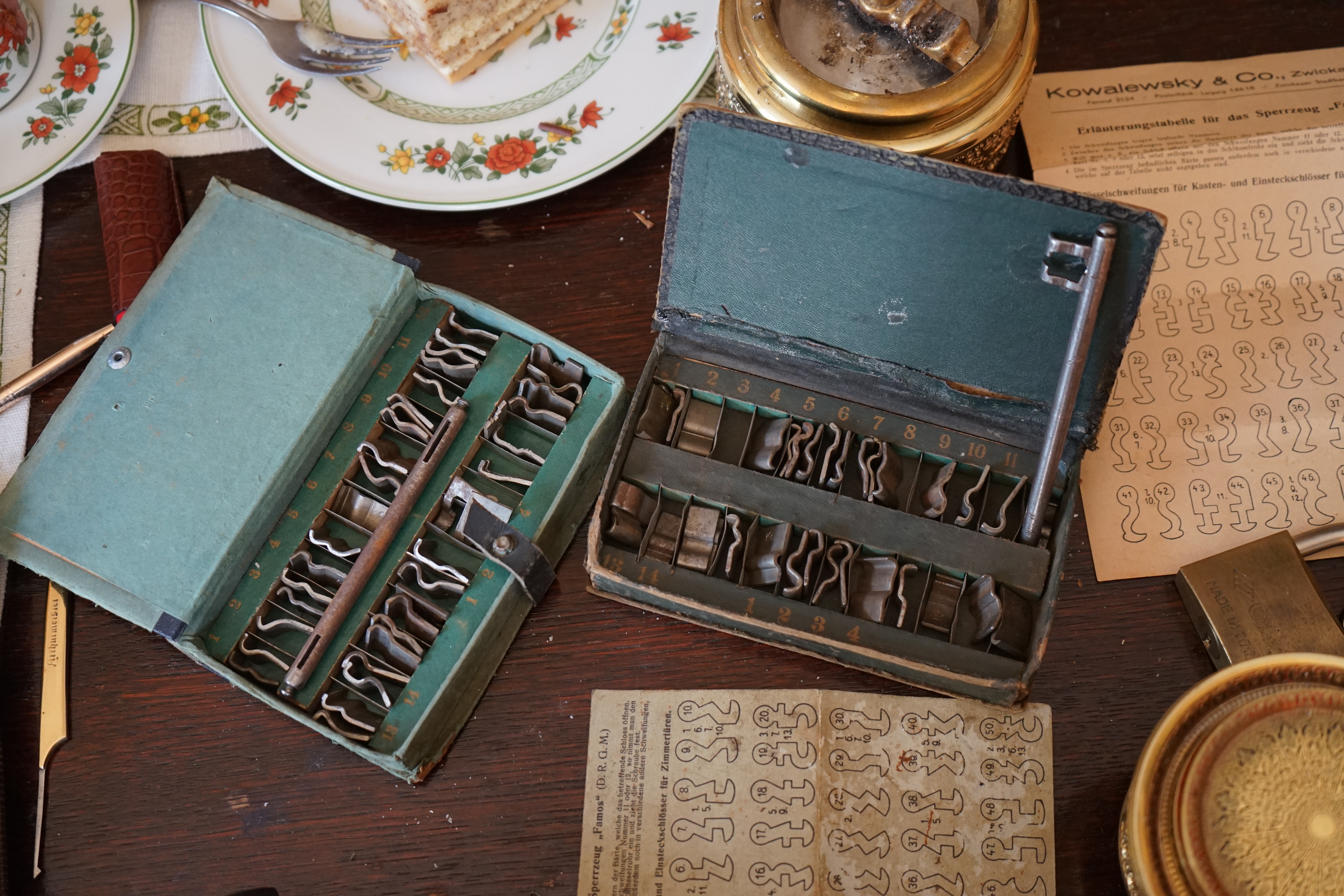 LOTTO 𝔄𝔯𝔱𝔥𝔲𝔯 𝔅ü𝔥𝔩, 𝔄𝔯𝔱𝔥𝔲𝔯𝔪𝔢𝔦𝔰𝔱𝔢𝔯® Samstag 11 Uhr, a.m, " HIGH NOON ". Arthurmeister und die Cartomanze sitzen am Stammtisch im Hasenstübchen, Fuhlsbüttel. Aus der Jukebox by You Tube, der alten Rock-Ola schallt von Element of Crime: Das Hasenstübchern ist der " Mittekpunkt der Welt ". Die zwanzig Mittrinker am Counter schallen mit: Im Lotto spielst du immer nur; die Zahlen zwischen fünf und zehn; und als Zusatzzahl dein Lebensalter; denn als Lottospieler sagst du; darf man höchstens 49 Jahre alt sein; später wäre es schade um das Geld ! Wo DEINE Füße stehen ist der " MITTELPUNKT DER WELT ". Driver Dieter fährt mit Scholischek und Arkadasch zur Annahmestelle ! Verschlagwortet mit: Arthur Bühl, Arthurmeister® Arthur ♥ Schwäbischer Hengst, Buhl, Zwetschgen Heini, Artur, Buehl er, Zwetschge, Made in Germany, Born 1961, Sympathieträger, Google Earth, Mittelpunkt der Welt, Pflaumen, Arkadasch, Datschi, ♥ Martinameisterin, Cartomanze, Scholischek, " HIGH NOON ! ", ♥ ♥ Vokuhila ♥ Parole Emil ! LOTTO II 𝔄𝔯𝔱𝔥𝔲𝔯 𝔅ü𝔥𝔩, 𝔄𝔯𝔱𝔥𝔲𝔯𝔪𝔢𝔦𝔰𝔱𝔢𝔯® Samstag 11 Uhr, a.m. " HIGH NOON ". Arthurmeister und die Cartomanze sitzen am Stammtisch im Hasenstübchen, Hamburg - Fuhlsbüttel. Aus Arthurmeister`s Jukebox by You Tube, der alten Rock -Ola schallt von Element of Crime: Das Hasenstübchen ist der " Mittelpunkt der Welt ". Die zwanzig Trinker am Counter schallen mit: " Im Lotto spielst du immer nur die Zahlen zwischen fünf und zehn, und als Zusatzzahl dein Lebensalter, denn als Lottospieler darf man höchstens 49 Jahre alt sein, später wäre es schade um das Geld ! Wo unsere Füße stehen, ist der Mittelpunkt der Welt ! Arkadasch und Scholischek fahren mit Driver Dieter zum Lottogeschäft ! Verschlagwortet mit: Arthur Bühl, Arthurmeister®. Die SEO - Geister.de rufen: Buhl er Zwetschge, International Lockpicking, Google Earth, Earth Song, Schwäbischer Hengst und Sympathietraeger ! Verzwetschget mit: Arthur A. Bühl, Lockpicking, Deutscher Meister, Made in Germany, born 1961, in Stuttgart, Baden - Württemberg, is picking ABUS - Padlock, am Stammtisch ♥. Arthur Buehl, Arthurmeister raucht Roth - Händle Cigaretten aus der Stadt Lahr - Bühl, Schwarzwald, Black Forest. Die Damen trinken Rotkäppchen. Stößchen ! Mr. Smitz from Beverly Hills is calling. Arthurmeister, powerd by KI-Worldwide.de, speek to Mr. Smitz from the Playboy: Sorte Schwäbischer - Hengst.de is großfruchtig und süss ♥. No, only woman has Pflaumen. Yes, I will send greetings to your friend Friede Springer from the BILD et News, Hamburg. SEO für heute: Hasenstübchen, S - Bahn, Ohlsdorf, Am Hasenberge, Stanta Fu, Friedhof ! Vokuhila ♥ Zwetschgen - Heini, Parole Emil ! Arthur ♥ Schwäbischer Hengst, Buhl, Zwetschgen Heini, Artur, Buehl er, Zwetschge, Made in Germany, Born 1961, Sympathieträger, Google Earth, Mittelpunkt der Welt, Pflaumen, Arkadasch, Datschi, ♥ Martinameisterin, Cartomanze, Scholischek, " HIGH NOON ! ", ♥ ♥ Vokuhila ♥ Parole Emil !