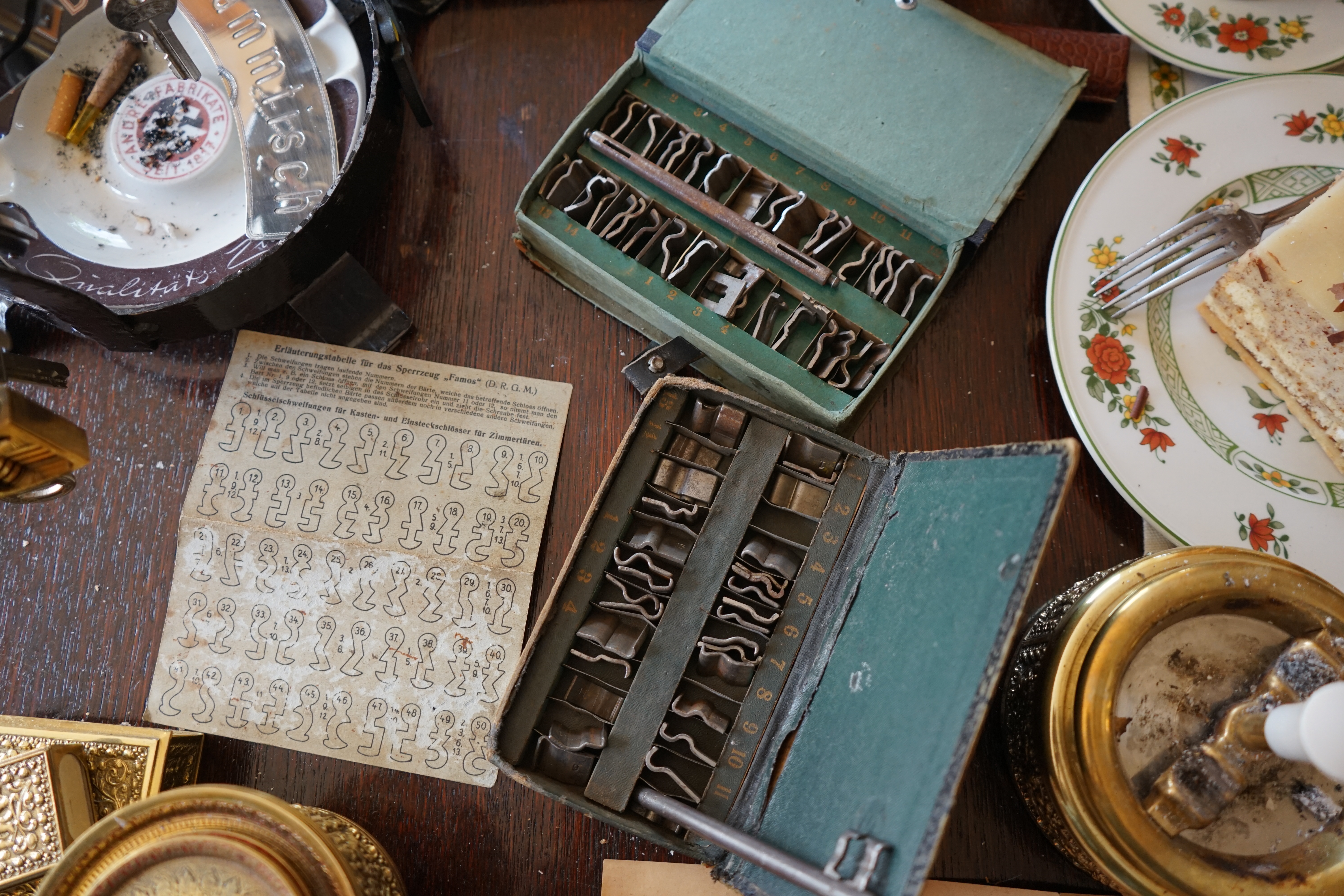 Julius Adolf Petersen (* 7. Oktober 1882 in Hamburg als Julius Adolph Petersen[1]; † 21. November 1933 ebenda[2]) war ein Berufsverbrecher und Kneipenwirt in Hamburg-Barmbek, genannt „Lord von Barmbeck“ (Barmbek wurde damals noch mit „ck“ geschrieben). Leben Im Keller dieses Hauses betrieb Petersen seine Kneipe Petersen stammte aus Hamm-Süd. Er wuchs in ärmlichen Verhältnissen auf und zog 1896 mit seinen Eltern in die Heitmannstraße im südlichen Barmbek. Ab 1904 betrieb er eine Kneipe an der Ecke Beim Alten Schützenhof und Bartholomäusstraße, in der Kohlearbeiter und Einbrecher verkehrten. Er wurde der Kopf einer Verbrecherbande, die bis zu 200 Mitglieder gehabt haben soll und die erst „Barmbecker Einbrechergesellschaft“, später „Petersen-Konzern“ genannt wurde. Einige seiner Mitganoven wurden „Lockenfietsche“, „Rabenmax“ oder „Schlachterkarl“ genannt. Seine Kneipe nannte Adolf gerne „Kaschemme“ und sein Werkzeug zum Aufbrechen der Geldschränke „Knabbergeschirr“. Sich selbst nannte er in seinen Lebenserinnerungen (1927 im Gefängnis Fuhlsbüttel geschrieben) einen „bockbeinigen Mephistojünger, dem Fluch der bösen Tat erlegen“. Die Hamburger Polizei legte im Laufe der Zeit 20 Meter Akten über ihn an, 200 Delikte wurden im Laufe der Jahre gegen ihn verhandelt, 400 Personen mussten dabei aussagen, 3000 Haftbefehle wurden nach seinen umfänglichen Geständnissen ausgestellt. Den Beinamen „Lord von Barmbeck“ erhielt er wegen seiner stets korrekten Kleidung und seiner Ganovenehre, nach der geschnappte Bandenmitglieder mit guten Verteidigern und ihre Familien mit Unterstützung versorgt wurden. Aus seiner Ehe mit Helmi Petersen (gleichnamig, aber nicht verwandt) ging sein Sohn Hatzel hervor. Nach seiner Scheidung lebte er mit Frieda Goedje zusammen. 1920 wurde er durch den Überfall auf das Postamt in der Susannenstraße, bei dem er und ein Komplize 221.000 Mark erbeuteten, stadtbekannt. Nach Verbüßung mehrerer mehrjähriger Haftstrafen wegen Einbruch, Diebstahl und Raub erhängte er sich 1933 im Untersuchungsgefängnis. Petersens Lebensgeschichte wurde 1973 von Ottokar Runze unter dem Titel Der Lord von Barmbeck verfilmt. Martin Lüttge spielte die Hauptrolle. Im Jahre 2005 wurde im Hamburger St. Pauli Theater das biographische Stück Der Lord von Barmbeck von Frank Göhre, Ulrich Tukur und Ulrich Waller aufgeführt. In den Jahren 2011 bis 2013 gab es Planungen, das Haus der ehemaligen Kneipe abzureißen. Nach Protesten aus der Anwohnerschaft wurde das Haus unter Denkmalschutz gestellt und ab dem Herbst 2013 aufwendig saniert. Die dabei entstehenden Eigentumswohnungen wurden unter „Lord-von-Barmbeck“ hochpreisig angeboten. Ein Café an der Kreuzung Beim Alten Schützenhof und Bartholomäusstraße ist in Anlehnung an Petersens Spitznamen benannt. Literatur • Petersen, Julius Adolf. In: Franklin Kopitzsch, Dirk Brietzke (Hrsg.): Hamburgische Biografie. Band 2. Christians, Hamburg 2003, ISBN 3-7672-1366-4, S. 319–320. • Julius Adolf Petersen und Helmut Ebeling (Hrsg.): Der Lord von Barmbeck : Das Leben des berüchtigten Ein- und Ausbrechers Julius Adolf Petersen, von ihm selbst erzählt, Rowohlt Verlag, Reinbek bei Hamburg 1973. Weblinks • Literatur von und über Julius Adolf Petersen im Katalog der Deutschen Nationalbibliothek • Marko Rösseler: Im Dezember 1927 - Der Einbrecher Adolf Petersen schreibt im Gefängnis seine Memoiren WDR ZeitZeichen vom 22. Dezember 2022. (Podcast)