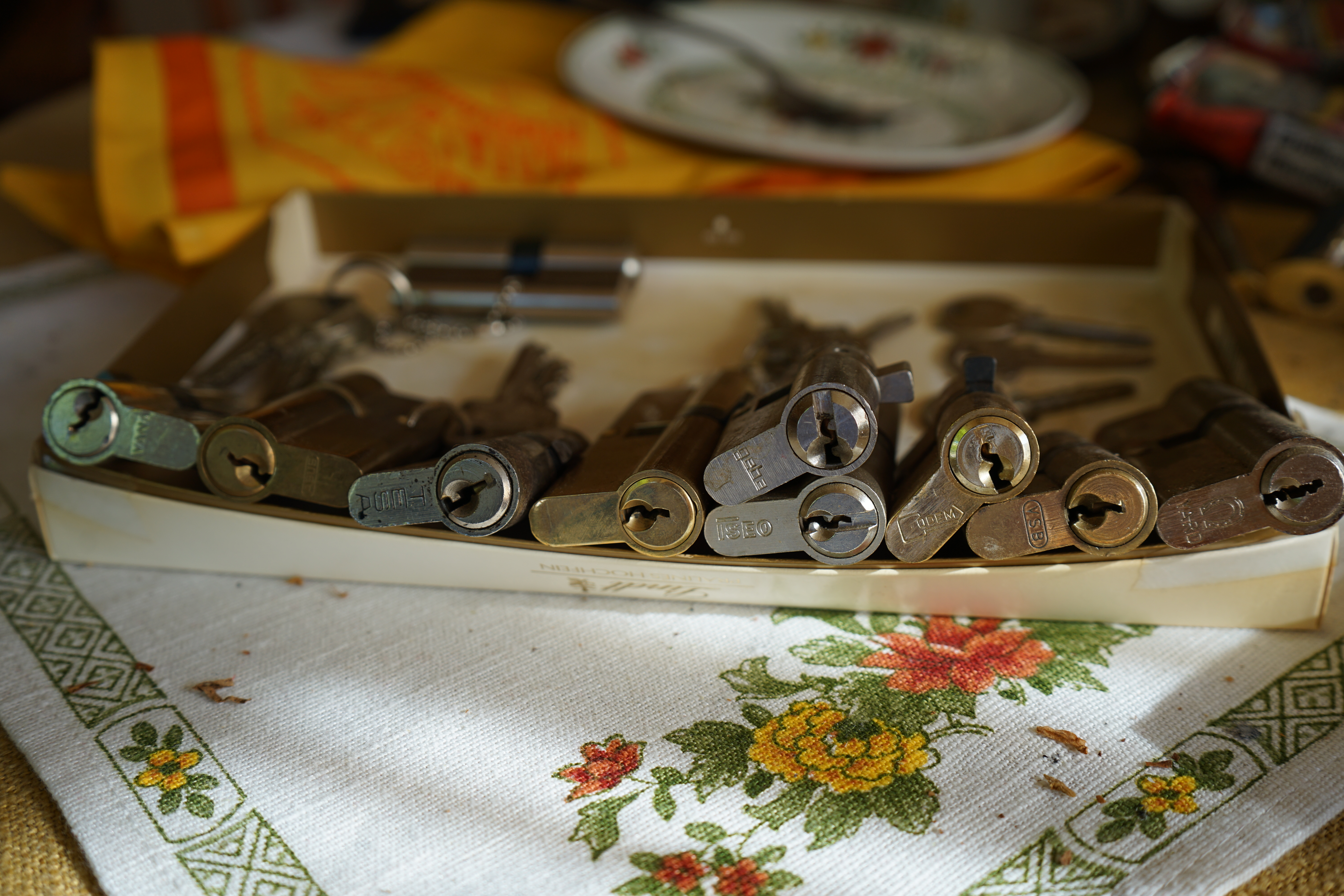 ♥ 𝔄𝔯𝔱𝔥𝔲𝔯 𝔅ü𝔥𝔩, 𝔄𝔯𝔱𝔥𝔲𝔯𝔪𝔢𝔦𝔰𝔱𝔢𝔯® Bühl, Arthur, Jahrgang 1961, Made in Germany, Detektiv or Private Investigator how Mr. Smitz from the PLAYBOY, Beverly Hills, say`s. Yes Mr. Smitz i will send you the Photo Arthurmeister`s F1, Jacket for your LeporelloUS. to your E - Mail Mr.Smitz@Mr.Smitz.us. Ok, Mr. Smitz. Mr. Smitz do you know what Google Earth is ? Take BÜHL Arthur, only by Google Earth, you know ? have done it ? Yes Google will show you my Panel superfast. Cool, Arthurmeister, cool. Yes Mr. Smitz, this can i do for you too ! Yes with SEO. Yes, yes, i have Arkadasch erklärt, sein Erikli pasta is not so genial. Der beste Zwetschgenkuchen, you know plum tart, is from the Stadt Bühl. Not laughing in the USA. Bühl is a City like my Name. And the People in this City called it: Zwetschgendatschi ! you know. This is the world best plumcake. Yes Datschi ! Yes, Stadt Bühl is near Baden - Baden, the Casino, you know ! Yes. Baden-Württemberg. You must know there is since 1927 the traditionell Zwetschgenfest. And there ist the Zwetschgenkönigin ! Mr. Smitz, my Ur Ur Ur Ur Grandfather is born in Bühl. My Great Grand Grand Mother where also born in the town Bühl. Their profession was Zwetschgenpicker. Not Lockpicker, Zwetschgen / Plum Picker. And Rüttler. Oh, really ! Yes, Yes. And since this time the name of the family Bühl from the Stadt Bühl is: Yes you know - Buehl. Yes i will give Greetings from you to Mrs. Friede Springer from the Newspaper BILD et. Yes, the Elbphilharmonie is in Betrieb. OH, Mr. Smitz, greeting´s to you from Joe Asbbery, NBA, you know. Tomorrow we will meet us in the Hasenstübchen, our Rabbit Hall. For Lockpicking und Beer. Call you. Parole Emil ! Not E-Mail. Provided by www.Arthur-Bühl.de and www.Arthurmeister.de 𝔄𝔯𝔱𝔥𝔲𝔯 𝔅ü𝔥𝔩, 𝔄𝔯𝔱𝔥𝔲𝔯𝔪𝔢𝔦𝔰𝔱𝔢𝔯® Herr Arthur Bühl, kritischer Privatdetektiv aus der Hansestadt Hamburg, bereitet sich auf ein Interview mit der BILD et vor. Bei Babsi und Gina in Fuhlsbüttel wird ihm zuvor der Vokuhila geschnitten. Herr Arthur Bühl wurde schon in der BILD et als " Herr der Schlösser " beschrieben. " Ein bisschen Ruhe bitte " schreibt Jan Freitag von der TAZ. Er erwähnt auch eine Mustertür by Wendt. Es wird darin herumgeprökelt. Selbst Arthur Bühl, der weltbeste aus dem Lockpicker Mekka Hamburg, betreibt pures Understatement, weil er sein Schloss in nur 20 Sekunden " geknackt " hat. Charles Graeber von der Wired.com beschreibt in seinem Artikel Master Lock - Pickers do bottle Arthur Bühl " The Master of the Universe ", Arthur Bühl a private Detective of Germany open locks. Bühl`s Fabio - the - Barbarian Look stands out. He wins the Dutch Open and is now Master of the Universe. The people cry: " Arthurmeister ! booms Arthurmeister ". Mark Webber Tobias, the Author of Locks, Safes, and Security, a Police Reverence, say: Arthurmeister, that ist beautyful. " Open ! " sagt Arthurmeister ", offen ist gut, schneller offen ist besser ". " Beer !" Arthurmeister booms back and a new Champion is born. Die Welt berichtet: " Die Kunst, Schlösser ohne Schlüssel zu öffnen ". Vereinsmitbegründer und Vizepräsident Arthur Bühl trägt seine Leidenschaft schon auf der Krawatte. Sie ist rot mit gelben Schlüsseln drauf. Intern wird er ehrfürchtig " Meister Arthur " gerufen. Er hat es zum siebenfachen Deutschen Meister in verschiedenen Disziplinen geschafft. Er pickt seit der Kindheit. Sein erstes Trainingsobjekt war sein Spardosenschloss - Ein klassischer Einstieg… . Die Slate berichtet über Arthur Bühl als Lockpicking Legend. Es gibt einen Artikel Tool for Picking and Decoding by Stasi, CCC, Vortrag Berlin. Amateur Hour berichtet: Arthurmeister has " The Master Touch ". Bei den Kaba Day `s im Europa Park Rust schreibt die Pressebox: auf großes Interesse der Teilnehmer stieß auch die praktische Vorführung von Steffen Wernéry und Arthur Bühl, die gängige mechanische Schließzylinder ohne Schlüssel zerstörungsfrei öffnen. Meist in Sekundenschnelle. Auch die Chemnitzer Zeitung " Freie Presse " hat über das Lockpicking und Arthur Andreas Bühl alias Arthurmeister berichtet. Dwight Perry schreibt: Arthur Bühl has good hands ! In der Philalocksmith wird Arthur Bühl auch als Lockpicking Legend betitelt. Es gibt auch einen Beitrag, 360 Meridianos. In der Datenschleuder, CCC, wurde über ihn als Sympathieträger berichtet. Veröffentlicht unter Linkedin, Xing, Google Panel, Twitter X. In der Vitrine von Arthur Andreas Bühl, Arthurmeister® sind Schlösser, Padlocks, von ABUS, BKS, CES, DOM, EVVA, Assa Abloy, Z Ikon, Kaba, Keso, ASSA, Winkhaus, Wilka, Trelock, Schmelting, Bode Panzer, Ancor Las, Drumm Geminy, Xylock, SEA, Medeco, Mul-T-Lock, Cut away, ABUS Granit, Pfaffenhain, E*S, ESS, Nemef, BAB, Babelsberg, Stasi, Diskus, WMF, Tesa, Noch, Vachette, Cisa, Wally, Rielda, Mottura, Viro, FAI, GeGe, Fichet, Bode Panzer, Tresor, Bramah, Protector, Braun`s Patent, Walomatus, Arolds, Combination Lock, Yale, Master, American Lock, Tubular, China, Indien, Aligarh, Nepal, Thailand, Zahlenschlösser, Himmelsschlüssel und noch vieles mehr, vorhanden. Alle Schliesszylinder sind Übungsmaterial für das Lockpicking. Schlagschlüssel und so vieles mehr, sind auch dabei. Auch der Sputnik. Verschlagwortet mit: ♥ Vokuhila, Friseur ♥ Schwäbischer Hengst, Zwetschgen Heini, Bühl er, Zwetschge, Google Earth, Mittelpunkt der Welt, Martinameisterin, Cartomanze, Scholischek, " HIGH NOON ! ". ♥ Parole Emil ! Für das Jahr 2025 wurde der SEO von der Firma chatgpt und von einer KI ergänzt: Arthur Andreas Bühl, ist ein Babyboomer ! und ein Sympathietraeger ! Slow Hand ! mit dem Mastertouch ! Locksport: The strange things that happen at a lock-picking convention by Tom Vanderbilt, Deviant Olliam, Slate, picking, Hackers Planet, Earth, Event, Flickr, Foto, Ina Müller, Arthur Meister, Lockpicking, ssdev, Photo, Slide Player, The Joy Lock Club, Schuyler Towne, by Pagan Kennedy, Arthur Bühl, called Arthurmeister, can pick a Lock faster than you, David Olliam, Slate, Tool, Toool, the open organisation of Lockpickers, Wired, Jan Freitag, TAZ, FAZ, BILD, WELT, BUDEG, BDD, Linkedin, Pornomeister SARL, X, Twitter, Security of Locks, Linkedin Arthur Bühl, Zwetschgenstadt Bühl, Wappen Bühl, Fahne Bühl, Facebook, Bühl, Arthurmeister, Pornomeister SARL, Lockpicking Experte. Tagged with: Dorma Kaba, Europa Park Rust, Zwetschgenhengst, NBA, Bouncing Joe Asberry, Everybody Wiki, Schwäbischer Henst, Pflaume, Zwetschge, Doublebrain, Mandy August, Rallye, cross, Datenschutz. Zitat: Arthurmeister " offen ist gut, schneller offen ist besser ! " Pankhofer, Schloss und Schlüssel, Arthur Bühl, Wappen Bühl, legal 1001, Radio Eriwan, In Arthurmeisters Jukebox im Hasenstuebchen, You Tube, ( HAM ), sind Schallplatten von Slow Hand, Pointer Sisters, Engelbert, Joy Flemming, Ina Müller, Dörp Reggae, Reinhard Fendrich, Sammy Davis jr., Bee Gees, Hans Söllner, Element of crime, Empire of sun - we are the people, Katja Ebstein - Es war einmal ein Jäger, Udo Jürgen - Das Lied das nie zu Ende geht, Vicky Leandros - Ich liebe das Leben, Die Five Tops - Warte auf das Glück, Marianne Rosenberg - Er gehört zu mir, Hildegard Knef - Für mich soll`s rote Rosen regnen, Connie Francis - schöner fremder Mann, Heino - Caramba, Karacho, ein Whisky, Drafi Deutscher - Mamor Stein und Eisen bricht, Kraftwerk - Das Modell, Ernst Neger - Rucki - Zucki, Wolle Kriwanek - I fahr Daimler, Reinhard Fendrich - Strada del sole, Zupfgeigenhansel - Bella Ciao, Joy Flemming, Half breed, Haindling - Du Depp, Nina Hagen - Africa Reggae, Schwoisfuß - Bin i selber Rastamann, Jan Delay - Irgendwie, irgendwo, irgendwann, Grachmusikoff - Oiner isch emmer dr Arsch, Wolfgang Ambros - Du schwarzer Afgahne, UB 40, The Manhattans - Kiss and say Goodbye, Three Degrees - Dirty old Man, Babara Streisand - Woman in Love, George Michel - One more try, Candy Dulfer, Deep Purple - Child in Time, Moody Blues - Nights in white Satin, Eagles - Hotel California, Dire Straits - Sultan of Swing, Pink Floyd, Sade - Smooth Operator, Toto - L`italiano, Peddy Pendergrass, Tom Jones, Eddie Holman - Hey there lonly girl, Chicago - If you leave me now, Kalvin Harris - Promises, Fugees, Engelbert - How I Love You, Gloria Gayner can`t take my Eys off you, Olivia Newton John, Ricky Shane - Mammy blue, Los Bravos, Kenny Rogers, Albano und Romia Power, Totzi - Ti amo, Tina Turner und Eros Rammazotti, Abba - Hasta Manana, Roger Whittacker - Abschied ist ein scharfes Schwert, Toto - Hold the line, Love Story mit Andy Williams, Grace Jones, Diana Ross und Julius Iglesias - All of You, Christopher Cross, Roberta Flack & Peabo Bryson, George Benson, Aloe Blacc - I need a Dollar, Simply Red - if you don`t know me by now, Luther Vandross und sehr viele mehr. Es erscheint auch bald die B - Seite von Arthurmeister`s Jukebox ( HAM ) Fuhlsbüttel, Hasenstuebchen, Playboy, Bunny Hall, Los Angeles, Beverly Hills, TSOP The Sound of Philiadelpia, Golden Gate Brigde, und noch so vieles mehr. Seattle Times says: He has got good hands, but how`s his vertikal. Arthur Bühl, a private detective from Germany deflated an all-star field of lockpickers in the world. Pressebox: Kaba Day im Europa Park mit Arthur A. Bühl, Detektiv. ( Arthurmeister ) - Präsident Pornomeister SARL, Linkedin: Arthur Andreas Bühl, Detektiv. 360 Meriandos, The Master Touch, opening locks without keys. Jesusmeister Arthur Bühl is a Master who can pick any lock in the world, but Jesus is the only Master who can unlock the human soul. Slideplayer. Phila Locksmith, Lockpickerherz und Schlossherz sind ges. gesch. Marken von Arthur Bühl. Das Wappen Bühl ist gelb, blau mit schwarzen Linien. You Tube, 23C3 Schlossoeffnung wurde beim CCC, Caos Computer Club, gefilmt. Citywide RFID Master, House key, Hamburg, by Wired. WIRED is where tommorow realized. World Trade Center, New York, YY 10 007, Communicationsmanager Mr. Smitz. Wiki, Attraktor, Trainingslager. Schloss - Öffnen, Public Domain 147, Staatsicherheit in der DDR, Arthur Meister aus Hamburg, Bunker am Ulmenwall. Herr der Schlösser, Bild Zeitung. 𝔄𝔯𝔱𝔥𝔲𝔯 𝔅ü𝔥𝔩, 𝔄𝔯𝔱𝔥𝔲𝔯𝔪𝔢𝔦𝔰𝔱𝔢𝔯 ® JOE ASBERRY Hey Joe " Asberry ", ruft F 1 Rudi vom Tresen, Prost und Stößchen ruft Heike III zum Stammtisch. Die Jukebox spielt in voller Lautstärke Mr. Bojangles. Arthurmeister, der Sympathieträger hat bay the way mit einem ABUS Padlock Joe`s Michael Air Jordan`s Basketball bag gesichert ! Auch der Michael Jordan mußte hier im Hasenstübchen das Basketball bouncing Verbot akzeptieren. Formel 1 Rudi schreit: Bouncing darf und kann hier nur ein Michael Schumacher. Die Cartomanze meint, ein Ralf Schumacher auch ! Prost Weizen, Stößchen, Käppchen, ASBERRY !!! Die Jukebox by Youtube spielt " Slow Hand ". Joe, du rascal belehre uns nicht schon wieder. Wir sind hier in der Rabbit Hall and smoking is good for your drunken head. Prosit, Cheer`s, Salute, Gin Gin, altüst, sante` und Viva ! Hoch die Tassen ! Am Tresen läutet die Glocke. Der Rotamint der blinkt. Drei Tage war der JOE krank, jetzt trinkt und raucht er wieder. Gott sei Dank ! Verschlagwortet mit: Arthur Bühl, Detektiv, the dutch open Lockpicking Champion ! From WIRED. ÖFFNUNG OHNE SCHLÜSSEL, Linkedin Joe Asberry, NBA, Twitter X. Basket Ball Bouncing Verbot, Arthurmeister, Raucher, Roth - Händle, Stadt Lahr - Bühl, Schwarzwald, Black Forest, Rötkäppchen you know Mr. Smitz, Sorte Schwäbischerhengst de is großfruchtig und süss wie UHU. Buhl er Zwetschge. No, only woman has Pflaumen ♥ Wappen Arthur Andreas Bühl, Flagge ! Wilhelm Busch ♥ 𝔄𝔯𝔱𝔥𝔲𝔯 𝔅ü𝔥𝔩, 𝔄𝔯𝔱𝔥𝔲𝔯𝔪𝔢𝔦𝔰𝔱𝔢𝔯 ® High Noon, elevener Clock, Hasenstübchen, HAM. In der Jukebox spielt: Pointer Sisters - Slow Hand, und der Tresen grölt, Arthurmeister with the Mastertouch. A Lover whit the Easy Touch ! Nochmals " Asberry " ! Hier herrscht Basketball Bouncing Verbot ! Wir sind hier nicht bei der NBA und du wirfst keinen Korb ! Du triffst den Korb ja nicht einmal. Am Tresen läutet die Glocke: Helbing und Stößchen ! Hey Pony ! Heike V drückt in Arthurmeister`s Jukebox: Die Affen rasen durch den Wald. Arthurmeister ruft: Parole Emil. Formula One Rudi grölt: Bouncing Verbot ! Asberry hat Bouncing Verbot ! Weizen ! Joe fragt Arthurmeister: Arthur my Friend, i need for my Basketball Friens from the NBA a instruction of Lockpicking. Arthur lacht: only wenn Michael Air Jordan und Michael Schuhmacher mitmachen. Pelle schreit vom Tresen: Schuhmacher ist ein Kannister Kopf. Pino kann ihn gerade noch daran hindern Marmor Stein und Eisen bricht zu drücken. Joe wünscht sich: Teddy Pendergrass - Turn Off the Lights… Ja Joe, es ist möglich eine solche Schulung auszurichten. Hierzu muß ich bei der Firma Amazon Lockpicking Set`s und Lockpicking Zubehör wie weitere Hook`s, Snakes, Rake`s und Tension Wrenches besorgen. Vorführmaterialien wie cut away Zylinder und Übungsschlösser habe ich parat. Ich zeige den E - Pick, und führe dir die Pick - Gun vor. 1 Schuss. Du verstehst. Prost ! Weizen, Stößchen`s, und Helbing für alle. Asberry und Bühl umarmen sich ! Sympathieträger halt ! In der Jukebox spielt: Element of Crime - Mittelpunkt der Welt… See You tomorrow, wir besprechen alles weitere wie: How to pick a Car. Verschlagwortet mit: Arthur Bühl, Arthurmeister® Arthur ♥ Schwäbischer Hengst, Buhl, Zwetschgen Heini, Arthur Bühl Wappen, Fahne, Buehl er Zwetschge, Made in Germany, Born 1961, Sympathieträger, Google Earth, Mittelpunkt der Welt, Pflaumen, Arkadasch, Datschi, ♥ Martinameisterin, Cartomanze, Scholischek, " HIGH NOON ! ", ♥ Vokuhila ♥ Parole Emil ! 𝔄𝔯𝔱𝔥𝔲𝔯 𝔅ü𝔥𝔩, 𝔄𝔯𝔱𝔥𝔲𝔯𝔪𝔢𝔦𝔰𝔱𝔢𝔯 ® Next Day: High Noon at 11 fer Clock: Joe Asberry der alte NBA Bouncer betritt das Hasenstübchen, ( HAM ) his Rabbit Hall ! In Arthurmeister`s Jukebox spielt: Nein nicht Hey Joe, sondern Aloe Blacc - I Need a Dollar ! Arthur Bühl spricht: gerade habe ich mit Mr. Smitz telefoniert. Joe: Smith ist ein Sammelbegriff wie Meier. Mr. Smitz you know, he is the CEO of the Magazin Playboy - Beverly Hills. Ja und der ist mein Freund. Den kenne ich über die BILD et. We have a Telefon call. Der Mr. Smitz hat dann den Mr. Jeff Bezon, ja du weißt schon, den vom Amazon Lieferservice angerufen. Er hat ihm erklärt daß ich mit dem NBA Bouncer Joe Asberry in Sachen Lockpicking einen Workshop machen möchte. Die Glocke läutet: Weizen, Helbing und Pony`s ! F 1 Rudi schreit am Tresen: Joe, laß dir lieber erklären wie du Scott Speed das laufen beibringst. Am Tresen wird es lauter: Minardi, Minardi, wir gewinnen nie ! Scott Speed, der Name geht im Gelächter unter. Pelle schreit: der Schuhmacher ist ein Kanister Kopf. Arthurmeister meint: let Michael pass for the Champions Chip ! Arthurmeister`s Jukebox spielt exclusive für Joe: Sammy Davis jr. - Mr. Bojangles ! Also Joe, der Smitz hat beim Bezos von Amazon angerufen, wir wollen einen Lockpicking Practical Kurs meistern. Der Bezos ist dann ins Amazon Head Quarter gefahren. Nein, nicht im Uber. F 1 Rudi schreit: Der Bezos fährt Ferrari. Scholischek meint: Maybach ! Also Joe, der schaut jetzt im Amazon Lager wie viele Lockpicking Tools und Jigglers er hat. Auch Pickset`s. Er sieht auch nach wie viele HPC, 2000 er Hook`s er hat. Lockpicker Beginner Sets von Majestic und Starter Sets von Mr. Peterson sagt er, hat er Massenweise auf Lager. Arkadasch sagt, sein Schwippschwager vom Neff Cousin und dessen Freund in Berlin - Kreuzberg könnten auch solche Pick Werkzeuge und Spanner herstellen. Die haben genug Schwarz Arbeiter. Die Sympathieträger Bühl und Asberry prosten sich genüsslich zu. Weizen ! Die Cartomanze die alte Kartenlegerin meint sie könne auch spooxe anrufen. Der Noagerlzutzler meint: Ihr Deppen, auf Berlin mußt du jahrelang warten. Heike IV ruft Stößchen ! Der Pino Frank lallt: Die Rautenfotzen bleiben für immer in der zweiten Liga. Joe ich bin mir sicher der hat auch Master bzw. Meister Lock`s. Die sind für eine Testrunde gut. Ja, die Dinger heißen Master Padlock ! OPEN ! Beer ! Nicht zu verwechseln mit Medeco ! Arthur läßt in der Jukebox im Bunny Hall TSOP spielen. The top Sound of Philladelphia ! Prost, Stößchen ! Pelle läutet auch die Glocke: Prost, Stößchen`s, Pony`s ! Dafür darf er auch für einen Heiermann: Heino - Caramba, Caracho ein Whisky drücken. Ja, Joe, aber kein Bouncing ! Der läßt die Sachen via Airforce Seattle to HAM liefern. Du weißt wie schnell Amazon liefert ! Sir Washi meint: Amazon sei so schnell wie Scott Speed. Alle lachen: Wenn er nicht wieder in die Mauer fährt ! Verschlagwortet mit: Arthur Bühl, Arthurmeister® Arthur ♥ Schwäbischer Hengst, Buhl, Zwetschgen Heini, Arthur Bühl, Wappen, FLagger, Buehl er Zwetschge, Made in Germany, Born 1961, Sympathieträger, Google Earth, Mittelpunkt der Welt, Pflaumen, Arkadasch, Datschi, ♥ Martinameisterin, Cartomanze, Scholischek, " HIGH NOON ! ", ♥ Vokuhila ♥ Parole Emil ! ! 𝔄𝔯𝔱𝔥𝔲𝔯 𝔅ü𝔥𝔩, 𝔄𝔯𝔱𝔥𝔲𝔯𝔪𝔢𝔦𝔰𝔱𝔢𝔯 ® 11.30 High Noon im Hasenstübchen. Der Hannenberger hat die Frikadellen fertig. Senf kommt aus dem Glas. In Arthurmeister`s Jukebox spielt: Santana - Fleur da Luna. Am Stammtisch diskutieren Bühl und Asberry über Lockpicking und Präsentationen: Arthurmeister erhält einen Anruf über die 007. OH, Mr. Smitz, nice to hear you from Beverly Hill`s. OH, What ! The Airplane from Jeff Bezos, Amazon is on HAM landed ! YES, Mr. Smitz, nice to hear this Song. Slowly Arthurmeister: There is a little Problem with the Custom. Mr. Smitz ! this is not really a Problem. HAM is four Minutes from the Hasenstübchen away. I will send Taxi - Dieter. He knows there a Hintereingang, a Backdoor, you know ! I call you back. Yes, yes, Außer Regen nicht viel gewesen. Greetings to Mr. Bezos. Tell him thank you for the Support. From Stammtisch too. Arthurmeister`s Jukebox spielt: Rucki - Zucki ! Die Frikadellen vom Hannenberger schmecken jetzt auch ohne Senf. Prost, Stößchen, Weizen, Helbing und für den Noagerlzutzler ein frisches vom Faß. Die Jukebox spielt: Die Five Tops - Warte auf das Glück ! 2 Stößchen später kommt Taxi Dieter zurück in den Bunny Hall ! Oh, OH, der Zoll, eH ! Als die mich gesehen haben war der Fisch geschuppt. Die haben mir beim Einladen geholfen. 5 Pakete a`50 Kilo ! Eine viertel Tonne. Ich durfte auch den Zoll zum Lockpicking Event einladen. Tragen helfen !! Stößchen, Pony, nö, heute Käppchen ! Die Jukebox spielt: Element of Crime - Am Ende denk ich immer nur an dich ! Mr. Smitz ! you are the best ! Greetings to all Smith in the USA. Yes, Yes, Mr. Smitz, Yes. I make greetings to Friede Springer from the BILD et; Ronzheimer too. Yes, Yes, und greetings for Mrs. Quandt. If Bezos will, i can show him on the Lockpicking Demonstration how easy he can pick a BMW whit a Key Blank. Yes, Yes, Mr. Smitz ! 3 Seconds ! OFFEN, OPEN, APERTO ! schreit Giovanni und will Chianti. Bei Fiat und Ferrari Modellen ist es so ähnlich. Bei manchen brauchst du aber ein polito, ja, Nagelfeile. Prost Chianti. Yes Mr. Smitz, die Ring bell`s, Hells Bells, die Glocke klingelt, you know ! We call in time. F 1 Rudi schreit: Hülkenberg ! Giovanni schreit: Giacomo Agostini ! Joe schreit: Scott Speed ! Arthurmeister`s Jukebox spielt: The Pointer Sisters - SLOW HAND, Arthurmeister the lover with the Mastertouch ! Arkadasch bekommt von Bühl Raki ericli Plum, Sorte Schwäbischer Hengst ! Prost Zwetschgenkönigin ! In der Vitrine von Arthur Andreas Bühl, Arthurmeister sind Schlösser, Padlocks, von ABUS, Master, BKS, CES, DOM, EVVA, Assa Abloy, Z Ikon, Kaba, Keso, ASSA, Winkhaus, Wilka, Trelock, Schmelting, Bode Panzer, Ancor Las, Drumm Geminy, Xylock, SEA, Medeco, Mul-T-Lock, Cut away, ABUS Granit, Pfaffenhain, E*S, ESS, Nemef, BAB, Babelsberg, Stasi, Diskus, WMF, Tesa, Vachette, Cisa, Wally, Rielda, Mottura, Viro, FAI, GeGe, Fichet, Bode Panzer, Tresor, Bramah, Protector, Braun`s Patent, Walomatus, Arolds, Combination Lock, Yale, Master, American Lock, Tubular, China, Indien, Aligarh, Nepal, Thailand, Zahlenschlösser, Himmelsschlüssel und noch vieles mehr, vorhanden. Alle Schliesszylinder sind Übungsmaterial für das Lockpicking. Schlagschlüssel sind auch dabei. Das Trabbi Tool, Stasi, natürlich auch. Das Wappen Arthur Andreas Bühl ist angebracht ! Die Flagge weht im Hasenstübchen. KI Satz zum Einfügen: Notiz: Alle SEO Texte wurden mittels einer ♥ KI ( Künstliche Intelligenz ) der Firma Doublebrain ®, ( ges. gesch. DPMA, Berlin, Reg.-Nr. 302022224017 ) ( Die E - Mail lautet: Doppelhirn@Doublebrain.de ) und doppeltem Helbing aus dem Leporello: " Arthurmeister Bühl und Bouncing Joe Asberry im Hasenstübchen ", generiert. Die Jukebox spielt: Loredana Bertè - E la luna bussò. Der Reggae Auftakt ! ♥ 𝔄𝔯𝔱𝔥𝔲𝔯 𝔅ü𝔥𝔩, 𝔄𝔯𝔱𝔥𝔲𝔯𝔪𝔢𝔦𝔰𝔱𝔢𝔯® In der Vitrine von Arthur Andreas Bühl, Arthurmeister sind Schlösser, Padlocks, von ABUS, BKS, CES, DOM, EVVA, Assa Abloy, Z Ikon, Kaba, Keso, ASSA, Winkhaus, Wilka, Trelock, Schmelting, Bode Panzer, Ancor Las, Drumm Geminy, Xylock, SEA, Medeco, Mul-T-Lock, Cut away, ABUS Granit, Pfaffenhain, E*S, ESS, Nemef, BAB, Babelsberg, Stasi, Diskus, WMF, Tesa, Vachette, Cisa, Wally, Rielda, Mottura, Viro, FAI, GeGe, Fichet, Bode Panzer, Tresor, Bramah, Protector, Braun`s Patent, Walomatus, Arolds, Combination Lock, Yale, Master, American Lock, Tubular, China, Indien, Aligarh, Nepal, Thailand, Zahlenschlösser, Himmelsschlüssel und noch vieles mehr, vorhanden. Alle Schliesszylinder sind Übungsmaterial für das Lockpicking. Schlagschlüssel sind auch dabei. Das Trabbi Tool, Stasi, natürlich auch. Verschlagwortet mit Buehl, Buhl, Rotkäppchen, Zwetschgenhengst, Zwetschge