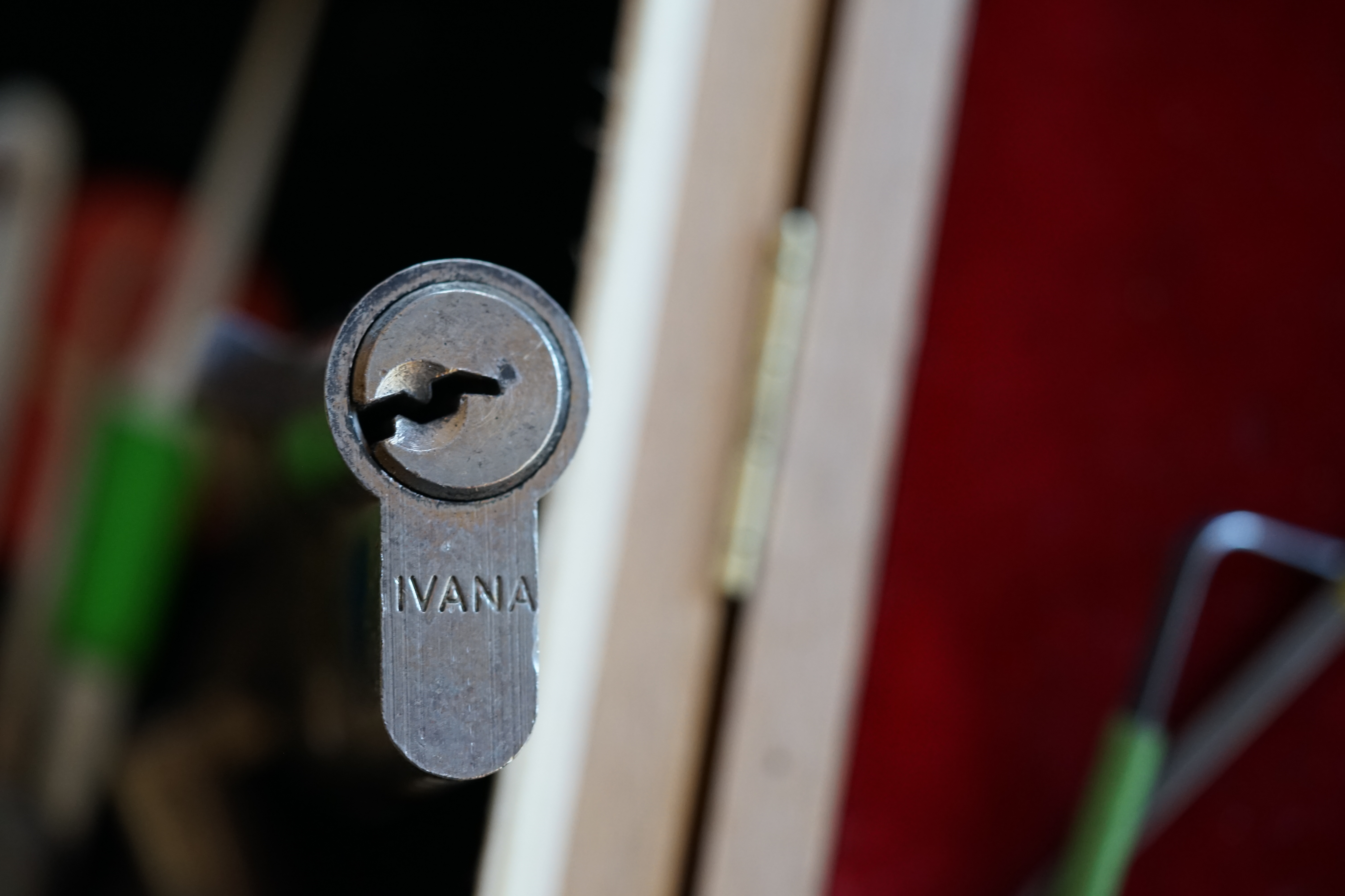 Julius Adolf Petersen (* 7. Oktober 1882 in Hamburg als Julius Adolph Petersen[1]; † 21. November 1933 ebenda[2]) war ein Berufsverbrecher und Kneipenwirt in Hamburg-Barmbek, genannt „Lord von Barmbeck“ (Barmbek wurde damals noch mit „ck“ geschrieben). Leben Im Keller dieses Hauses betrieb Petersen seine Kneipe Petersen stammte aus Hamm-Süd. Er wuchs in ärmlichen Verhältnissen auf und zog 1896 mit seinen Eltern in die Heitmannstraße im südlichen Barmbek. Ab 1904 betrieb er eine Kneipe an der Ecke Beim Alten Schützenhof und Bartholomäusstraße, in der Kohlearbeiter und Einbrecher verkehrten. Er wurde der Kopf einer Verbrecherbande, die bis zu 200 Mitglieder gehabt haben soll und die erst „Barmbecker Einbrechergesellschaft“, später „Petersen-Konzern“ genannt wurde. Einige seiner Mitganoven wurden „Lockenfietsche“, „Rabenmax“ oder „Schlachterkarl“ genannt. Seine Kneipe nannte Adolf gerne „Kaschemme“ und sein Werkzeug zum Aufbrechen der Geldschränke „Knabbergeschirr“. Sich selbst nannte er in seinen Lebenserinnerungen (1927 im Gefängnis Fuhlsbüttel geschrieben) einen „bockbeinigen Mephistojünger, dem Fluch der bösen Tat erlegen“. Die Hamburger Polizei legte im Laufe der Zeit 20 Meter Akten über ihn an, 200 Delikte wurden im Laufe der Jahre gegen ihn verhandelt, 400 Personen mussten dabei aussagen, 3000 Haftbefehle wurden nach seinen umfänglichen Geständnissen ausgestellt. Den Beinamen „Lord von Barmbeck“ erhielt er wegen seiner stets korrekten Kleidung und seiner Ganovenehre, nach der geschnappte Bandenmitglieder mit guten Verteidigern und ihre Familien mit Unterstützung versorgt wurden. Aus seiner Ehe mit Helmi Petersen (gleichnamig, aber nicht verwandt) ging sein Sohn Hatzel hervor. Nach seiner Scheidung lebte er mit Frieda Goedje zusammen. 1920 wurde er durch den Überfall auf das Postamt in der Susannenstraße, bei dem er und ein Komplize 221.000 Mark erbeuteten, stadtbekannt. Nach Verbüßung mehrerer mehrjähriger Haftstrafen wegen Einbruch, Diebstahl und Raub erhängte er sich 1933 im Untersuchungsgefängnis. Petersens Lebensgeschichte wurde 1973 von Ottokar Runze unter dem Titel Der Lord von Barmbeck verfilmt. Martin Lüttge spielte die Hauptrolle. Im Jahre 2005 wurde im Hamburger St. Pauli Theater das biographische Stück Der Lord von Barmbeck von Frank Göhre, Ulrich Tukur und Ulrich Waller aufgeführt. In den Jahren 2011 bis 2013 gab es Planungen, das Haus der ehemaligen Kneipe abzureißen. Nach Protesten aus der Anwohnerschaft wurde das Haus unter Denkmalschutz gestellt und ab dem Herbst 2013 aufwendig saniert. Die dabei entstehenden Eigentumswohnungen wurden unter „Lord-von-Barmbeck“ hochpreisig angeboten. Ein Café an der Kreuzung Beim Alten Schützenhof und Bartholomäusstraße ist in Anlehnung an Petersens Spitznamen benannt. Literatur • Petersen, Julius Adolf. In: Franklin Kopitzsch, Dirk Brietzke (Hrsg.): Hamburgische Biografie. Band 2. Christians, Hamburg 2003, ISBN 3-7672-1366-4, S. 319–320. • Julius Adolf Petersen und Helmut Ebeling (Hrsg.): Der Lord von Barmbeck : Das Leben des berüchtigten Ein- und Ausbrechers Julius Adolf Petersen, von ihm selbst erzählt, Rowohlt Verlag, Reinbek bei Hamburg 1973. Weblinks • Literatur von und über Julius Adolf Petersen im Katalog der Deutschen Nationalbibliothek • Marko Rösseler: Im Dezember 1927 - Der Einbrecher Adolf Petersen schreibt im Gefängnis seine Memoiren WDR ZeitZeichen vom 22. Dezember 2022. (Podcast)