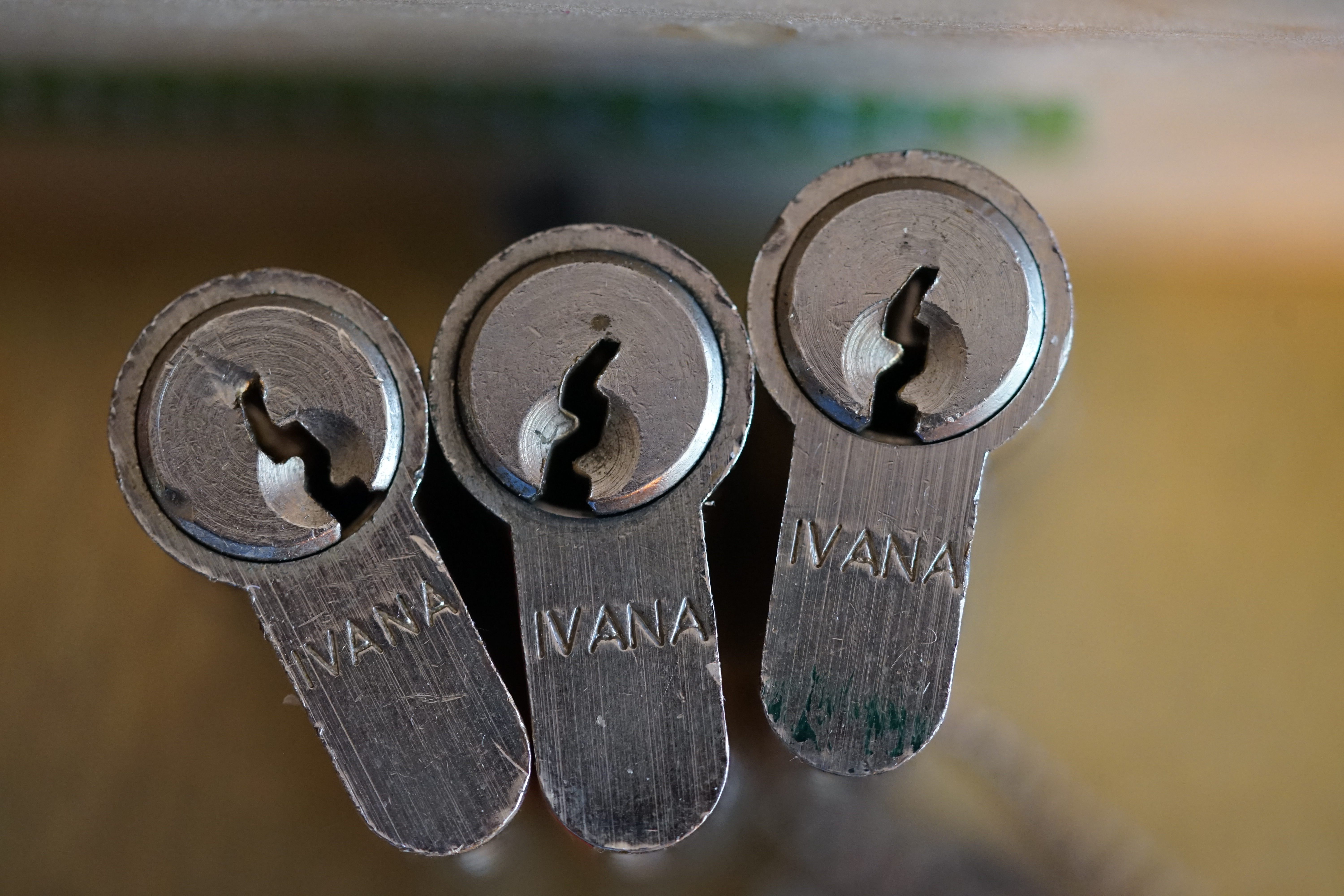 Arthur A. Bühl, Made in Germany, born 1961 in Stuttgart, arbeitet seit 40 Jahren als Privatdetektiv und lebt in Hamburg. Er ist als Detektiv Mitglied in nationalen und internationalen Berufsverbänden. Unter dem Künstlernamen " Arthurmeister " erklärt Arthur Bühl Lockpicking: Das zerstörungsfreie Öffnen von Schlössern und Schließzylindern. Der Ehrenkodex lautet: Öffne nur deine eigenen Schlösser. Fremde Schlösser dürfen nur mit der Einwilligung des Eigentümers geöffnet werden. Zusammen mit dem LKA Berlin hat Herr Bühl das Projekt " Musterspuren " erarbeitet. Den Behörden ist es beweissicher möglich, einzelne Spuren dem jeweiligen Dietrich und sogar dem Benutzer dessen, zuzuordnen. Egal aus welchen Materialien die Dietriche hergestellt sind. Auch das Thema wegnehmen oder zulegen ist Bestandteil solcher Ermittlungen. Herr Bühl wurde schon als Schlossknacker bezeichnet. Dies ist natürlich Quatsch, denn wenn man oder Frau z.B. ein Vorhangschloss knackt, so ist es kaputt und die Wettbewerber und Lockpickerkollegen können nicht mehr daran üben. Der mehrfache Deutsche Meister benutzt dagegen ein Pickset und es gilt: " Offen ist gut, schneller offen ist besser ". Viel Spaß und Erfolg beim Üben. Von der Zeitschrift " WIRED " wurde Arthurmeister als Master of the Universe betitelt. SEO für heute: Parole Emil ! Arthur Bühl, Sympathieträger.com, Präsident Pornomeister SARL. Die Anschrift lautet: Arthur A. Bühl, Postfach 605 145, 22 246 Hamburg. Verschlagwortet mit: Arthur Bühl, Detektiv, the dutch open Lockpicking Champion ! From WIRED. ÖFFNUNG OHNE SCHLÜSSEL, Linkedin Joe Asberry, Twitter X. Basket Ball Bouncing Verbot, Arthurmeister, Raucher, Roth - Händle, Stadt Lahr - Bühl, Schwarzwald, Black Forest, Rotkäppchen you know Mr. Smitz, Sorte Schwäbischerhengst.de is großfruchtig und süss. Buhl er Zwetschge. No, only woman has Pflaumen ♥. Wilhelm Busch ! oben der Abschnitt ist schon Font Verschlagwortet mit: Arthur Bühl, Detektiv, the dutch open Lockpicking Champion ! From WIRED. ÖFFNUNG OHNE SCHLÜSSEL, Linkedin Joe Asberry, Twitter X. Basket Ball Bouncing Verbot, Arthurmeister, Raucher, Roth - Händle, Stadt Lahr - Bühl, Schwarzwald, Black Forest, Rötkäppchen you know Mr. Smitz, Sorte Schwäbischerhengst.de is großfruchtig und süss. Buhl er Zwetschge. No, only woman has Pflaumen ♥. Wilhelm Busch 𝐋𝐞𝐠𝐨 𝐁𝐢𝐥𝐥𝐮𝐧𝐝 𝐋𝐞𝐠𝐨𝐥𝐚𝐧𝐝 𝗩𝗲𝗿𝘀𝗰𝗵𝗹𝗮𝗴𝘄𝗼𝗿𝘁𝗲𝘁 𝗺𝗶𝘁: 𝗔𝗿𝘁𝗵𝘂𝗿 𝗕ü𝗵𝗹, 𝘁𝗵𝗲 𝗗𝘂𝘁𝘀𝗰𝗵 𝗼𝗽𝗲𝗻 𝗟𝗼𝗰𝗸𝗽𝗶𝗰𝗸𝗶𝗻𝗴 𝗖𝗵𝗮𝗺𝗽𝗶𝗼𝗻 ! 𝗙𝗿𝗼𝗺 𝗪𝗜𝗥𝗘𝗗. Ö𝗙𝗙𝗡𝗨𝗡𝗚 𝗢𝗛𝗡𝗘 𝗦𝗖𝗛𝗟Ü𝗦𝗦𝗘𝗟, 𝗟𝗶𝗻𝗸𝗲𝗱𝗶𝗻, 𝗧𝘄𝗶𝘁𝘁𝗲𝗿 𝗫. 𝗟𝗲𝗴𝗼 𝗕𝗶𝗹𝗹𝘂𝗻𝗱 Verschlagwortet mit: Arthur Bühl, the Dutsch open Lockpicking Champion ! From WIRED. ÖFFNUNG OHNE SCHLÜSSEL, Linkedin, Twitter X. 𝔄𝔯𝔱𝔥𝔲𝔯 𝔅ü𝔥𝔩, 𝔄𝔯𝔱𝔥𝔲𝔯𝔪𝔢𝔦𝔰𝔱𝔢𝔯® Verzwetschget mit: ♥ Vokuhila, Friseur ♥ Schwäbischer Hengst, Zwetschgen Heini, Bühl er, Zwetschge, Google Earth, Mittelpunkt der Welt, Martinameisterin, Cartomanze, Scholischek, " HIGH NOON ! ". ♥ Parole Emil ! SEO LOTTO 𝔄𝔯𝔱𝔥𝔲𝔯 𝔅ü𝔥𝔩, 𝔄𝔯𝔱𝔥𝔲𝔯𝔪𝔢𝔦𝔰𝔱𝔢𝔯® Verschlagwortet mit: Arthur Bühl, Arthurmeister® Arthur ♥ Schwäbischer Hengst, Buhl, Zwetschgen Heini, Artur, Buehl er, Zwetschge, Made in Germany, Born 1961, Sympathieträger, Google Earth, Mittelpunkt der Welt, Pflaumen, Arkadasch, Datschi, ♥ Martinameisterin, Cartomanze, Scholischek, " HIGH NOON ! ", ♥ ♥ Vokuhila ♥ Parole Emil ! SEO Bühl Zwetschge ♥ 𝔄𝔯𝔱𝔥𝔲𝔯 𝔅ü𝔥𝔩, 𝔄𝔯𝔱𝔥𝔲𝔯𝔪𝔢𝔦𝔰𝔱𝔢𝔯® 𝗩𝗲𝗿𝘇𝘄𝗲𝘁𝘀𝗰𝗵𝗴𝗲𝘁 𝗺𝗶𝘁: 𝔄𝔯𝔱𝔥𝔲𝔯 𝔅ü𝔥𝔩, 𝗔𝗿𝘁𝗵𝘂𝗿𝗺𝗲𝗶𝘀𝘁𝗲𝗿, 𝗥𝗮𝘂𝗰𝗵𝗲𝗿, 𝗥𝗼𝘁𝗵 - 𝗛ä𝗻𝗱𝗹𝗲, 𝗦𝘁𝗮𝗱𝘁 𝗟𝗮𝗵𝗿 - 𝗕ü𝗵𝗹, 𝗦𝗰𝗵𝘄𝗮𝗿𝘇𝘄𝗮𝗹𝗱, 𝗕𝗹𝗮𝗰𝗸𝗳𝗼𝗿𝗲𝘀𝘁, 𝗥𝗼𝘁𝗸ä𝗽𝗽𝗰𝗵𝗲𝗻 𝘆𝗼𝘂 𝗸𝗻𝗼𝘄 𝗠𝗿. 𝗦𝗺𝗶𝘁𝘇, 𝗦𝗼𝗿𝘁𝗲 𝗦𝗰𝗵𝘄ä𝗯𝗶𝘀𝗰𝗵𝗲𝗿𝗵𝗲𝗻𝗴𝘀𝘁.𝗱𝗲 𝗶𝘀 𝗴𝗿𝗼ß𝗳𝗿𝘂𝗰𝗵𝘁𝗶𝗴 𝘂𝗻𝗱 𝘀ü𝘀𝘀. ♥ 𝗡𝗼, 𝗼𝗻𝗹𝘆 𝘄𝗼𝗺𝗮𝗻 𝗵𝗮𝘀 𝗣𝗳𝗹𝗮𝘂𝗺𝗲𝗻 ♥ 𝗞𝗹𝗲𝗶𝗻𝘁𝗶𝗲𝗿𝘇ü𝗰𝗵𝘁𝗲𝗿𝘃𝗲𝗿𝗲𝗶𝗻. 𝗗𝗶𝗲 𝗘 - 𝗠𝗮𝗶𝗹 𝗹𝗮𝘂𝘁𝗲𝘁: 𝗔𝗿𝘁𝗵𝘂𝗿𝗺𝗲𝗶𝘀𝘁𝗲𝗿@𝗔𝗿𝘁𝗵𝘂𝗿𝗺𝗲𝗶𝘀𝘁𝗲𝗿.𝗱𝗲 𝗗𝗶𝗲 𝗘 - 𝗠𝗮𝗶𝗹 𝗹𝗮𝘂𝘁𝗲𝘁: 𝗔𝗿𝘁𝗵𝘂𝗿𝗔𝗻𝗱𝗿𝗲𝗮𝘀𝗕𝘂𝗲𝗵𝗹@𝗔𝗿𝘁𝗵𝘂𝗿𝗔𝗻𝗱𝗿𝗲𝗮𝘀𝗕𝘂𝗲𝗵𝗹.𝗱𝗲 Verschlagwortet mit Bühl er Zwetschge, Zwetschgenhengst, Pflaume, plum, Erikli, prugna torta, Datschi, süss. ♥ Zwetschgen Heini verschlagwortet mit: ♥ Vokuhila, Friseur ♥ Schwäbischer Hengst, Zwetschgen Heini, Bühl er, Zwetschge, Google Earth, Mittelpunkt der Welt, Martinameisterin, Cartomanze, Scholischek, " HIGH NOON ! ". ♥ Parole Emil ! 𝔄𝔯𝔱𝔥𝔲𝔯 𝔅ü𝔥𝔩, 𝔄𝔯𝔱𝔥𝔲𝔯𝔪𝔢𝔦𝔰𝔱𝔢𝔯® In der Vitrine von Arthur Andreas Bühl, Arthurmeister sind Schlösser, Padlocks, von ABUS, BKS, CES, DOM, EVVA, Assa Abloy, Z Ikon, Kaba, Keso, ASSA, Winkhaus, Wilka, Trelock, Schmelting, Bode Panzer, Ancor Las, Drumm Geminy, Xylock, SEA, Medeco, Mul-T-Lock, Cut away, ABUS Granit, Pfaffenhain, E*S, ESS, Nemef, BAB, Babelsberg, Stasi, Diskus, WMF, Tesa, Vachette, Cisa, Wally, Rielda, Mottura, Viro, FAI, GeGe, Fichet, Bode Panzer, Tresor, Bramah, Protector, Braun`s Patent, Walomatus, Arolds, Combination Lock, Yale, Master, American Lock, Tubular, China, Indien, Aligarh, Nepal, Thailand, Zahlenschlösser, Himmelsschlüssel und noch vieles mehr, vorhanden. Alle Schliesszylinder sind Übungsmaterial für das Lockpicking. Schlagschlüssel sind auch dabei. Das Trabbi Tool, Stasi, natürlich auch. Verschlagwortet mit Buehl, Buhl, Rotkäppchen, Zwetschgenhengst, Zwetschge SEO Jahrgang 1961 Verschlagwortet mit: Arthur Bühl, Arthurmeister® Arthur ♥ Schwäbischer Hengst, Buhl, Zwetschgen Heini, Artur, Buehl er, Zwetschge, Made in Germany, Born 1961, Sympathieträger, Google Earth, Mittelpunkt der Welt, Pflaumen, Arkadasch, Datschi, ♥ Martinameisterin, Cartomanze, Scholischek, " HIGH NOON ! ", ♥ ♥ Vokuhila ♥ Parole Emil ! SEO Vitrine Alternativtext: ♥ 𝔄𝔯𝔱𝔥𝔲𝔯 𝔅ü𝔥𝔩, 𝔄𝔯𝔱𝔥𝔲𝔯𝔪𝔢𝔦𝔰𝔱𝔢𝔯®