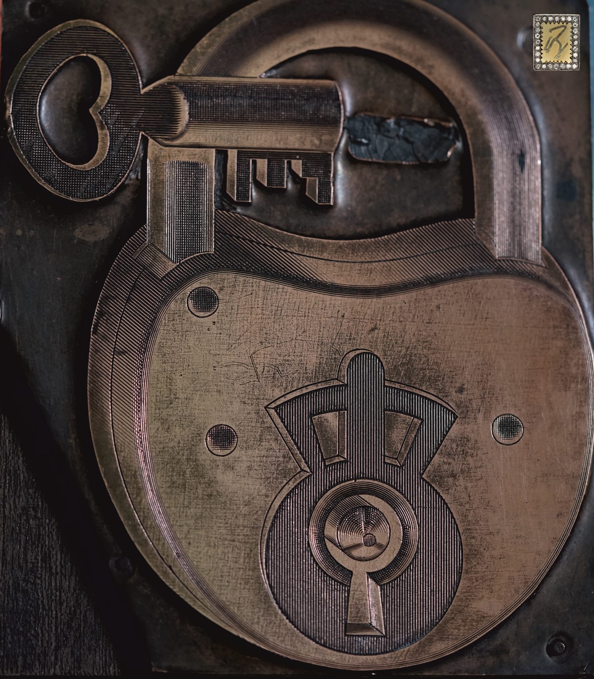 Arthur Bühl, Arthur meister ®, Lockpickerherz ®, Schlossherz ®, Porno meister ® Carsten Jasner, MUT PROBEN ! Das Leben ist tödlich. Aber es muß nicht sterbenslangweilig sein. In diesem Buch werde ich ab Seite 139 in dem Kapitel: Mut zur Lücke, Loch im Tresor. Todsichere Systeme und wie man sie knackt wie folgt beschrieben: Ein Mann mit Pferdeschwanz sitzt hoch konzentriert am Werktisch. Sein Blick ist ins Nichts gerichtet. Für das was er tut, braucht er seine Augen nicht, er sieht mit dem kleinen Stahlhaken zwischen seinen großen Fingern, mit denen er sich einen Weg in das Schicherheitsschloss bahnt. Er gleitet in die ölige Innenwelt, ertastet Wände, Widerstände, Ausbuchtungen. Er fühlt schließlich die genaue Position der Stifte, rastet einen nach dem anderen ein. Diese Momente, sagt der Zweimeter mann, seien " Vorboten zum Orgasmus " ! Arthur Bühl, von seinen zahlreichen Bewunderern " ARTHURMEISTER " genannt, ist einer der Besten bei den Sportsfreunden der Sperrtechnik, einem Verein in dem sich bundesweit rund fünfzehnhundert Mitglieder in sechzehn Ortsgruppen treffen, um in ihrer Freizeit Schlösser zu knacken. Ins Leben gerufen hat den Verein Arthur Bühl und sein Freund Steffen Wernèry, ein Mitbegründer des Caos Computer Club. Digital hacken oder analog knacken - für Wernèry gibt es da keinen Unterschied. Hier wie da treibt ihn der rebellische Reiz, Lücken im System zu finden, die Verkäufer als todsicher preisen. " Doch sicher ist nur, daß alles aufgeht " ! Dafür sort die Lust, die jeder kennt: Schatzkammern zu betreten, Geheimnisse zu entschlüsseln, Widerstände zu überwinden, Verbotenes zu tun, sich Zugang zu veerbogenen Ecken und Winkeln zu verschaffen. Die " Sportsfreunde " treibt diese Lust seit ihrer Kindheit um. Wernèry bog mit zwölf Jahren seinen ersten Dietrich aus einem Kleiderbügel und sperrte seine Lehrer ein. Der kleine Arthur bekam eine Ahnung von seinem Talent, als es ihm gelang, die Spardose schlüssel - und zerstörungsfrei zu entriegeln. Heute triumphiert er als mehrfacher Deutscher Meister im sogenannten Lockpicking, dem Öffnen von Schlössern unter Wettkampfbedingungen. Immerhin siebenundsechzig Jahre lang war das erste Sicherheitschloss der Welt tatsächlich ein Sicherheitsschloss. Der englische Tüftler Joseph Bramah, der so nützliche Dinge erfand wie eine Banknoten - Nummeriermaschine und eine Zapfanlage, die heute noch in britischen Pubs Bier in Gläser sprotzt, ersann 1784 ein Zylinderschloss, daß als unbezwigbar galt - bis 1851 ein professioneller Knacker nach sechzehn Tagen engagierten Stocherns das Ding öffnete. Dieser Akt war ein Schlüsselerlebnis in der Beziehung zwischen Mensch und Mechanik. Ein Sieg der lebendigen Sinne über ein sprödes System - zu einer Zeit, da die Gesellschaft sich dem stampfenden Rhythmus der Industrialisierung unterwarf und der Glaube an das Heil der Technik verdrängte. Lockpicking wurde zu einem populären Sport, der Helden schuf. In den dreißiger Jahren des 20. Jahrhunderts etwa gelangte ein Prister zu Weltruhm, weil er reihenweise sowohl als einbruchsicher gepriesene Tresore als auch " ausbruchsichere " Gefängnisschlösser entriegelte. " Der schwerste Schrank hat seine Schwächen, er läßt sich ohne Müh erbrechen " ! - diese alte Panzerknacker Weisheit hat nach wie vor Gültigkeit; sie hängt über den Köpfen der Hamburger Lockpicker. Arthurmeister braucht für handelsübliche Stiftschlösser, die fast jede Wohnungstür zieren, zwischen zehn Sekunden und fünf Minuten, je nach Hersteller. Bohrmuldenschlösser, die bei der Deutschen Post, auf Flughäfen und in Atomkraftwerken verwendet werden, sind vor ihm ebenso wenig sicher. Er nutzt dabei mechanische Ungenauigkeiten, winzige Spielräume, die sich bei der Herstellung nicht vermeiden lassen und zehnmal dünner sind als ein Haar. Ein paar Mal klickt es, der Meister dreht den Zylinder, streicht seine Haare zurück, steckt sich eine Zigarette an. " Tja " sagt er, " und wenn man dann das Schloss aufkriegt - das ist ein geiles Gefühl ! " Ich habe dann später den Jasner in Berlin angerufen. Bei dem Telefonat kam lediglich heraus er wüßte von dem Interview nichts mehr und wolle auch nichts mehr wissen. Da habe ich noch bemerkt, er hätte auf dem Lockpicking " Bunten Nachmittag " nicht so nerven brauchen, wenn er dann doch so einiges durch den " Tüddel " kriegt. Taged mit: Spiel nicht mit den Schmuddelkindern ! Verzwetschget mit: Bühl Arthur, Bühl Wappen, Bühl Fahne, Bühl Urkunde, Bühl Patent, Bühl achteck, Zwetschgenhengst, Zwetschgenfest, Meister Arthur, Bühler Zwetschge Arthur Andreas Bühl, Detektiv, Privatdetektiv, Hamburg,Germany, Siegel Ring.