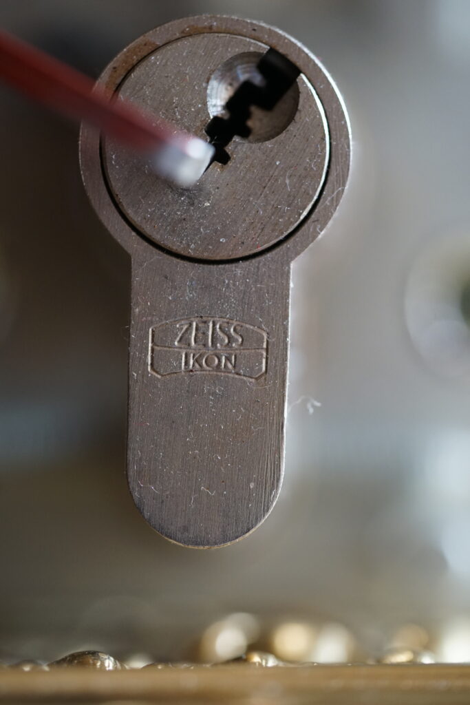 Bühl Arthur Andreas, Wiki, Fandom, Arthurmeister ®,Lockpickerherz ® Schlossherz ®, Porno meister ®, Seo: Kuchen für den Stammtisch Zuerst einmal eine schmöken. Martina überlegt: Was bringe ich zum Cartomanzenstammtisch im Hasenstübchen mit ? Wofür muß ich kein Korkengeld bezahlen ? Es bleibt beim selbstgebackenem. Was paßt heute zu Sößchen`s und zur Bailiy`s Runde ? und Zack Zack was jetzt: Haselnuss, nö heute nicht; hatten wir schon. Zitronenkuchen mit Glasur, na passt nicht zu den Stößchen`s ! Ah, der Arkadasch hat zuletzt meinen Sandkuchen gelobt. Wie der von der Oma seines Schwippschwagers Mutter väterlicherseits. Was brauchte ich nochmal; ja außer Gefühl und den Herd vorwärmen. Zutaten natürlich und gleich auch die Rührschüssel wackelfest hinstellen, ja und jetzt, nein nein, keine rauchen sondern zuerst die Gugelhupfform mit Margarine an den Fingern einreiben. Gleichmäßig. Und nicht vergessen: Gries, Hartweizengries, also einen halben Esslöffel verteilen, schwenken, so da? überall etwas Gries, grizzelig sich in der Form auf der Margarine verteilt. Ja warum ? Warte mal nach dem Backen ab ! So, jetzt das halbe Pfund warme Butter, 100 Gramm Zucker - ja genau nur ein Heck Zucker. In anderen Rezepten wir zwar 250 Gramm geschrieben. Nein, 80 bis 100 Gramm reichen völlig. Wenn man oder Frau auch an die Stößchen`s denkt. Na eine Tasse voll eben. Den Mixer leihe ich mir wieder vom netten Nachbarn von neben an. Der darf dann auch ein bisschen naschen. Kein Strom ? Dann heißt es: mit dem Kochlöffel rühren und schlagen: und das eine halbe Stunde ! Also Mixer. Und jetzt: 4 Eier ! Ja natürlich reichen normale Hühnereier. Achtung ! keine Eierschalenstücke in die Schüssel ! Und: wieder rühren, rühren, ja so das eine homogene Masse entseht. Homogen, na fluffig, eine schön gut vermengte Teigmasse ebend ! So, und jetzt mit dem Messbecher 300 Gramm Mehl, na Weizenmehl Typ 405 abwiegen. Kein Messbecher ? dann 3 volle Tassen Mehl eben. Tassen und keine Becher. Die in eine Schüssel geben. Und jetzt vergiss nicht das Backpulver: 1 Standardpäckchen, 16 Gramm, orginal Backin von Dr. Oetker. Ja, auch wenn die KI sagt 16 Gramm wären für 500 Gramm Mehl vorgesehen. Rein damit, das ganze Päckchen und das wichtigste jetzt: Das Mehl und das Backpulver nach und nach aus dem Messbecher oder der Schüssel unter ständigem rühren und langsam, na also einrieseln lassen, langsam, rühren und rühren bis es wieder die schöne fluffige, lockere, samtige Masse gibt. So und jetzt: Der Teig ist etwas fest, na bei dem Wetter heute, ein Schuss Schlagsahne dazu. 1 Schuss ist ein Schnapsgläschen voll. 2 Kleckse eben. Ja, weiter rühren natürlich bis es wieder samtig wird. Und jetzt mit einem Kinderfeind, also Teigschaber, ja, so ein Stiel mit dem weißen Gummi drum rum den Teig in der Rührschüssel aufnehemen und mit einem Batscher den Teig gleichmäßig, in der Schüssel verteilen und vertreichen, nach und nach mit dem Schaber dem alten Kinderfeind so glätten, daß die Oberfläche einfach glatt ist. Der Backofen ist ja vorgeheizt ? na dann erstmal setzen und eine schmöken. Nein: Erst die Schüssel, den Schaber, den Batscher und die Messbecher gründlich mit Spüli ausspülen und abwaschen. Nicht rumstehen lassen, sondern unverzüglich abgtrocknen und wieder richtigst wegräumen. 150 Grad, Umluft und 72 Minuten bei geschlossener Klappe, nein Ofenklappe backen lassen. Für einen Gasherd heißt das übersetzt: möglichst weit oben, auf die mittlere Schiene gestellt bei geringerer Hitze etwas länger backen lassen. Aufpassen ! mit einem Zahnstocher prüfen. Ja, reinpiksen halt und wenn noch Teig am Holz klebt: weiter backen ! und riechen ! aber nicht zu lange backen. Wenn es raucht ist es ein Brandling ! Klappe auf, mit Hilfe eines Handtuches die heiße Backform rausholen und mit einem Handtuch auf den Tisch stellen. Beim auskühlen, ja rauchen Bild et, ja schon ein viertel Stündchen. Teller drauf, auf einmal Stürzen, na mit Wucht, in einem Zug schnell umdrehen. So und wenn der Kuchen jetzt gut rausgeht dann hast du die Form richtig gefettet. Da fällt mir wieder ein ! ich hab doch noch ne Ritter Sport Vollmilch vom Nachbarn zu liegen. 16 Stückchen, ab in eine Glasschüssel, na kann auch Porzellan sein. Nur kein Plastik. In den abkühlenden Backofen stellen. Bis die Schokolade streichbar ist. Notfalls stellst du die Schüssel auf einen mit kochendem Wasser gefüllten Topf. So und jetzt die Schokolade überall gleichmäßig verteilen und nicht auf den Rand kleckern ! Womit: Mit der Gummifotze natürlich ! Gleichmäßig ! Jetzt stehen lassen. Nein : keine rauchen, zuerst die Gummifotze und die Schüssel mit der Schmierschokolade abwaschen ! Den Kinderfeind darfst du ablecken. Abtrocknen und wegräumen. Sofort ! Subito. Eine rauchen, Kuchen ausgekühlt, Haube drüber, Droschken Dieter anrufen, Haare schön und ab ! Im Hasenstübchen schreit Arkadasch: Hey Cartomanze ! Tagged with: Bühl, Stadt Bühl, Bühler Zwetschge, Bühl Wappen, Bühl Fahne, Bühl Design, Bühl Sign, Bühl Arthur, Zwetschgenhengst, Bühl Zwetschgenfest, Meister Arthur, Meister Porno, Porno Master, Arthur Andreas Bühl, Privatdetektiv, HAM. Bühl. Arthur Andreas Bühl. Hier ist die rasende Uschi von der Bild et und schreibt mit der neuen KI Arthurmeister den neuen SEO Text für 2025. KI-worldwide.de Der Sympathieträger ist in Stuttgart, Baden - Württemberg geboren. Der Detektiv lebt in HAM, ist im Dienste der Wahrheitsfindung unterwegs, BUDEG. H1 Text der SEO schreibt: Hamburger knackte 1000 ( tausend ) Schlösser, Bild Zeitung, Performancekünstler, Xing, Arthurmeister `s Jukebox im Hasenstuebchen, Slow Hand - Pointer Sisters, Joy Flemming. 𝔄𝔯𝔱𝔥𝔲𝔯 𝔅ü𝔥𝔩, 𝔄𝔯𝔱𝔥𝔲𝔯𝔪𝔢𝔦𝔰𝔱𝔢𝔯® VereinsWiki / Fandom, Arthur Bühl. Bühl, Arthur, Jahrgang 1961, Made in Germany, Detektiv or Private Investigator, Performancekünstler und Lockpicker aus Hamburg erzählt in seinem Leporello wahre Geschichten aus dem Hasenstuebchen, Bunny Hall, Stammtisch, Fuhlsbüttel. Kaba Days Im Europapark Rust: Unternehmensschutz im Fokus, dorma kaba, Deutschland, praktische Vorführung von Arthur Buehl, Sportsfreunde. Koksa Vereinsauflösung taz Ein bisschen Ruhe bitte ! Arthur Bühl, der Weltbeste aus Stuttgart mit Wohnsitz im Lockpickermekka Hamburg ist auch Deutscher Meister. slideplayer: but Jesus is the only Masterwho can unlock the human soul. But there is another obvious difference between Arthurmeister and the " Jesusmeister " that connects today´s story to our lives. The tools that Arthur Bühl collected are mostly from the Stasi. Schlossherz, Lockpickerherz, Pornomeister, Bühl Fahne, Bühl Wappen, Bühl Stadt Wappen, UHU Linkedin Arthur Bühl, Arthurmeister, Präsident, Performance, Bundesverband für Detektive und Ermittler, Budeg. Arthur Andreas Bühl, EverybodyWiki Bios&Wiki, 27.03.61,Stuttgart, auch unter dem Pseudonym Arthurmeister bekannt, ist mehrfacher Deutscher Meister im Lockpicking. Koksa.Org Vereinsauflösung, Arthur Bühl, Arthurmeister, Tagesordnung, Mitgliederversammlung Arthurmeister`s Jukebox im Hasenstübchen by You Tube arthurmeister007, Schloßöffnung. Arthurbuehl@Arthurbuehl, X, Erfreulich ! Schlossindustrie und Elite rücken zusammen ! Verein, Sportsfreunde, Arthur Bühl, Erfahrung. FAZ.net Freizeit: Lockpickern bleibt nichts verschlossen - Doch der Beste der Besten hat alle schon besiegt: Der 42 jährige Kaufmann sitzt in Trachtenkleidung vor einer verrosteten alten Kiste. Preview Jesusmeister Homeleticsonline, At the Dutsch open Lock Picking Championship, Arthur Bühl emerged as the champion. No one picks locks as well as he does. Arthurmeister Phila-Locksmith Arthur Bühl Lock Picking Legend, Mr. Bühl, tool, nl, Sneek. Unter Knackern, jungle.world. Welt.de Die Kunst Sclösser ohne Schlüssel zu öffnen, Vereins-Mitbegründer und Vize Präsident trägt seine Leidenschaft schon auf der Krawatte: Sie ist blau mit gelben Schlüsseln drauf. The Master Touch: Lockpicker in the world Arthur Bühl. He`s this six-seven German private Investigator. He has this. The international Competition Whre Master Lock-Pickers… Arthur Bühl, the Dutsch Open Lock-picking champion. Charles Graeber … Arthurmeister standing above them all, with a beer stein in one hand and a cigarette in …. Wired.com Securitylaboratories.org, Arthur Bühl. Phila-locksmith.com - Arthur Bühl Lock Picking Legend, can see intimidating man. Toool, LockCon. Arthurmeister. Hailing from Hamburg, he is among a legion of German lock picker who have estabished their country as one of the top producers of master lock pickers. Slate.com Lock Picking: a arte de arrombar cadeados - Nascido em Hamburgo, o alemao Arthur Bühl é provavelmente um dos nomes mais conhecidos do submundo do lock picking. Conhecido nesse Círculo… Sportsfreunde Slik hacka vi i Norge pa 90-tallet Arthur Bühl PlusPedia, Arthur Andreas Bühl, Legend taz.de Ein bisschen Ruhe bitte Arthur Bühl, der Weltbeste aus Stuttgart mit Wohnsitz im Lockpickermekka Hamburg .. Telefonbuch, Meisterschaften. Jungle.World - Da hat auch Arthur Bühl, genannt " Arthurmeister ", durchaus Chancen auf weitere Titel für seine große Sammlung. " Scheiße ", brüllt der aus … The Lock Busters, Charles Graeber, Schließzylinder, Lock Picking, metallpinnen. Spiegel, Lockpicker: Die schnellsten Schlossknacker Deutschlands. Arthur Meister Bühl, Arthurmeister, ist amtierender Deutscher Meister der Lockpicker. Sein Hobby: Schlösser öffnen - ohne Schlüssel natürlich. media.ccc.de Schlossöffnung bei der Staatssicherheit der DDR ArthurMeister erläutert das operative Vorgehen und die speziellen Werkzeuge zur Schlossöffnung, die von der Staatssicherheit der DDR ……. Flickr Meister Arthur, Arthurmeister / Oberalster VfW Meisterschaft, Picktools.de FoeBud.org Schloß-Öffnen ArthurMeister aus Hamburg, erläutert, wie die Staatssicherheit…. Vortrag Bielefeld. Schlösser knacken: So einfach geht es!!! Gemäß ArthurMeister legt der Verein großen Wert auf den selbstauferlegten Kodex, der sich so… ZDF Lockpicking Reportage Boston Magazine.com The joy Lock Club The Arthurmeister was one of the top lock pickers in the world, and Towne was just a kid,but to everyone`s surprise - most especially to… Lock Picking 101 toool.us live I did vote arthurmeister when i first saw the site bevor the discussion on it startet but only……. Public Domain 147 Schloß-Öffnen ArthurMeister Bühl aus Hamburg, Gründungsmitglied…. Impressioning games Jos and Arthurmeister Aufsperrstunde ArthurMeister, ein Riesenkerl mit süddeutschem Akzent…. blogs.com Jesus, the Lock-Picker! - HOMELETICS - That might be a bit much, but nonetheless they call him the Arthurmeister! and then ther`s the JesusMaster, or Meister, if you will. if you….. Citywide RFID Master Arthurmeister Dezember / 2012 / SSDev Arthurmeister, Workshop, Barry Wels Herr Bühl sagt Danke ! xn-Arthur-bhl-heb.de Arthur Bühl, Detektiv aus Hamburg, Buehl, Siegel. Lockpickerherz.de Pornomeister.de Schlossherz.de Arthurmeister.de Linkedin Arthur Bühl ( Arthurmeister ) - Präsident - Von rechts nach links, Glück bringt`s. X. Linkedin, Detektiv aus Hamburg Acclaimed Lock Picker Explain the Art of Competive Locksport, Schyler Towne, Youtube, Arthurmeister, Gadget Hack. Key Cutting. Master Lock. Datenschleuder. Boston. Jägermeister. Demonstration not for Sale, Muster ohne Wert. Joe Asberry, Bouncing Joe. Angezettelt vom Fanclub. Radio-Eriwan.de Bildbeschreibung, Modula, SEO. Sympathietraeger. Im Prinzip ja, aber…. der Detektiv sei der Gärtner. Bunny Hall, B - Seite Jukebox. Schwarz, rot, gold. Bild Zeitung: Herr der tausend Schlösser. Zeiträuber. Streng vertraulich ! Fandom ! Boston. ABUS, Lock, security. Schlösser und Tresore von Ed Willis, The National Locksmith® - Guide to Modern Safe Locks by Mark Bates Tobias Locks, Safes and Security Markenanmeldung-Pornomeister-®-Praesident-Arthur-Buehl.jpeg Arthur-Buehl-Germany-Wappen-Arthurmeister007@gmail.com-Detektiv-Babyboomer-Sympathietraeger.png 𝔄𝔯𝔱𝔥𝔲𝔯-𝔅ue𝔥𝔩-Wappen-𝔄𝔯𝔱𝔥𝔲𝔯𝔪𝔢𝔦𝔰𝔱𝔢𝔯-®-Von-rechts-nach-links-Glueck-bringts-♥.gif 𝔄𝔯𝔱𝔥𝔲𝔯-𝔅ue𝔥𝔩-𝔄𝔯𝔱𝔥𝔲𝔯𝔪𝔢𝔦𝔰𝔱𝔢𝔯®-Arthur-Buehl-WebTuev®-ges.-gesch.-Die-E-Mail-lautet-Webtuev@WebTuev.de.png Arthur-A.-Buehl-Detektiv-aus-Hamburg-Arthurmeister®-Vitrine-Cut-Lock-veroeffentlicht-Xing-Linkedin-Facebook-Twitter-X.jpg Kaba, Schließzylinder, Zutrittskontrolle, Schlüssel, The Joy Lock Club, Houdini, Keyhole, Schyler, Toool, Lockpicker, Locksport, hulking, Arthurmeister, Linus Yale jr., Convention, Devitent Ollam, Barry Wels, Eddie the wire, Guide to Lockpicking, tools, TSA, approved baggage lock, Pin Tumbler, Medeco, Practical Lockpicking, Jakko Fagerlund, Javadi, open in Thirty Seconds, Sport, Schließkanal, Zylinder läßt sich drehen, Zeitvertreib, Lockcon, Locks, Security, Locksmith, Tool, bump key, Crypto Phone, Arthur Bühl, Charles Graeber, Arthurmeister ! booms Arthurmeister, Champ Julian, Kryptonite, ready to Rock, Lips, Oh, Arthur he sighs, Beer, Rotation, Vereins - Mitbergründer und Vizepräsident Arthur Bühl trägt seine Leidenschaft schon auf der Krawatte, Spardosenschloss, Understatement, Alles eine Frage der Übung, Geselligkeit, Ausdauer, Disziplin, Vertrauen, Ehrgeiz, Entspannung, Sportler, Hacker CCC, Profipickset, knacken, Zigarettenrauch, Unternehmensschutz im Focus, Zutrittskontrolle, Hahn & Kolb, Werkzeuge, Manipulation, Lösungen, Zylinder, Zeitwirtschaft, Presse BOX, Europa - Park, Kaba, Rust, The Joy Lock Club, Schyler Towne, Boston, Magazin, SSD, Arthur Bühl, a private Detektive from Germany, defeatet an all - Star field of Lockpicker´s to capture the aptey, Marc Weber Tobias ! Jesusmeister, Jesusmaster, Performancekünstler Xing, Hamburger Detektiv Arthur Bühl knackte 1000 Schlösser, Bild Zeitung, Steckbrief, wanted, Siegelring, Wappen Stadt Bühl, Bildbezeichnung, Arthurmeister007@gmail.com, Lockpickerherz, Schlossherz, Arthurmeister, Pornomeister, Arthur Bühl sagt: Junge Besen kehren besser, aber wir alten Bürsten kennen jede Ecke - Merzer. Deshalb habe ich keinen Grund ihnen zu glauben = aber sie möchten es so gern ! Bühl Wappen ges.gesch. für Inhaber Arthur A. Bühl: Im Dienste der Wahrheitsfindung. Im Falle eines Falles, klebt UHU aus Bühl wirklich alles und kurze Zeit drauf, ist alles wieder auf ! Arthur Bühl, Detektiv aus Hamburg und Präsident Pornomeister S.A.R.L Stammtisch Parole. Fandom und vendors. Unverkäufliches Musterexemplar. Demonstration and Example not for sale. Tilt 404. Mr. Smitz spricht: Der Weihnachtsmann, der Weihnachtsmann, hat keine Hosen an. Meisterkatze, BUEHL.-Wappen-ges-gesch-Arthur-Andreas-Buehl-DETEKTIV-Germany-HAM-1961-2061-BUEHL.png, Schlossherz-Arthur-Buehl.png, Arthur-Buehl-Detektiv-und-Sympathietraeger-Arthurmeister-®-Von-rechts-nach-links-Glueck-bringts-♥.png, Arthur-Buehl-Ina-Mueller.png, Arthur-Buehl-Detektiv-Hamburg-von-rechts-nach-links-Glueck-bringts-♥.png, Arthur-Buehl-Siegel-Ring-♥-𝔄𝔯𝔱𝔥𝔲𝔯-𝔅ue𝔥𝔩-𝔄𝔯𝔱𝔥𝔲𝔯𝔪𝔢𝔦𝔰𝔱𝔢𝔯®.jpg, LEGO-Billund-𝔄𝔯𝔱𝔥𝔲𝔯-𝔅ue𝔥𝔩-♥-PADLOCK-WIRED-LEGO-Schloss.jpg, Arthur-Buehl-Arthurmeister®-Europa-Open-Kaba-Days-Europapark-Rust.png, Arthurmeister007@gmail.com Arthurmeister-Mastertouch@Arthurmeister-Mastertouch.de Arthurmeister-Slowhand@Arthurmeister-Slowhand.de ArthurBuehl@ArthurBuehl.de Arthurmeister@Arthurmeister.de Pornomeister@Pornomeister.de Schlossherz@Schlossherz.de Lockpickerherz@Lockpickerherz.de Mr.Smitz@Mr.Smitz.us Sympathietraeger@Sympathietraeger.com Arthur-Buehl@Arthur-Buehl.de Unzenziert@Unzenziert.de Hasenstuebchen@Hasenstuebchen.de Cartomanze@Cartomanze.de Martinameisterin@Martinameisterin.de Seogeister@Seogeister.de Seo-Geister@Seo-Geister.de Scholischek@Scholischek.de Web-Tuev@Web-Tuev.de Webseitentuev@Webseitentuev.de Zwetschgenhengst@Zwetschgenhengst.de Tresorherz@Tresorherz.de Legal1001@Legal1001.de Meisterkatze@Meisterkatze.de Endlich-Raucher@Endlich-Raucher.de EndlichRaucher@EndlichRaucher.de DoubleBrain@DoubleBrain.de Rappermeister@Rappermeister.de meisterArte@meisterArte.de Der-Aufmacher@Der-Aufmacher.de The-Opener@The-Opener.de Geiler-Schwanz@Geiler-Schwanz.de GeileVotze@GeileVotze.de ArthurAndreasBuehl@ArthurAndreasBuehl.de Arthur-Andreas-Buehl@Arthur-Andreas-Buehl.de Katzenveit@Katzenveit.de Schlosstaster@Schlosstaster.de Schnellauf@Schnellauf.de Securator@Securator.org Raucherherz@Raucherherz.de Leporello@Leporello.us Frauenwirt@Frauenwirt.de