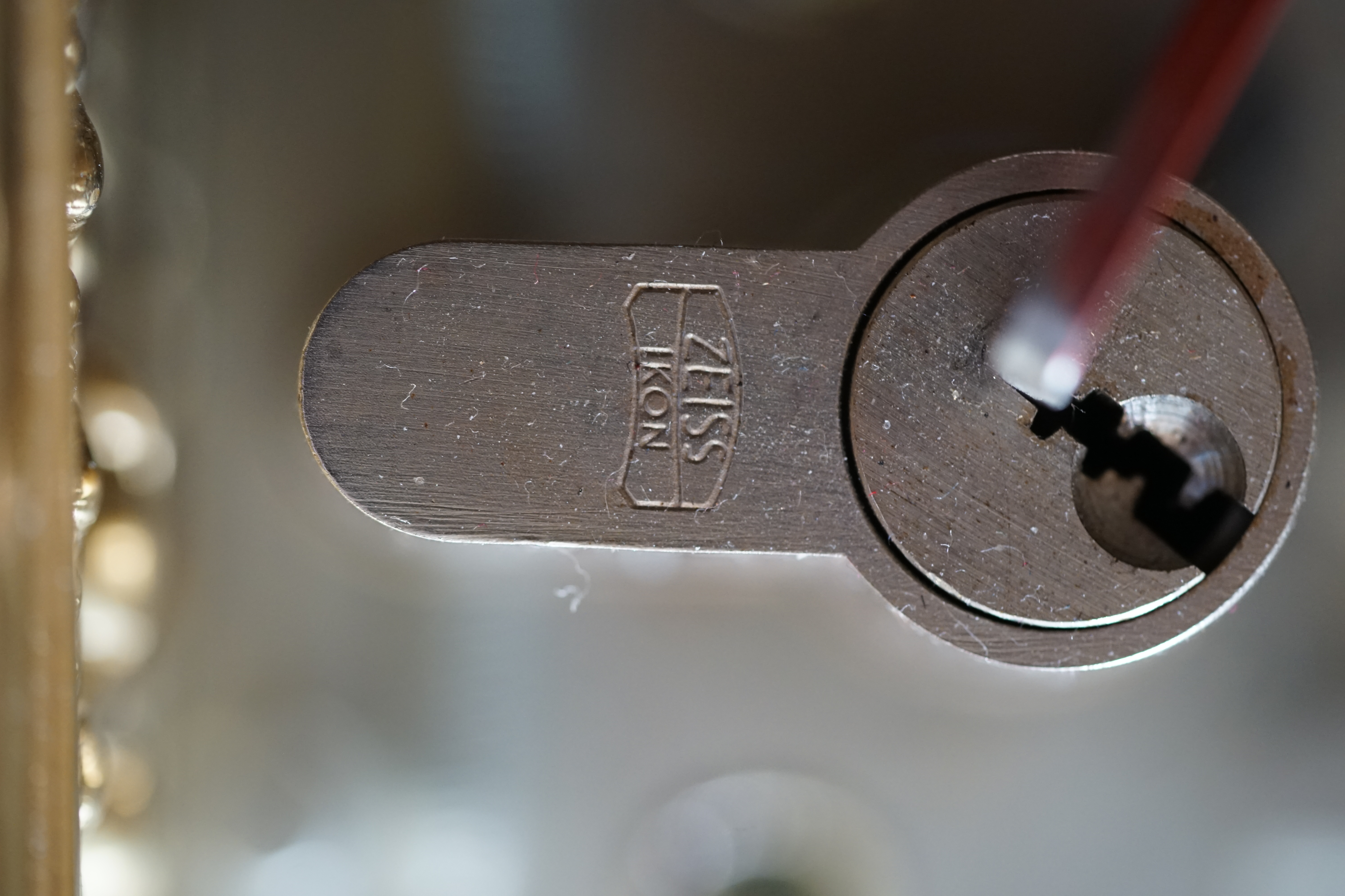 Bühl Arthur Andreas, Wiki, Fandom, Arthurmeister ®,Lockpickerherz ® Schlossherz ®, Porno meister ®, Seo: Kuchen für den Stammtisch Zuerst einmal eine schmöken. Martina überlegt: Was bringe ich zum Cartomanzenstammtisch im Hasenstübchen mit ? Wofür muß ich kein Korkengeld bezahlen ? Es bleibt beim selbstgebackenem. Was paßt heute zu Sößchen`s und zur Bailiy`s Runde ? und Zack Zack was jetzt: Haselnuss, nö heute nicht; hatten wir schon. Zitronenkuchen mit Glasur, na passt nicht zu den Stößchen`s ! Ah, der Arkadasch hat zuletzt meinen Sandkuchen gelobt. Wie der von der Oma seines Schwippschwagers Mutter väterlicherseits. Was brauchte ich nochmal; ja außer Gefühl und den Herd vorwärmen. Zutaten natürlich und gleich auch die Rührschüssel wackelfest hinstellen, ja und jetzt, nein nein, keine rauchen sondern zuerst die Gugelhupfform mit Margarine an den Fingern einreiben. Gleichmäßig. Und nicht vergessen: Gries, Hartweizengries, also einen halben Esslöffel verteilen, schwenken, so da? überall etwas Gries, grizzelig sich in der Form auf der Margarine verteilt. Ja warum ? Warte mal nach dem Backen ab ! So, jetzt das halbe Pfund warme Butter, 100 Gramm Zucker - ja genau nur ein Heck Zucker. In anderen Rezepten wir zwar 250 Gramm geschrieben. Nein, 80 bis 100 Gramm reichen völlig. Wenn man oder Frau auch an die Stößchen`s denkt. Na eine Tasse voll eben. Den Mixer leihe ich mir wieder vom netten Nachbarn von neben an. Der darf dann auch ein bisschen naschen. Kein Strom ? Dann heißt es: mit dem Kochlöffel rühren und schlagen: und das eine halbe Stunde ! Also Mixer. Und jetzt: 4 Eier ! Ja natürlich reichen normale Hühnereier. Achtung ! keine Eierschalenstücke in die Schüssel ! Und: wieder rühren, rühren, ja so das eine homogene Masse entseht. Homogen, na fluffig, eine schön gut vermengte Teigmasse ebend ! So, und jetzt mit dem Messbecher 300 Gramm Mehl, na Weizenmehl Typ 405 abwiegen. Kein Messbecher ? dann 3 volle Tassen Mehl eben. Tassen und keine Becher. Die in eine Schüssel geben. Und jetzt vergiss nicht das Backpulver: 1 Standardpäckchen, 16 Gramm, orginal Backin von Dr. Oetker. Ja, auch wenn die KI sagt 16 Gramm wären für 500 Gramm Mehl vorgesehen. Rein damit, das ganze Päckchen und das wichtigste jetzt: Das Mehl und das Backpulver nach und nach aus dem Messbecher oder der Schüssel unter ständigem rühren und langsam, na also einrieseln lassen, langsam, rühren und rühren bis es wieder die schöne fluffige, lockere, samtige Masse gibt. So und jetzt: Der Teig ist etwas fest, na bei dem Wetter heute, ein Schuss Schlagsahne dazu. 1 Schuss ist ein Schnapsgläschen voll. 2 Kleckse eben. Ja, weiter rühren natürlich bis es wieder samtig wird. Und jetzt mit einem Kinderfeind, also Teigschaber, ja, so ein Stiel mit dem weißen Gummi drum rum den Teig in der Rührschüssel aufnehemen und mit einem Batscher den Teig gleichmäßig, in der Schüssel verteilen und vertreichen, nach und nach mit dem Schaber dem alten Kinderfeind so glätten, daß die Oberfläche einfach glatt ist. Der Backofen ist ja vorgeheizt ? na dann erstmal setzen und eine schmöken. Nein: Erst die Schüssel, den Schaber, den Batscher und die Messbecher gründlich mit Spüli ausspülen und abwaschen. Nicht rumstehen lassen, sondern unverzüglich abgtrocknen und wieder richtigst wegräumen. 150 Grad, Umluft und 72 Minuten bei geschlossener Klappe, nein Ofenklappe backen lassen. Für einen Gasherd heißt das übersetzt: möglichst weit oben, auf die mittlere Schiene gestellt bei geringerer Hitze etwas länger backen lassen. Aufpassen ! mit einem Zahnstocher prüfen. Ja, reinpiksen halt und wenn noch Teig am Holz klebt: weiter backen ! und riechen ! aber nicht zu lange backen. Wenn es raucht ist es ein Brandling ! Klappe auf, mit Hilfe eines Handtuches die heiße Backform rausholen und mit einem Handtuch auf den Tisch stellen. Beim auskühlen, ja rauchen Bild et, ja schon ein viertel Stündchen. Teller drauf, auf einmal Stürzen, na mit Wucht, in einem Zug schnell umdrehen. So und wenn der Kuchen jetzt gut rausgeht dann hast du die Form richtig gefettet. Da fällt mir wieder ein ! ich hab doch noch ne Ritter Sport Vollmilch vom Nachbarn zu liegen. 16 Stückchen, ab in eine Glasschüssel, na kann auch Porzellan sein. Nur kein Plastik. In den abkühlenden Backofen stellen. Bis die Schokolade streichbar ist. Notfalls stellst du die Schüssel auf einen mit kochendem Wasser gefüllten Topf. So und jetzt die Schokolade überall gleichmäßig verteilen und nicht auf den Rand kleckern ! Womit: Mit der Gummifotze natürlich ! Gleichmäßig ! Jetzt stehen lassen. Nein : keine rauchen, zuerst die Gummifotze und die Schüssel mit der Schmierschokolade abwaschen ! Den Kinderfeind darfst du ablecken. Abtrocknen und wegräumen. Sofort ! Subito. Eine rauchen, Kuchen ausgekühlt, Haube drüber, Droschken Dieter anrufen, Haare schön und ab ! Im Hasenstübchen schreit Arkadasch: Hey Cartomanze ! Tagged with: Bühl, Stadt Bühl, Bühler Zwetschge, Bühl Wappen, Bühl Fahne, Bühl Design, Bühl Sign, Bühl Arthur, Zwetschgenhengst, Bühl Zwetschgenfest, Meister Arthur, Meister Porno, Porno Master, Arthur Andreas Bühl, Privatdetektiv, HAM. Bühl. Arthur Andreas Bühl. Hier ist die rasende Uschi von der Bild et und schreibt mit der neuen KI Arthurmeister den neuen SEO Text für 2025. KI-worldwide.de Der Sympathieträger ist in Stuttgart, Baden - Württemberg geboren. Der Detektiv lebt in HAM, ist im Dienste der Wahrheitsfindung unterwegs, BUDEG. H1 Text der SEO schreibt: Hamburger knackte 1000 ( tausend ) Schlösser, Bild Zeitung, Performancekünstler, Xing, Arthurmeister `s Jukebox im Hasenstuebchen, Slow Hand - Pointer Sisters, Joy Flemming. 𝔄𝔯𝔱𝔥𝔲𝔯 𝔅ü𝔥𝔩, 𝔄𝔯𝔱𝔥𝔲𝔯𝔪𝔢𝔦𝔰𝔱𝔢𝔯® VereinsWiki / Fandom, Arthur Bühl. Bühl, Arthur, Jahrgang 1961, Made in Germany, Detektiv or Private Investigator, Performancekünstler und Lockpicker aus Hamburg erzählt in seinem Leporello wahre Geschichten aus dem Hasenstuebchen, Bunny Hall, Stammtisch, Fuhlsbüttel. Kaba Days Im Europapark Rust: Unternehmensschutz im Fokus, dorma kaba, Deutschland, praktische Vorführung von Arthur Buehl, Sportsfreunde. Koksa Vereinsauflösung taz Ein bisschen Ruhe bitte ! Arthur Bühl, der Weltbeste aus Stuttgart mit Wohnsitz im Lockpickermekka Hamburg ist auch Deutscher Meister. slideplayer: but Jesus is the only Masterwho can unlock the human soul. But there is another obvious difference between Arthurmeister and the " Jesusmeister " that connects today´s story to our lives. The tools that Arthur Bühl collected are mostly from the Stasi. Schlossherz, Lockpickerherz, Pornomeister, Bühl Fahne, Bühl Wappen, Bühl Stadt Wappen, UHU Linkedin Arthur Bühl, Arthurmeister, Präsident, Performance, Bundesverband für Detektive und Ermittler, Budeg. Arthur Andreas Bühl, EverybodyWiki Bios&Wiki, 27.03.61,Stuttgart, auch unter dem Pseudonym Arthurmeister bekannt, ist mehrfacher Deutscher Meister im Lockpicking. Koksa.Org Vereinsauflösung, Arthur Bühl, Arthurmeister, Tagesordnung, Mitgliederversammlung Arthurmeister`s Jukebox im Hasenstübchen by You Tube arthurmeister007, Schloßöffnung. Arthurbuehl@Arthurbuehl, X, Erfreulich ! Schlossindustrie und Elite rücken zusammen ! Verein, Sportsfreunde, Arthur Bühl, Erfahrung. FAZ.net Freizeit: Lockpickern bleibt nichts verschlossen - Doch der Beste der Besten hat alle schon besiegt: Der 42 jährige Kaufmann sitzt in Trachtenkleidung vor einer verrosteten alten Kiste. Preview Jesusmeister Homeleticsonline, At the Dutsch open Lock Picking Championship, Arthur Bühl emerged as the champion. No one picks locks as well as he does. Arthurmeister Phila-Locksmith Arthur Bühl Lock Picking Legend, Mr. Bühl, tool, nl, Sneek. Unter Knackern, jungle.world. Welt.de Die Kunst Sclösser ohne Schlüssel zu öffnen, Vereins-Mitbegründer und Vize Präsident trägt seine Leidenschaft schon auf der Krawatte: Sie ist blau mit gelben Schlüsseln drauf. The Master Touch: Lockpicker in the world Arthur Bühl. He`s this six-seven German private Investigator. He has this. The international Competition Whre Master Lock-Pickers… Arthur Bühl, the Dutsch Open Lock-picking champion. Charles Graeber … Arthurmeister standing above them all, with a beer stein in one hand and a cigarette in …. Wired.com Securitylaboratories.org, Arthur Bühl. Phila-locksmith.com - Arthur Bühl Lock Picking Legend, can see intimidating man. Toool, LockCon. Arthurmeister. Hailing from Hamburg, he is among a legion of German lock picker who have estabished their country as one of the top producers of master lock pickers. Slate.com Lock Picking: a arte de arrombar cadeados - Nascido em Hamburgo, o alemao Arthur Bühl é provavelmente um dos nomes mais conhecidos do submundo do lock picking. Conhecido nesse Círculo… Sportsfreunde Slik hacka vi i Norge pa 90-tallet Arthur Bühl PlusPedia, Arthur Andreas Bühl, Legend taz.de Ein bisschen Ruhe bitte Arthur Bühl, der Weltbeste aus Stuttgart mit Wohnsitz im Lockpickermekka Hamburg .. Telefonbuch, Meisterschaften. Jungle.World - Da hat auch Arthur Bühl, genannt " Arthurmeister ", durchaus Chancen auf weitere Titel für seine große Sammlung. " Scheiße ", brüllt der aus … The Lock Busters, Charles Graeber, Schließzylinder, Lock Picking, metallpinnen. Spiegel, Lockpicker: Die schnellsten Schlossknacker Deutschlands. Arthur Meister Bühl, Arthurmeister, ist amtierender Deutscher Meister der Lockpicker. Sein Hobby: Schlösser öffnen - ohne Schlüssel natürlich. media.ccc.de Schlossöffnung bei der Staatssicherheit der DDR ArthurMeister erläutert das operative Vorgehen und die speziellen Werkzeuge zur Schlossöffnung, die von der Staatssicherheit der DDR ……. Flickr Meister Arthur, Arthurmeister / Oberalster VfW Meisterschaft, Picktools.de FoeBud.org Schloß-Öffnen ArthurMeister aus Hamburg, erläutert, wie die Staatssicherheit…. Vortrag Bielefeld. Schlösser knacken: So einfach geht es!!! Gemäß ArthurMeister legt der Verein großen Wert auf den selbstauferlegten Kodex, der sich so… ZDF Lockpicking Reportage Boston Magazine.com The joy Lock Club The Arthurmeister was one of the top lock pickers in the world, and Towne was just a kid,but to everyone`s surprise - most especially to… Lock Picking 101 toool.us live I did vote arthurmeister when i first saw the site bevor the discussion on it startet but only……. Public Domain 147 Schloß-Öffnen ArthurMeister Bühl aus Hamburg, Gründungsmitglied…. Impressioning games Jos and Arthurmeister Aufsperrstunde ArthurMeister, ein Riesenkerl mit süddeutschem Akzent…. blogs.com Jesus, the Lock-Picker! - HOMELETICS - That might be a bit much, but nonetheless they call him the Arthurmeister! and then ther`s the JesusMaster, or Meister, if you will. if you….. Citywide RFID Master Arthurmeister Dezember / 2012 / SSDev Arthurmeister, Workshop, Barry Wels Herr Bühl sagt Danke ! xn-Arthur-bhl-heb.de Arthur Bühl, Detektiv aus Hamburg, Buehl, Siegel. Lockpickerherz.de Pornomeister.de Schlossherz.de Arthurmeister.de Linkedin Arthur Bühl ( Arthurmeister ) - Präsident - Von rechts nach links, Glück bringt`s. X. Linkedin, Detektiv aus Hamburg Acclaimed Lock Picker Explain the Art of Competive Locksport, Schyler Towne, Youtube, Arthurmeister, Gadget Hack. Key Cutting. Master Lock. Datenschleuder. Boston. Jägermeister. Demonstration not for Sale, Muster ohne Wert. Joe Asberry, Bouncing Joe. Angezettelt vom Fanclub. Radio-Eriwan.de Bildbeschreibung, Modula, SEO. Sympathietraeger. Im Prinzip ja, aber…. der Detektiv sei der Gärtner. Bunny Hall, B - Seite Jukebox. Schwarz, rot, gold. Bild Zeitung: Herr der tausend Schlösser. Zeiträuber. Streng vertraulich ! Fandom ! Boston. ABUS, Lock, security. Schlösser und Tresore von Ed Willis, The National Locksmith® - Guide to Modern Safe Locks by Mark Bates Tobias Locks, Safes and Security Markenanmeldung-Pornomeister-®-Praesident-Arthur-Buehl.jpeg Arthur-Buehl-Germany-Wappen-Arthurmeister007@gmail.com-Detektiv-Babyboomer-Sympathietraeger.png 𝔄𝔯𝔱𝔥𝔲𝔯-𝔅ue𝔥𝔩-Wappen-𝔄𝔯𝔱𝔥𝔲𝔯𝔪𝔢𝔦𝔰𝔱𝔢𝔯-®-Von-rechts-nach-links-Glueck-bringts-♥.gif 𝔄𝔯𝔱𝔥𝔲𝔯-𝔅ue𝔥𝔩-𝔄𝔯𝔱𝔥𝔲𝔯𝔪𝔢𝔦𝔰𝔱𝔢𝔯®-Arthur-Buehl-WebTuev®-ges.-gesch.-Die-E-Mail-lautet-Webtuev@WebTuev.de.png Arthur-A.-Buehl-Detektiv-aus-Hamburg-Arthurmeister®-Vitrine-Cut-Lock-veroeffentlicht-Xing-Linkedin-Facebook-Twitter-X.jpg Kaba, Schließzylinder, Zutrittskontrolle, Schlüssel, The Joy Lock Club, Houdini, Keyhole, Schyler, Toool, Lockpicker, Locksport, hulking, Arthurmeister, Linus Yale jr., Convention, Devitent Ollam, Barry Wels, Eddie the wire, Guide to Lockpicking, tools, TSA, approved baggage lock, Pin Tumbler, Medeco, Practical Lockpicking, Jakko Fagerlund, Javadi, open in Thirty Seconds, Sport, Schließkanal, Zylinder läßt sich drehen, Zeitvertreib, Lockcon, Locks, Security, Locksmith, Tool, bump key, Crypto Phone, Arthur Bühl, Charles Graeber, Arthurmeister ! booms Arthurmeister, Champ Julian, Kryptonite, ready to Rock, Lips, Oh, Arthur he sighs, Beer, Rotation, Vereins - Mitbergründer und Vizepräsident Arthur Bühl trägt seine Leidenschaft schon auf der Krawatte, Spardosenschloss, Understatement, Alles eine Frage der Übung, Geselligkeit, Ausdauer, Disziplin, Vertrauen, Ehrgeiz, Entspannung, Sportler, Hacker CCC, Profipickset, knacken, Zigarettenrauch, Unternehmensschutz im Focus, Zutrittskontrolle, Hahn & Kolb, Werkzeuge, Manipulation, Lösungen, Zylinder, Zeitwirtschaft, Presse BOX, Europa - Park, Kaba, Rust, The Joy Lock Club, Schyler Towne, Boston, Magazin, SSD, Arthur Bühl, a private Detektive from Germany, defeatet an all - Star field of Lockpicker´s to capture the aptey, Marc Weber Tobias ! Jesusmeister, Jesusmaster, Performancekünstler Xing, Hamburger Detektiv Arthur Bühl knackte 1000 Schlösser, Bild Zeitung, Steckbrief, wanted, Siegelring, Wappen Stadt Bühl, Bildbezeichnung, Arthurmeister007@gmail.com, Lockpickerherz, Schlossherz, Arthurmeister, Pornomeister, Arthur Bühl sagt: Junge Besen kehren besser, aber wir alten Bürsten kennen jede Ecke - Merzer. Deshalb habe ich keinen Grund ihnen zu glauben = aber sie möchten es so gern ! Bühl Wappen ges.gesch. für Inhaber Arthur A. Bühl: Im Dienste der Wahrheitsfindung. Im Falle eines Falles, klebt UHU aus Bühl wirklich alles und kurze Zeit drauf, ist alles wieder auf ! Arthur Bühl, Detektiv aus Hamburg und Präsident Pornomeister S.A.R.L Stammtisch Parole. Fandom und vendors. Unverkäufliches Musterexemplar. Demonstration and Example not for sale. Tilt 404. Mr. Smitz spricht: Der Weihnachtsmann, der Weihnachtsmann, hat keine Hosen an. Meisterkatze, BUEHL.-Wappen-ges-gesch-Arthur-Andreas-Buehl-DETEKTIV-Germany-HAM-1961-2061-BUEHL.png, Schlossherz-Arthur-Buehl.png, Arthur-Buehl-Detektiv-und-Sympathietraeger-Arthurmeister-®-Von-rechts-nach-links-Glueck-bringts-♥.png, Arthur-Buehl-Ina-Mueller.png, Arthur-Buehl-Detektiv-Hamburg-von-rechts-nach-links-Glueck-bringts-♥.png, Arthur-Buehl-Siegel-Ring-♥-𝔄𝔯𝔱𝔥𝔲𝔯-𝔅ue𝔥𝔩-𝔄𝔯𝔱𝔥𝔲𝔯𝔪𝔢𝔦𝔰𝔱𝔢𝔯®.jpg, LEGO-Billund-𝔄𝔯𝔱𝔥𝔲𝔯-𝔅ue𝔥𝔩-♥-PADLOCK-WIRED-LEGO-Schloss.jpg, Arthur-Buehl-Arthurmeister®-Europa-Open-Kaba-Days-Europapark-Rust.png, Arthurmeister007@gmail.com Arthurmeister-Mastertouch@Arthurmeister-Mastertouch.de Arthurmeister-Slowhand@Arthurmeister-Slowhand.de ArthurBuehl@ArthurBuehl.de Arthurmeister@Arthurmeister.de Pornomeister@Pornomeister.de Schlossherz@Schlossherz.de Lockpickerherz@Lockpickerherz.de Mr.Smitz@Mr.Smitz.us Sympathietraeger@Sympathietraeger.com Arthur-Buehl@Arthur-Buehl.de Unzenziert@Unzenziert.de Hasenstuebchen@Hasenstuebchen.de Cartomanze@Cartomanze.de Martinameisterin@Martinameisterin.de Seogeister@Seogeister.de Seo-Geister@Seo-Geister.de Scholischek@Scholischek.de Web-Tuev@Web-Tuev.de Webseitentuev@Webseitentuev.de Zwetschgenhengst@Zwetschgenhengst.de Tresorherz@Tresorherz.de Legal1001@Legal1001.de Meisterkatze@Meisterkatze.de Endlich-Raucher@Endlich-Raucher.de EndlichRaucher@EndlichRaucher.de DoubleBrain@DoubleBrain.de Rappermeister@Rappermeister.de meisterArte@meisterArte.de Der-Aufmacher@Der-Aufmacher.de The-Opener@The-Opener.de Geiler-Schwanz@Geiler-Schwanz.de GeileVotze@GeileVotze.de ArthurAndreasBuehl@ArthurAndreasBuehl.de Arthur-Andreas-Buehl@Arthur-Andreas-Buehl.de Katzenveit@Katzenveit.de Schlosstaster@Schlosstaster.de Schnellauf@Schnellauf.de Securator@Securator.org Raucherherz@Raucherherz.de Leporello@Leporello.us Frauenwirt@Frauenwirt.de