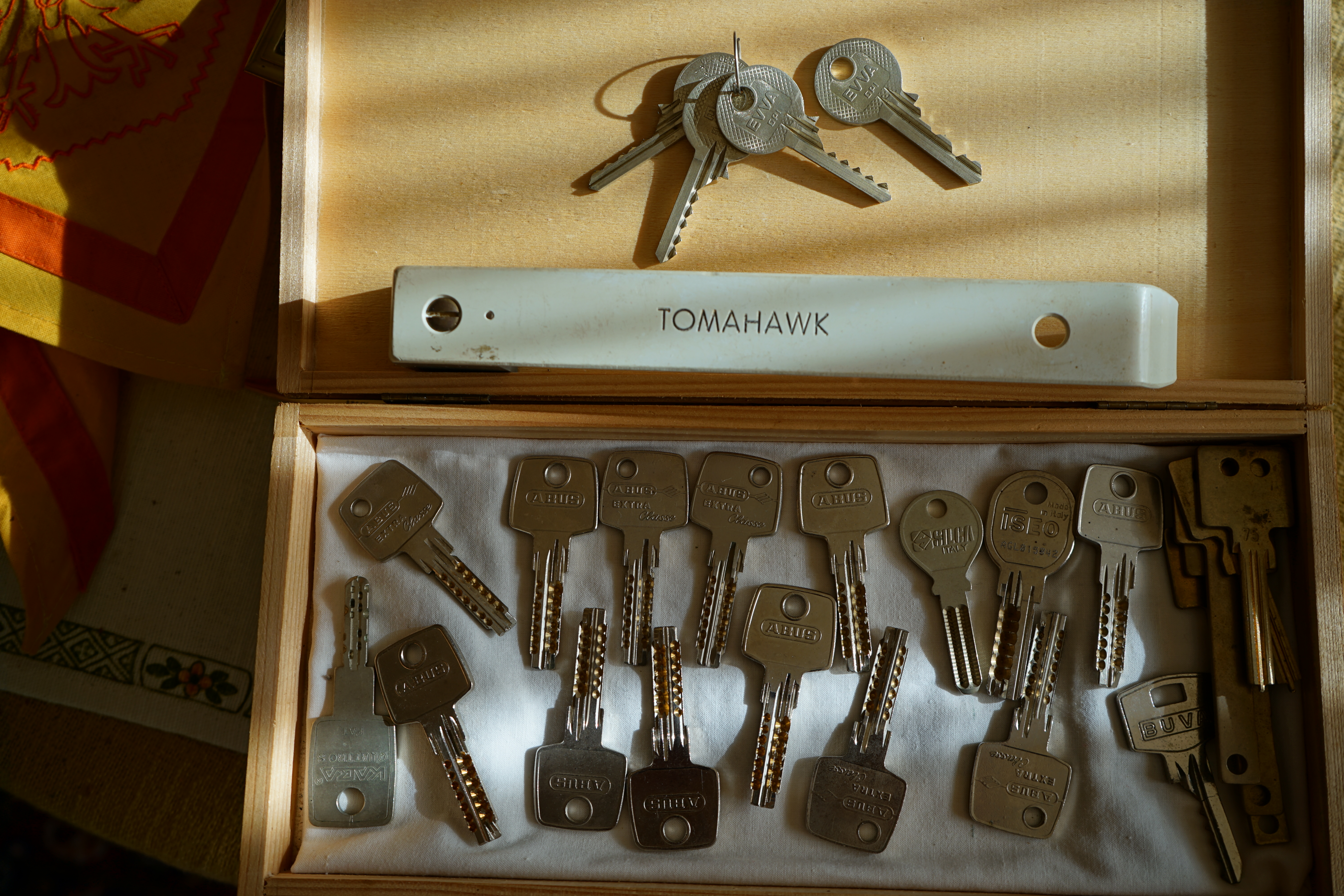 Karussel OFFEN und ZU: 𝔄𝔯𝔱𝔥𝔲𝔯 𝔅ü𝔥𝔩, 𝔄𝔯𝔱𝔥𝔲𝔯𝔪𝔢𝔦𝔰𝔱𝔢𝔯® Arthur Bühl, Jahrgang 1961, Detektiv aus Hamburg, Im Dienste der Wahrheitsfindung unterwegs, betreibt in seiner Freizeit Lockpicking aus Leidenschaft. Der mehrfache Deutsche Meister wird in der WIRED als " Master of Universe " betitelt. In der BILD et ist der Artikel " Herr der Schlösser " abgedruckt. Im Hasenstübchen - Fuhlsbüttel, am Hasenberge, Santa Fu, wird gefeiert. Arthurmeister® stellt seinen Leporello " Der Aufmacher " vor. Der Stammtisch grölt " OFFEN ". Scholischek, Rudi, Heike I, Noagerlzutzler und Arthur prosten sich zu. Die Jukebox auf YouTube spielt Slow Hand ! ♥ Beim Tanzen ruft die Cartomanze " Ey du Sympthieträger, komm mal her " ! Verschlagwortet mit: ♥ Vokuhila, Friseur ♥ Schwäbischer Hengst, Zwetschgen Heini, Bühl er, Zwetschge, Google Earth, Mittelpunkt der Welt, Martinameisterin, Cartomanze, Scholischek, " HIGH NOON ! ". ♥ Parole Emil !