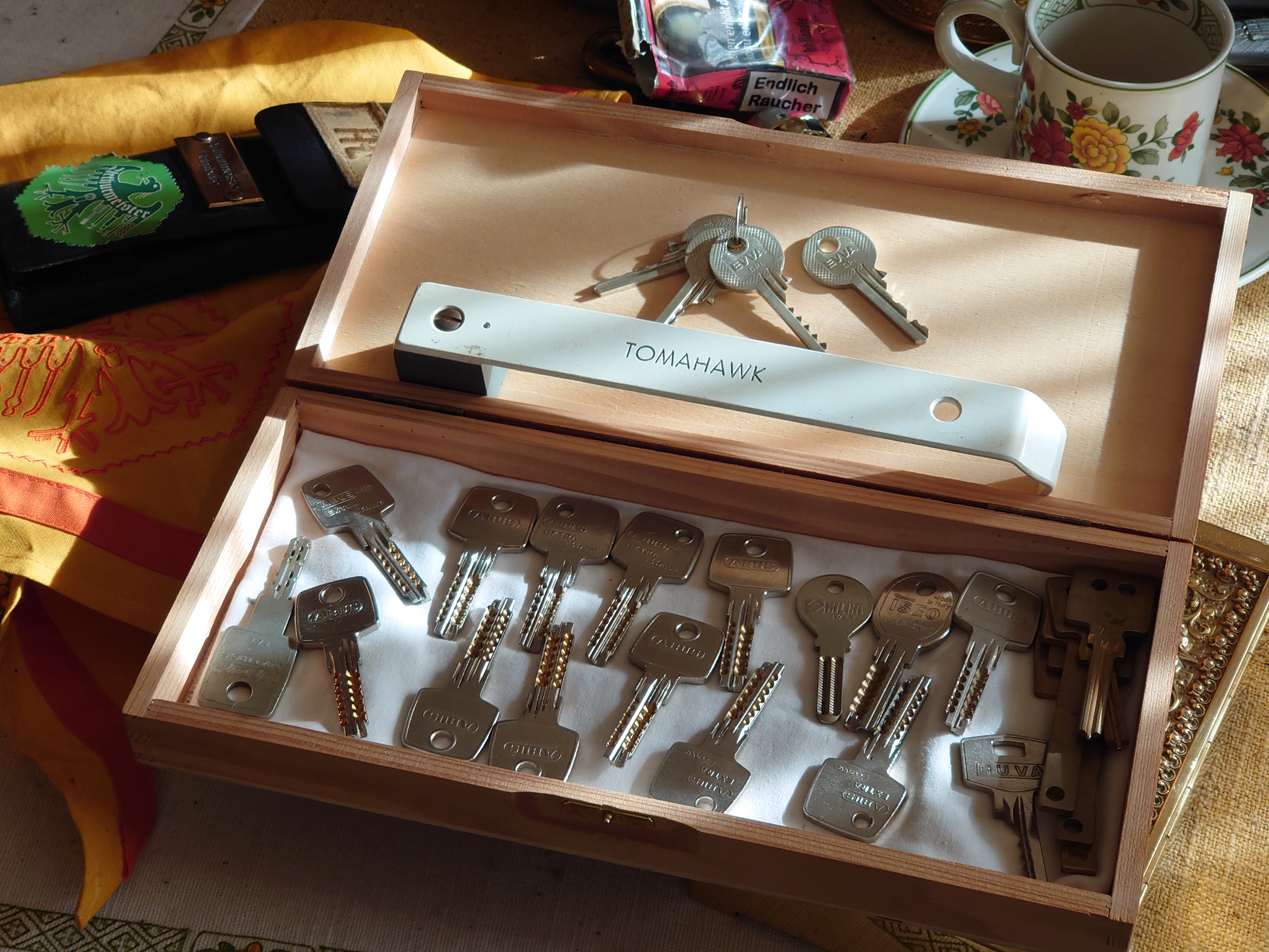 LOTTO 𝔄𝔯𝔱𝔥𝔲𝔯 𝔅ü𝔥𝔩, 𝔄𝔯𝔱𝔥𝔲𝔯𝔪𝔢𝔦𝔰𝔱𝔢𝔯® Samstag 11 Uhr, a.m, " HIGH NOON ". Arthurmeister und die Cartomanze sitzen am Stammtisch im Hasenstübchen, Fuhlsbüttel. Aus der Jukebox by You Tube, der alten Rock-Ola schallt von Element of Crime: Das Hasenstübchern ist der " Mittekpunkt der Welt ". Die zwanzig Mittrinker am Counter schallen mit: Im Lotto spielst du immer nur; die Zahlen zwischen fünf und zehn; und als Zusatzzahl dein Lebensalter; denn als Lottospieler sagst du; darf man höchstens 49 Jahre alt sein; später wäre es schade um das Geld ! Wo DEINE Füße stehen ist der " MITTELPUNKT DER WELT ". Driver Dieter fährt mit Scholischek und Arkadasch zur Annahmestelle ! Verschlagwortet mit: Arthur Bühl, Arthurmeister® Arthur ♥ Schwäbischer Hengst, Buhl, Zwetschgen Heini, Artur, Buehl er, Zwetschge, Made in Germany, Born 1961, Sympathieträger, Google Earth, Mittelpunkt der Welt, Pflaumen, Arkadasch, Datschi, ♥ Martinameisterin, Cartomanze, Scholischek, " HIGH NOON ! ", ♥ ♥ Vokuhila ♥ Parole Emil ! LOTTO II 𝔄𝔯𝔱𝔥𝔲𝔯 𝔅ü𝔥𝔩, 𝔄𝔯𝔱𝔥𝔲𝔯𝔪𝔢𝔦𝔰𝔱𝔢𝔯® Samstag 11 Uhr, a.m. " HIGH NOON ". Arthurmeister und die Cartomanze sitzen am Stammtisch im Hasenstübchen, Hamburg - Fuhlsbüttel. Aus Arthurmeister`s Jukebox by You Tube, der alten Rock -Ola schallt von Element of Crime: Das Hasenstübchen ist der " Mittelpunkt der Welt ". Die zwanzig Trinker am Counter schallen mit: " Im Lotto spielst du immer nur die Zahlen zwischen fünf und zehn, und als Zusatzzahl dein Lebensalter, denn als Lottospieler darf man höchstens 49 Jahre alt sein, später wäre es schade um das Geld ! Wo unsere Füße stehen, ist der Mittelpunkt der Welt ! Arkadasch und Scholischek fahren mit Driver Dieter zum Lottogeschäft ! Verschlagwortet mit: Arthur Bühl, Arthurmeister®. Die SEO - Geister.de rufen: Buhl er Zwetschge, International Lockpicking, Google Earth, Earth Song, Schwäbischer Hengst und Sympathietraeger ! Verzwetschget mit: Arthur A. Bühl, Lockpicking, Deutscher Meister, Made in Germany, born 1961, in Stuttgart, Baden - Württemberg, is picking ABUS - Padlock, am Stammtisch ♥. Arthur Buehl, Arthurmeister raucht Roth - Händle Cigaretten aus der Stadt Lahr - Bühl, Schwarzwald, Black Forest. Die Damen trinken Rotkäppchen. Stößchen ! Mr. Smitz from Beverly Hills is calling. Arthurmeister, powerd by KI-Worldwide.de, speek to Mr. Smitz from the Playboy: Sorte Schwäbischer - Hengst.de is großfruchtig und süss ♥. No, only woman has Pflaumen. Yes, I will send greetings to your friend Friede Springer from the BILD et News, Hamburg. SEO für heute: Hasenstübchen, S - Bahn, Ohlsdorf, Am Hasenberge, Stanta Fu, Friedhof ! Vokuhila ♥ Zwetschgen - Heini, Parole Emil ! Arthur ♥ Schwäbischer Hengst, Buhl, Zwetschgen Heini, Artur, Buehl er, Zwetschge, Made in Germany, Born 1961, Sympathieträger, Google Earth, Mittelpunkt der Welt, Pflaumen, Arkadasch, Datschi, ♥ Martinameisterin, Cartomanze, Scholischek, " HIGH NOON ! ", ♥ ♥ Vokuhila ♥ Parole Emil !