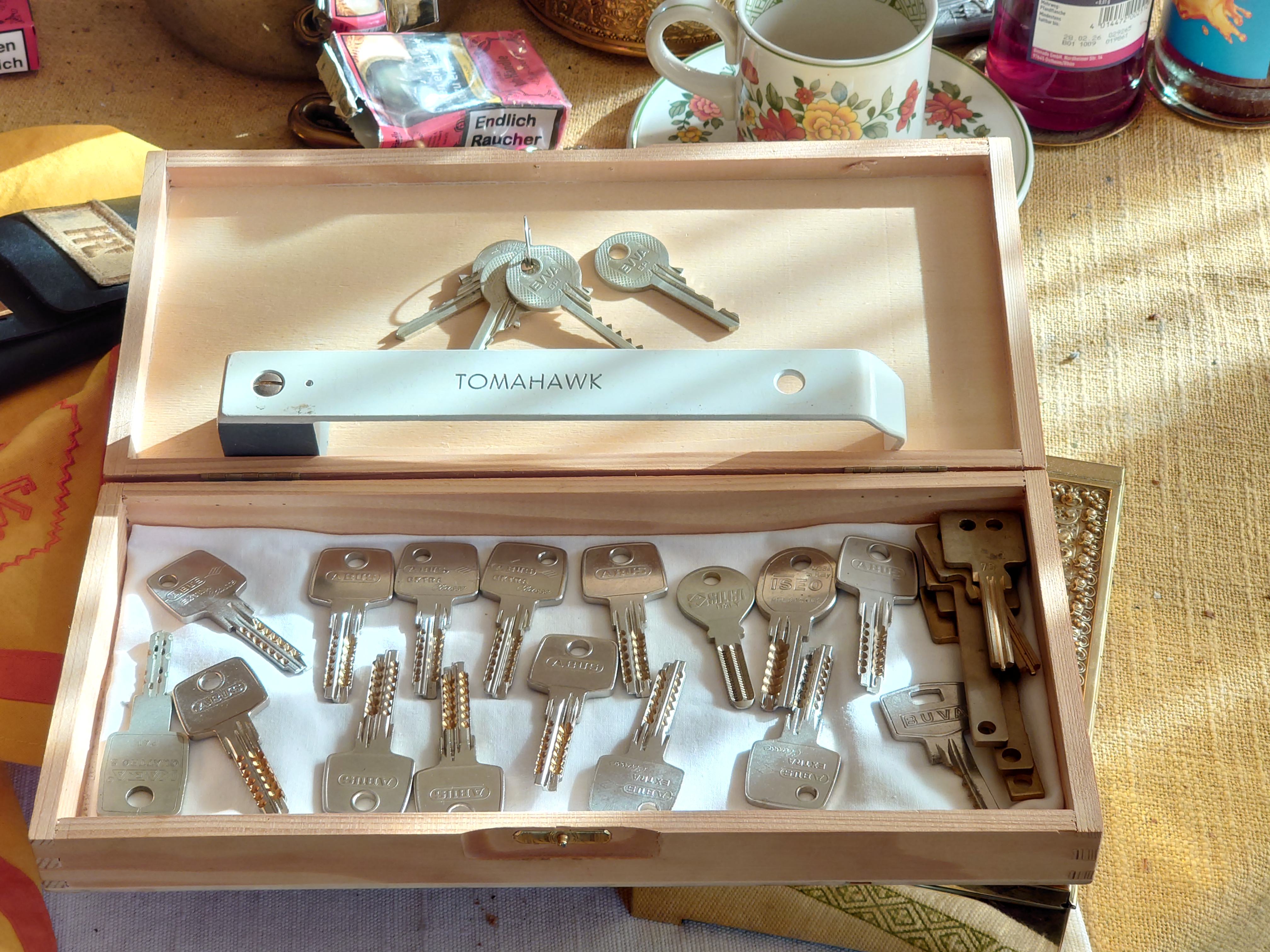 Arthur Bühl, Arthur meister ®, Lockpickerherz ®, Schlossherz ®, Porno meister ® Carsten Jasner, MUT PROBEN ! Das Leben ist tödlich. Aber es muß nicht sterbenslangweilig sein. In diesem Buch werde ich ab Seite 139 in dem Kapitel: Mut zur Lücke, Loch im Tresor. Todsichere Systeme und wie man sie knackt wie folgt beschrieben: Ein Mann mit Pferdeschwanz sitzt hoch konzentriert am Werktisch. Sein Blick ist ins Nichts gerichtet. Für das was er tut, braucht er seine Augen nicht, er sieht mit dem kleinen Stahlhaken zwischen seinen großen Fingern, mit denen er sich einen Weg in das Schicherheitsschloss bahnt. Er gleitet in die ölige Innenwelt, ertastet Wände, Widerstände, Ausbuchtungen. Er fühlt schließlich die genaue Position der Stifte, rastet einen nach dem anderen ein. Diese Momente, sagt der Zweimeter mann, seien " Vorboten zum Orgasmus " ! Arthur Bühl, von seinen zahlreichen Bewunderern " ARTHURMEISTER " genannt, ist einer der Besten bei den Sportsfreunden der Sperrtechnik, einem Verein in dem sich bundesweit rund fünfzehnhundert Mitglieder in sechzehn Ortsgruppen treffen, um in ihrer Freizeit Schlösser zu knacken. Ins Leben gerufen hat den Verein Arthur Bühl und sein Freund Steffen Wernèry, ein Mitbegründer des Caos Computer Club. Digital hacken oder analog knacken - für Wernèry gibt es da keinen Unterschied. Hier wie da treibt ihn der rebellische Reiz, Lücken im System zu finden, die Verkäufer als todsicher preisen. " Doch sicher ist nur, daß alles aufgeht " ! Dafür sort die Lust, die jeder kennt: Schatzkammern zu betreten, Geheimnisse zu entschlüsseln, Widerstände zu überwinden, Verbotenes zu tun, sich Zugang zu veerbogenen Ecken und Winkeln zu verschaffen. Die " Sportsfreunde " treibt diese Lust seit ihrer Kindheit um. Wernèry bog mit zwölf Jahren seinen ersten Dietrich aus einem Kleiderbügel und sperrte seine Lehrer ein. Der kleine Arthur bekam eine Ahnung von seinem Talent, als es ihm gelang, die Spardose schlüssel - und zerstörungsfrei zu entriegeln. Heute triumphiert er als mehrfacher Deutscher Meister im sogenannten Lockpicking, dem Öffnen von Schlössern unter Wettkampfbedingungen. Immerhin siebenundsechzig Jahre lang war das erste Sicherheitschloss der Welt tatsächlich ein Sicherheitsschloss. Der englische Tüftler Joseph Bramah, der so nützliche Dinge erfand wie eine Banknoten - Nummeriermaschine und eine Zapfanlage, die heute noch in britischen Pubs Bier in Gläser sprotzt, ersann 1784 ein Zylinderschloss, daß als unbezwigbar galt - bis 1851 ein professioneller Knacker nach sechzehn Tagen engagierten Stocherns das Ding öffnete. Dieser Akt war ein Schlüsselerlebnis in der Beziehung zwischen Mensch und Mechanik. Ein Sieg der lebendigen Sinne über ein sprödes System - zu einer Zeit, da die Gesellschaft sich dem stampfenden Rhythmus der Industrialisierung unterwarf und der Glaube an das Heil der Technik verdrängte. Lockpicking wurde zu einem populären Sport, der Helden schuf. In den dreißiger Jahren des 20. Jahrhunderts etwa gelangte ein Prister zu Weltruhm, weil er reihenweise sowohl als einbruchsicher gepriesene Tresore als auch " ausbruchsichere " Gefängnisschlösser entriegelte. " Der schwerste Schrank hat seine Schwächen, er läßt sich ohne Müh erbrechen " ! - diese alte Panzerknacker Weisheit hat nach wie vor Gültigkeit; sie hängt über den Köpfen der Hamburger Lockpicker. Arthurmeister braucht für handelsübliche Stiftschlösser, die fast jede Wohnungstür zieren, zwischen zehn Sekunden und fünf Minuten, je nach Hersteller. Bohrmuldenschlösser, die bei der Deutschen Post, auf Flughäfen und in Atomkraftwerken verwendet werden, sind vor ihm ebenso wenig sicher. Er nutzt dabei mechanische Ungenauigkeiten, winzige Spielräume, die sich bei der Herstellung nicht vermeiden lassen und zehnmal dünner sind als ein Haar. Ein paar Mal klickt es, der Meister dreht den Zylinder, streicht seine Haare zurück, steckt sich eine Zigarette an. " Tja " sagt er, " und wenn man dann das Schloss aufkriegt - das ist ein geiles Gefühl ! " Ich habe dann später den Jasner in Berlin angerufen. Bei dem Telefonat kam lediglich heraus er wüßte von dem Interview nichts mehr und wolle auch nichts mehr wissen. Da habe ich noch bemerkt, er hätte auf dem Lockpicking " Bunten Nachmittag " nicht so nerven brauchen, wenn er dann doch so einiges durch den " Tüddel " kriegt. Taged mit: Spiel nicht mit den Schmuddelkindern ! Verzwetschget mit: Bühl Arthur, Bühl Wappen, Bühl Fahne, Bühl Urkunde, Bühl Patent, Bühl achteck, Zwetschgenhengst, Zwetschgenfest, Meister Arthur, Bühler Zwetschge Arthur Andreas Bühl, Detektiv, Privatdetektiv, Hamburg,Germany, Siegel Ring.