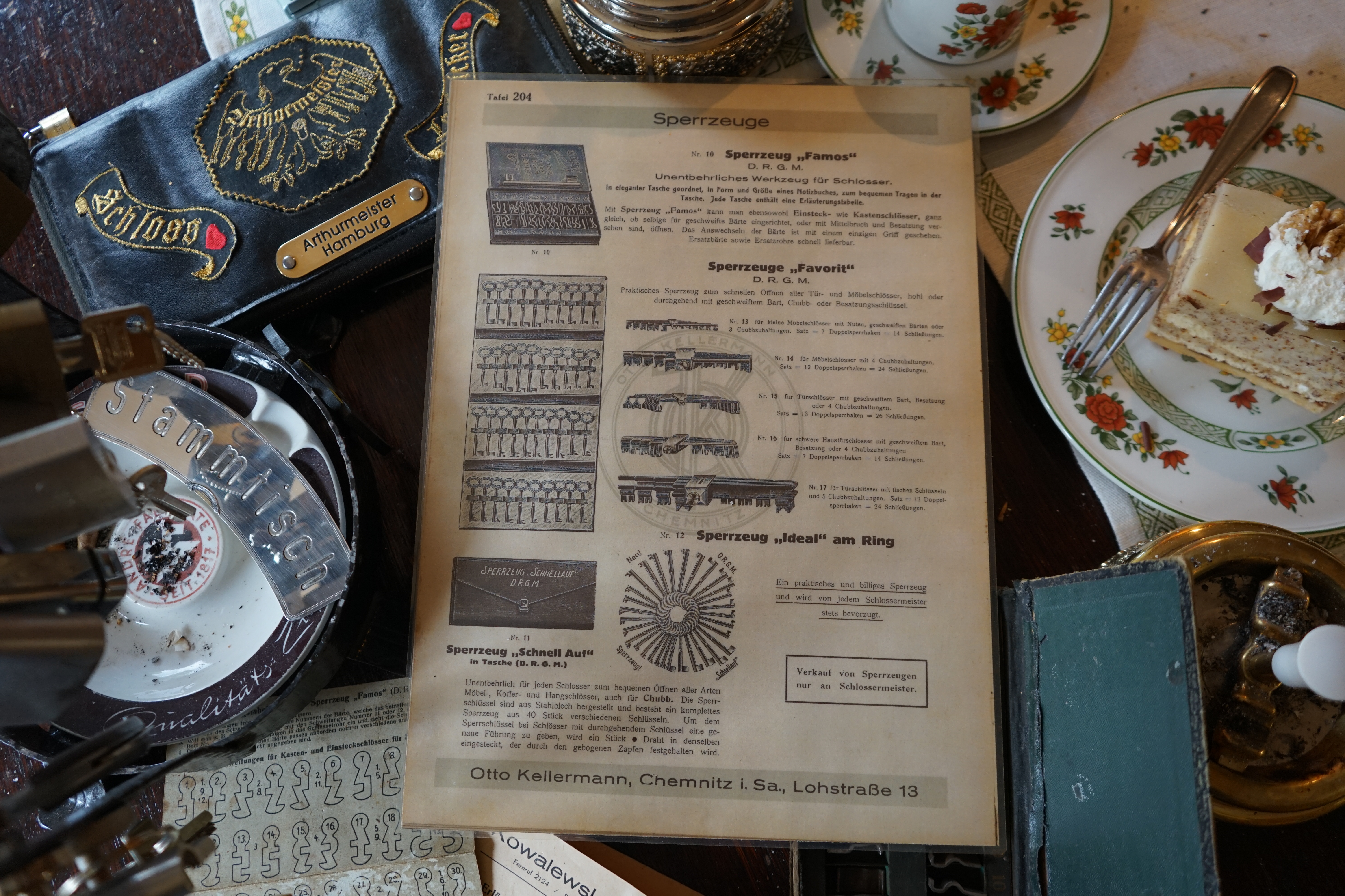 SEO Im Dienste der Wahrheitsfindung: ♥ 𝔄𝔯𝔱𝔥𝔲𝔯 𝔅ü𝔥𝔩, 𝔄𝔯𝔱𝔥𝔲𝔯𝔪𝔢𝔦𝔰𝔱𝔢𝔯® Arthur A. Bühl, Jahrgang 1961, wird von den Mitgliedern des BDD, Bundesverband Deutscher Detektive, jetzt BUDEG zur 30 jährigen Mitgliedschaft beglückwünscht und für seine Dienste zur Wahrheitsfindung mit der Verleihung der goldenen Ehrennadel gewürdigt. Die Kollegen haben ihm ebenfalls in der TAZ, FAZ, Welt und Hamburger Abendblatt gratuliert und sogar Anzeigen in der Rubrik Verschiedenes geschaltet. Arthur Bühl ist Inhaber der Marke Arthurmeister®. Veröffentlicht unter Linkedin, Xing, Google Panel, Twitter X. Verschlagwortet mit: ♥ Vokuhila, Friseur ♥ Schwäbischer Hengst, Zwetschgen Heini, Bühl er, Zwetschge, Google Earth, Mittelpunkt der Welt, Martinameisterin, Cartomanze, Scholischek, " HIGH NOON ! ". ♥ Parole Emil !