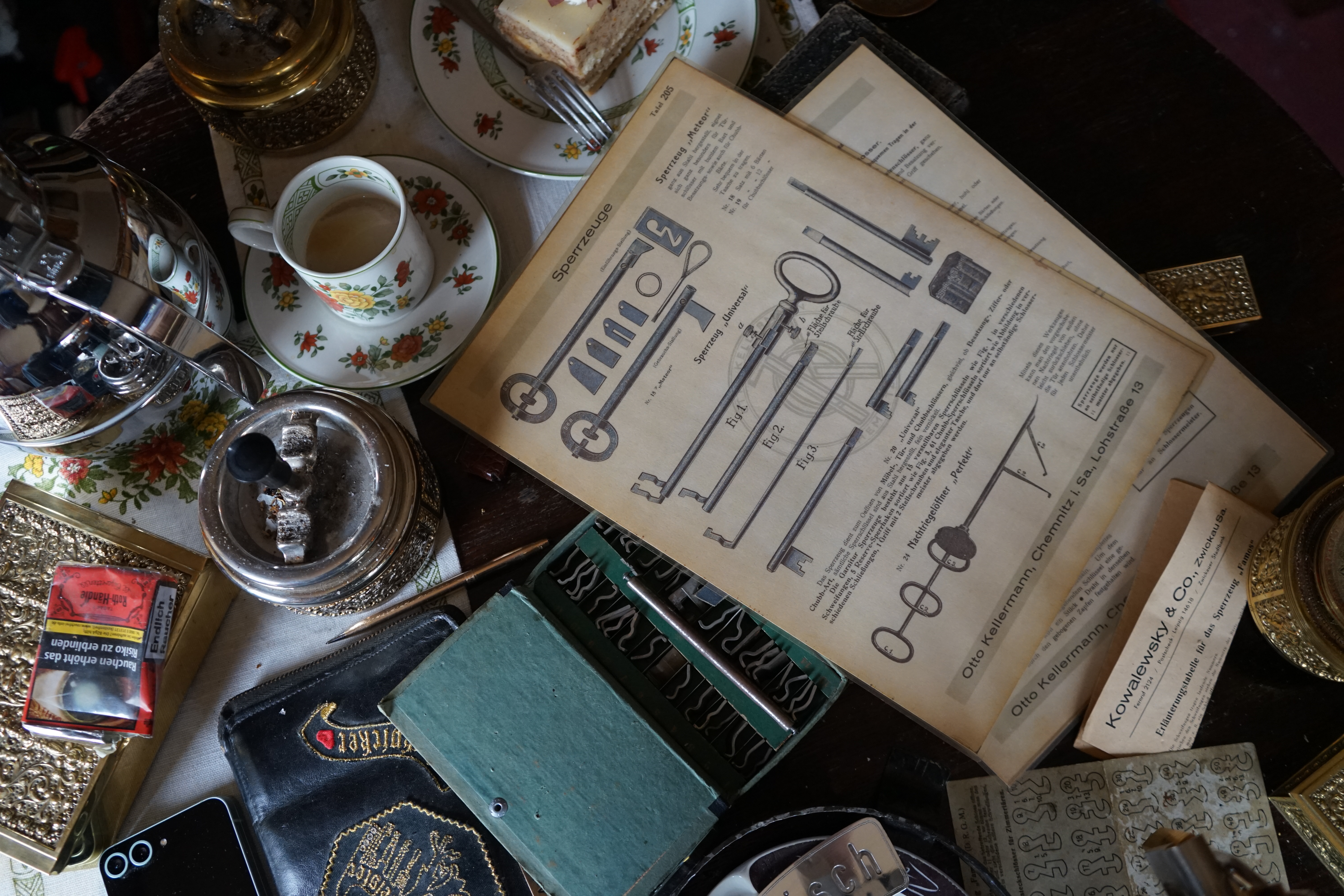 Arthur Bühl, Arthurmeister, Bühl Wappen Der Sympathieträger ist in Stuttgart, Baden - Württemberg geboren. Der Detektiv lebt in HAM. H1 Text der SEO gibt Texte aus Arthurmeister`s Leporello frei. 𝔄𝔯𝔱𝔥𝔲𝔯 𝔅ü𝔥𝔩, 𝔄𝔯𝔱𝔥𝔲𝔯𝔪𝔢𝔦𝔰𝔱𝔢𝔯 Bühl, Arthur, Jahrgang 1961, Made in Germany, Babyboomer, Detektiv or Private Investigator how Mr. Smitz from the PLAYBOY, Beverly Hills, say`s. Yes Mr. Smitz i will send you the Photo Arthurmeister`s F 1, Jacket for your LeporelloUS. to your E - Mail Mr.Smitz@Mr.Smitz.us. Ok, Mr. Smitz. Mr. Smitz do you know what Google Earth is ? Take BÜHL Arthur, only by Google Earth, you know ? have done it ? Yes Google will show you my Panel superfast. Cool, Arthurmeister, cool. Yes Mr. Smitz, this can i do for you too ! Yes with SEO. Yes, yes, i have Arkadasch erklärt, sein Erikli pasta is not so genial. Der beste Zwetschgenkuchen, you know plum tart, is from the Stadt Bühl. Not laughing in the USA. Bühl is a City like my Name. And the People in this City called it: Zwetschgendatschi ! you know. This is the world best plumcake. Yes Datschi. Yes, Stadt Bühl is near Baden - Baden, the Casino, you know ! Yes. Baden-Württemberg. You must know there is since 1927 the traditionell Zwetschgenfest. And there ist the Zwetschgenkönigin ! Mr. Smitz, my Ur Ur Ur Ur Grandfather is born in Bühl. My Great Grand Grand Mother where also born in the town Bühl. Their profession was Zwetschgenpicker. Not Lockpicker, Zwetschgen / Plum Picker. And Rüttler. Oh, really ! Yes, Yes. And since this time the name of the family Bühl from the Stadt Bühl is: Yes you know - Buehl. Yes i will give Greetings from you to Mrs. Friede Springer from the Newspaper BILD et. Yes, the Elbphilharmonie is in Betrieb. OH, Mr. Smitz, greeting´s to you from Joe Asbbery, NBA, you know. Tomorrow we will meet us in the Hasenstübchen, our Rabbit Hall. For Lockpicking und Beer. Call you. Parole Emil ! H1 Text der SEO schreibt weiter: 𝔄𝔯𝔱𝔥𝔲𝔯 𝔅ü𝔥𝔩, 𝔄𝔯𝔱𝔥𝔲𝔯𝔪𝔢𝔦𝔰𝔱𝔢𝔯® Herr Arthur Bühl, kritischer Privatdetektiv aus der Hansestadt Hamburg, bereitet sich auf ein Interview mit der BILD et vor. Bei Babsi und Gina in Fuhlsbüttel wird ihm zuvor der Vokuhila geschnitten. Herr Arthur Bühl wurde schon in der BILD et als " Herr der Schlösser " beschrieben. " Ein bisschen Ruhe bitte " schreibt Jan Freitag von der TAZ. Er erwähnt auch eine Mustertür by Wendt. Es wird darin herumgeprökelt. Selbst Arthur Bühl, der weltbeste aus dem Lockpicker Mekka Hamburg, betreibt pures Understatement, weil er sein Schloss in nur 20 Sekunden " geknackt " hat. Charles Graeber von der Wired.com beschreibt in seinem Artikel Master Lock - Pickers do bottle Arthur Bühl " The Master of the Universe ", Arthur Bühl a private Detective of Germany open locks. Bühl`s Fabio - the - Barbarian Look stands out. He wins the Dutch Open and is now Master of the Universe. The people cry: " Arthurmeister ! booms Arthurmeister ". Mark Webber Tobias, the Author of Locks, Safes, and Security, a Police Reverence, say: Arthurmeister, that ist beautyful. " Open ! " sagt Arthurmeister ", offen ist gut, schneller offen ist besser ". " Beer !" Arthurmeister booms back and a new Champion is born. Die Welt berichtet: " Die Kunst, Schlösser ohne Schlüssel zu öffnen ". Vereinsmitbegründer und Vizepräsident Arthur Bühl trägt seine Leidenschaft schon auf der Krawatte. Sie ist rot mit gelben Schlüsseln drauf. Intern wird er ehrfürchtig " Meister Arthur " gerufen. Er hat es zum siebenfachen Deutschen Meister in verschiedenen Disziplinen geschafft. Er pickt seit der Kindheit. Sein erstes Trainingsobjekt war sein Spardosenschloss - Ein klassischer Einstieg… . Die Slate berichtet über Arthur Bühl als Lockpicking Legend. Es gibt einen Artikel Tool for Picking and Decoding by Stasi, CCC, Vortrag Berlin. Amateur Hour berichtet: Arthurmeister has " The Master Touch ". Bei den Kaba Day `s im Europa Park Rust schreibt die Pressebox: auf großes Interesse der Teilnehmer stieß auch die praktische Vorführung von Steffen Wernéry und Arthur Bühl, die gängige mechanische Schließzylinder ohne Schlüssel zerstörungsfrei öffnen. Meist in Sekundenschnelle. Auch die Chemnitzer Zeitung " Freie Presse " hat über das Lockpicking und Arthur Andreas Bühl alias Arthurmeister berichtet. Dwight Perry schreibt: Arthur Bühl has good hands ! In der Philalocksmith wird Arthur Bühl auch als Lockpicking Legend betitelt. Es gibt auch einen Beitrag, 360 Meridianos. In der Datenschleuder, CCC, wurde über ihn als Sympathieträger berichtet. Veröffentlicht unter Linkedin, Xing, Google Panel, Twitter X. In der Vitrine von Arthur Andreas Bühl, Arthurmeister ® sind Schlösser, Padlocks, von ABUS, BKS, CES, DOM, EVVA, Assa Abloy, Z Ikon, Kaba, Keso, ASSA, Winkhaus, Wilka, Trelock, Schmelting, Bode Panzer, Ancor Las, Drumm Geminy, Xylock, SEA, Medeco, Mul-T-Lock, Cut away, ABUS Granit, Pfaffenhain, E*S, ESS, Nemef, BAB, Babelsberg, Stasi, Diskus, WMF, Tesa, Noch, Vachette, Cisa, Wally, Rielda, Mottura, Viro, FAI, GeGe, Fichet, Bode Panzer, Tresor, Bramah, Protector, Braun`s Patent, Walomatus, Arolds, Combination Lock, Yale, Master, American Lock, Tubular, China, Indien, Aligarh, Nepal, Thailand, Zahlenschlösser, Himmelsschlüssel und noch vieles mehr, vorhanden. Alle Schliesszylinder sind Übungsmaterial für das Lockpicking. Schlagschlüssel und so vieles mehr, sind auch dabei. Auch der Sputnik. Verschlagwortet mit: ♥ Vokuhila, Friseur ♥ Schwäbischer Hengst, Zwetschgen Heini, Bühl er, Zwetschge, Google Earth, Mittelpunkt der Welt, Martinameisterin, Cartomanze, Scholischek, " HIGH NOON ! ". ♥ Parole Emil ! SEO NEU Twitter X 11.06.24 Bilder Budeg ( Bold serif ) Arthur Andreas Bühl, Detektiv, made in Germany, born 1961 in Stuttgart, Baden - Württemberg, living in HAM, Im Dienste der Wahrheitsfindung unterwegs, betreibt in seiner Freizeit Lockpicking aus Leidenschaft. Der mehrfache Deutsche Meister wird in der WIRED als " Master of the Universe " betitelt. In der BILD et ist der Artikel " Herr der Schlösser " abgedruckt. Im Hasenstübchen - Fuhlsbüttel, am Hasenberge, Santa Fu, wird gefeiert. Arthurmeister® stellt seinen Leporello " Der Aufmacher " vor. Der Stammtisch grölt " OFFEN ". Scholischek, Rudi, Heike I, Noagerlzutzler, Arthur und Joe Asberry, der alte NBA ler, prosten sich zu. Arthurmeister`s Jukebox auf YouTube spielt Pointer Sisters - Slow Hand ! ♥ Beim Tanzen ruft die Cartomanze " Ey du Sympthieträger ♥, komm mal her " ! SEO für heute: DETEKTIV, Arthur Bühl, Lockpicker, Deutscher Meister, pickt ABUS Padlock.