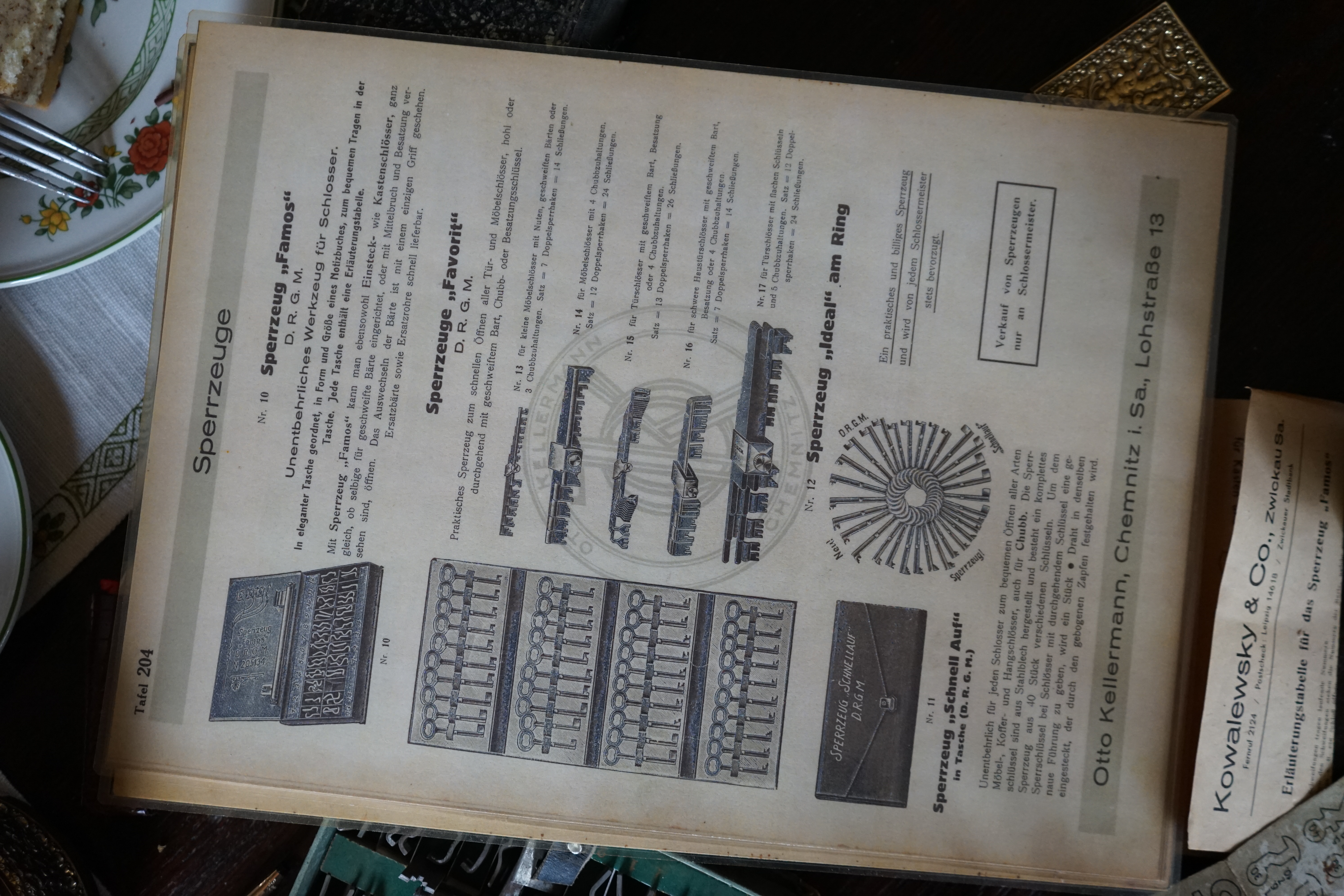 Karussel OFFEN und ZU: 𝔄𝔯𝔱𝔥𝔲𝔯 𝔅ü𝔥𝔩, 𝔄𝔯𝔱𝔥𝔲𝔯𝔪𝔢𝔦𝔰𝔱𝔢𝔯® Arthur Bühl, Jahrgang 1961, Detektiv aus Hamburg, Im Dienste der Wahrheitsfindung unterwegs, betreibt in seiner Freizeit Lockpicking aus Leidenschaft. Der mehrfache Deutsche Meister wird in der WIRED als " Master of Universe " betitelt. In der BILD et ist der Artikel " Herr der Schlösser " abgedruckt. Im Hasenstübchen - Fuhlsbüttel, am Hasenberge, Santa Fu, wird gefeiert. Arthurmeister® stellt seinen Leporello " Der Aufmacher " vor. Der Stammtisch grölt " OFFEN ". Scholischek, Rudi, Heike I, Noagerlzutzler und Arthur prosten sich zu. Die Jukebox auf YouTube spielt Slow Hand ! ♥ Beim Tanzen ruft die Cartomanze " Ey du Sympthieträger, komm mal her " ! Verschlagwortet mit: ♥ Vokuhila, Friseur ♥ Schwäbischer Hengst, Zwetschgen Heini, Bühl er, Zwetschge, Google Earth, Mittelpunkt der Welt, Martinameisterin, Cartomanze, Scholischek, " HIGH NOON ! ". ♥ Parole Emil !