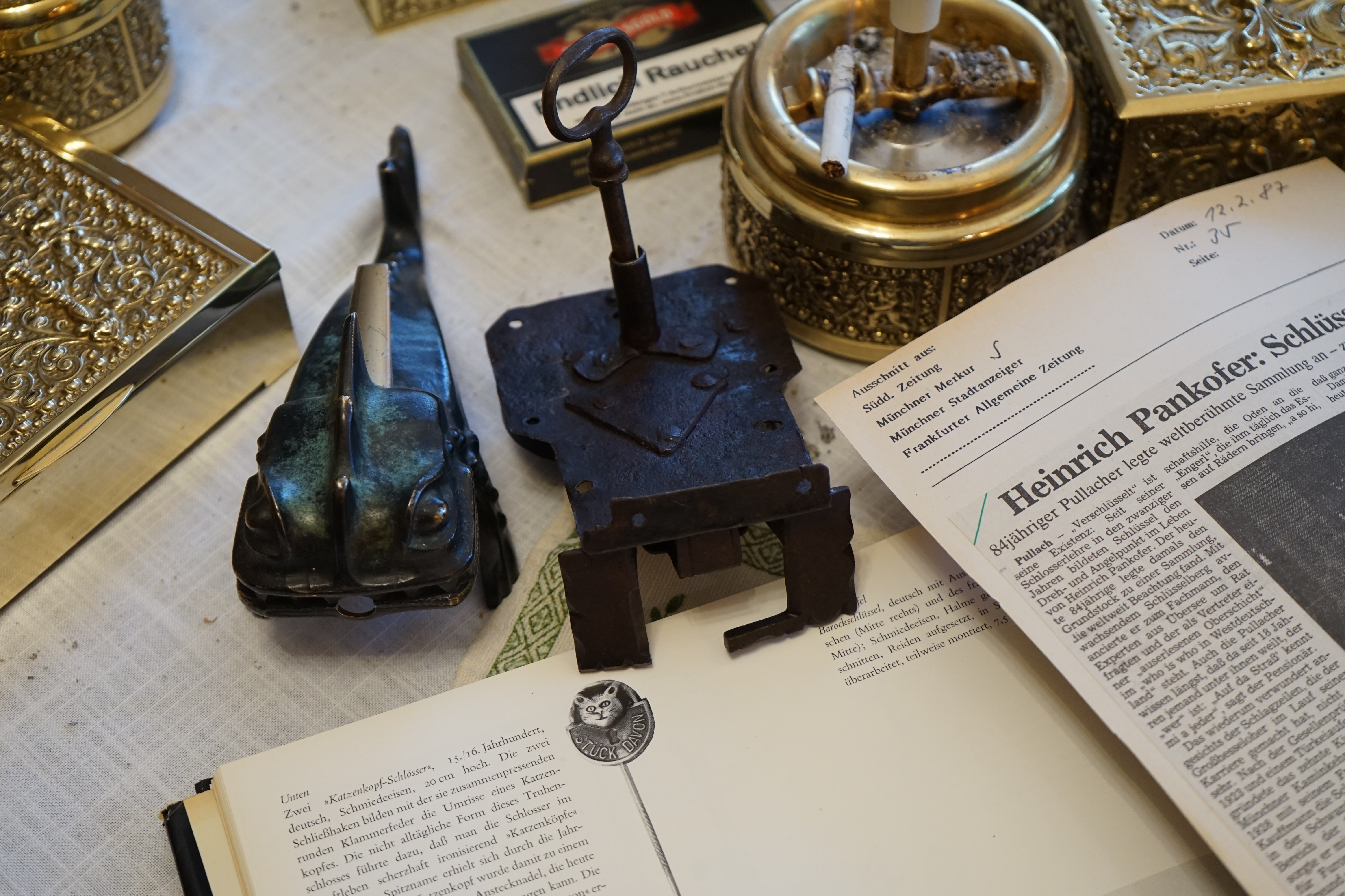 𝔄𝔯𝔱𝔥𝔲𝔯 𝔅ü𝔥𝔩, 𝔄𝔯𝔱𝔥𝔲𝔯𝔪𝔢𝔦𝔰𝔱𝔢𝔯 ® Stück Davon schwarze Katze, Zwei Katzenkopf Schlösser Zunft, Schlosser, Zunftabzeichen, Wappen, Geselle, Anstecknadel, Verbandsabzeichen, Stück Davon. Die nicht alltägliche Form eines Truhenschlossen führte dazu, das man die Schlosser im Zunftleben scherzhaft ironisierend Katzenköpfe nannte. Der Spitzname erhielt sich durch die Jahrhunderte. Und der Katzenkopf wurde damit zu einem Symbol. Er erscheint auf der Anstecknadel, die heute der Schlosser als Verbandabzeichen tragen kann. Die auf der Nadel angebrachte Inschrift " Stück Davon " erklärt sich wie folgt: Der wandernde Schlossergeselle sprach bei einem Meister um Arbeit vor. Befragt, ob er das Handwerk verstünde, antwortete er: Stück Davon ! Die zwei Worte wiesen ihn in aller Bescheidenheit als Angehörigen der Zunft aus, der bereit sei noch weiter zu lernen. DoubleBrain ® SEO für heute: Barockschlüssel, Schmiedeeisen, Halme gedreht, Bärte geschnitten, Reiden aufgesetzt, Stahlschnitttechnik, Kapelleneingerichte, Schmiedeeisen, Hohldorn, Gesenk, Pflanzenmotiv, Wappentierschmuck, geschmiedet, gepunzt, Schlüsselgriff beidseitig, halbrelief, Bekrönung auf der einen Seite als männlicher auf der anderen als weiblicher Kopf, Löwenwappen, Delphine, Schwanzflosse, Stilelemente der Reaissance, profilierter Steckhalm, Gesenke und Reide ziseliert, Griffrand, Zwei Schlangen blau angelassen, Eisenblech, Schließblech, Türrahmen, Schlosskasten, Eisenkern, französisch, Zierdecke ausgehauen, eingehauen und getrieben, Rosette, Ringgriff, Rokoko und Schlüssel, eisernes Wiener Barock Hangschloss mit Spreitzfedernverschluss, gefeilt, geschnitten und ziseliert, flacher Steckschlüssel, Eisengrundplatte und zwei Engel mit Trompete, Posaune und Blumengeranke verziert. Figuren, Schmuck, Jagdszene, Empire, Möbelschlösser, Messingzierdecken, Witwerschlüssel, Schlüsselgewalt, Symbol, Sargschlüssel, Silberschlüssel, Hohldorn, Nachbildung, Kammerherrnschlüssel, Bronce, feuervergoldet, Emblem mit Initialien der weltlichen oder kirchlichen Fürsten versehen, die sie verliehen haben. Doppeladler, Reichsapfel, Zepter und Krone, Übergabeschlüssel, magische Stilelemente, östrerreichischer Kammerherrenschlüssel mit Doppeladler, Kordeln und Quasten, Wien, Hoflieferant, Mayestät, päbstlich, ungarisch, bayerisch, in Silber gegossen, Sinsheim, Hohldornschlösser mit Eisenriegeln, Gelenkschlüssel, einfacher Schieberiegel aus Holz, klappbare Doppelschlüssel aus Tirol, Rohrhülse, Bart, Tirol, Kreuz, Herz, Schlüsselgehänge, süddeutsch, Leder, gotisch, Bügel, Tabakspfeifenschlüssel, Schlossergeselle nach bestandener Prüfung, Schlüsselgeschenketui für die Braut: Bund mit fünf Zimmer, Möbel und Kassettenschlüsseln, in der Mitte Haustorschlüssel aus einem Stück geschmiedet, geschnitten und mit Stahlstangen handpoliert auf dem vierseitigen Gesenk in Schreibschrift " Deutsches Empire ", Dreipass, Jugendstil, Doppelrohr, Hauptportal der Jesuitenkirchen Sankt Michael, Der Hammerschlüssel für Weinkeller: der ziselierte aufgesetzte Hammer diente dem Küfner zum abklopfen der Fässer und zum öffnen der Spunde, Enstehungszeit, Hoftheater, bayrisches Nationaltheater in München, Zerstörung, Kunstschlosser, Fritz Nüssel, Heinrich Pankofer, Germany, wissenschaftlich, systematisch, Schlüsselexperte, Sammler, Privatsammlung, Schlüsselzentrale München, Fachmann für Sicherheitsfragen, sachkundig, Experte, versierter Restaurator, historischer Wert, handwerkliches Geschick und seine langjährige Berufserfahrung, Anerkennung, international, Fachmann nicht nur für die Technick von Schlüsseln und Schloss, auch für künstlerische und historische Fragen. Standardwerk Europa, Übersee, offizielle Stellen, Landeskriminalamt, Bundesanwaltschaft, Keltenschlüssel, Vorchristus, Witwenschlüssel, John F. Kennedy, Weisses Haus, Schlossmuseum Velbert, gut verpackt, Pullach, Erfinder und Auror, Leidenschaft, aufschlußreiches Werrk, Memoiren, Töchter, Emmi Seifert, Marlene Nüssel, Frau Anni, Kaminkehrer, Schwanthal, Freund und Helfer der Polizei, mein Leben, Gedichte, Kaffeveranstaltung, Nachbarschaftshilfe, Essen auf Rädern, Schlüsselfigur, tausend Stücke, Keltenzeit, Christus, Kelheim, Exemplare, Ausländische Lehrlinge, Brocken, wiegt fünf Kilo, Schmucksafe, Ludwig XV 1430, Brillianten, Verona, Eisenzeit, Ägypten, Hallstadtzeit, Salzkammergut, Hallstadt Gräberfeld, Epoche, Eisenverhüttung, Salzbergbau, Gerätschaften zu exportieren, geographischer Ort am Nordende des Neuenburger Sees in der Schweiz, Pfalbauten, auf festem Land angelegte Siedlung, europäische Eisenzeit, Kelten Indogermanischen Völkergruppe, Germanen, Rhein, kämperisch, expansionsbereit, Rom, Homer, Dichter, Jugendzeit, halbdunkel, erahnbar, zivisilatorische Dokumente, Dichtung, märchenhaft schöne Gestalt, Götter treten vor uns hin, denen die mittelmerisch kleinasiatische Menschheit Wirkungen und Tätigkeiten zugedacht hat, die diesen Fabelwesen für immer Kontur verliehen haben. So tritt der Schmiedegott Hephaistos lateinisch Vulkanos vor uns hin: Rußig und edel zugleich, genial erfinderisch, ein kunstreicher Handwerkegott. Der zu den 12 Hauptgöttern der griechisch römischen Antike erzählt wird. Jupiter, Himmel, hinabgstürtzt, Entfernung der Erde von den Sternen, Insel Lemlos, Hinkefuss, Gerechtigkeit, alte Fabeln, schöne und liebenswürdige, Eheweib, Museeum of fine Arts in Boston USA, Parmenides Lehrgedicht Balanos, Hammer, Amboss, Feuer, Wasser, glühend, Metall, Hammerschlag, Gußverfahren, gewünschte Form, Holz oder Kohle, warmgeschmiedet, grobkristallin, feinkörnig, Streck und Bruchgrenze, Plinius, samische Künstler, Erzguß, Keltenschlüssel, hochkant durch einen Schlitz in der Tür gesteckt, gedreht, bis er - nun waagrecht - in die Angriffe der im Riegel gelagerten Sperrklötze eingerastet: die Sperrklötze werden angehoben, der Riegel ist entsperrt und lässt sich mit einem ledernen Zugriemen von außen auf und zu ziehen. Griechenland, lakonisch, neues Prinzip, Schlüsselträger, Kaiserzeit, Würde, Statussymbol, Römer, die punische Kriegen das Metallhandelsmonopol an sich gebracht hatten verfügten in reichem Maße über Kupfer, Zink und Zinn. Verschlußriegel, Feder, Lochkanäle, Sperrstifte, entsichert, auf oder zugeschoben, Drehschlüssel, Hangschloss, Spreitzfeder, Kulturlandschaft, Kassetten, Truhen, Türen, Tiermaskendeckel, Pferdegstalt, arabisch, Vexier, indisch, Kugel, Grundform, Volldorn, Technische Feinheit, Eleganz, Zweckgebilde in den Händen von Menschen, die bemüht sind, mit einem rauhen, kriegerischen Leben fertig zu werden, Verteidigung, bedachte Architektur, spürbar, verschlossen, Zierlichkeit, Zeitläufe, Kultur, Willen und Werkstätten in Pompji und Herkulaneum, Wachsmodell Tonmantel gebrannt, schmilzt das Wachs glühend, Nachteil, römisches Imperium, desto länger, primitive Form, Spätantik, Karolingische Kunst, Fräkisches Adelsgeschlecht, Karl der Große, Triebfeder, Höfische und Kirchliche Kreise, Monumental Kunst, Klerikale Kreise, Kulturträger, Elfenbein, Goldschmied, Goldschmiedekunst, geistig - kulturelle Erhellung, Abendland, profunde Bedeutung, Ehefrau, häusliche Gewalt, Vertrauen, Brauch, Kirchweihtag, Steiermark, geweiht, Gnadenschlüssel, Petrus - Schlüssel, Apostel, Pilger, Schenkung, Pabst Pälagius, Gregor, König Alfons von Kastilien, König Alfred, romanischer Stil, schöpferische Kraft, Kunstgewerbe, Klöster, Kostbarkeiten, kunsthandwerklich, Verfeinerung, Raffiniertheit, Formenwelt, Alltag, Kleidung, Ritterrüstung, kraftvoll, primitiv, gotische Epoche, Jan van Eick, Grammatik, Lebensstil, geläutert, gültig, Opulenz der Kleidung, Materialwert, Charme, Sakral, Phantasie, Formensprache, feinsinnig, Steinmetz, Bescheidenheit, Portal, Notre - Dame, Paris, köstlich, kostbar, Mechanismus, Entsperrungsvorgang, Fischblasen, Kreuze, Drei - und Vierpass, grotesk, meisterlich, Handwerkszeug primitiv, Gewirre, Besatzung, Tropfen Öl, rein von Hand, Prochnov, Kunstschreiner, gesunde Männer, Michael Mann, Michael Mann Kästchen, Nürnberg, Augsburg, Fürth, Wörth, Riegelwerk, sauber geätzte und vergoltdete Büchsen und Pistolen aus Eisen. Doppelmeyer, Markgraf, erlassene Strafe, Spinnenschlösser, Deckelunterseite, figürlich, kunstfertigkeit, Schlüsselloch, größere Summen harten Geldes, raffiniert, Spielerei, Kuriusität, Zeugnis, Möbel, Bombast, Schwulst, Liebe, Zäsur, Dreißigjähriger Krieg, Mutter Courage, Armut, Schichten in Deutschland, Reformation, patetisch, Phänomen, Ornament, Pierre Frommerie, Sedan, Berlin, Ebenholz, Emaill, monumental, Signatur, Barock, Formenreichtum, gediegen, summarisch, mittelmäßig, Epochen, Werkleute, Halskette, Mayestät, Spanien, Revolution, Mittelalter, feierlich, Feind, Öffnung der Tore, Kapitulation, Schlüsselsoldat, Mitglied der päbstlichen Schweizer Garde, Pabstwappen, abfällige Bedeutung, Stadtwappen Tabackspfeife, Vierkant, Dolch, Pistolenschlüssel, geheime Nachrichten, Siegel, Hammerschlüssel für einen Weinkeller, Liebende, Angebetete, Ritter, Kreuzzug, Heiliges Land, Kreuzritter, Ehefrau, Märchen, arges oder schönes, es will scheinen, das eine Welt ohne Schlüssel nicht denkbar ist, Paris, Turenschloss, Schlossfalle, Konstruktion, Luxus, Verschwendungssucht, Kleinod, Brilliant, Maillard, König Stanislas, Ballkongitter, Pastellportrait, Museeum der Stadt Nancy, spirituell Sonnenkönig, Prinz Eugen von Savojen, den sublimen Geist seiner Epoche, General Feldmarschall Prinz Freund der Musen, Besieger der Türken, Zunftbuch, Balthasar, Gitter, Porzellan, hochkultiviert, Degengriff, Münchener Hof, Wittelsbach, Gesamtkunstwerk, Johann Joachim Winckelmann, Kleidermode, Reifrock, Schnürrleibchen, Wohnkultur, Neoklassizismus, Möbel, Chubb, Bramah, Inselstaat, Engländer, Ungarn, Italiener, Tossi, Yale, Hobbs, Aber die Bemühungen um immer neue vergrößerte Sicherheit im Bereich des Schlosses gingen weiter. Man glaubte vorübergehend das non plus ultra Sicherheitsschloss konstruiert zu haben und zwar kühn genug, Geldpreise für denjenigen auszusetzen, dem es gelingen würde, diese neuartigen Schlösser aufzusperren. Überraschend geschah das dank der Fertigkeit des Amerikaners Hobbs 1853. Seine Medtode des Aufsperrens ist in der Fachwelt als Hobbsches Öffnungsverfahren bekannt. Es wurde mit Erfolg publiziert, das Kriminelle Hinweise zum Öffnen der Sicherheitsschlösser erhielten. Linus Yale, Fallstiftriegelschlösser, der Ägypter, Assyrer, Babyloner, Yale Zylinder, C.E. Schulte in Velbert, Kromer Protector Schloss 1871, Hahn AG, Karl Zeiss, BKS, Boge und Kasten Solingen, Koloss von Roddos, Byzanz, Konstantinopel, Moschee, Kirche, Schlüsseltyp, Kaufmann, Herkunft, Herzblatt, Kurfürst, Alltagsgebrauch. Die Schönheit der Welt. Die Kraft, die menschlichen Schöpfergeist gewahr werden lässt. Die beiden Schlüssel in der Hand des heiligen Petrus geben diesem die Macht, die Pforten des Himmels zu öffnen. Der Schlüssel ist ein christliches Symbol, er ist aber auch das Inbild menschlichen Schöpfergeistes und als solches steht er in unmittelbarer Beziehung zu der Arbeitswelt des Sammlers Heinrich Pankofer. Doblebrain ® gibt vor: Mehr SEO ! ! !