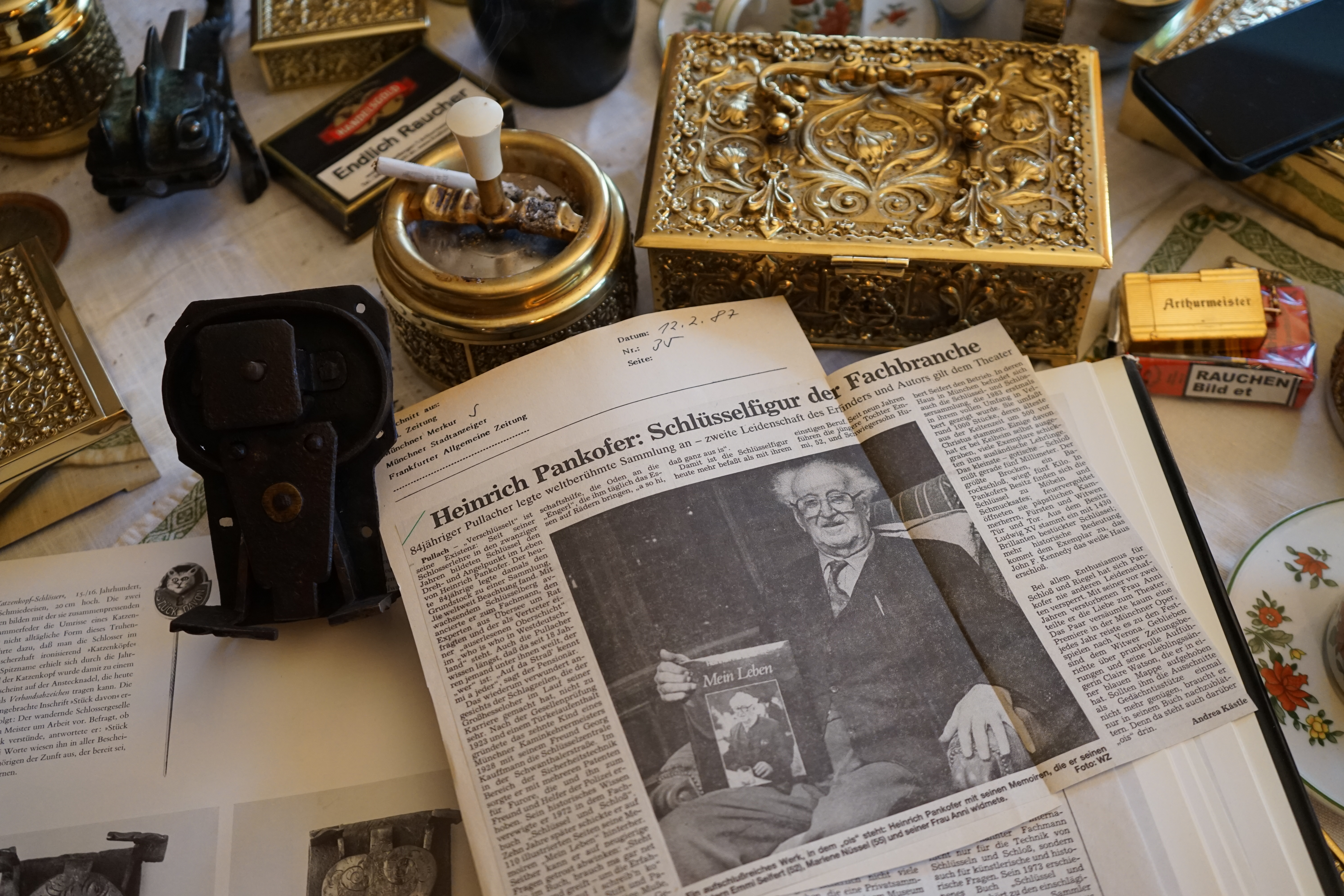 Arthur Bühl, Arthur meister ®, Lockpickerherz ®, Schlossherz ®, Porno meister ® Carsten Jasner, MUT PROBEN ! Das Leben ist tödlich. Aber es muß nicht sterbenslangweilig sein. In diesem Buch werde ich ab Seite 139 in dem Kapitel: Mut zur Lücke, Loch im Tresor. Todsichere Systeme und wie man sie knackt wie folgt beschrieben: Ein Mann mit Pferdeschwanz sitzt hoch konzentriert am Werktisch. Sein Blick ist ins Nichts gerichtet. Für das was er tut, braucht er seine Augen nicht, er sieht mit dem kleinen Stahlhaken zwischen seinen großen Fingern, mit denen er sich einen Weg in das Schicherheitsschloss bahnt. Er gleitet in die ölige Innenwelt, ertastet Wände, Widerstände, Ausbuchtungen. Er fühlt schließlich die genaue Position der Stifte, rastet einen nach dem anderen ein. Diese Momente, sagt der Zweimeter mann, seien " Vorboten zum Orgasmus " ! Arthur Bühl, von seinen zahlreichen Bewunderern " ARTHURMEISTER " genannt, ist einer der Besten bei den Sportsfreunden der Sperrtechnik, einem Verein in dem sich bundesweit rund fünfzehnhundert Mitglieder in sechzehn Ortsgruppen treffen, um in ihrer Freizeit Schlösser zu knacken. Ins Leben gerufen hat den Verein Arthur Bühl und sein Freund Steffen Wernèry, ein Mitbegründer des Caos Computer Club. Digital hacken oder analog knacken - für Wernèry gibt es da keinen Unterschied. Hier wie da treibt ihn der rebellische Reiz, Lücken im System zu finden, die Verkäufer als todsicher preisen. " Doch sicher ist nur, daß alles aufgeht " ! Dafür sort die Lust, die jeder kennt: Schatzkammern zu betreten, Geheimnisse zu entschlüsseln, Widerstände zu überwinden, Verbotenes zu tun, sich Zugang zu veerbogenen Ecken und Winkeln zu verschaffen. Die " Sportsfreunde " treibt diese Lust seit ihrer Kindheit um. Wernèry bog mit zwölf Jahren seinen ersten Dietrich aus einem Kleiderbügel und sperrte seine Lehrer ein. Der kleine Arthur bekam eine Ahnung von seinem Talent, als es ihm gelang, die Spardose schlüssel - und zerstörungsfrei zu entriegeln. Heute triumphiert er als mehrfacher Deutscher Meister im sogenannten Lockpicking, dem Öffnen von Schlössern unter Wettkampfbedingungen. Immerhin siebenundsechzig Jahre lang war das erste Sicherheitschloss der Welt tatsächlich ein Sicherheitsschloss. Der englische Tüftler Joseph Bramah, der so nützliche Dinge erfand wie eine Banknoten - Nummeriermaschine und eine Zapfanlage, die heute noch in britischen Pubs Bier in Gläser sprotzt, ersann 1784 ein Zylinderschloss, daß als unbezwigbar galt - bis 1851 ein professioneller Knacker nach sechzehn Tagen engagierten Stocherns das Ding öffnete. Dieser Akt war ein Schlüsselerlebnis in der Beziehung zwischen Mensch und Mechanik. Ein Sieg der lebendigen Sinne über ein sprödes System - zu einer Zeit, da die Gesellschaft sich dem stampfenden Rhythmus der Industrialisierung unterwarf und der Glaube an das Heil der Technik verdrängte. Lockpicking wurde zu einem populären Sport, der Helden schuf. In den dreißiger Jahren des 20. Jahrhunderts etwa gelangte ein Prister zu Weltruhm, weil er reihenweise sowohl als einbruchsicher gepriesene Tresore als auch " ausbruchsichere " Gefängnisschlösser entriegelte. " Der schwerste Schrank hat seine Schwächen, er läßt sich ohne Müh erbrechen " ! - diese alte Panzerknacker Weisheit hat nach wie vor Gültigkeit; sie hängt über den Köpfen der Hamburger Lockpicker. Arthurmeister braucht für handelsübliche Stiftschlösser, die fast jede Wohnungstür zieren, zwischen zehn Sekunden und fünf Minuten, je nach Hersteller. Bohrmuldenschlösser, die bei der Deutschen Post, auf Flughäfen und in Atomkraftwerken verwendet werden, sind vor ihm ebenso wenig sicher. Er nutzt dabei mechanische Ungenauigkeiten, winzige Spielräume, die sich bei der Herstellung nicht vermeiden lassen und zehnmal dünner sind als ein Haar. Ein paar Mal klickt es, der Meister dreht den Zylinder, streicht seine Haare zurück, steckt sich eine Zigarette an. " Tja " sagt er, " und wenn man dann das Schloss aufkriegt - das ist ein geiles Gefühl ! " Ich habe dann später den Jasner in Berlin angerufen. Bei dem Telefonat kam lediglich heraus er wüßte von dem Interview nichts mehr und wolle auch nichts mehr wissen. Da habe ich noch bemerkt, er hätte auf dem Lockpicking " Bunten Nachmittag " nicht so nerven brauchen, wenn er dann doch so einiges durch den " Tüddel " kriegt. Taged mit: Spiel nicht mit den Schmuddelkindern ! Verzwetschget mit: Bühl Arthur, Bühl Wappen, Bühl Fahne, Bühl Urkunde, Bühl Patent, Bühl achteck, Zwetschgenhengst, Zwetschgenfest, Meister Arthur, Bühler Zwetschge Arthur Andreas Bühl, Detektiv, Privatdetektiv, Hamburg,Germany, Siegel Ring.